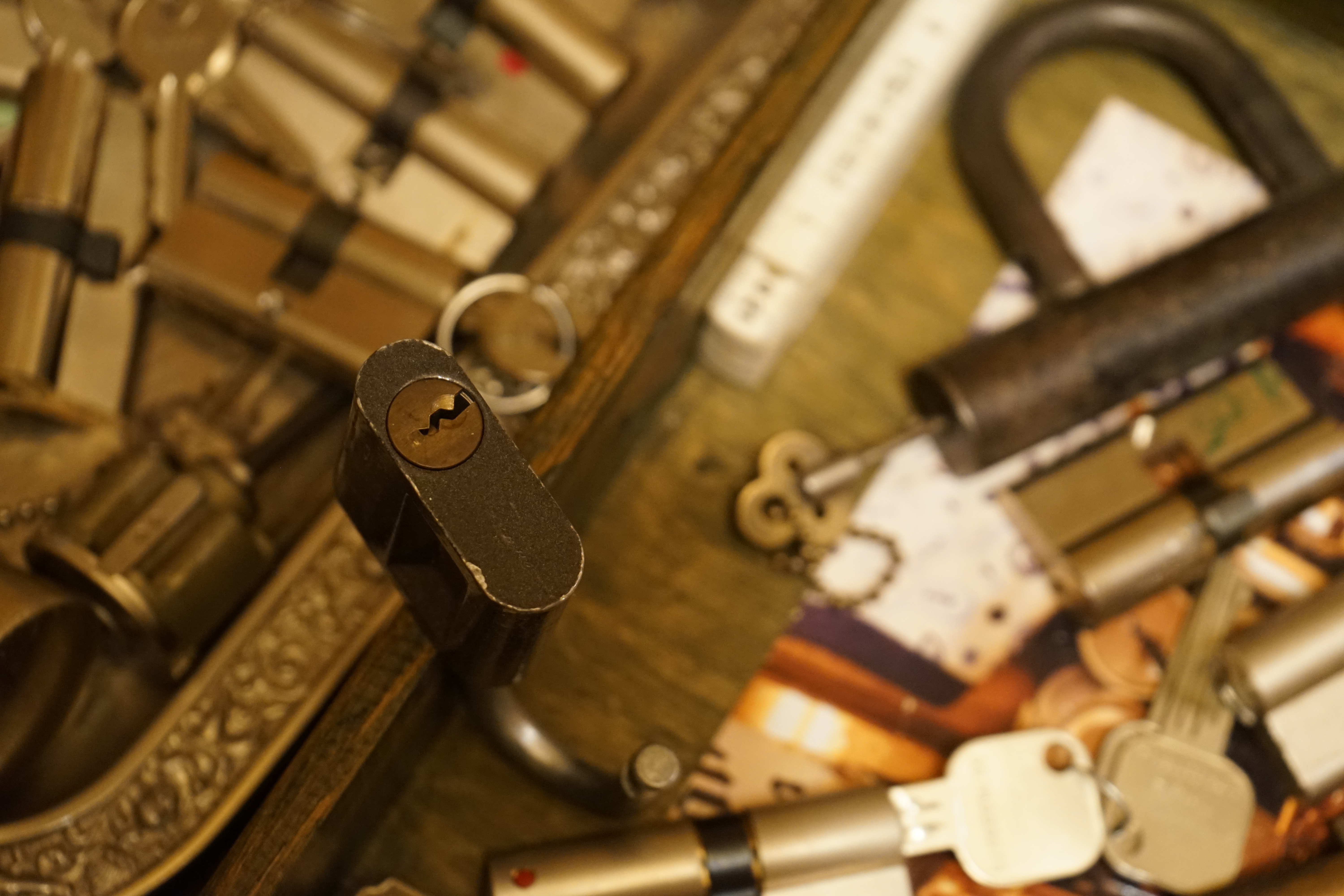 Fandom Wiki Arthur A. Bühl, Detektiv aus Hamburg, Profilbild, Lockpicking, Danke Dr. Ulrich Morgenrot, Velbert, Schlüsselregion, Schlüsselfest in Velbert, Forum Niederberg, Schlossmuseum, Schlüsselfest, Schlossherz, Hans Schell Collection, Martina Pall, Graz, Austria, Park Hotel, Brauhaus, BKS, Heiligenhaus, Wilka Schließtechnik, Silca, IHK, KFV, Errebi, Beschlag, Hersteller, ABUS, Arthur Bühl, Arthurmeister ®, Schlosssammler, Bühl Wappen, Bühl Flagge, Bühl Urkunde Patent, BKS, Arthur Meister, Porno Meister, Wernèry, Profilzylinder, Juke Box Arthurmeister You Tube, Buehl Logo, Cutaway Cilinder, Pfaffenhain, Demonstration Lockpicking, Schliesszylinder, Holland, Toool, Rohlinge zur Impression, zerstörungsfrei ohne Schlüssel, Schlüsseldienst, Soultrain, Philysound, TSOP, Es fährt ein Zug nach nirgendwo ! Arthur Bühl.de, Sicherheit, Performance Künstler. TILT, Flipper, einarmiger Bandit, Bally Wulff, Rotamint, Mad Monkey - Slot Machine, Spielautomat Merkur, Casino, Monte Carlo, Jackpot, Merkur Sonne, Jubilee, ROL-A-TOP, Old slot machine, Love Meter, Jet play, Looping the Loop Fürst, Münzschleuder, Astoria, Orakel Automat, Multi, Super Multi, Booster, Toool Lockpicking, Australia, E - Bay, Mein E - Bay, Uliton, Profilzylinder, ABUS, Bremicker und Söhne, Vorhängeschloss, Vorhängeschlösser, Vorhangschloss, Einbausicherung Korf, Raucher, Jesusmaster, Hasenstübchen, bunter Nachmittag, SEO Geister, Web Tüv, Jägermeister, Bild et Uschi, Doublebrain, Präsident, KI Tüv, Stasi, DDR, Himmelsschlüssel, Urkunde, Katalog Stasi, Signatur Bühl, Token, Amerikaner, fälschungssicher, Sicherheitstechnik, DOM, Muster, Kneipe, Eckkneipe, Gastwirtschaft, Wirtschaft, Portacenere, Musterspuren, Tresor, Jord Knaap, Tresoröffnung zerstörungsfrei, KJS, Schlossherz, Lockpickerherz, Pornomeister, Lockpicking Herz, Notöffnung beim Bunten Nachmittag, Arthur Bühl und die Jukebox im Hasenstübchen, einarmiger Bandit, Merkur, Sonne, Nachtjäger, 08 15, Der Goldene Schuss, Ali Baba und die Wunderschlösser, Wunderino, Padlock Collector, Rotalok, Protector junior, Bühl, Art, Kunst, Künstler, Kataloge, BÜHL, Kunstwerke Deutschland, Kunstprojekt Artothek, Arte, Meisterarte, Artworks, Conny Veit, Zwetschgenstadt Bühl, Tipico Games, Casino, online, Spielothek, Slotmagie, Susi Live, Gutscheincode, Erwin, Freispiele.