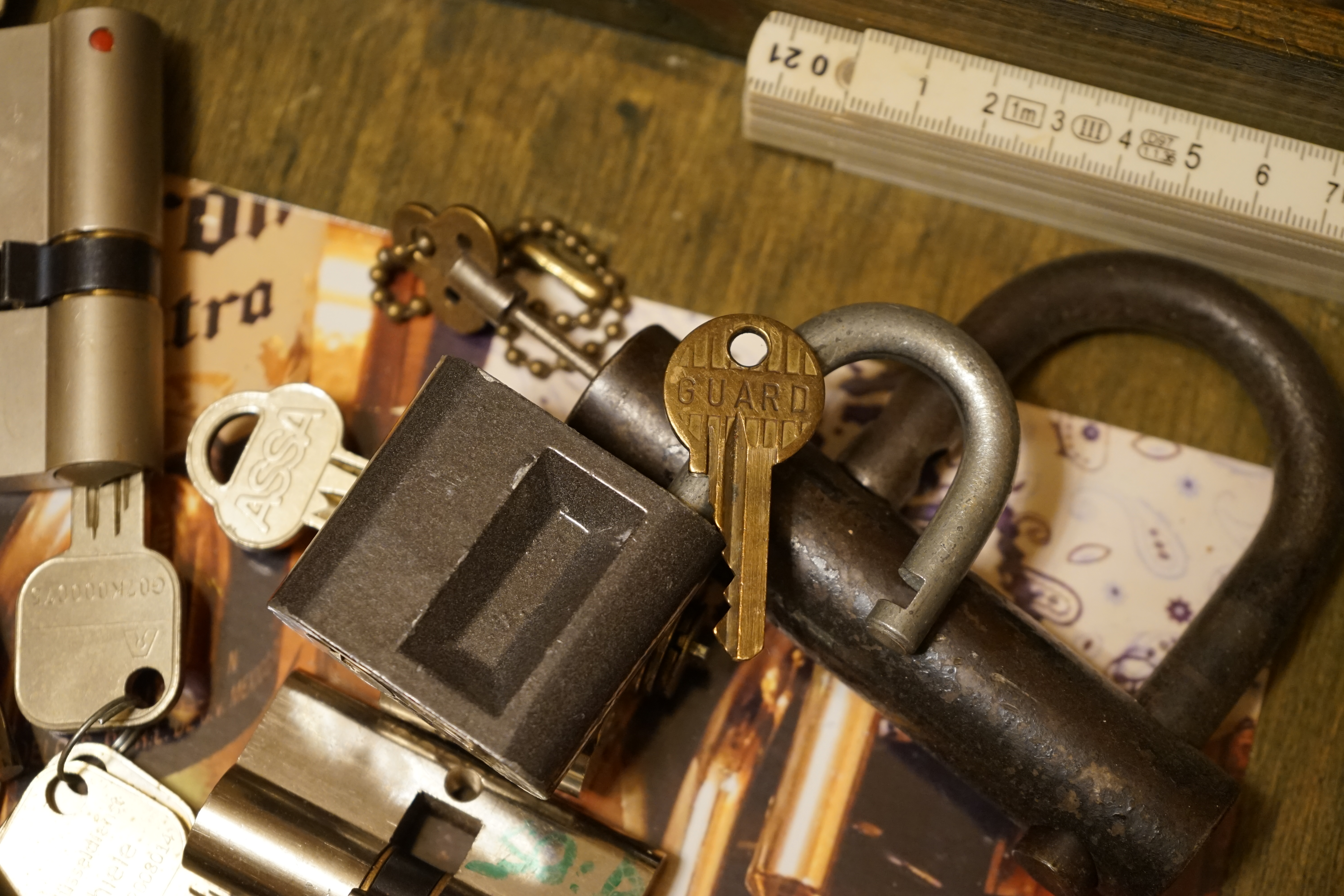 Zwetschge Mr. Smitz III ♥ 𝔄𝔯𝔱𝔥𝔲𝔯 𝔅ü𝔥𝔩, 𝔄𝔯𝔱𝔥𝔲𝔯𝔪𝔢𝔦𝔰𝔱𝔢𝔯® Mr. Smitz from Beverly Hills, USA, from the Playboy ring`s Arthur Bühl, Arthurmeister. Arthur is in the Hasenstübchen. Arthurmeister`s Jukebox play`s: You decoratet my Life. Mr. Smitz, I am not a Zwetschgenheini. You are a Maneater, an old Pflaumenfresser and a Pflaumenkernbeisser ! No, I am auch not Mr. Pflaumen Bühl ! Drink your Whisky slowly. In Germany is 11 a.m. " High Noon " and not Bunter Nachmittag. Yes, I am the Platzhirsch in our Rabbit, Bunny House. The Rock - Ola play`s: I can´t tell you why. Pinofrank trinkt Vino. Scholischek ruft: Sag dem alten Ami die Zeit von Andretti ist abgelaufen. Und eine von Scott Speed gibt es nicht. F1 Rudi ruft: Hockenheim is better than Indianapolis ! Radio-Eriwan.de von Mr. Arthur-Buehl@Radio-Eriwan.de, ges.gesch. dröhnt " Im Prinzip ja ", die Bühl er Zwetschgen sind sehr gut und süss. Arkadasch sagt die Erikli pasta von der Oma seiner Grandma ist perfekt. Giovanni palare prugna torta from the Grand Nonna is molto molto bene. No, No, Mr. Smitz, listen: The Mamsell from the Patsch Barracks buy the Zwetschgen from the Oma by the Vaihinger Wochenmarkt. She do the Zwetschgen without your plum Rock on one hundred pices of five Meter long Cake tray. All the GI`s from the Patsch and the Kelly eat this and say: Das schmeckt gut ! Der Scholischek ruft: Bühl, du alter Zwetschgenlutscher, ich fress nur Apfelkuchen. Mr. Smitz, you know Apple Cake ? My Geheimtipp for the Datschi is the Heslacher Waldheim. And i`ll give you another Tipp where i am going: to the " Schellenhof " , you know. This Stübchen work`s " Im Dienste der Gastlichkeit ". Yes, Yes, first Schnitzel und than Obacht; care: Zwetschgenpastete ! You know ! No Mr. Smitz, i am " Im Dienste der Wahrheitsfindung " unterwegs and i drink Kaffee. Mr. Smitz, you are besoffen. Yes, the UHU is also from the Stadt Bühl, Hermannstreet. No, No, you can`t with UHU stick a Pflaume. Du Depp. Uhu is für cheeky Amerikaner`s ! And don`t forget: The Zwetschgen Rock is: Pointer Sisters " Slow Hand ". No Mr. Smitz, this Whisky is not Pflaumenschnaps - this is Zwetschgenwater ! you know ! No, No, not like Helbing. Yes i know Amazon. No, they have no fresch Zwetschen for make Whisky. NO, No, bei Bühl is ab 21 Pflicht duty, You know ! Arthurmeister s Jukebox by You Tube play: The End of the World ! No, Giovanni, this Song ist not from Michael Jackson. It is from Skeeter Davis. Mr. Smitz, now is genug with the Gelaber. Yes I send you via Air Force from the Patsch Zwetschgen. They are called like a Spitz Name, you know Nickname of me: Schwäbischer Hengst ! No, only Woman has Pflaumen. The Rock - Ola play: Julio und Diana. " All of you !" So Mr. Smitz, now is Fofftein. Yes i make greetings for Friede Springer from the BILD et. Yes, Yes ! Arthurmeister`s Jukebox plays Pendergrass: Turn Off the Lights ! Asberry say: Tschüssing ! Vinofrank trinkt jetzt Helbing ! Die Glocke läutet ! Parole Emil, Sorte Schwäbischer Hengst !! Arthur-Buehl@Radio-Erwian.de, www.Radio-Eriwan.de is performed by the Performancekünstler Arthurmeister@Arthurmeister.de for the www.leporello.us, Mr.Smitz@Leporello.us SEO für heute: Arthur Bühl, Arthurmeister® Arthur ♥ Schwäbischer Hengst, Heini, Zwetschgen Hengst, Buhl, Artur, Buehl er, Zwetschge, Made in Germany, Born 1961, Sympathieträger, Google Earth, Mittelpunkt der Welt, Pflaumen, Arkadasch, Datschi, ♥ Martinameisterin, Cartomanze, Scholischek, " HIGH NOON ! ", ♥ ♥ Vokuhila, Friseur ♥ Parole Emil !