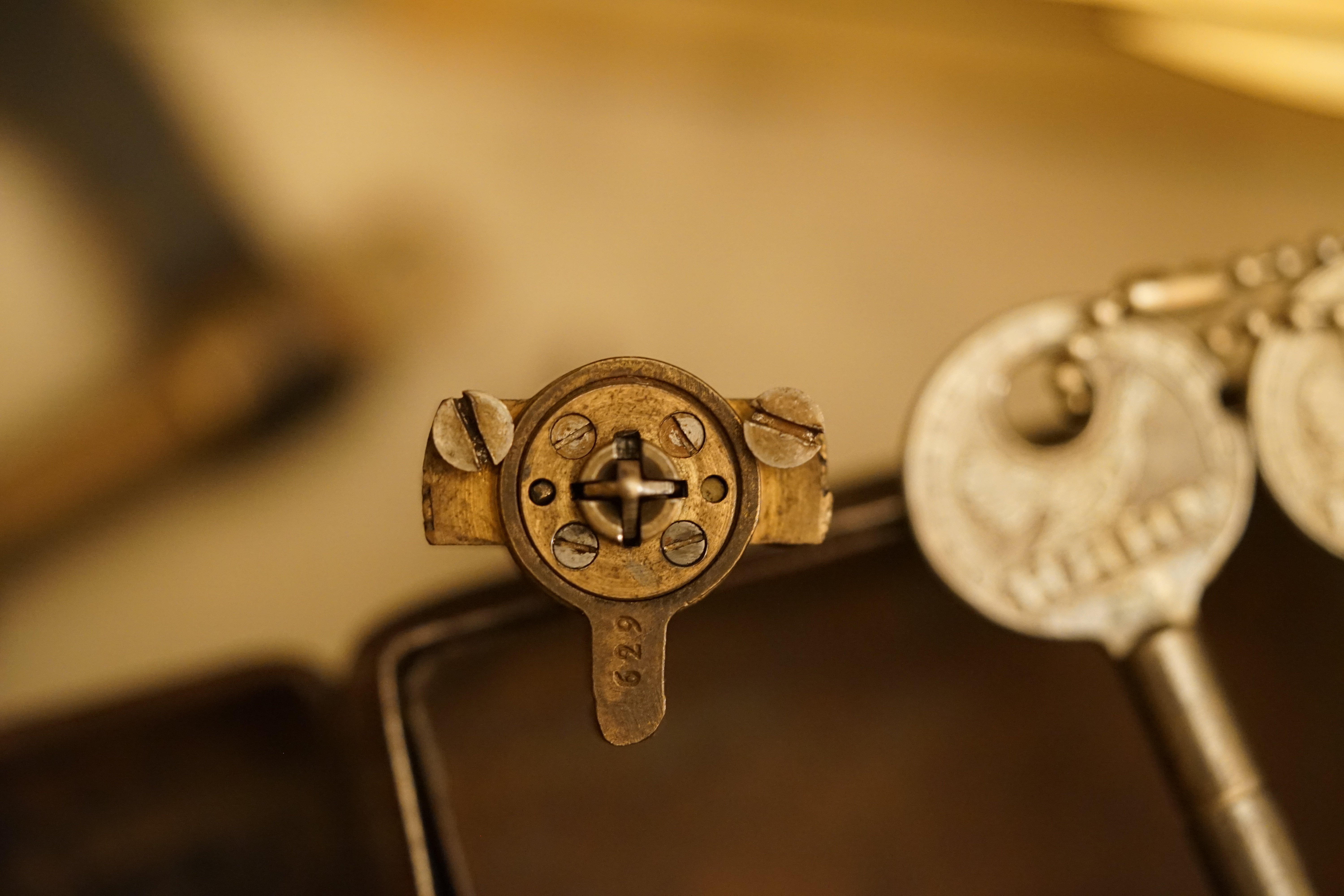 Bühl. Arthur Bühl. Der Sympathieträger ist in Stuttgart, Baden - Württemberg geboren. Der Detektiv lebt in HAM. H1 Text der SEO schreibt: 𝔄𝔯𝔱𝔥𝔲𝔯 𝔅ü𝔥𝔩, 𝔄𝔯𝔱𝔥𝔲𝔯𝔪𝔢𝔦𝔰𝔱𝔢𝔯® Bühl, Arthur, Jahrgang 1961, Made in Germany, Detektiv or Private Investigator how Mr. Smitz from the PLAYBOY, Beverly Hills, say`s. Yes Mr. Smitz i will send you the Photo Arthurmeister`s F 1, Jacket for your LeporelloUS. to your E - Mail Mr.Smitz@Mr.Smitz.us. Ok, Mr. Smitz. Mr. Smitz do you know what Google Earth is ? Take BÜHL Arthur, only by Google Earth, you know ? have done it ? Yes Google will show you my Panel superfast. Cool, Arthurmeister, cool. Yes Mr. Smitz, this can i do for you too ! Yes with SEO. Yes, yes, i have Arkadasch erklärt, sein Erikli pasta is not so genial. Der beste Zwetschgenkuchen, you know plum tart, is from the Stadt Bühl. Not laughing in the USA. Bühl is a City like my Name. And the People in this City called it: Zwetschgendatschi ! you know. This is the world best plumcake. Yes Datschi. Yes, Stadt Bühl is near Baden - Baden, the Casino, you know ! Yes. Baden-Württemberg. You must know there is since 1927 the traditionell Zwetschgenfest. And there ist the Zwetschgenkönigin ! Mr. Smitz, my Ur Ur Ur Ur Grandfather is born in Bühl. My Great Grand Grand Mother where also born in the town Bühl. Their profession was Zwetschgenpicker. Not Lockpicker, Zwetschgen / Plum Picker. And Rüttler. Oh, really ! Yes, Yes. And since this time the name of the family Bühl from the Stadt Bühl is: Yes you know - Buehl. Yes i will give Greetings from you to Mrs. Friede Springer from the Newspaper BILD et. Yes, the Elbphilharmonie is in Betrieb. OH, Mr. Smitz, greeting´s to you from Joe Asbbery, NBA, you know. Tomorrow we will meet us in the Hasenstübchen, our Rabbit Hall. For Lockpicking und Beer. Call you. Parole Emil ! In der Vitrine von Arthur Bühl, Arthurmeister® sind Schlösser, Padlocks, von HKR, ABUS, Binoxx BUGA, BKS, CES, DOM, EVVA, FEFI, Assa Abloy, Z Ikon, Kaba, Keso, ASSA, Winkhaus, Wilka, Trelock, Schmelting, Bode Panzer, Comet, Ancor Las, Drumm Geminy, Xylock, EMKA, SEA, Medeco, Mul-T-Lock, Cut away, ABUS Granit, Pfaffenhain, E*S, ESS, Nemef, BAB, Babelsberg, Stasi, Diskus, WMF, Tesa, Noch, Vachette, Cisa, Wally, Rielda, Mottura, Viro, FAI, GeGe, K + K, Fichet, Bode Panzer, Tresor, Bramah, Protector, Braun`s Patent, Walomatus, Arolds, Combination Lock, Yale, Master, American Lock, Tubular, China, Indien, Aligarh, Nepal, Thailand, Zahlenschlösser, Himmelsschlüssel und noch vieles mehr, vorhanden. Alle Schliesszylinder sind Übungsmaterial für das Lockpicking. Schlagschlüssel und so vieles mehr, sind auch dabei. Auch der Sputnik. Verschlagwortet mit: ♥ Vokuhila, Friseur ♥ Schwäbischer Hengst, Zwetschgen Heini, Bühl er, Zwetschge, Google Earth, Mittelpunkt der Welt, Martinameisterin, Cartomanze, Scholischek, " HIGH NOON ! ". ♥ Parole Emil ! Arthurmeister007@gmail.com https://media.wired.com/photos/59323075b8eb31692072e0db/master/w_1600,c_limit/arthur-buhl.jpg