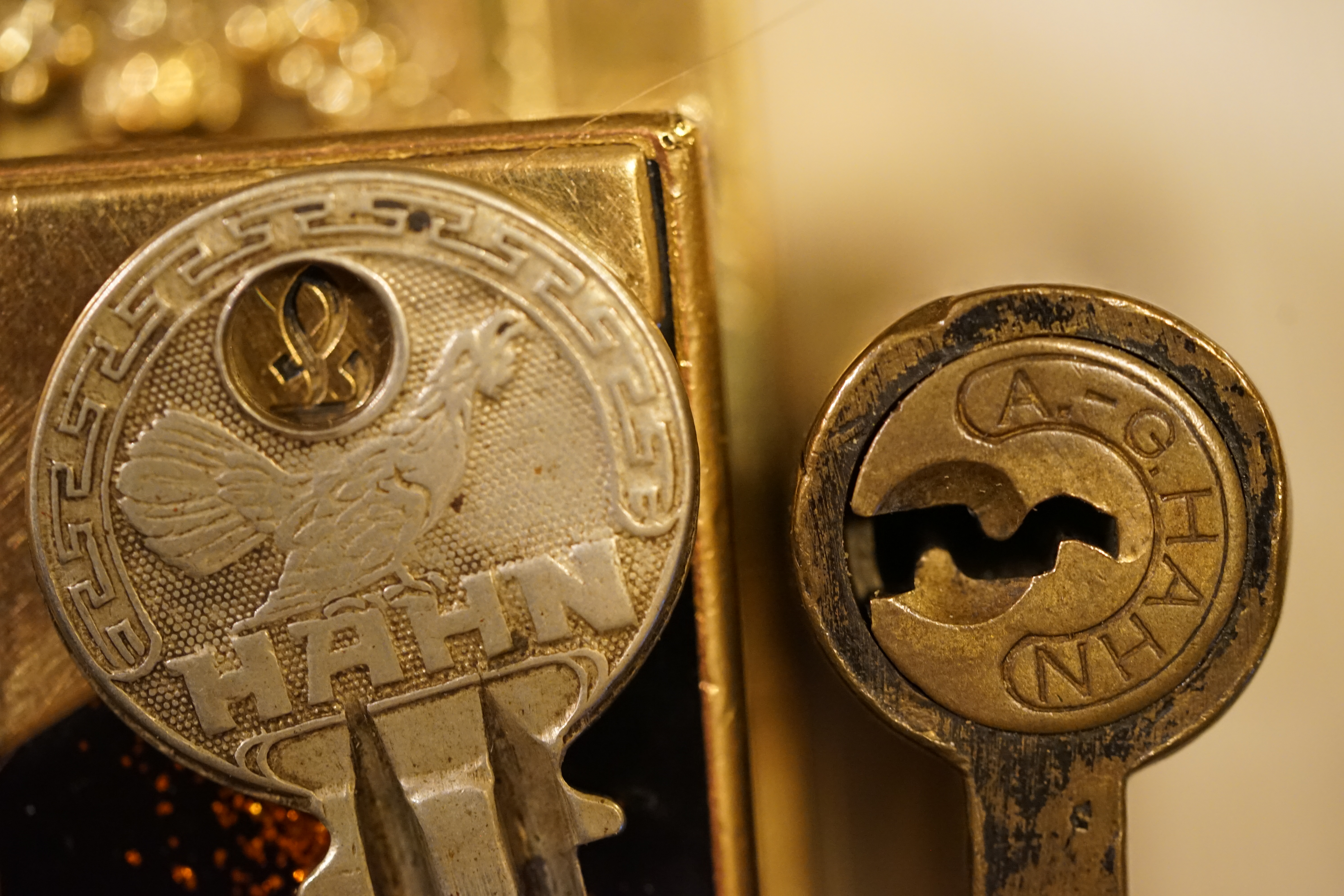 Bühl. Arthur Andreas Bühl. Hier ist die rasende Uschi von der Bild et und schreibt mit der neuen KI Arthurmeister den neuen SEO Text für 2025. Der Sympathieträger ist in Stuttgart, Baden - Württemberg geboren. Der Detektiv lebt in HAM, ist im Dienste der Wahrheitsfindung unterwegs, BUDEG. H1 Text der SEO schreibt: Hamburger knackte 1000 ( tausend ) Schlösser, Bild Zeitung, Performancekünstler, Xing, Arthurmeister `s Jukebox im Hasenstuebchen, You Tube, Slow Hand - Pointer Sisters, Joy Flemming. 𝔄𝔯𝔱𝔥𝔲𝔯 𝔅ü𝔥𝔩, 𝔄𝔯𝔱𝔥𝔲𝔯𝔪𝔢𝔦𝔰𝔱𝔢𝔯® VereinsWiki / Fandom, Arthur Bühl. Bühl, Arthur, Jahrgang 1961, Made in Germany, Detektiv or Private Investigator, Performancekünstler und Lockpicker aus Hamburg erzählt in seinem Leporello wahre Geschichten aus dem Hasenstuebchen, Bunny Hall, Stammtisch, Fuhlsbüttel. Kaba Days Im Europa Park Rust: Unternehmensschutz im Fokus, dorma kaba, Deutschland, praktische Vorführung von Arthur Buehl, Sportsfreunde. Koksa Vereinsauflösung taz Ein bisschen Ruhe bitte ! Arthur Bühl, der Weltbeste aus Stuttgart mit Wohnsitz im Lockpickermekka Hamburg ist auch Deutscher Meister. slideplayer: but Jesus is the only Masterwho can unlock the human soul. But there is another obvious difference between Arthurmeister and the " Jesusmeister " that connects today´s story to our lives. The tools that Arthur Bühl collected are mostly from the Stasi. Schlossherz, Lockpickererz, Pornomeister, Bühl Fahne, Bühl Wappen, UHU Linkedin Arthur Bühl, Arthurmeister, Präsident, Performance, Bundesverband für Detektive und Ermittler, Budeg. Arthur Andreas Bühl, EverybodyWiki Bios&Wiki, 27.03.61,Stuttgart, auch unter dem Pseudonym Arthurmeister bekannt, ist mehrfacher Deutscher Meister im Lockpicking. Koksa.Org Vereinsauflösung, Arthur Bühl, Arthurmeister, Tagesordnung, Mitgliederversammlung Arthurmeister`s Jukebox im Hasenstübchen by You Tube arthurmeister007, Schloßöffnung. Arthurbuehl@Arthurbuehl, X, Erfreulich ! Schlossindustrie und Elite rücken zusammen ! Verein, Sportsfreunde, Arthur Bühl, Erfahrung. FAZ.net Freizeit: Lockpickern bleibt nichts verschlossen - Doch der Beste der Besten hat alle schon besiegt: Der 42 jährige Kaufmann sitzt in Trachtenkleidung vor einer verrosteten alten Kiste. Preview Jesusmeister Homileticsonline, At the Dutsch open Lock Picking Championship, Arthur Bühl emerged as the champion. No one picks locks as well as he does. Arthurmeister Phila-Locksmith Arthur Bühl Lock Picking Legend, Mr. Bühl, tool, nl, Sneek. Unter Knackern, jungle.world. Welt.de Die Kunst Sclösser ohne Schlüssel zu öffnen, Vereins-Mitbegründer und Vize Präsident trägt seine Leidenschaft schon auf der Krawatte: Sie ist blau mit gelben Schlüsseln drauf. The Master Touch: Lockpicker in the world Arthur Bühl. He`s this six-seven German private Investigator. He has this. The international Competition Whre Master Lock-Pickers… Arthur Bühl, the Dutsch Open Lock-picking champion. Charles Graeber … Arthurmeister standing above them all, with a beer stein in one hand and a cigarette in …. Wired.com Securitylaboratories.org, Arthur Bühl. Phila-locksmith.com - Arthur Bühl Lock Picking Legend, can see intimidating man. Toool, LockCon. Arthurmeister. Hailing from Hamburg, he is among a legion of German lock picker who have estabished their country as one of the top producers of master lock pickers. Slate.com Lock Picking: a arte de arrombar cadeados - Nascido em Hamburgo, o alemao Arthur Bühl é provavelmente um dos nomes mais conhecidos do submundo do lock picking. Conhecido nesse Círculo… Sportsfreunde Slik hacka vi i Norge pa 90-tallet Arthur Bühl PlusPedia, Arthur Andreas Bühl, Legend taz.de Ein bisschen Ruhe bitte Arthur Bühl, der Weltbeste aus Stuttgart mit Wohnsitz im Lockpickermekka Hamburg .. Telefonbuch, Meisterschaften. Jungle.World - Da hat auch Arthur Bühl, genannt " Arthurmeister ", durchaus Chancen auf weitere Titel für seine große Sammlung. " Scheiße ", brüllt der aus … The Lock Busters, Charles Graeber, Schließzylinder, Lock Picking, metallpinnen. Spiegel, Lockpicker: Die schnellsten Schlossknacker Deutschlands. Arthur Meister Bühl, Arthurmeister, ist amtierender Deutscher Meister der Lockpicker. Sein Hobby: Schlösser öffnen - ohne Schlüssel natürlich. media.ccc.de Schlossöffnung bei der Staatssicherheit der DDR ArthurMeister erläutert das operative Vorgehen und die speziellen Werkzeuge zur Schlossöffnung, die von der Staatssicherheit der DDR ……. Flickr Arthurmeister / Oberalster VfW Meisterschaft, Ina Müller, Lockpicking Meister Arthur Picktools.de FoeBud.org Schloß-Öffnen ArthurMeister aus Hamburg, erläutert, wie die Staatssicherheit…. Vortrag Bielefeld. Schlösser knacken: So einfach geht es!!! Gemäß Arthur Meister legt der Verein großen Wert auf den selbstauferlegten Kodex, der sich so… ZDF Lockpicking Reportage Boston Magazine.com The joy Lock Club The Arthurmeister was one of the top lock pickers in the world, and Towne was just a kid,but to everyone`s surprise - most especially to… Lock Picking 101 toool.us live I did vote arthurmeister when i first saw the site bevor the discussion on it startet but only……. Zieh-Fix, E-Pick. Public Domain 147 Schloß-Öffnen ArthurMeister Bühl aus Hamburg, Gründungsmitglied…. Impressioning games Jos and Arthurmeister KOKSA Vereinsauflösung, Elite rückt zusammen. Aufsperrstunde ArthurMeister, ein Riesenkerl mit süddeutschem Akzent…. blogs.com Jesus, the Lock-Picker! - HOMILETICS - That might be a bit much, but nonetheless they call him the Arthurmeister! and then ther`s the JesusMaster, or Meister, if you will. if you….. Citywide RFID Master Arthurmeister Dezember / 2012 / SSDev Arthurmeister, Workshop, Barry Wels Herr Bühl sagt Danke ! xn-Arthur-bhl-heb.de Arthur Bühl, Detektiv aus Hamburg, Buehl, Siegel. Lockpickerherz.de Pornomeister.de Schlossherz.de Arthurmeister.de Linkedin Arthur Andreas Bühl ( Arthurmeister ) - Präsident - Von rechts nach links, Glück bringt`s. X. Linkedin, Detektiv aus Hamburg Acclaimed Lock Picker Explain the Art of Competive Locksport, Schyler Towne, Youtube, Arthurmeister, Gadget Hack. Key Cutting. Master Lock. Datenschleuder. Boston. Jägermeister. Demonstration not for Sale, Muster ohne Wert. Joe Asberry, Bouncing Joe. Angezettelt vom Fanclub. Radio-Eriwan.de Bildbeschreibung, Modula, SEO. Sympathietraeger. Im Prinzip ja, aber…. der Detektiv sei der Gärtner. Bunny Hall, B - Seite Jukebox. Schwarz, rot, gold. Bild Zeitung: Herr der tausend Schlösser. Zeiträuber. Streng vertraulich ! Fandom ! Boston. ABUS, Lock, security. Schlösser und Tresore von Ed Willis, The National Locksmith® - Guide to Modern Safe Locks by Mark Bates Tobias Locks, Safes and Security Markenanmeldung-Pornomeister-®-Praesident-Arthur-Buehl.jpeg Arthur-Buehl-Germany-Wappen-Arthurmeister007@gmail.com-Detektiv-Babyboomer-Sympathietraeger.png 𝔄𝔯𝔱𝔥𝔲𝔯-𝔅ue𝔥𝔩-Wappen-𝔄𝔯𝔱𝔥𝔲𝔯𝔪𝔢𝔦𝔰𝔱𝔢𝔯-®-Von-rechts-nach-links-Glueck-bringts-♥.gif 𝔄𝔯𝔱𝔥𝔲𝔯-𝔅ue𝔥𝔩-𝔄𝔯𝔱𝔥𝔲𝔯𝔪𝔢𝔦𝔰𝔱𝔢𝔯®-Arthur-Buehl-WebTuev®-ges.-gesch.-Die-E-Mail-lautet-Webtuev@WebTuev.de.png Arthur-A.-Buehl-Detektiv-aus-Hamburg-Arthurmeister®-Vitrine-Cut-Lock-veroeffentlicht-Xing-Linkedin-Facebook-Twitter-X.jpg Carsten Jasner, MUT PROBEN ! Das Leben ist tödlich. Aber es muß nicht sterbenslangweilig sein. In diesem Buch werde ich ab Seite 139 in dem Kapitel: Mut zur Lücke, Loch im Tresor. Todsichere Systeme und wie man sie knackt wie folgt beschrieben: Ein Mann mit Pferdeschwanz sitzt hoch konzentriert am Werktisch. Sein Blick ist ins Nichts gerichtet. Für das was er tut, braucht er seine Augen nicht, er sieht mit dem kleinen Stahlhaken zwischen seinen großen Fingern, mit denen er sich einen Weg in das Schicherheitsschloss bahnt. Er gleitet in die ölige Innenwelt, ertastet Wände, Widerstände, Ausbuchtungen. Er fühlt schließlich die genaue Position der Stifte, rastet einen nach dem anderen ein. Diese Momente, sagt der Zweimeter mann, seien " Vorboten zum Orgasmus " ! Arthur Bühl, von seinen zahlreichen Bewunderern " ARTHURMEISTER " genannt, ist einer der Besten bei den Sportsfreunden der Sperrtechnik, einem Verein in dem sich bundesweit rund fünfzehnhundert Mitglieder in sechzehn Ortsgruppen treffen, um in ihrer Freizeit Schlösser zu knacken. Ins Leben gerufen hat den Verein Arthur Bühl und sein Freund Steffen Wernèry, ein Mitbegründer des Caos Computer Club. Digital hacken oder analog knacken - für Wernèry gibt es da keinen Unterschied. Hier wie da treibt ihn der rebellische Reiz, Lücken im System zu finden, die Verkäufer als todsicher preisen. " Doch sicher ist nur, daß alles aufgeht " ! Dafür sort die Lust, die jeder kennt: Schatzkammern zu betreten, Geheimnisse zu entschlüsseln, Widerstände zu überwinden, Verbotenes zu tun, sich Zugang zu veerbogenen Ecken und Winkeln zu verschaffen. Die " Sportsfreunde " treibt diese Lust seit ihrer Kindheit um. Wernèry bog mit zwölf Jahren seinen ersten Dietrich aus einem Kleiderbügel und sperrte seine Lehrer ein. Der kleine Arthur bekam eine Ahnung von seinem Talent, als es ihm gelang, die Spardose schlüssel - und zerstörungsfrei zu entriegeln. Heute triumphiert er als mehrfacher Deutscher Meister im sogenannten Lockpicking, dem Öffnen von Schlössern unter Wettkampfbedingungen. Immerhin siebenundsechzig Jahre lang war das erste Sicherheitschloss der Welt tatsächlich ein Sicherheitsschloss. Der englische Tüftler Joseph Bramah, der so nützliche Dinge erfand wie eine Banknoten - Nummeriermaschine und eine Zapfanlage, die heute noch in britischen Pubs Bier in Gläser sprotzt, ersann 1784 ein Zylinderschloss, daß als unbezwigbar galt - bis 1851 ein professioneller Knacker nach sechzehn Tagen engagierten Stocherns das Ding öffnete. Dieser Akt war ein Schlüsselerlebnis in der Beziehung zwischen Mensch und Mechanik. Ein Sieg der lebendigen Sinne über ein sprödes System - zu einer Zeit, da die Gesellschaft sich dem stampfenden Rhythmus der Industrialisierung unterwarf und der Glaube an das Heil der Technik verdrängte. Lockpicking wurde zu einem populären Sport, der Helden schuf. In den dreißiger Jahren des 20. Jahrhunderts etwa gelangte ein Prister zu Weltruhm, weil er reihenweise sowohl als einbruchsicher gepriesene Tresore als auch " ausbruchsichere " Gefängnisschlösser entriegelte. " Der schwerste Schrank hat seine Schwächen, er läßt sich ohne Müh erbrechen " ! - diese alte Panzerknacker Weisheit hat nach wie vor Gültigkeit; sie hängt über den Köpfen der Hamburger Lockpicker. Arthurmeister braucht für handelsübliche Stiftschlösser, die fast jede Wohnungstür zieren, zwischen zehn Sekunden und fünf Minuten, je nach Hersteller. Bohrmuldenschlösser, die bei der Deutschen Post, auf Flughäfen und in Atomkraftwerken verwendet werden, sind vor ihm ebenso wenig sicher. Er nutzt dabei mechanische Ungenauigkeiten, winzige Spielräume, die sich bei der Herstellung nicht vermeiden lassen und zehnmal dünner sind als ein Haar. Ein paar Mal klickt es, der Meister dreht den Zylinder, streicht seine Haare zurück, steckt sich eine Zigarette an. " Tja " sagt er, " und wenn man dann das Schloss aufkriegt - das ist ein geiles Gefühl ! " Ich habe dann später den Jasner in Berlin angerufen. Bei dem Telefonat kam lediglich heraus er wüßte von dem Interview nichts mehr und wolle auch nichts mehr wissen. Da habe ich noch bemerkt, er hätte auf dem Lockpicking " Bunten Nachmittag " nicht so nerven brauchen, wenn er dann doch so einiges durch den " Tüddel " kriegt. Taged mit: Spiel nicht mit den Schmuddelkindern ! Verzwetschget mit: Bühl Arthur, Bühl Wappen, Bühl Fahne, Bühl Urkunde, Bühl Patent, Bühl achteck, Zwetschgenhengst, Zwetschgenfest, Meister Arthur, Bühler Zwetschge Arthur Andreas Bühl, Detektiv, Privatdetektiv, Hamburg,Germany, Siegel Ring. Legoland Billund SEO neu: Lockpicker im Einsatz, ASSA ABLOY. Lockpicker Herz patented by Arthur Bühl, Detektiv aus Hamburg öffnet zerstörungsfrei Assa Abloy. Kanaken, sägen, Künstlerin knackt Liebesschlösser, Jesus Master. Arthurmeister007@gmail.com Arthurmeister-Mastertouch@Arthurmeister-Mastertouch.de Arthurmeister-Slowhand@Arthurmeister-Slowhand.de ArthurBuehl@ArthurBuehl.de Arthurmeister@Arthurmeister.de Pornomeister@Pornomeister.de Schlossherz@Schlossherz.de Lockpickerherz@Lockpickerherz.de Mr.Smitz@Mr.Smitz.us Sympathietraeger@Sympathietraeger.com Arthur-Buehl@Arthur-Buehl.de Unzenziert@Unzenziert.de Hasenstuebchen@Hasenstuebchen.de Cartomanze@Cartomanze.de Martinameisterin@Martinameisterin.de Seogeister@Seogeister.de Seo-Geister@Seo-Geister.de Scholischek@Scholischek.de Web-Tuev@Web-Tuev.de Webseitentuev@Webseitentuev.de Zwetschgenhengst@Zwetschgenhengst.de Tresorherz@Tresorherz.de Legal1001@Legal1001.de Meisterkatze@Meisterkatze.de Endlich-Raucher@Endlich-Raucher.de EndlichRaucher@EndlichRaucher.de DoubleBrain@DoubleBrain.de Rappermeister@Rappermeister.de meisterArte@meisterArte.de Der-Aufmacher@Der-Aufmacher.de The-Opener@The-Opener.de Geiler-Schwanz@Geiler-Schwanz.de GeileVotze@GeileVotze.de ArthurAndreasBuehl@ArthurAndreasBuehl.de Arthur-Andreas-Buehl@Arthur-Andreas-Buehl.de Katzenveit@Katzenveit.de Schlosstaster@Schlosstaster.de Schnellauf@Schnellauf.de Securator@Securator.org Raucherherz@Raucherherz.de Leporello@Leporello.us Frauenwirt@Frauenwirt.de