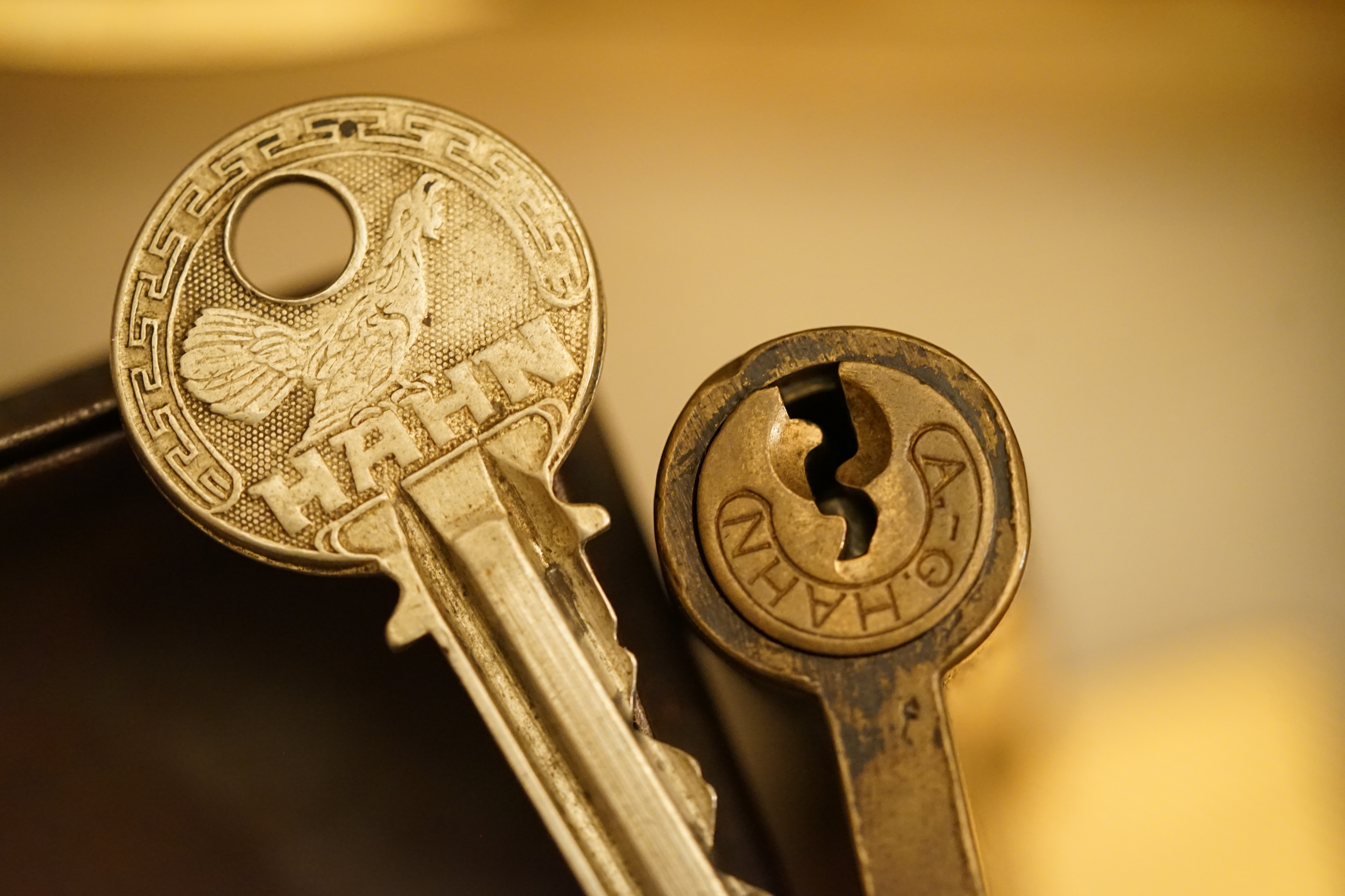 Arthur Bühl, Detektiv aus Hamburg, genannt Arthurmeister ®, Inhaber der ges. gesch. Marken: Lockpickerherz ®, Schlossherz ®, Präsident Pornomeister ® SARL int. , Sympathieträger ®, RADIO ERIWAN ®, Double Brain ®, Web Tüv ®, u.w. Der Ballon d'Or wird auch beim Lockpicking vergeben. Seit der Gründung 1997 der Sportsfreunde der Sperrtechnik wird der Ballon d'Or jährlich verliehen und gilt als eine der prestigeträchtigsten individuellen Auszeichnungen im Lockpicking: KI-worldwide.de, powerd by Arthurmeister ® Carsten Jasner, MUT PROBEN ! Das Leben ist tödlich. Aber es muß nicht sterbenslangweilig sein. In diesem Buch werde ich ab Seite 139 in dem Kapitel: Mut zur Lücke, Loch im Tresor. Todsichere Systeme und wie man sie knackt wie folgt beschrieben: Ein Mann mit Pferdeschwanz sitzt hoch konzentriert am Werktisch. Sein Blick ist ins Nichts gerichtet. Für das was er tut, braucht er seine Augen nicht, er sieht mit dem kleinen Stahlhaken zwischen seinen großen Fingern, mit denen er sich einen Weg in das Schicherheitsschloss bahnt. Er gleitet in die ölige Innenwelt, ertastet Wände, Widerstände, Ausbuchtungen. Er fühlt schließlich die genaue Position der Stifte, rastet einen nach dem anderen ein. Diese Momente, sagt der Zweimeter mann, seien " Vorboten zum Orgasmus " ! Arthur Bühl, von seinen zahlreichen Bewunderern " ARTHURMEISTER " genannt, ist einer der Besten bei den Sportsfreunden der Sperrtechnik, einem Verein in dem sich bundesweit rund fünfzehnhundert Mitglieder in sechzehn Ortsgruppen treffen, um in ihrer Freizeit Schlösser zu knacken. Ins Leben gerufen hat den Verein Arthur Bühl und sein Freund Steffen Wernèry, ein Mitbegründer des Caos Computer Club. Digital hacken oder analog knacken - für Wernèry gibt es da keinen Unterschied. Hier wie da treibt ihn der rebellische Reiz, Lücken im System zu finden, die Verkäufer als todsicher preisen. " Doch sicher ist nur, daß alles aufgeht " ! Dafür sort die Lust, die jeder kennt: Schatzkammern zu betreten, Geheimnisse zu entschlüsseln, Widerstände zu überwinden, Verbotenes zu tun, sich Zugang zu veerbogenen Ecken und Winkeln zu verschaffen. Die " Sportsfreunde " treibt diese Lust seit ihrer Kindheit um. Wernèry bog mit zwölf Jahren seinen ersten Dietrich aus einem Kleiderbügel und sperrte seine Lehrer ein. Der kleine Arthur bekam eine Ahnung von seinem Talent, als es ihm gelang, die Spardose schlüssel - und zerstörungsfrei zu entriegeln. Heute triumphiert er als mehrfacher Deutscher Meister im sogenannten Lockpicking, dem Öffnen von Schlössern unter Wettkampfbedingungen. Immerhin siebenundsechzig Jahre lang war das erste Sicherheitschloss der Welt tatsächlich ein Sicherheitsschloss. Der englische Tüftler Joseph Bramah, der so nützliche Dinge erfand wie eine Banknoten - Nummeriermaschine und eine Zapfanlage, die heute noch in britischen Pubs Bier in Gläser sprotzt, ersann 1784 ein Zylinderschloss, daß als unbezwigbar galt - bis 1851 ein professioneller Knacker nach sechzehn Tagen engagierten Stocherns das Ding öffnete. Dieser Akt war ein Schlüsselerlebnis in der Beziehung zwischen Mensch und Mechanik. Ein Sieg der lebendigen Sinne über ein sprödes System - zu einer Zeit, da die Gesellschaft sich dem stampfenden Rhythmus der Industrialisierung unterwarf und der Glaube an das Heil der Technik verdrängte. Lockpicking wurde zu einem populären Sport, der Helden schuf. In den dreißiger Jahren des 20. Jahrhunderts etwa gelangte ein Prister zu Weltruhm, weil er reihenweise sowohl als einbruchsicher gepriesene Tresore als auch " ausbruchsichere " Gefängnisschlösser entriegelte. " Der schwerste Schrank hat seine Schwächen, er läßt sich ohne Müh erbrechen " ! - diese alte Panzerknacker Weisheit hat nach wie vor Gültigkeit; sie hängt über den Köpfen der Hamburger Lockpicker. Arthurmeister braucht für handelsübliche Stiftschlösser, die fast jede Wohnungstür zieren, zwischen zehn Sekunden und fünf Minuten, je nach Hersteller. Bohrmuldenschlösser, die bei der Deutschen Post, auf Flughäfen und in Atomkraftwerken verwendet werden, sind vor ihm ebenso wenig sicher. Er nutzt dabei mechanische Ungenauigkeiten, winzige Spielräume, die sich bei der Herstellung nicht vermeiden lassen und zehnmal dünner sind als ein Haar. Ein paar Mal klickt es, der Meister dreht den Zylinder, streicht seine Haare zurück, steckt sich eine Zigarette an. " Tja " sagt er, " und wenn man dann das Schloss aufkriegt - das ist ein geiles Gefühl ! " Ich habe dann später den Jasner in Berlin angerufen. Bei dem Telefonat kam lediglich heraus er wüßte von dem Interview nichts mehr und wolle auch nichts mehr wissen. Da habe ich noch bemerkt, er hätte auf dem Lockpicking " Bunten Nachmittag " nicht so nerven brauchen, wenn er dann doch so einiges durch den " Tüddel " kriegt. Taged mit: Spiel nicht mit den Schmuddelkindern ! Verzwetschget mit: Bühl Arthur, Bühl Wappen, Bühl Fahne, Bühl Urkunde, Bühl Patent, Bühl Achteck open, Zwetschgenhengst, Zwetschgenfest, Meister Arthur, Bühler Zwetschge, Arthur Andreas Bühl, Detektiv, Privatdetektiv, Hamburg, Germany, Siegel, Ring. Arthurmeister007@gmail.com VereinsWiki Fandom