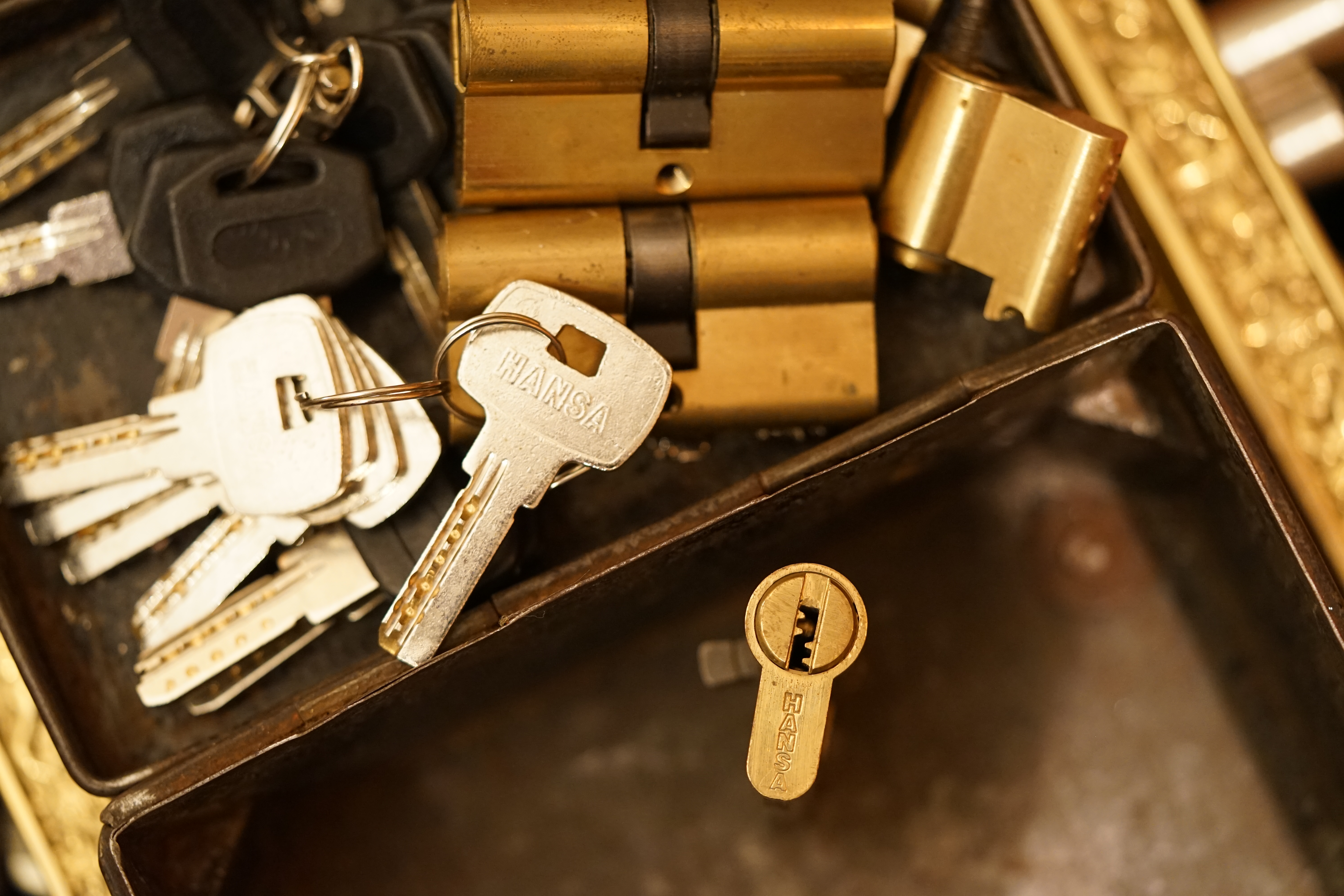 Fandom Wiki Arthur A. Bühl, Detektiv aus Hamburg, Profilbild, Lockpicking, Danke Dr. Ulrich Morgenrot, Velbert, Schlüsselregion, Schlüsselfest in Velbert, Forum Niederberg, Schlossmuseum, Schlüsselfest, Schlossherz, Hans Schell Collection, Martina Pall, Graz, Austria, Park Hotel, Brauhaus, BKS, Heiligenhaus, Wilka Schließtechnik, Silca, IHK, KFV, Errebi, Beschlag, Hersteller, ABUS, Arthur Bühl, Arthurmeister ®, Schlosssammler, Bühl Wappen, Bühl Flagge, Bühl Urkunde Patent, BKS, Arthur Meister, Porno Meister, Wernèry, Profilzylinder, Juke Box Arthurmeister You Tube, Buehl Logo, Cutaway Cilinder, Pfaffenhain, Demonstration Lockpicking, Schliesszylinder, Holland, Toool, Rohlinge zur Impression, zerstörungsfrei ohne Schlüssel, Schlüsseldienst, Soultrain, Philysound, TSOP, Es fährt ein Zug nach nirgendwo ! Arthur Bühl.de, Sicherheit, Performance Künstler. TILT, Flipper, einarmiger Bandit, Bally Wulff, Rotamint, Mad Monkey - Slot Machine, Spielautomat Merkur, Casino, Monte Carlo, Jackpot, Merkur Sonne, Jubilee, ROL-A-TOP, Old slot machine, Love Meter, Jet play, Looping the Loop Fürst, Münzschleuder, Astoria, Orakel Automat, Multi, Super Multi, Booster, Toool Lockpicking, Australia, E - Bay, Mein E - Bay, Uliton, Profilzylinder, ABUS, Bremicker und Söhne, Vorhängeschloss, Vorhängeschlösser, Vorhangschloss, Einbausicherung Korf, Raucher, Jesusmaster, Hasenstübchen, bunter Nachmittag, SEO Geister, Web Tüv, Jägermeister, Bild et Uschi, Doublebrain, Präsident, KI Tüv, Stasi, DDR, Himmelsschlüssel, Urkunde, Katalog Stasi, Signatur Bühl, Token, Amerikaner, fälschungssicher, Sicherheitstechnik, DOM, Muster, Kneipe, Eckkneipe, Gastwirtschaft, Wirtschaft, Portacenere, Musterspuren, Tresor, Jord Knaap, Tresoröffnung zerstörungsfrei, KJS, Schlossherz, Lockpickerherz, Pornomeister, Lockpicking Herz, Notöffnung beim Bunten Nachmittag, Arthur Bühl und die Jukebox im Hasenstübchen, einarmiger Bandit, Merkur, Sonne, Nachtjäger.