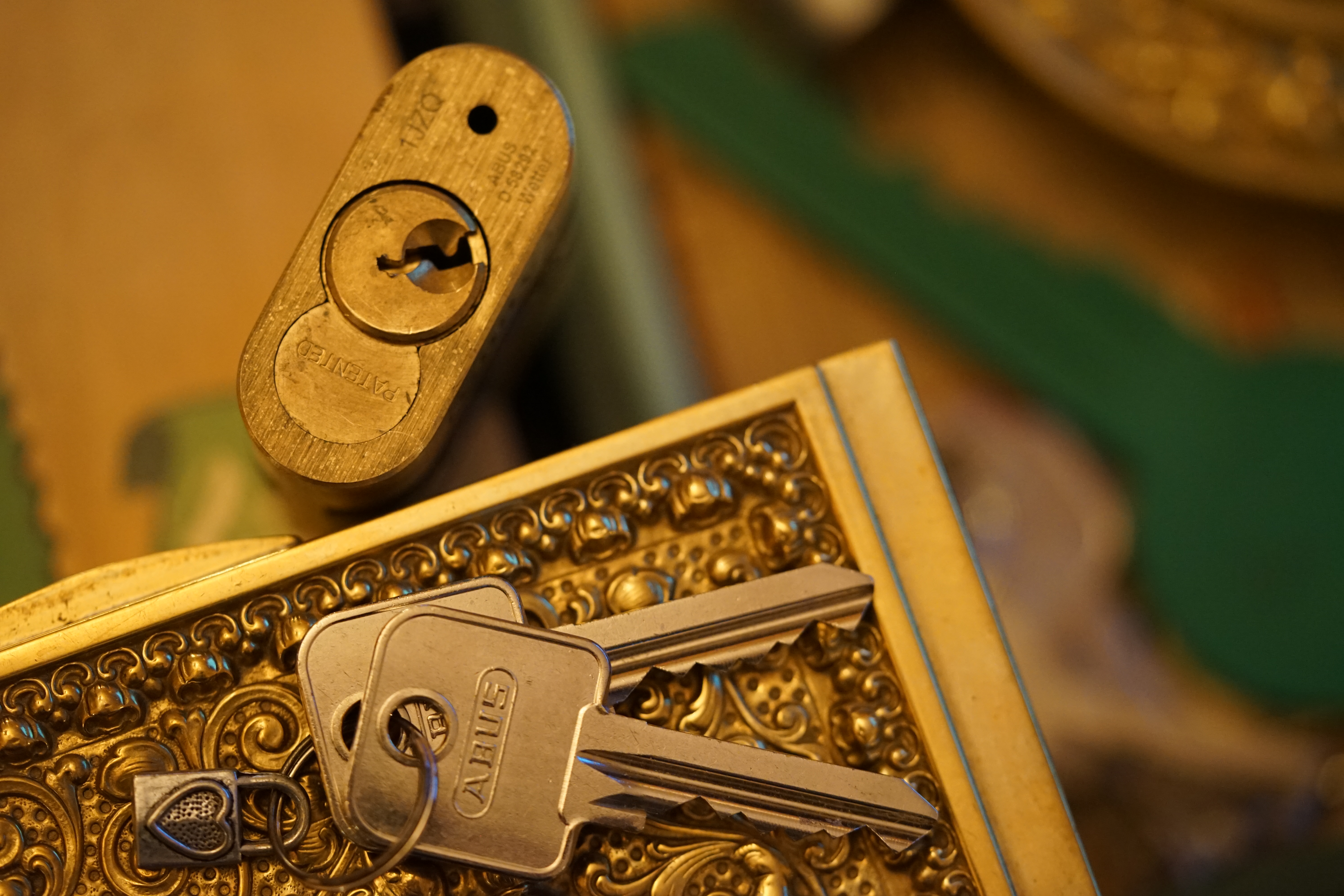 Bild et Uschi sitzt mit Arthurmeister und der Cartomanze, dem Schwerti und Bouncing Joe beim Lockpickerstammtisch im Hasenstübchen, Fuhlsbüttel. Arthurmeister spricht: Alle DOM geöffnet. Die Bild et Uschi, die rasende Reporterin gibt vor: Herr Bühl, nicht nur offen ist gut, sondern SEO und CONTENT und CONTENT und SEO und Google Token sind die Sprache ! Ich habe gerade mit deinem Freund Mr. Smitz, Beverly Hill`s telefoniert und vereinbart, daß unsere SEO Token mit den Google Token im Bunny Hall, her Rabbit House inhaltsgleich seien. 1 SEO Token = 1 GabiKo 1 Google Token = 1 BLEND 1 Arthurmeister ® Token = 1 mal schauen, wie der Detektiv sagen würde ! Arthurmeister spricht: Uschi, das mit den TOKEN ist auch so: Wer einen hat, der darf seine Kunst zeigen und deine Kunst will ja SEO und KI und Social Engineering und das BILD et Report`lern sein, wie ein DETEKTIV im Dienste der Wahrheitsfindung ! Deine SEO KUNST ist jetzt, wenn Du dich hinstellst, die wehrlosen, gepickten Schlösser und Schließzylinder ablichtest und eine SEO Leseprobe als Muster ohne Wert vom neuen Leporello ins Internetz einspinnst. Ja, genau, die mit der KI erstellten Social Engine Optimized Hasenstübchen Software. Hannenberger: Käppchen für unsere SEO Künstlerin Uschi und Stößchen für alle. Nein Joe, hier herrscht Bouncing Verbot ! Arthurmeister spricht und fragt: Uschi, hast Du bei dem Telefonat mit Mr. Smitz auch " inhaltsgleich " bedacht, das deren Amerikaner Token Autobahngold sind ! Ja, BLEND wie TOMBAK, einfachstes Blech bei dem nach wenigen Tagen die goldene Farbe abfällt. Amerikaner eben, ja genau ! I have a Choklite für aisch ! 𝔄𝔯𝔱𝔥𝔲𝔯 𝔅ü𝔥𝔩, 𝔄𝔯𝔱𝔥𝔲𝔯𝔪𝔢𝔦𝔰𝔱𝔢𝔯 ® JOE ASBERRY Hey Joe " Asberry ", ruft F 1 Rudi vom Tresen, Prost und Stößchen ruft Heike III zum Stammtisch. Die Jukebox spielt in voller Lautstärke Mr. Bojangles. Arthurmeister, der Sympathieträger hat bay the way mit einem ABUS Padlock Joe`s Michael Air Jordan`s Basketball bag gesichert ! Auch der Michael Jordan mußte hier im Hasenstübchen das Basketball bouncing Verbot akzeptieren. Formel 1 Rudi schreit: Bouncing darf und kann hier nur ein Michael Schumacher. Die Cartomanze meint, ein Ralf Schumacher auch ! Prost Weizen, Stößchen, Käppchen, ASBERRY !!! Die Jukebox by Youtube spielt " Slow Hand ". Joe, du rascal belehre uns nicht schon wieder. Wir sind hier in der Rabbit Hall and smoking is good for your drunken head. Prosit, Cheer`s, Salute, Gin Gin, altüst, sante` und Viva ! Hoch die Tassen ! Am Tresen läutet die Glocke. Der Rotamint der blinkt. Drei Tage war der JOE krank, jetzt trinkt und raucht er wieder. Gott sei Dank ! 𝔄𝔯𝔱𝔥𝔲𝔯 𝔅ü𝔥𝔩, 𝔄𝔯𝔱𝔥𝔲𝔯𝔪𝔢𝔦𝔰𝔱𝔢𝔯 ® High Noon, elevener Clock, Hasenstübchen, HAM. In der Jukebox spielt: Pointer Sisters - Slow Hand, und der Tresen grölt, Arthurmeister with the Mastertouch. A Lover whit the Easy Touch ! Nochmals " Asberry " ! Hier herrscht Basketball Bouncing Verbot ! Wir sind hier nicht bei der NBA und du wirfst keinen Korb ! Du triffst den Korb ja nicht einmal. Am Tresen läutet die Glocke: Helbing und Stößchen ! Hey Pony ! Heike V drückt in Arthurmeister`s Jukebox: Die Affen rasen durch den Wald. Arthurmeister ruft: Parole Emil. Formula One Rudi grölt: Bouncing Verbot ! Asberry hat Bouncing Verbot ! Weizen ! Joe fragt Arthurmeister: Arthur my Friend, i need for my Basketball Friends from the NBA a instruction of Lockpicking. Arthur lacht: only wenn Michael Air Jordan und Michael Schuhmacher mitmachen. Pelle schreit vom Tresen: Schuhmacher ist ein Kannister Kopf. Pino kann ihn gerade noch daran hindern Marmor Stein und Eisen bricht zu drücken. Joe wünscht sich: Teddy Pendergrass - Turn Off the Lights… Ja Joe, es ist möglich eine solche Schulung auszurichten. Hierzu muß ich bei der Firma Amazon weltweit Lockpicking Set`s und Lockpicking Zubehör wie weitere Hook`s, Snakes, Rake`s und Tension Wrenches besorgen. Vorführmaterialien wie cut away Zylinder und Übungsschlösser habe ich parat. Ich zeige den E - Pick, und führe dir die Pick - Gun vor. 1 Schuss. Du verstehst. Prost ! Weizen, Stößchen`s, und Helbing für alle. Asberry und Bühl umarmen sich ! Sympathieträger halt ! In der Jukebox spielt: Element of Crime - Mittelpunkt der Welt… See You tomorrow, wir besprechen alles weitere wie: How to pick a Car. 𝔄𝔯𝔱𝔥𝔲𝔯 𝔅ü𝔥𝔩, 𝔄𝔯𝔱𝔥𝔲𝔯𝔪𝔢𝔦𝔰𝔱𝔢𝔯 ® Next Day: High Noon at 11 fer Clock: Joe Asberry der alte NBA Bouncer betritt das Hasenstübchen, ( HAM ) his Rabbit Hall ! In Arthurmeister`s Jukebox spielt: Nein nicht Hey Joe, sondern Aloe Blacc - I Need a Dollar ! Arthur Bühl spricht: gerade habe ich mit Mr. Smitz telefoniert. Joe: Smith ist ein Sammelbegriff wie Meier. Mr. Smitz you know, he is the CEO of the Magazin Playboy - Beverly Hills. Ja und der ist mein Freund. Den kenne ich über die BILD et. We have a Telefon call. Der Mr. Smitz hat dann den Mr. Jeff Bezon, ja du weißt schon, den vom Amazon Lieferservice angerufen. Er hat ihm erklärt daß ich mit dem NBA Bouncer Joe Asberry in Sachen Lockpicking einen Workshop machen möchte. Die Glocke läutet: Weizen, Helbing und Pony`s ! F 1 Rudi schreit am Tresen: Joe, laß dir lieber erklären wie du Scott Speed das laufen beibringst. Am Tresen wird es lauter: Minardi, Minardi, wir gewinnen nie ! Scott Speed, der Name geht im Gelächter unter. Pelle schreit: der Schuhmacher ist ein Kanister Kopf. Arthurmeister meint: let Michael pass for the Champions Chip ! Arthurmeister`s Jukebox spielt exclusive für Joe: Sammy Davis jr. - Mr. Bojangles ! Also Joe, der Smitz hat beim Bezos von Amazon angerufen, wir wollen einen Lockpicking Practical Kurs meistern. Der Bezos ist dann ins Amazon Head Quarter gefahren. Nein, nicht im Uber. F 1 Rudi schreit: Der Bezos fährt Ferrari. Scholischek meint: Maybach ! Also Joe, der schaut jetzt im Amazon weltweit Lager wie viele Lockpicking Tools und Jigglers er hat. Auch Pickset`s. Er sieht auch nach wie viele HPC, 2000 er Hook`s er hat. Lockpicker Beginner Sets von Majestic und Starter Sets von Mr. Peterson sagt er, hat er Massenweise auf Lager. Arkadasch sagt, sein Schwippschwager vom Neff Cousin und dessen Freund in Berlin - Kreuzberg könnten auch solche Pick Werkzeuge und Spanner herstellen. Die haben genug Schwarz Arbeiter. Die Sympathieträger Bühl und Asberry prosten sich genüsslich zu. Weizen ! Die Cartomanze die alte Kartenlegerin meint sie könne auch spooxe anrufen. Der Noagerlzutzler meint: Ihr Deppen, auf Berlin mußt du jahrelang warten. Heike IV ruft Stößchen ! Der Pino Frank lallt: Die Rautenfotzen bleiben für immer in der zweiten Liga ! Joe ich bin mir sicher der hat auch Master bzw. Meister Lock`s. Die sind für eine Testrunde gut. Ja, die Dinger heißen Master Padlock ! OPEN ! Beer ! Nicht zu verwechseln mit Medeco ! Arthur läßt in der Jukebox im Bunny Hall TSOP spielen. The top Sound of Philladelphia ! Prost, Stößchen ! Pelle läutet auch die Glocke: Prost, Stößchen`s, Pony`s ! Dafür darf er auch für einen Heiermann: Heino - Caramba, Caracho ein Whisky drücken. Ja, Joe, aber kein Bouncing ! Der läßt die Sachen via Airforce Seattle to HAM liefern. Du weißt wie schnell Amazon liefert ! Sir Washi meint: Amazon sei so schnell wie Scott Speed. Alle lachen: Wenn er nicht wieder in die Mauer fährt ! 𝔄𝔯𝔱𝔥𝔲𝔯 𝔅ü𝔥𝔩, 𝔄𝔯𝔱𝔥𝔲𝔯𝔪𝔢𝔦𝔰𝔱𝔢𝔯 ® 11.30 High Noon im Hasenstübchen. Der Hannenberger hat die Frikadellen fertig. Senf kommt aus dem Glas. In Arthurmeister`s Jukebox spielt: Santana - Fleur da Luna. Am Stammtisch diskutieren Bühl und Asberry über Lockpicking und Präsentationen: Arthurmeister erhält einen Anruf über die 007. OH, Mr. Smitz, nice to hear you from Beverly Hill`s. OH, What ! The Airplane from Jeff Bezos, Amazon is on HAM landed ! YES, Mr. Smitz, nice to hear this Song. Slowly Arthurmeister: There is a little Problem with the Custom. Mr. Smitz ! this is not really a Problem. HAM is four Minutes from the Hasenstübchen away. I will send Taxi - Dieter. He knows there a Hintereingang, a Backdoor, you know ! I call you back. Yes, yes, Außer Regen nicht viel gewesen. Greetings to Mr. Bezos. Tell him thank you for the Support. From Stammtisch too. Arthurmeister`s Jukebox spielt: Rucki - Zucki ! Die Frikadellen vom Hannenberger schmecken jetzt auch ohne Senf. Prost, Stößchen, Weizen, Helbing und für den Noagerlzutzler ein frisches vom Faß. Die Jukebox spielt: Die Five Tops - Warte auf das Glück ! 2 Stößchen später kommt Taxi Dieter zurück in den Bunny Hall ! Oh, OH, der Zoll, eH ! Als die mich gesehen haben war der Fisch geschuppt. Die haben mir beim Einladen geholfen. 5 Pakete a`50 Kilo ! Eine viertel Tonne. Ich durfte auch den Zoll zum Lockpicking Event einladen. Tragen helfen !! Stößchen, Pony, nö, heute Käppchen ! Die Jukebox spielt: Element of Crime - Am Ende denk ich immer nur an dich ! Mr. Smitz ! you are the best ! Greetings to all Smith in the USA. Yes, Yes, Mr. Smitz, Yes. I make greetings to Friede Springer from the BILD et; Ronzheimer too. Yes, Yes, und greetings for Mrs. Quandt. If Bezos will, i can show him on the Lockpicking Demonstration how easy he can pick a BMW whit a Key Blank. Yes, Yes, Mr. Smitz ! 3 Seconds ! OFFEN, OPEN, APERTO ! schreit Giovanni und will Chianti. Bei Fiat und Ferrari Modellen ist es so ähnlich. Bei manchen brauchst du aber ein polito, ja, Nagelfeile. Prost Chianti. Yes Mr. Smitz, die Ring bell`s, Hells Bells, die Glocke klingelt, you know ! We call in time. F 1 Rudi schreit: Hülkenberg ! Giovanni schreit: Giacomo Agostini ! Joe schreit: Scott Speed ! Arthurmeister`s Jukebox spielt: The Pointer Sisters - SLOW HAND, Arthurmeister the lover with the Mastertouch ! Arkadasch bekommt von Bühl Raki ericli Plum, Sorte Schwäbischer Hengst ! Prost Zwetschgenkönigin ! Notiz: Alle SEO Texte wurden mittels einer ♥ KI Hasenstübchen SEO SOCIAL ENGINE OPTIMIZED ( Künstliche Intelligenz ) der Firma Doublebrain ®, ( ges. gesch. DPMA, Berlin, Reg.-Nr. 302022224017 ) ( Die E - Mail lautet: Doppelhirn@Doublebrain.de ) ( KI-Worldwide.de ) und doppeltem Helbing aus dem Leporello: " Arthurmeister Bühl und Bouncing Joe Asberry im Hasenstübchen ", generiert. Die Jukebox spielt: Loredana Bertè - E la luna bussò. Der Reggae Auftakt ! ♥ 𝔄𝔯𝔱𝔥𝔲𝔯 𝔅ü𝔥𝔩, 𝔄𝔯𝔱𝔥𝔲𝔯𝔪𝔢𝔦𝔰𝔱𝔢𝔯® Verschlagwortet mit unserem SEO Kartell: Arthur Bühl, Detektiv, the dutch open Lockpicking Champion ! From WIRED. ÖFFNUNG OHNE SCHLÜSSEL, Linkedin Joe Asberry, NBA, Twitter X. Basket Ball Bouncing Verbot, Arthurmeister, Raucher, Roth - Händle, Stadt Lahr - Bühl, Schwarzwald, Black Forest, Rotkäppchen you know Mr. Smitz, Sorte Schwäbischerhengst de is großfruchtig und süss wie UHU. Buhl er Zwetschge. No, only woman has Pflaumen ♥ Wappen Arthur Andreas Bühl, Flagge ! Wilhelm Busch ♥ weiter verzweschget mit unserem SEO Kartell: Arthur Bühl, Arthurmeister® Arthur ♥ Schwäbischer Hengst, Buhl, Zwetschgen Heini, Arthur Bühl Wappen, Fahne, Buehl er Zwetschge, Made in Germany, Born 1961, Sympathieträger, Google Earth, Mittelpunkt der Welt, Pflaumen, Arkadasch, Datschi, ♥ Martinameisterin, Cartomanze, Scholischek, " HIGH NOON ! ", ♥ Vokuhila ♥ Parole Emil ! und mit allen weiteren feiernden Amigo`s.