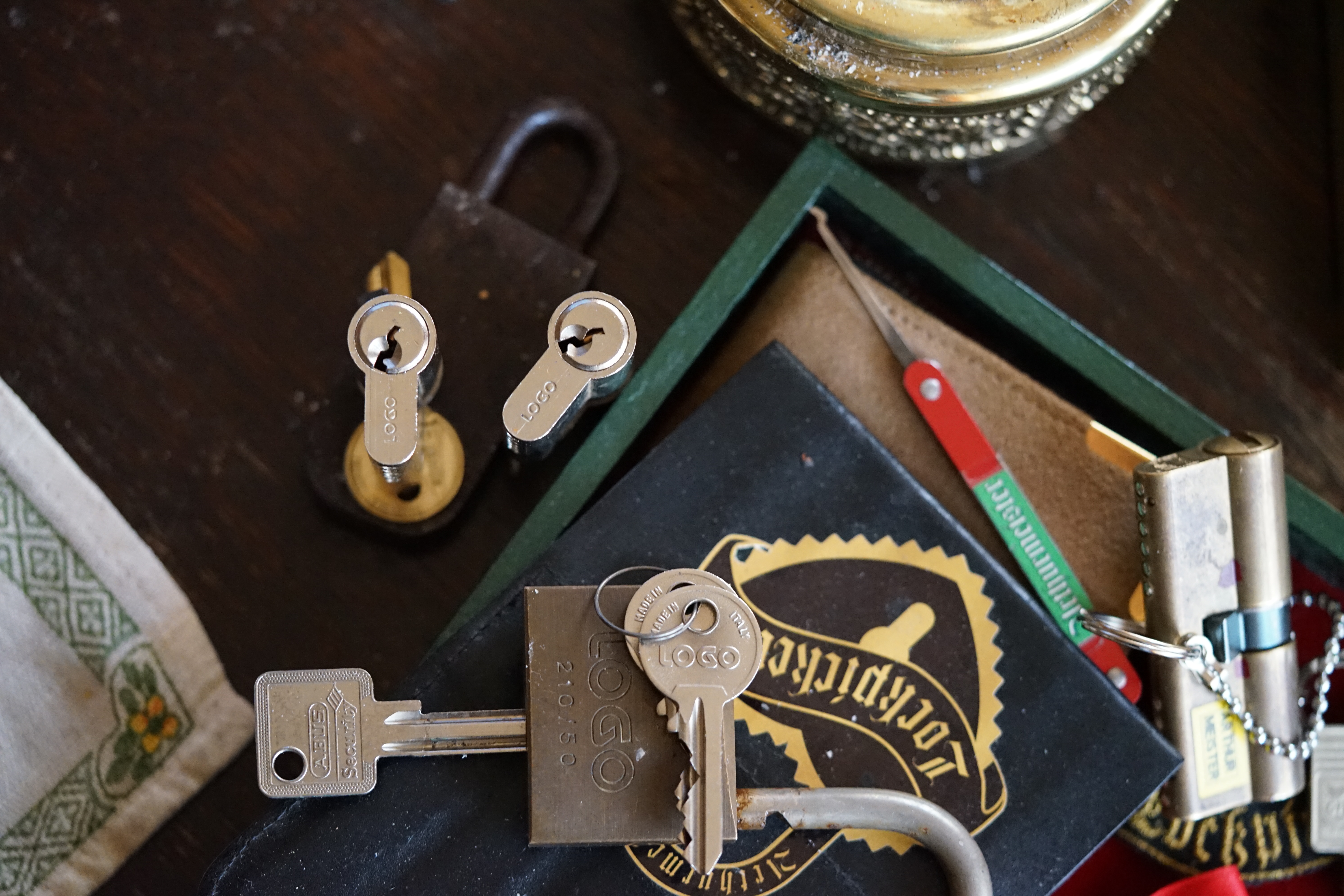 SEO Arthur Bühl, JOE ASBERRY und die B - Seite Arthurmeister`s Jukebox im Hasenstübchen am Hasenberge, Fuhlsbüttel ( HAM ) Hey Joe " Asberry ", ruft F 1 Rudi vom Tresen, Prost und Stößchen ruft Heike III zum Stammtisch. Die Jukebox spielt in voller Lautstärke Mr. Bojangles. Arthurmeister, der Sympathieträger hat bay the way mit einem ABUS Padlock Joe`s Michael Air Jordan`s Basketball bag gesichert ! Auch der Michael Jordan mußte hier im Hasenstübchen das Basketball bouncing Verbot akzeptieren. Formel 1 Rudi schreit: Bouncing darf und kann hier nur ein Michael Schumacher. Die Cartomanze meint, ein Ralf Schumacher auch ! Prost Weizen, Stößchen, Käppchen, ASBERRY !!! Die Jukebox by Youtube spielt " Slow Hand ". Joe, du rascal belehre uns nicht schon wieder. Wir sind hier in der Rabbit Hall and smoking is good for your drunken head. Prosit, Cheer`s, Salute, Gin Gin, altüst, sante` und Viva ! Hoch die Tassen ! Am Tresen läutet die Glocke. Der Rotamint der blinkt. Drei Tage war der JOE krank, jetzt trinkt und raucht er wieder. Gott sei Dank ! In der Zwischenzeit haben Mittrinker an der neuen Jukebox B - SEITE im Hasenstübchen eine Bass - Boom - Boom - Box angeschlossen. In voller Lautstärke sind jetzt Sounds wie I Love America von Patrick Juvet, Pointer Sisters - Slow Hand, Bryan Ferry - Don`t stop the Dance, UB 40 - Kingston Town, Jimmy Sommerville - To love somebody, Bob Marley & The Wailers - Jammin, Shaft - Isaac Hayes - The Late Show with David Lettermann zu hören. Heike !! drückt dann Roberto Blanco - Der Puppenspieler. Schwerti hält mit Amanda Lear - Queen of China - Town, dagegen. F 1 Rudi drückt: Element of Crime - Delmenhordt und ein weiteres von Element of Crime - Am ersten Sonntag nach dem Weltuntergang. Sir Washi drückt unsere Ina Müller - Sowas passiert mir heut nicht mehr und Roger Wittaker - Du wirst alle Jahre schöner ! Prost ! Rotkäppchen, Stößchen, Hallöchen ! Rudi mein Ralalla. Jetzt kommt unsere Disco Fraktion an die Reihe. Der Auftackt: Gary Low - La Colegiala, Bobby O - She has the way, Bonny M. Sunny. Die ersten Gäste im Hasenstübchen fangen an zu tanzen. Whre do i Begin - Love Story 1971, Dionne Warwick - Heartbreaker, Sweet Sensation - Sad sweet dreamer, und natürlich Lobo - I`d Love You To Want Me - Top Pop wurden in Folge gedrückt. Immer diese Drücker: Bad Boys Blue - You`re a Woman 1985, Pointer Sisters - I´m so Excited Live, Lipps Inc. - How Long, Chic - Le Freak folgten. Die Glocke läutet - die Gläser klingen. Der Hannenberger freut sich. Auf der dieser Party wird jetzt in der Juke Box B - Seite die Musik von: Duck Sauce vs Boney M - Barbara Streisand Go Home VIVA DISCO MIX, Pargo - You And Me, Telex - Moskow Diskow, TEQUILA - BO BOSS, Geil - Bruce & Bongo gespielt. Die Glocke am Tresen läutet wieder: Parole Freibier ! Electrica Salsa OFF, Space - Magic Fly, Neja - Restless - Bum Bum Radio Edit, bringen richtig Stimmung in die Bude. Heike will unbedingt ihren GAZEBO - Masterpiece in der 12" Version hören. My Heart Goes Boom in der Xrended Club Version, das FPI Project - Rich in Paradiese - Going Back To My Roots, Boys Town Gang - Can`t Take My Eyes Of You und Evelyn Thomas mit High Energy bringen weitere Performace ! Pony´s und Weizen. Fassbier, Freibier, Helbing ! und GabiKo. Der Eintieg erfolgt wieder bei: Sister Sledge - All American Girls, Bumblebee Unlimited - LADY BUG, Gary Low - You ar danger in der Extended Version von 1982 und Camouflage - Love is a shield. Prost und Prösterchen: bei Alle Farben & ILIRA - FADING wird auf den Bänken getanzt. Natürlich auch noch bei P. Lion - Happy Children und Girlie - Girlie von Sophia George. Bei Sandra - Little Girl gehen die ersten in den Nebenraum. French Affair - SEXY ! Philly Vanilli - Viagra Sex Machine, Marvin Gaye - Sexual Healing lassen Hannenberger das gezapfte in den Nebenraum bringen. Hannenberger schwitzt ! Die Glocke läutet: Umsatz ! Gary Moore - This Flight Tonight, Golden Earring - Radar Love und GIANNA NANNINI - AMERICA läuten eine weitere Runde ein. Schwerti und Bouncing Joe Asberry sind am rocken: Led Zepplin - Stairway To Heaven Live, IRON BUTTERFLY - IN A GADDA DA VIDA ! Bier, mehr Bier ! am besten Freibier ! Der Song: The Doors - Light My Fire verlangt nach mehr Bier. Bei unserem Willy DeVille - Heaven Stood Still schauen die Säufer in den Spiegel. Bei Diana Ross mit: Touch Me In The Morning will aber keiner aufwachen. Pony`s und Stösschen`s ! Nachher um 11.00 ist wieder High - Noon ! Dann geht`s von vorn los: SLOW HAND und ARTHURMEISTER MASTERTOUCH ! Heute schlägt der Noagerlzutzler zusammen mit dem Arkadasch den SEO vor: Balla coi miti, Tanz mit den Legenden, Grüße an Radio Sabbia nach Riccione / Italy in die Via Veneto 3, I 47 838 Riccione. Luigi del Bianco !!! APERTO !!! Der F 1 Rudi schreit: Helbing ! Arthur du mußt noch Bild ungsfern, schwupp di wupp - OFFEN, Musik, Music, Arthur Meister poke arround Houdini, Telefon, Telefonbucheintrag, gelbe Seiten, örtliche, MUT PROBEN, Carsten Jasner, Das Leben ist tödlich. Aber es muß nicht sterbenslangweilig sein ! Tazelwurm schreit Pelle Pelz. Heinz Schenk, Käffchen und Schnittchen werden noch genannt. Der Och will das auch Bettnässer und mit zweifelhafter Hygiene hier steht. Der Scholischek darf sich zu Wort melden: Biene Maja, getestet, TÜV, DEKRA, FRISEUR ! CARAMBA ! Verschlagwortet mit: Arthur Bühl, Detektiv, the dutch open Lockpicking Champion ! From WIRED. ÖFFNUNG OHNE SCHLÜSSEL, Linkedin Joe Asberry, F 1 Rudi, Heike IV, Stößchen, Sir Washi, Nachläufer, Skat, Twitter X. Basket Ball Bouncing Verbot, Arthurmeister, Raucher, Roth - Händle, Stadt Lahr - Bühl, Schwarzwald, Black Forest, Rotkäppchen you know Mr. Smitz, Sorte Schwäbischerhengst.de is großfruchtig und süss. Buhl er Zwetschge. No, only woman has Pflaumen ♥. Wilhelm Busch ! Verschlagwortet mit: Arthur Bühl, Detektiv, the dutch open Lockpicking Champion ! From WIRED. ÖFFNUNG OHNE SCHLÜSSEL, Linkedin Joe Asberry, Twitter X. Basket Ball Bouncing Verbot, Arthurmeister, Raucher, Roth - Händle, Stadt Lahr - Bühl, Schwarzwald, Black Forest, Rötkäppchen you know Mr. Smitz, Sorte Schwäbischerhengst.de is großfruchtig und süss. Buhl er Zwetschge. No, only woman has Pflaumen ♥. Wilhelm Busch 𝐋𝐞𝐠𝐨 𝐁𝐢𝐥𝐥𝐮𝐧𝐝 𝐋𝐞𝐠𝐨𝐥𝐚𝐧𝐝 𝗩𝗲𝗿𝘀𝗰𝗵𝗹𝗮𝗴𝘄𝗼𝗿𝘁𝗲𝘁 𝗺𝗶𝘁: 𝗔𝗿𝘁𝗵𝘂𝗿 𝗕ü𝗵𝗹, 𝘁𝗵𝗲 𝗗𝘂𝘁𝘀𝗰𝗵 𝗼𝗽𝗲𝗻 𝗟𝗼𝗰𝗸𝗽𝗶𝗰𝗸𝗶𝗻𝗴 𝗖𝗵𝗮𝗺𝗽𝗶𝗼𝗻 ! 𝗙𝗿𝗼𝗺 𝗪𝗜𝗥𝗘𝗗. Ö𝗙𝗙𝗡𝗨𝗡𝗚 𝗢𝗛𝗡𝗘 𝗦𝗖𝗛𝗟Ü𝗦𝗦𝗘𝗟, 𝗟𝗶𝗻𝗸𝗲𝗱𝗶𝗻, 𝗧𝘄𝗶𝘁𝘁𝗲𝗿 𝗫. 𝗟𝗲𝗴𝗼 𝗕𝗶𝗹𝗹𝘂𝗻𝗱 Verschlagwortet mit: Arthur Bühl, the Dutsch open Lockpicking Champion ! From WIRED. ÖFFNUNG OHNE SCHLÜSSEL, Linkedin, Twitter X. 𝔄𝔯𝔱𝔥𝔲𝔯 𝔅ü𝔥𝔩, 𝔄𝔯𝔱𝔥𝔲𝔯𝔪𝔢𝔦𝔰𝔱𝔢𝔯® Verzwetschget mit: ♥ Vokuhila, Friseur ♥ Schwäbischer Hengst, Zwetschgen Heini, Bühl er, Zwetschge, Google Earth, Mittelpunkt der Welt, Martinameisterin, Cartomanze, Scholischek, " HIGH NOON ! ". ♥ Parole Emil ! SEO LOTTO 𝔄𝔯𝔱𝔥𝔲𝔯 𝔅ü𝔥𝔩, 𝔄𝔯𝔱𝔥𝔲𝔯𝔪𝔢𝔦𝔰𝔱𝔢𝔯® Verschlagwortet mit: Arthur Bühl, Arthurmeister® Arthur ♥ Schwäbischer Hengst, Buhl, Zwetschgen Heini, Artur, Buehl er, Zwetschge, Made in Germany, Born 1961, Sympathieträger, Google Earth, Mittelpunkt der Welt, Pflaumen, Arkadasch, Datschi, ♥ Martinameisterin, Cartomanze, Scholischek, " HIGH NOON ! ", ♥ ♥ Vokuhila ♥ Parole Emil ! SEO Bühl Zwetschge ♥ 𝔄𝔯𝔱𝔥𝔲𝔯 𝔅ü𝔥𝔩, 𝔄𝔯𝔱𝔥𝔲𝔯𝔪𝔢𝔦𝔰𝔱𝔢𝔯® 𝗩𝗲𝗿𝘇𝘄𝗲𝘁𝘀𝗰𝗵𝗴𝗲𝘁 𝗺𝗶𝘁: 𝔄𝔯𝔱𝔥𝔲𝔯 𝔅ü𝔥𝔩, 𝗔𝗿𝘁𝗵𝘂𝗿𝗺𝗲𝗶𝘀𝘁𝗲𝗿, 𝗥𝗮𝘂𝗰𝗵𝗲𝗿, 𝗥𝗼𝘁𝗵 - 𝗛ä𝗻𝗱𝗹𝗲, 𝗦𝘁𝗮𝗱𝘁 𝗟𝗮𝗵𝗿 - 𝗕ü𝗵𝗹, 𝗦𝗰𝗵𝘄𝗮𝗿𝘇𝘄𝗮𝗹𝗱, 𝗕𝗹𝗮𝗰𝗸𝗳𝗼𝗿𝗲𝘀𝘁, 𝗥𝗼𝘁𝗸ä𝗽𝗽𝗰𝗵𝗲𝗻 𝘆𝗼𝘂 𝗸𝗻𝗼𝘄 𝗠𝗿. 𝗦𝗺𝗶𝘁𝘇, 𝗦𝗼𝗿𝘁𝗲 𝗦𝗰𝗵𝘄ä𝗯𝗶𝘀𝗰𝗵𝗲𝗿𝗵𝗲𝗻𝗴𝘀𝘁.𝗱𝗲 𝗶𝘀 𝗴𝗿𝗼ß𝗳𝗿𝘂𝗰𝗵𝘁𝗶𝗴 𝘂𝗻𝗱 𝘀ü𝘀𝘀. ♥ 𝗡𝗼, 𝗼𝗻𝗹𝘆 𝘄𝗼𝗺𝗮𝗻 𝗵𝗮𝘀 𝗣𝗳𝗹𝗮𝘂𝗺𝗲𝗻 ♥ 𝗞𝗹𝗲𝗶𝗻𝘁𝗶𝗲𝗿𝘇ü𝗰𝗵𝘁𝗲𝗿𝘃𝗲𝗿𝗲𝗶𝗻. 𝗗𝗶𝗲 𝗘 - 𝗠𝗮𝗶𝗹 𝗹𝗮𝘂𝘁𝗲𝘁: 𝗔𝗿𝘁𝗵𝘂𝗿𝗺𝗲𝗶𝘀𝘁𝗲𝗿@𝗔𝗿𝘁𝗵𝘂𝗿𝗺𝗲𝗶𝘀𝘁𝗲𝗿.𝗱𝗲 𝗗𝗶𝗲 𝗘 - 𝗠𝗮𝗶𝗹 𝗹𝗮𝘂𝘁𝗲𝘁: 𝗔𝗿𝘁𝗵𝘂𝗿𝗔𝗻𝗱𝗿𝗲𝗮𝘀𝗕𝘂𝗲𝗵𝗹@𝗔𝗿𝘁𝗵𝘂𝗿𝗔𝗻𝗱𝗿𝗲𝗮𝘀𝗕𝘂𝗲𝗵𝗹.𝗱𝗲 Verschlagwortet mit Bühl er Zwetschge, Zwetschgenhengst, Pflaume, plum, Erikli, prugna torta, Datschi, süss. ♥ Zwetschgen Heini verschlagwortet mit: ♥ Vokuhila, Friseur ♥ Schwäbischer Hengst, Zwetschgen Heini, Bühl er, Zwetschge, Google Earth, Mittelpunkt der Welt, Martinameisterin, Cartomanze, Scholischek, " HIGH NOON ! ". ♥ Parole Emil ! 𝔄𝔯𝔱𝔥𝔲𝔯 𝔅ü𝔥𝔩, 𝔄𝔯𝔱𝔥𝔲𝔯𝔪𝔢𝔦𝔰𝔱𝔢𝔯® In der Vitrine von Arthur Andreas Bühl, Arthurmeister sind Schlösser, Padlocks, von ABUS, BKS, CES, DOM, EVVA, Assa Abloy, Z Ikon, Kaba, Keso, ASSA, Winkhaus, Wilka, Trelock, Schmelting, Bode Panzer, Ancor Las, Drumm Geminy, Xylock, SEA, Medeco, Mul-T-Lock, Cut away, ABUS Granit, Pfaffenhain, E*S, ESS, Nemef, BAB, Babelsberg, Stasi, Diskus, WMF, Tesa, Vachette, Cisa, Wally, Rielda, Mottura, Viro, FAI, GeGe, Fichet, Bode Panzer, Tresor, Bramah, Protector, Braun`s Patent, Walomatus, Arolds, Combination Lock, Yale, Master, American Lock, Tubular, China, Indien, Aligarh, Nepal, Thailand, Zahlenschlösser, Himmelsschlüssel und noch vieles mehr, vorhanden. Alle Schliesszylinder sind Übungsmaterial für das Lockpicking. Schlagschlüssel sind auch dabei. Das Trabbi Tool, Stasi, natürlich auch. Verschlagwortet mit Buehl, Buhl, Rotkäppchen, Zwetschgenhengst, Zwetschge SEO Jahrgang 1961 Verschlagwortet mit: Arthur Bühl, Arthurmeister® Arthur ♥ Schwäbischer Hengst, Buhl, Zwetschgen Heini, Artur, Buehl er, Zwetschge, Made in Germany, Born 1961, Sympathieträger, Google Earth, Mittelpunkt der Welt, Pflaumen, Arkadasch, Datschi, ♥ Martinameisterin, Cartomanze, Scholischek, " HIGH NOON ! ", ♥ ♥ Vokuhila ♥ Parole Emil ! SEO Vitrine Alternativtext: ♥ 𝔄𝔯𝔱𝔥𝔲𝔯 𝔅ü𝔥𝔩, 𝔄𝔯𝔱𝔥𝔲𝔯𝔪𝔢𝔦𝔰𝔱𝔢𝔯®