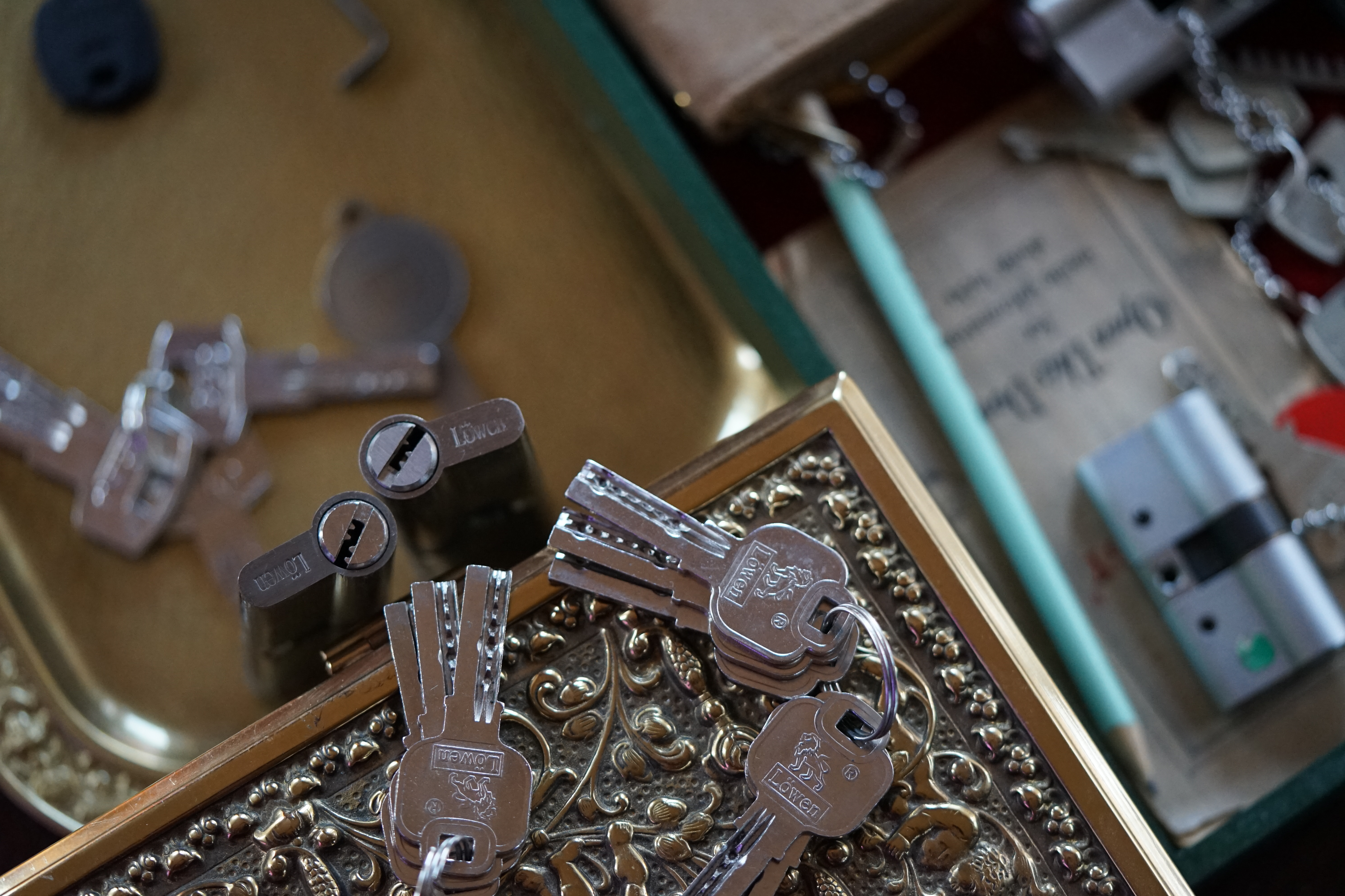 Bild et Uschi sitzt mit Arthurmeister und der Cartomanze, dem Schwerti und Bouncing Joe beim Lockpickerstammtisch im Hasenstübchen, Fuhlsbüttel. Arthurmeister spricht: Alle DOM geöffnet. Die Bild et Uschi, die rasende Reporterin gibt vor: Herr Bühl, nicht nur offen ist gut, sondern SEO und CONTENT und CONTENT und SEO und Google Token sind die Sprache ! Ich habe gerade mit deinem Freund Mr. Smitz, Beverly Hill`s telefoniert und vereinbart, daß unsere SEO Token mit den Google Token im Bunny Hall, her Rabbit House inhaltsgleich seien. 1 SEO Token = 1 GabiKo 1 Google Token = 1 BLEND 1 Arthurmeister ® Token = 1 mal schauen, wie der Detektiv sagen würde ! Arthurmeister spricht: Uschi, das mit den TOKEN ist auch so: Wer einen hat, der darf seine Kunst zeigen und deine Kunst will ja SEO und KI und Social Engineering und das BILD et Report`lern sein, wie ein DETEKTIV im Dienste der Wahrheitsfindung ! Deine SEO KUNST ist jetzt, wenn Du dich hinstellst, die wehrlosen, gepickten Schlösser und Schließzylinder ablichtest und eine SEO Leseprobe als Muster ohne Wert vom neuen Leporello ins Internetz einspinnst. Ja, genau, die mit der KI erstellten Social Engine Optimized Hasenstübchen Software. Hannenberger: Käppchen für unsere SEO Künstlerin Uschi und Stößchen für alle. Nein Joe, hier herrscht Bouncing Verbot ! Arthurmeister spricht und fragt: Uschi, hast Du bei dem Telefonat mit Mr. Smitz auch " inhaltsgleich " bedacht, das deren Amerikaner Token Autobahngold sind ! Ja, BLEND wie TOMBAK, einfachstes Blech bei dem nach wenigen Tagen die goldene Farbe abfällt. Amerikaner eben, ja genau ! I have a Choklite für aisch ! 𝔄𝔯𝔱𝔥𝔲𝔯 𝔅ü𝔥𝔩, 𝔄𝔯𝔱𝔥𝔲𝔯𝔪𝔢𝔦𝔰𝔱𝔢𝔯 ® JOE ASBERRY Hey Joe " Asberry ", ruft F 1 Rudi vom Tresen, Prost und Stößchen ruft Heike III zum Stammtisch. Die Jukebox spielt in voller Lautstärke Mr. Bojangles. Arthurmeister, der Sympathieträger hat bay the way mit einem ABUS Padlock Joe`s Michael Air Jordan`s Basketball bag gesichert ! Auch der Michael Jordan mußte hier im Hasenstübchen das Basketball bouncing Verbot akzeptieren. Formel 1 Rudi schreit: Bouncing darf und kann hier nur ein Michael Schumacher. Die Cartomanze meint, ein Ralf Schumacher auch ! Prost Weizen, Stößchen, Käppchen, ASBERRY !!! Die Jukebox by Youtube spielt " Slow Hand ". Joe, du rascal belehre uns nicht schon wieder. Wir sind hier in der Rabbit Hall and smoking is good for your drunken head. Prosit, Cheer`s, Salute, Gin Gin, altüst, sante` und Viva ! Hoch die Tassen ! Am Tresen läutet die Glocke. Der Rotamint der blinkt. Drei Tage war der JOE krank, jetzt trinkt und raucht er wieder. Gott sei Dank ! 𝔄𝔯𝔱𝔥𝔲𝔯 𝔅ü𝔥𝔩, 𝔄𝔯𝔱𝔥𝔲𝔯𝔪𝔢𝔦𝔰𝔱𝔢𝔯 ® High Noon, elevener Clock, Hasenstübchen, HAM. In der Jukebox spielt: Pointer Sisters - Slow Hand, und der Tresen grölt, Arthurmeister with the Mastertouch. A Lover whit the Easy Touch ! Nochmals " Asberry " ! Hier herrscht Basketball Bouncing Verbot ! Wir sind hier nicht bei der NBA und du wirfst keinen Korb ! Du triffst den Korb ja nicht einmal. Am Tresen läutet die Glocke: Helbing und Stößchen ! Hey Pony ! Heike V drückt in Arthurmeister`s Jukebox: Die Affen rasen durch den Wald. Arthurmeister ruft: Parole Emil. Formula One Rudi grölt: Bouncing Verbot ! Asberry hat Bouncing Verbot ! Weizen ! Joe fragt Arthurmeister: Arthur my Friend, i need for my Basketball Friends from the NBA a instruction of Lockpicking. Arthur lacht: only wenn Michael Air Jordan und Michael Schuhmacher mitmachen. Pelle schreit vom Tresen: Schuhmacher ist ein Kannister Kopf. Pino kann ihn gerade noch daran hindern Marmor Stein und Eisen bricht zu drücken. Joe wünscht sich: Teddy Pendergrass - Turn Off the Lights… Ja Joe, es ist möglich eine solche Schulung auszurichten. Hierzu muß ich bei der Firma Amazon weltweit Lockpicking Set`s und Lockpicking Zubehör wie weitere Hook`s, Snakes, Rake`s und Tension Wrenches besorgen. Vorführmaterialien wie cut away Zylinder und Übungsschlösser habe ich parat. Ich zeige den E - Pick, und führe dir die Pick - Gun vor. 1 Schuss. Du verstehst. Prost ! Weizen, Stößchen`s, und Helbing für alle. Asberry und Bühl umarmen sich ! Sympathieträger halt ! In der Jukebox spielt: Element of Crime - Mittelpunkt der Welt… See You tomorrow, wir besprechen alles weitere wie: How to pick a Car. 𝔄𝔯𝔱𝔥𝔲𝔯 𝔅ü𝔥𝔩, 𝔄𝔯𝔱𝔥𝔲𝔯𝔪𝔢𝔦𝔰𝔱𝔢𝔯 ® Next Day: High Noon at 11 fer Clock: Joe Asberry der alte NBA Bouncer betritt das Hasenstübchen, ( HAM ) his Rabbit Hall ! In Arthurmeister`s Jukebox spielt: Nein nicht Hey Joe, sondern Aloe Blacc - I Need a Dollar ! Arthur Bühl spricht: gerade habe ich mit Mr. Smitz telefoniert. Joe: Smith ist ein Sammelbegriff wie Meier. Mr. Smitz you know, he is the CEO of the Magazin Playboy - Beverly Hills. Ja und der ist mein Freund. Den kenne ich über die BILD et. We have a Telefon call. Der Mr. Smitz hat dann den Mr. Jeff Bezon, ja du weißt schon, den vom Amazon Lieferservice angerufen. Er hat ihm erklärt daß ich mit dem NBA Bouncer Joe Asberry in Sachen Lockpicking einen Workshop machen möchte. Die Glocke läutet: Weizen, Helbing und Pony`s ! F 1 Rudi schreit am Tresen: Joe, laß dir lieber erklären wie du Scott Speed das laufen beibringst. Am Tresen wird es lauter: Minardi, Minardi, wir gewinnen nie ! Scott Speed, der Name geht im Gelächter unter. Pelle schreit: der Schuhmacher ist ein Kanister Kopf. Arthurmeister meint: let Michael pass for the Champions Chip ! Arthurmeister`s Jukebox spielt exclusive für Joe: Sammy Davis jr. - Mr. Bojangles ! Also Joe, der Smitz hat beim Bezos von Amazon angerufen, wir wollen einen Lockpicking Practical Kurs meistern. Der Bezos ist dann ins Amazon Head Quarter gefahren. Nein, nicht im Uber. F 1 Rudi schreit: Der Bezos fährt Ferrari. Scholischek meint: Maybach ! Also Joe, der schaut jetzt im Amazon weltweit Lager wie viele Lockpicking Tools und Jigglers er hat. Auch Pickset`s. Er sieht auch nach wie viele HPC, 2000 er Hook`s er hat. Lockpicker Beginner Sets von Majestic und Starter Sets von Mr. Peterson sagt er, hat er Massenweise auf Lager. Arkadasch sagt, sein Schwippschwager vom Neff Cousin und dessen Freund in Berlin - Kreuzberg könnten auch solche Pick Werkzeuge und Spanner herstellen. Die haben genug Schwarz Arbeiter. Die Sympathieträger Bühl und Asberry prosten sich genüsslich zu. Weizen ! Die Cartomanze die alte Kartenlegerin meint sie könne auch spooxe anrufen. Der Noagerlzutzler meint: Ihr Deppen, auf Berlin mußt du jahrelang warten. Heike IV ruft Stößchen ! Der Pino Frank lallt: Die Rautenfotzen bleiben für immer in der zweiten Liga ! Joe ich bin mir sicher der hat auch Master bzw. Meister Lock`s. Die sind für eine Testrunde gut. Ja, die Dinger heißen Master Padlock ! OPEN ! Beer ! Nicht zu verwechseln mit Medeco ! Arthur läßt in der Jukebox im Bunny Hall TSOP spielen. The top Sound of Philladelphia ! Prost, Stößchen ! Pelle läutet auch die Glocke: Prost, Stößchen`s, Pony`s ! Dafür darf er auch für einen Heiermann: Heino - Caramba, Caracho ein Whisky drücken. Ja, Joe, aber kein Bouncing ! Der läßt die Sachen via Airforce Seattle to HAM liefern. Du weißt wie schnell Amazon liefert ! Sir Washi meint: Amazon sei so schnell wie Scott Speed. Alle lachen: Wenn er nicht wieder in die Mauer fährt ! 𝔄𝔯𝔱𝔥𝔲𝔯 𝔅ü𝔥𝔩, 𝔄𝔯𝔱𝔥𝔲𝔯𝔪𝔢𝔦𝔰𝔱𝔢𝔯 ® 11.30 High Noon im Hasenstübchen. Der Hannenberger hat die Frikadellen fertig. Senf kommt aus dem Glas. In Arthurmeister`s Jukebox spielt: Santana - Fleur da Luna. Am Stammtisch diskutieren Bühl und Asberry über Lockpicking und Präsentationen: Arthurmeister erhält einen Anruf über die 007. OH, Mr. Smitz, nice to hear you from Beverly Hill`s. OH, What ! The Airplane from Jeff Bezos, Amazon is on HAM landed ! YES, Mr. Smitz, nice to hear this Song. Slowly Arthurmeister: There is a little Problem with the Custom. Mr. Smitz ! this is not really a Problem. HAM is four Minutes from the Hasenstübchen away. I will send Taxi - Dieter. He knows there a Hintereingang, a Backdoor, you know ! I call you back. Yes, yes, Außer Regen nicht viel gewesen. Greetings to Mr. Bezos. Tell him thank you for the Support. From Stammtisch too. Arthurmeister`s Jukebox spielt: Rucki - Zucki ! Die Frikadellen vom Hannenberger schmecken jetzt auch ohne Senf. Prost, Stößchen, Weizen, Helbing und für den Noagerlzutzler ein frisches vom Faß. Die Jukebox spielt: Die Five Tops - Warte auf das Glück ! 2 Stößchen später kommt Taxi Dieter zurück in den Bunny Hall ! Oh, OH, der Zoll, eH ! Als die mich gesehen haben war der Fisch geschuppt. Die haben mir beim Einladen geholfen. 5 Pakete a`50 Kilo ! Eine viertel Tonne. Ich durfte auch den Zoll zum Lockpicking Event einladen. Tragen helfen !! Stößchen, Pony, nö, heute Käppchen ! Die Jukebox spielt: Element of Crime - Am Ende denk ich immer nur an dich ! Mr. Smitz ! you are the best ! Greetings to all Smith in the USA. Yes, Yes, Mr. Smitz, Yes. I make greetings to Friede Springer from the BILD et; Ronzheimer too. Yes, Yes, und greetings for Mrs. Quandt. If Bezos will, i can show him on the Lockpicking Demonstration how easy he can pick a BMW whit a Key Blank. Yes, Yes, Mr. Smitz ! 3 Seconds ! OFFEN, OPEN, APERTO ! schreit Giovanni und will Chianti. Bei Fiat und Ferrari Modellen ist es so ähnlich. Bei manchen brauchst du aber ein polito, ja, Nagelfeile. Prost Chianti. Yes Mr. Smitz, die Ring bell`s, Hells Bells, die Glocke klingelt, you know ! We call in time. F 1 Rudi schreit: Hülkenberg ! Giovanni schreit: Giacomo Agostini ! Joe schreit: Scott Speed ! Arthurmeister`s Jukebox spielt: The Pointer Sisters - SLOW HAND, Arthurmeister the lover with the Mastertouch ! Arkadasch bekommt von Bühl Raki ericli Plum, Sorte Schwäbischer Hengst ! Prost Zwetschgenkönigin ! Notiz: Alle SEO Texte wurden mittels einer ♥ KI Hasenstübchen SEO SOCIAL ENGINE OPTIMIZED ( Künstliche Intelligenz ) der Firma Doublebrain ®, ( ges. gesch. DPMA, Berlin, Reg.-Nr. 302022224017 ) ( Die E - Mail lautet: Doppelhirn@Doublebrain.de ) ( KI-Worldwide.de ) und doppeltem Helbing aus dem Leporello: " Arthurmeister Bühl und Bouncing Joe Asberry im Hasenstübchen ", generiert. Die Jukebox spielt: Loredana Bertè - E la luna bussò. Der Reggae Auftakt ! ♥ 𝔄𝔯𝔱𝔥𝔲𝔯 𝔅ü𝔥𝔩, 𝔄𝔯𝔱𝔥𝔲𝔯𝔪𝔢𝔦𝔰𝔱𝔢𝔯® Verschlagwortet mit unserem SEO Kartell: Arthur Bühl, Detektiv, the dutch open Lockpicking Champion ! From WIRED. ÖFFNUNG OHNE SCHLÜSSEL, Linkedin Joe Asberry, NBA, Twitter X. Basket Ball Bouncing Verbot, Arthurmeister, Raucher, Roth - Händle, Stadt Lahr - Bühl, Schwarzwald, Black Forest, Rotkäppchen you know Mr. Smitz, Sorte Schwäbischerhengst de is großfruchtig und süss wie UHU. Buhl er Zwetschge. No, only woman has Pflaumen ♥ Wappen Arthur Andreas Bühl, Flagge ! Wilhelm Busch ♥ weiter verzweschget mit unserem SEO Kartell: Arthur Bühl, Arthurmeister® Arthur ♥ Schwäbischer Hengst, Buhl, Zwetschgen Heini, Arthur Bühl Wappen, Fahne, Buehl er Zwetschge, Made in Germany, Born 1961, Sympathieträger, Google Earth, Mittelpunkt der Welt, Pflaumen, Arkadasch, Datschi, ♥ Martinameisterin, Cartomanze, Scholischek, " HIGH NOON ! ", ♥ Vokuhila ♥ Parole Emil ! und mit allen weiteren feiernden Amigo`s.