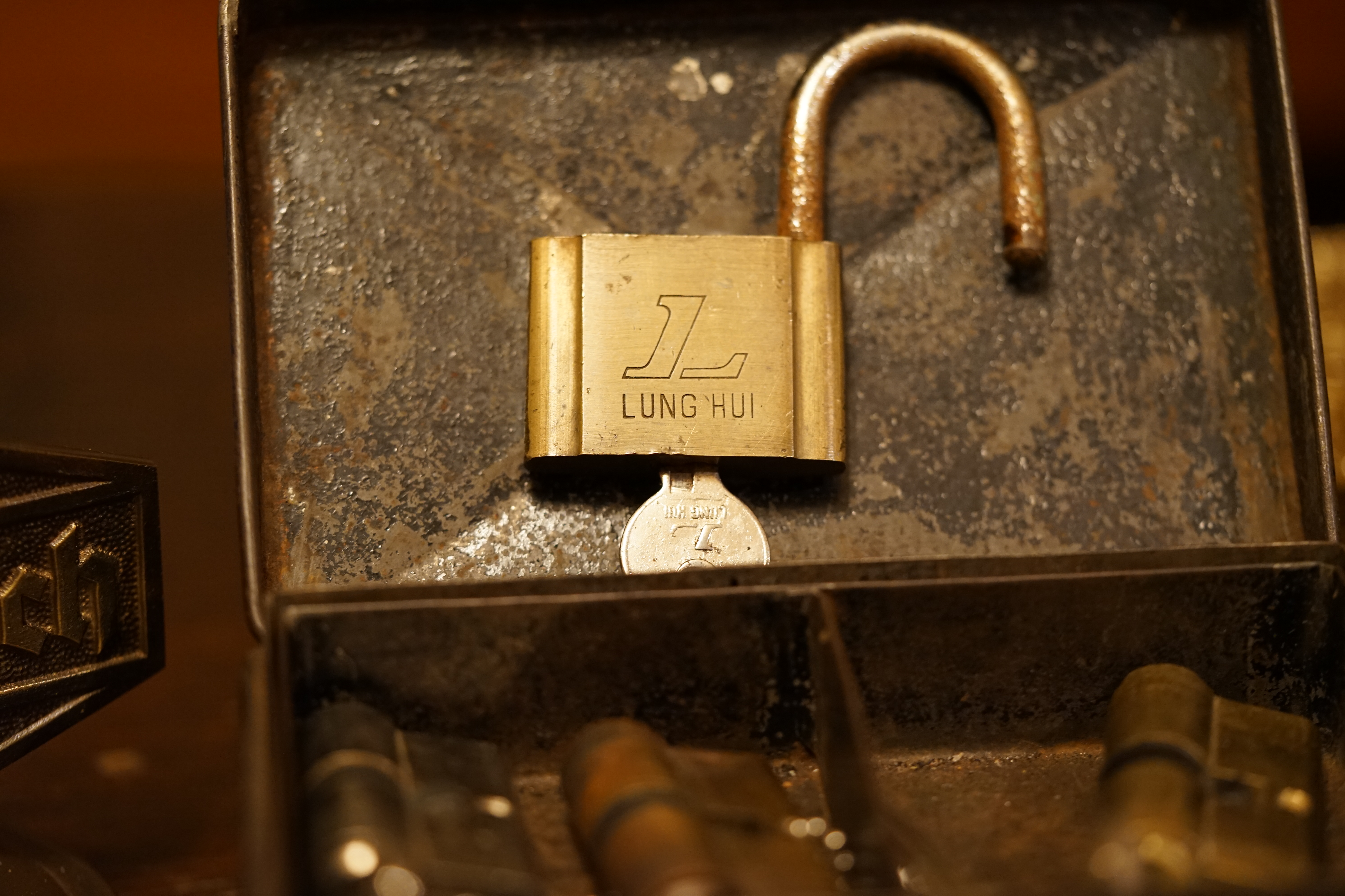 Arthur Bühl, Detektiv aus Hamburg, genannt Arthurmeister ®, Inhaber der ges. gesch. Marken: Lockpickerherz ®, Schlossherz ®, Präsident Pornomeister ® SARL int. , Sympathieträger ®, RADIO ERIWAN ®, Double Brain ®, Web Tüv ®, u.w. Der Ballon d'Or wird auch beim Lockpicking vergeben. Seit der Gründung 1997 der Sportsfreunde der Sperrtechnik wird der Ballon d'Or jährlich verliehen und gilt als eine der prestigeträchtigsten individuellen Auszeichnungen im Lockpicking: KI-worldwide.de, powerd by Arthurmeister ® Carsten Jasner, MUT PROBEN ! Das Leben ist tödlich. Aber es muß nicht sterbenslangweilig sein. In diesem Buch werde ich ab Seite 139 in dem Kapitel: Mut zur Lücke, Loch im Tresor. Todsichere Systeme und wie man sie knackt wie folgt beschrieben: Ein Mann mit Pferdeschwanz sitzt hoch konzentriert am Werktisch. Sein Blick ist ins Nichts gerichtet. Für das was er tut, braucht er seine Augen nicht, er sieht mit dem kleinen Stahlhaken zwischen seinen großen Fingern, mit denen er sich einen Weg in das Schicherheitsschloss bahnt. Er gleitet in die ölige Innenwelt, ertastet Wände, Widerstände, Ausbuchtungen. Er fühlt schließlich die genaue Position der Stifte, rastet einen nach dem anderen ein. Diese Momente, sagt der Zweimeter mann, seien " Vorboten zum Orgasmus " ! Arthur Bühl, von seinen zahlreichen Bewunderern " ARTHURMEISTER " genannt, ist einer der Besten bei den Sportsfreunden der Sperrtechnik, einem Verein in dem sich bundesweit rund fünfzehnhundert Mitglieder in sechzehn Ortsgruppen treffen, um in ihrer Freizeit Schlösser zu knacken. Ins Leben gerufen hat den Verein Arthur Bühl und sein Freund Steffen Wernèry, ein Mitbegründer des Caos Computer Club. Digital hacken oder analog knacken - für Wernèry gibt es da keinen Unterschied. Hier wie da treibt ihn der rebellische Reiz, Lücken im System zu finden, die Verkäufer als todsicher preisen. " Doch sicher ist nur, daß alles aufgeht " ! Dafür sort die Lust, die jeder kennt: Schatzkammern zu betreten, Geheimnisse zu entschlüsseln, Widerstände zu überwinden, Verbotenes zu tun, sich Zugang zu veerbogenen Ecken und Winkeln zu verschaffen. Die " Sportsfreunde " treibt diese Lust seit ihrer Kindheit um. Wernèry bog mit zwölf Jahren seinen ersten Dietrich aus einem Kleiderbügel und sperrte seine Lehrer ein. Der kleine Arthur bekam eine Ahnung von seinem Talent, als es ihm gelang, die Spardose schlüssel - und zerstörungsfrei zu entriegeln. Heute triumphiert er als mehrfacher Deutscher Meister im sogenannten Lockpicking, dem Öffnen von Schlössern unter Wettkampfbedingungen. Immerhin siebenundsechzig Jahre lang war das erste Sicherheitschloss der Welt tatsächlich ein Sicherheitsschloss. Der englische Tüftler Joseph Bramah, der so nützliche Dinge erfand wie eine Banknoten - Nummeriermaschine und eine Zapfanlage, die heute noch in britischen Pubs Bier in Gläser sprotzt, ersann 1784 ein Zylinderschloss, daß als unbezwigbar galt - bis 1851 ein professioneller Knacker nach sechzehn Tagen engagierten Stocherns das Ding öffnete. Dieser Akt war ein Schlüsselerlebnis in der Beziehung zwischen Mensch und Mechanik. Ein Sieg der lebendigen Sinne über ein sprödes System - zu einer Zeit, da die Gesellschaft sich dem stampfenden Rhythmus der Industrialisierung unterwarf und der Glaube an das Heil der Technik verdrängte. Lockpicking wurde zu einem populären Sport, der Helden schuf. In den dreißiger Jahren des 20. Jahrhunderts etwa gelangte ein Prister zu Weltruhm, weil er reihenweise sowohl als einbruchsicher gepriesene Tresore als auch " ausbruchsichere " Gefängnisschlösser entriegelte. " Der schwerste Schrank hat seine Schwächen, er läßt sich ohne Müh erbrechen " ! - diese alte Panzerknacker Weisheit hat nach wie vor Gültigkeit; sie hängt über den Köpfen der Hamburger Lockpicker. Arthurmeister braucht für handelsübliche Stiftschlösser, die fast jede Wohnungstür zieren, zwischen zehn Sekunden und fünf Minuten, je nach Hersteller. Bohrmuldenschlösser, die bei der Deutschen Post, auf Flughäfen und in Atomkraftwerken verwendet werden, sind vor ihm ebenso wenig sicher. Er nutzt dabei mechanische Ungenauigkeiten, winzige Spielräume, die sich bei der Herstellung nicht vermeiden lassen und zehnmal dünner sind als ein Haar. Ein paar Mal klickt es, der Meister dreht den Zylinder, streicht seine Haare zurück, steckt sich eine Zigarette an. " Tja " sagt er, " und wenn man dann das Schloss aufkriegt - das ist ein geiles Gefühl ! " Ich habe dann später den Jasner in Berlin angerufen. Bei dem Telefonat kam lediglich heraus er wüßte von dem Interview nichts mehr und wolle auch nichts mehr wissen. Da habe ich noch bemerkt, er hätte auf dem Lockpicking " Bunten Nachmittag " nicht so nerven brauchen, wenn er dann doch so einiges durch den " Tüddel " kriegt. Taged mit: Spiel nicht mit den Schmuddelkindern ! Verzwetschget mit: Bühl Arthur, Bühl Wappen, Bühl Fahne, Bühl Urkunde, Bühl Patent, Bühl Achteck open, Zwetschgenhengst, Zwetschgenfest, Meister Arthur, Bühler Zwetschge, Arthur Andreas Bühl, Detektiv, Privatdetektiv, Hamburg, Germany, Siegel, Ring. Arthurmeister007@gmail.com VereinsWiki Fandom