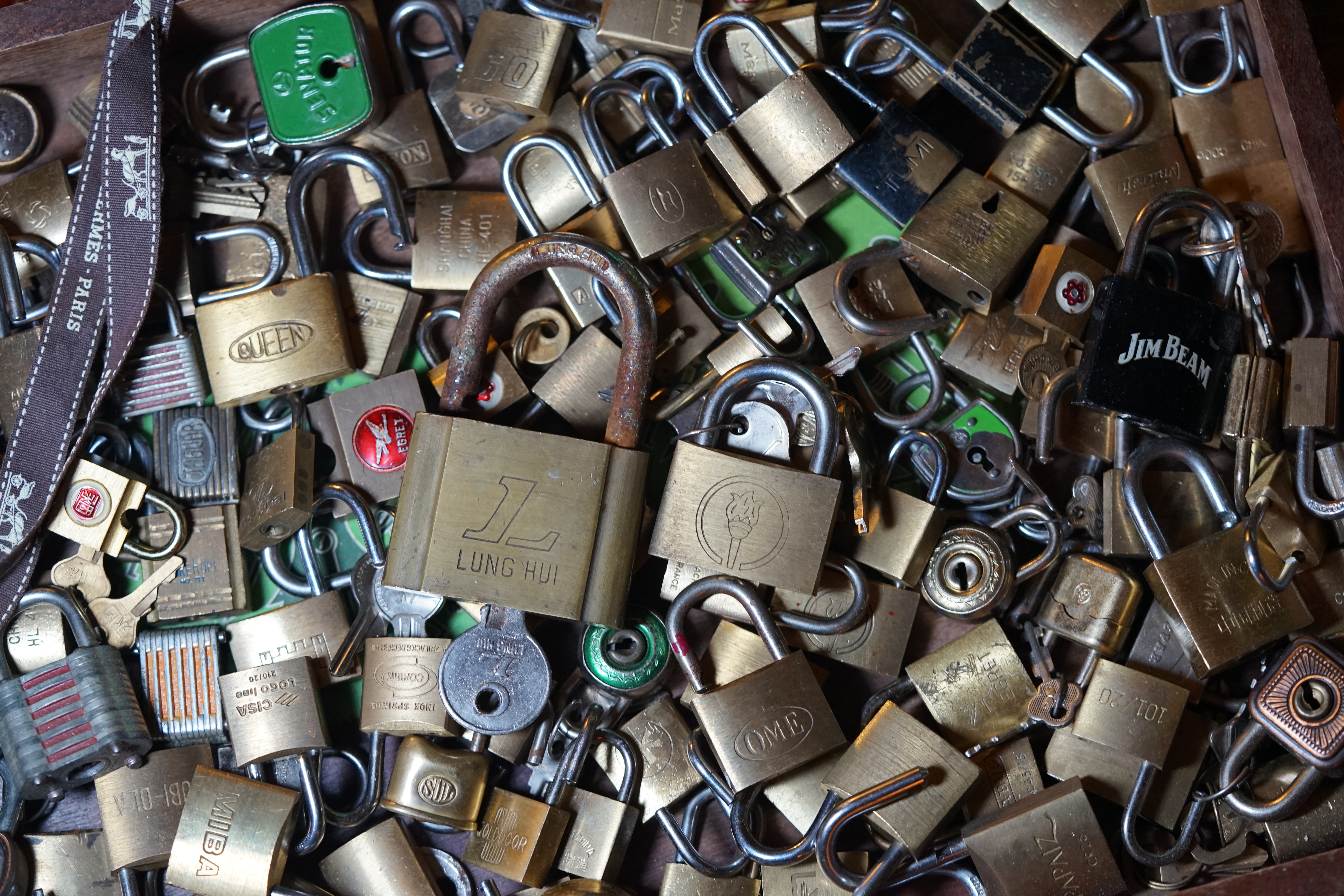 Bühl. Arthur Bühl. Der Sympathieträger ist in Stuttgart, Baden - Württemberg geboren. Der Detektiv lebt in HAM. H1 Text der SEO schreibt: 𝔄𝔯𝔱𝔥𝔲𝔯 𝔅ü𝔥𝔩, 𝔄𝔯𝔱𝔥𝔲𝔯𝔪𝔢𝔦𝔰𝔱𝔢𝔯® Bühl, Arthur, Jahrgang 1961, Made in Germany, Detektiv or Private Investigator how Mr. Smitz from the PLAYBOY, Beverly Hills, say`s. Yes Mr. Smitz i will send you the Photo Arthurmeister`s F 1, Jacket for your LeporelloUS. to your E - Mail Mr.Smitz@Mr.Smitz.us. Ok, Mr. Smitz. Mr. Smitz do you know what Google Earth is ? Take BÜHL Arthur, only by Google Earth, you know ? have done it ? Yes Google will show you my Panel superfast. Cool, Arthurmeister, cool. Yes Mr. Smitz, this can i do for you too ! Yes with SEO. Yes, yes, i have Arkadasch erklärt, sein Erikli pasta is not so genial. Der beste Zwetschgenkuchen, you know plum tart, is from the Stadt Bühl. Not laughing in the USA. Bühl is a City like my Name. And the People in this City called it: Zwetschgendatschi ! you know. This is the world best plumcake. Yes Datschi. Yes, Stadt Bühl is near Baden - Baden, the Casino, you know ! Yes. Baden-Württemberg. You must know there is since 1927 the traditionell Zwetschgenfest. And there ist the Zwetschgenkönigin ! Mr. Smitz, my Ur Ur Ur Ur Grandfather is born in Bühl. My Great Grand Grand Mother where also born in the town Bühl. Their profession was Zwetschgenpicker. Not Lockpicker, Zwetschgen / Plum Picker. And Rüttler. Oh, really ! Yes, Yes. And since this time the name of the family Bühl from the Stadt Bühl is: Yes you know - Buehl. Yes i will give Greetings from you to Mrs. Friede Springer from the Newspaper BILD et. Yes, the Elbphilharmonie is in Betrieb. OH, Mr. Smitz, greeting´s to you from Joe Asbbery, NBA, you know. Tomorrow we will meet us in the Hasenstübchen, our Rabbit Hall. For Lockpicking und Beer. Call you. Parole Emil ! In der Vitrine von Arthur Bühl, Arthurmeister® sind Schlösser, Padlocks, von HKR, ABUS, Binoxx BUGA, BKS, CES, DOM, EVVA, FEFI, Assa Abloy, Z Ikon, Kaba, Keso, ASSA, Winkhaus, Wilka, Trelock, Schmelting, Bode Panzer, Comet, Ancor Las, Drumm Geminy, Xylock, EMKA, SEA, Medeco, Mul-T-Lock, Cut away, ABUS Granit, Pfaffenhain, E*S, ESS, Nemef, BAB, Babelsberg, Stasi, Diskus, WMF, Tesa, Noch, Vachette, Cisa, Wally, Rielda, Mottura, Viro, FAI, GeGe, K + K, Fichet, Bode Panzer, Tresor, Bramah, Protector, Braun`s Patent, Walomatus, Arolds, Combination Lock, Yale, Master, American Lock, Tubular, China, Indien, Aligarh, Nepal, Thailand, Zahlenschlösser, Himmelsschlüssel und noch vieles mehr, vorhanden. Alle Schliesszylinder sind Übungsmaterial für das Lockpicking. Schlagschlüssel und so vieles mehr, sind auch dabei. Auch der Sputnik. Verschlagwortet mit: ♥ Vokuhila, Friseur ♥ Schwäbischer Hengst, Zwetschgen Heini, Bühl er, Zwetschge, Google Earth, Mittelpunkt der Welt, Martinameisterin, Cartomanze, Scholischek, " HIGH NOON ! ". ♥ Parole Emil ! Arthurmeister007@gmail.com https://media.wired.com/photos/59323075b8eb31692072e0db/master/w_1600,c_limit/arthur-buhl.jpg