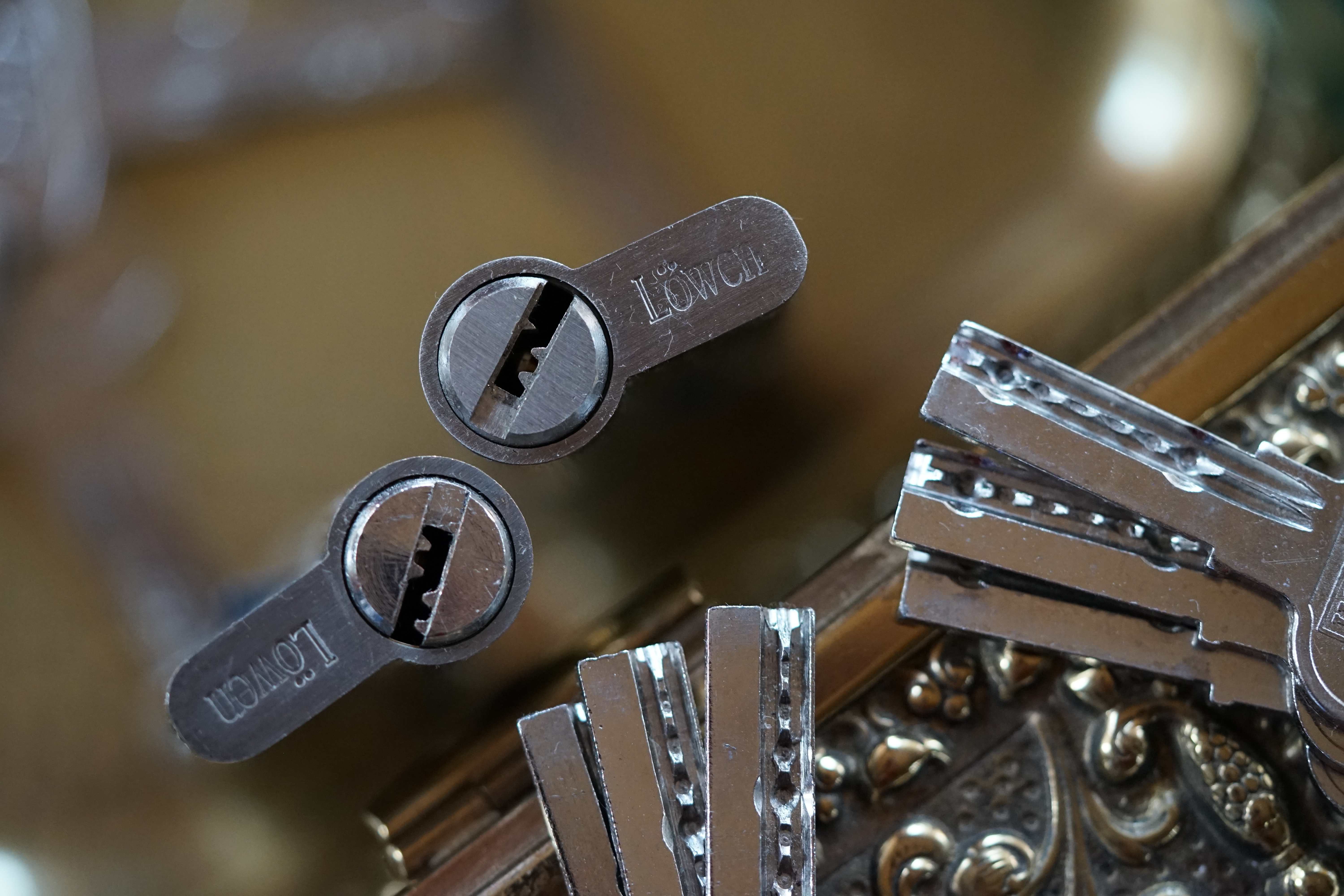 Friseur 𝔄𝔯𝔱𝔥𝔲𝔯 𝔅ü𝔥𝔩, 𝔄𝔯𝔱𝔥𝔲𝔯𝔪𝔢𝔦𝔰𝔱𝔢𝔯® Herr Arthur Bühl, kritischer Privatdetektiv aus der Hansestadt Hamburg, bereitet sich auf ein Interview mit der BILD et vor. Bei Babsi und Gina in Fuhlsbüttel wird ihm zuvor der Vokuhila geschnitten. Herr Arthur Bühl wurde schon in der BILD et als " Herr der Schlösser " beschrieben. " Ein bisschen Ruhe bitte " schreibt Jan Freitag von der TAZ. Er erwähnt auch eine Mustertür by Wendt. Es wird darin herumgeprökelt. Selbst Arthur Bühl, der weltbeste aus dem Lockpicker Mekka Hamburg, betreibt pures Understatement, weil er sein Schloss in nur 20 Sekunden " geknackt " hat. Charles Graeber von der Wired.com beschreibt in seinem Artikel Master Lock - Pickers do bottle Arthur Bühl " The Master of the Universe ", Arthur Bühl a private Detective of Germany open locks. Bühl`s Fabio - the - Barbarian Look stands out. He wins the Dutch Open and is now Master of the Universe. The people cry: " Arthurmeister ! booms Arthurmeister ". Mark Webber Tobias, the Author of Locks, Safes, and Security, a Police Reverence, say: Arthurmeister, that ist beautyful. " Open ! " sagt Arthurmeister ", offen ist gut, schneller offen ist besser ". " Beer !" Arthurmeister booms back and a new Champion is born. Die Welt berichtet: " Die Kunst, Schlösser ohne Schlüssel zu öffnen ". Vereinsmitbegründer und Vizepräsident Arthur Bühl trägt seine Leidenschaft schon auf der Krawatte. Sie ist rot mit gelben Schlüsseln drauf. Intern wird er ehrfürchtig " Meister Arthur " gerufen. Er hat es zum siebenfachen Deutschen Meister in verschiedenen Disziplinen geschafft. Er pickt seit der Kindheit. Sein erstes Trainingsobjekt war sein Spardosenschloss - Ein klassischer Einstieg… . Die Slate berichtet über Arthur Bühl als Lockpicking Legend. Es gibt einen Artikel Tool for Picking and Decoding by Stasi, CCC, Vortrag Berlin. Amateur Hour berichtet: Arthurmeister has " The Master Touch ". Bei den Kaba Day `s im Europa Park Rust schreibt die Pressebox: auf großes Interesse der Teilnehmer stieß auch die praktische Vorführung von Steffen Wernéry und Arthur Bühl, die gängige mechanische Schließzylinder ohne Schlüssel zerstörungsfrei öffnen. Meist in Sekundenschnelle. Auch die Chemnitzer Zeitung " Freie Presse " hat über das Lockpicking und Arthur Andreas Bühl alias Arthurmeister berichtet. Dwight Perry schreibt: Arthur Bühl has good hands ! In der Philalocksmith wird Arthur Bühl auch als Lockpicking Legend betitelt. Es gibt auch einen Beitrag, 360 Meridianos. In der Datenschleuder, CCC, wurde über ihn als Sympathieträger berichtet. Veröffentlicht unter Linkedin, Xing, Google Panel, Twitter X. In der Vitrine von Arthur Andreas Bühl, Arthurmeister® sind Schlösser, Padlocks, von ABUS, BKS, CES, DOM, EVVA, Assa Abloy, Z Ikon, Kaba, Keso, ASSA, Winkhaus, Wilka, Trelock, Schmelting, Bode Panzer, Ancor Las, Drumm Geminy, Xylock, SEA, Medeco, Mul-T-Lock, Cut away, ABUS Granit, Pfaffenhain, E*S, ESS, Nemef, BAB, Babelsberg, Stasi, Diskus, WMF, Tesa, Noch, Vachette, Cisa, Wally, Rielda, Mottura, Viro, FAI, GeGe, Fichet, Bode Panzer, Tresor, Bramah, Protector, Braun`s Patent, Walomatus, Arolds, Combination Lock, Yale, Master, American Lock, Tubular, China, Indien, Aligarh, Nepal, Thailand, Zahlenschlösser, Himmelsschlüssel und noch vieles mehr, vorhanden. Alle Schliesszylinder sind Übungsmaterial für das Lockpicking. Schlagschlüssel und so vieles mehr, sind auch dabei. Auch der Sputnik. Verschlagwortet mit: ♥ Vokuhila, Friseur ♥ Schwäbischer Hengst, Zwetschgen Heini, Bühl er, Zwetschge, Google Earth, Mittelpunkt der Welt, Martinameisterin, Cartomanze, Scholischek, " HIGH NOON ! ". ♥ Parole Emil ! SEO Mr. Smitz und Jukebox, Grafik Banner erstes Sign, ist dann bei allen anderen auch so. Änderungen können gemacht werden.