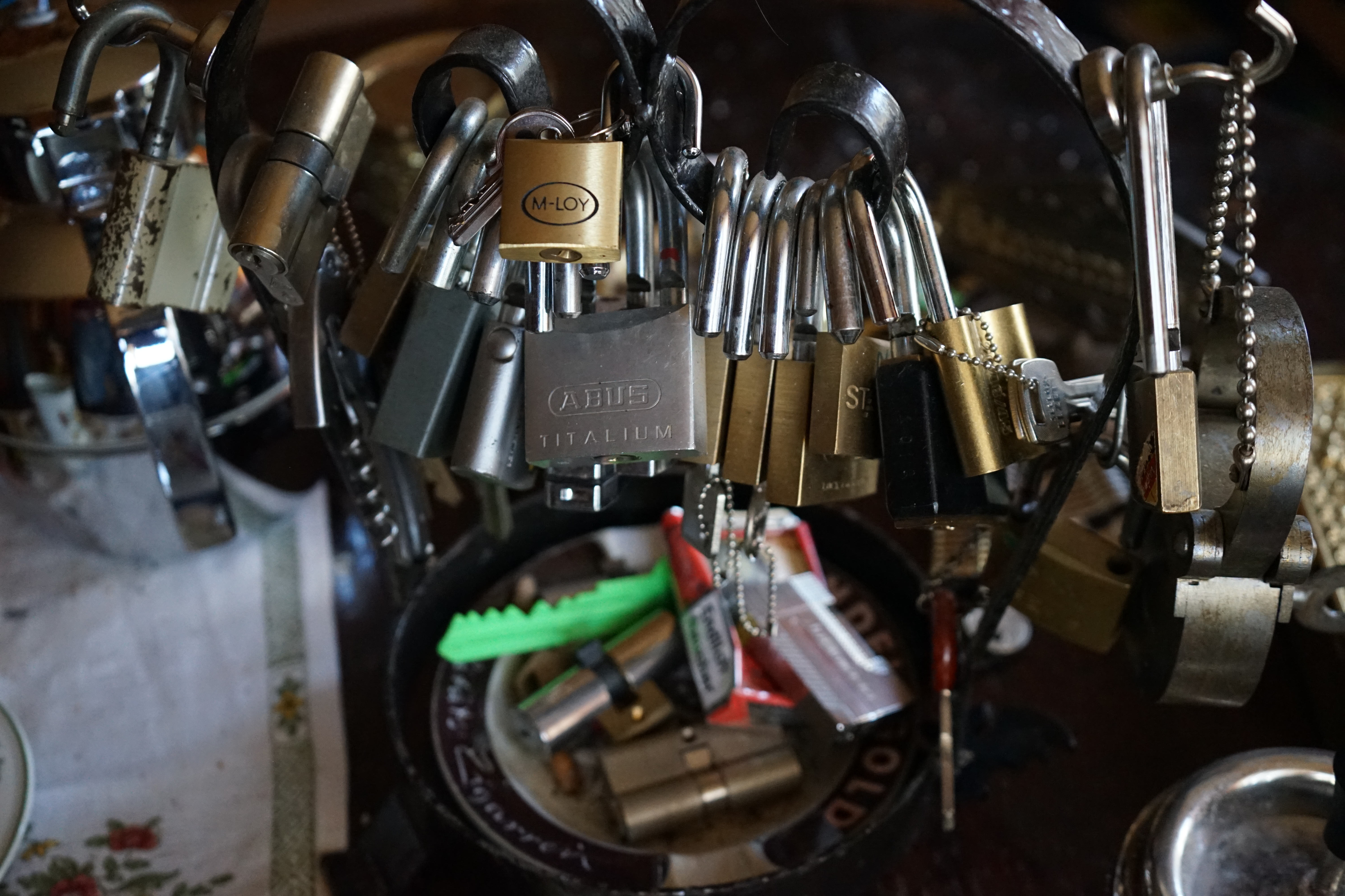 Bild et Uschi sitzt mit Arthurmeister und der Cartomanze, dem Schwerti und Bouncing Joe beim Lockpickerstammtisch im Hasenstübchen, Fuhlsbüttel. Arthurmeister spricht: Alle DOM geöffnet. Die Bild et Uschi, die rasende Reporterin gibt vor: Herr Bühl, nicht nur offen ist gut, sondern SEO und CONTENT und CONTENT und SEO und Google Token sind die Sprache ! Ich habe gerade mit deinem Freund Mr. Smitz, Beverly Hill`s telefoniert und vereinbart, daß unsere SEO Token mit den Google Token im Bunny Hall, her Rabbit House inhaltsgleich seien. 1 SEO Token = 1 GabiKo 1 Google Token = 1 BLEND 1 Arthurmeister ® Token = 1 mal schauen, wie der Detektiv sagen würde ! Arthurmeister spricht: Uschi, das mit den TOKEN ist auch so: Wer einen hat, der darf seine Kunst zeigen und deine Kunst will ja SEO und KI und Social Engineering und das BILD et Report`lern sein, wie ein DETEKTIV im Dienste der Wahrheitsfindung ! Deine SEO KUNST ist jetzt, wenn Du dich hinstellst, die wehrlosen, gepickten Schlösser und Schließzylinder ablichtest und eine SEO Leseprobe als Muster ohne Wert vom neuen Leporello ins Internetz einspinnst. Ja, genau, die mit der KI erstellten Social Engine Optimized Hasenstübchen Software. Hannenberger: Käppchen für unsere SEO Künstlerin Uschi und Stößchen für alle. Nein Joe, hier herrscht Bouncing Verbot ! Arthurmeister spricht und fragt: Uschi, hast Du bei dem Telefonat mit Mr. Smitz auch " inhaltsgleich " bedacht, das deren Amerikaner Token Autobahngold sind ! Ja, BLEND wie TOMBAK, einfachstes Blech bei dem nach wenigen Tagen die goldene Farbe abfällt. Amerikaner eben, ja genau ! I have a Choklite für aisch ! 𝔄𝔯𝔱𝔥𝔲𝔯 𝔅ü𝔥𝔩, 𝔄𝔯𝔱𝔥𝔲𝔯𝔪𝔢𝔦𝔰𝔱𝔢𝔯 ® JOE ASBERRY Hey Joe " Asberry ", ruft F 1 Rudi vom Tresen, Prost und Stößchen ruft Heike III zum Stammtisch. Die Jukebox spielt in voller Lautstärke Mr. Bojangles. Arthurmeister, der Sympathieträger hat bay the way mit einem ABUS Padlock Joe`s Michael Air Jordan`s Basketball bag gesichert ! Auch der Michael Jordan mußte hier im Hasenstübchen das Basketball bouncing Verbot akzeptieren. Formel 1 Rudi schreit: Bouncing darf und kann hier nur ein Michael Schumacher. Die Cartomanze meint, ein Ralf Schumacher auch ! Prost Weizen, Stößchen, Käppchen, ASBERRY !!! Die Jukebox by Youtube spielt " Slow Hand ". Joe, du rascal belehre uns nicht schon wieder. Wir sind hier in der Rabbit Hall and smoking is good for your drunken head. Prosit, Cheer`s, Salute, Gin Gin, altüst, sante` und Viva ! Hoch die Tassen ! Am Tresen läutet die Glocke. Der Rotamint der blinkt. Drei Tage war der JOE krank, jetzt trinkt und raucht er wieder. Gott sei Dank ! 𝔄𝔯𝔱𝔥𝔲𝔯 𝔅ü𝔥𝔩, 𝔄𝔯𝔱𝔥𝔲𝔯𝔪𝔢𝔦𝔰𝔱𝔢𝔯 ® High Noon, elevener Clock, Hasenstübchen, HAM. In der Jukebox spielt: Pointer Sisters - Slow Hand, und der Tresen grölt, Arthurmeister with the Mastertouch. A Lover whit the Easy Touch ! Nochmals " Asberry " ! Hier herrscht Basketball Bouncing Verbot ! Wir sind hier nicht bei der NBA und du wirfst keinen Korb ! Du triffst den Korb ja nicht einmal. Am Tresen läutet die Glocke: Helbing und Stößchen ! Hey Pony ! Heike V drückt in Arthurmeister`s Jukebox: Die Affen rasen durch den Wald. Arthurmeister ruft: Parole Emil. Formula One Rudi grölt: Bouncing Verbot ! Asberry hat Bouncing Verbot ! Weizen ! Joe fragt Arthurmeister: Arthur my Friend, i need for my Basketball Friends from the NBA a instruction of Lockpicking. Arthur lacht: only wenn Michael Air Jordan und Michael Schuhmacher mitmachen. Pelle schreit vom Tresen: Schuhmacher ist ein Kannister Kopf. Pino kann ihn gerade noch daran hindern Marmor Stein und Eisen bricht zu drücken. Joe wünscht sich: Teddy Pendergrass - Turn Off the Lights… Ja Joe, es ist möglich eine solche Schulung auszurichten. Hierzu muß ich bei der Firma Amazon weltweit Lockpicking Set`s und Lockpicking Zubehör wie weitere Hook`s, Snakes, Rake`s und Tension Wrenches besorgen. Vorführmaterialien wie cut away Zylinder und Übungsschlösser habe ich parat. Ich zeige den E - Pick, und führe dir die Pick - Gun vor. 1 Schuss. Du verstehst. Prost ! Weizen, Stößchen`s, und Helbing für alle. Asberry und Bühl umarmen sich ! Sympathieträger halt ! In der Jukebox spielt: Element of Crime - Mittelpunkt der Welt… See You tomorrow, wir besprechen alles weitere wie: How to pick a Car. 𝔄𝔯𝔱𝔥𝔲𝔯 𝔅ü𝔥𝔩, 𝔄𝔯𝔱𝔥𝔲𝔯𝔪𝔢𝔦𝔰𝔱𝔢𝔯 ® Next Day: High Noon at 11 fer Clock: Joe Asberry der alte NBA Bouncer betritt das Hasenstübchen, ( HAM ) his Rabbit Hall ! In Arthurmeister`s Jukebox spielt: Nein nicht Hey Joe, sondern Aloe Blacc - I Need a Dollar ! Arthur Bühl spricht: gerade habe ich mit Mr. Smitz telefoniert. Joe: Smith ist ein Sammelbegriff wie Meier. Mr. Smitz you know, he is the CEO of the Magazin Playboy - Beverly Hills. Ja und der ist mein Freund. Den kenne ich über die BILD et. We have a Telefon call. Der Mr. Smitz hat dann den Mr. Jeff Bezon, ja du weißt schon, den vom Amazon Lieferservice angerufen. Er hat ihm erklärt daß ich mit dem NBA Bouncer Joe Asberry in Sachen Lockpicking einen Workshop machen möchte. Die Glocke läutet: Weizen, Helbing und Pony`s ! F 1 Rudi schreit am Tresen: Joe, laß dir lieber erklären wie du Scott Speed das laufen beibringst. Am Tresen wird es lauter: Minardi, Minardi, wir gewinnen nie ! Scott Speed, der Name geht im Gelächter unter. Pelle schreit: der Schuhmacher ist ein Kanister Kopf. Arthurmeister meint: let Michael pass for the Champions Chip ! Arthurmeister`s Jukebox spielt exclusive für Joe: Sammy Davis jr. - Mr. Bojangles ! Also Joe, der Smitz hat beim Bezos von Amazon angerufen, wir wollen einen Lockpicking Practical Kurs meistern. Der Bezos ist dann ins Amazon Head Quarter gefahren. Nein, nicht im Uber. F 1 Rudi schreit: Der Bezos fährt Ferrari. Scholischek meint: Maybach ! Also Joe, der schaut jetzt im Amazon weltweit Lager wie viele Lockpicking Tools und Jigglers er hat. Auch Pickset`s. Er sieht auch nach wie viele HPC, 2000 er Hook`s er hat. Lockpicker Beginner Sets von Majestic und Starter Sets von Mr. Peterson sagt er, hat er Massenweise auf Lager. Arkadasch sagt, sein Schwippschwager vom Neff Cousin und dessen Freund in Berlin - Kreuzberg könnten auch solche Pick Werkzeuge und Spanner herstellen. Die haben genug Schwarz Arbeiter. Die Sympathieträger Bühl und Asberry prosten sich genüsslich zu. Weizen ! Die Cartomanze die alte Kartenlegerin meint sie könne auch spooxe anrufen. Der Noagerlzutzler meint: Ihr Deppen, auf Berlin mußt du jahrelang warten. Heike IV ruft Stößchen ! Der Pino Frank lallt: Die Rautenfotzen bleiben für immer in der zweiten Liga ! Joe ich bin mir sicher der hat auch Master bzw. Meister Lock`s. Die sind für eine Testrunde gut. Ja, die Dinger heißen Master Padlock ! OPEN ! Beer ! Nicht zu verwechseln mit Medeco ! Arthur läßt in der Jukebox im Bunny Hall TSOP spielen. The top Sound of Philladelphia ! Prost, Stößchen ! Pelle läutet auch die Glocke: Prost, Stößchen`s, Pony`s ! Dafür darf er auch für einen Heiermann: Heino - Caramba, Caracho ein Whisky drücken. Ja, Joe, aber kein Bouncing ! Der läßt die Sachen via Airforce Seattle to HAM liefern. Du weißt wie schnell Amazon liefert ! Sir Washi meint: Amazon sei so schnell wie Scott Speed. Alle lachen: Wenn er nicht wieder in die Mauer fährt ! 𝔄𝔯𝔱𝔥𝔲𝔯 𝔅ü𝔥𝔩, 𝔄𝔯𝔱𝔥𝔲𝔯𝔪𝔢𝔦𝔰𝔱𝔢𝔯 ® 11.30 High Noon im Hasenstübchen. Der Hannenberger hat die Frikadellen fertig. Senf kommt aus dem Glas. In Arthurmeister`s Jukebox spielt: Santana - Fleur da Luna. Am Stammtisch diskutieren Bühl und Asberry über Lockpicking und Präsentationen: Arthurmeister erhält einen Anruf über die 007. OH, Mr. Smitz, nice to hear you from Beverly Hill`s. OH, What ! The Airplane from Jeff Bezos, Amazon is on HAM landed ! YES, Mr. Smitz, nice to hear this Song. Slowly Arthurmeister: There is a little Problem with the Custom. Mr. Smitz ! this is not really a Problem. HAM is four Minutes from the Hasenstübchen away. I will send Taxi - Dieter. He knows there a Hintereingang, a Backdoor, you know ! I call you back. Yes, yes, Außer Regen nicht viel gewesen. Greetings to Mr. Bezos. Tell him thank you for the Support. From Stammtisch too. Arthurmeister`s Jukebox spielt: Rucki - Zucki ! Die Frikadellen vom Hannenberger schmecken jetzt auch ohne Senf. Prost, Stößchen, Weizen, Helbing und für den Noagerlzutzler ein frisches vom Faß. Die Jukebox spielt: Die Five Tops - Warte auf das Glück ! 2 Stößchen später kommt Taxi Dieter zurück in den Bunny Hall ! Oh, OH, der Zoll, eH ! Als die mich gesehen haben war der Fisch geschuppt. Die haben mir beim Einladen geholfen. 5 Pakete a`50 Kilo ! Eine viertel Tonne. Ich durfte auch den Zoll zum Lockpicking Event einladen. Tragen helfen !! Stößchen, Pony, nö, heute Käppchen ! Die Jukebox spielt: Element of Crime - Am Ende denk ich immer nur an dich ! Mr. Smitz ! you are the best ! Greetings to all Smith in the USA. Yes, Yes, Mr. Smitz, Yes. I make greetings to Friede Springer from the BILD et; Ronzheimer too. Yes, Yes, und greetings for Mrs. Quandt. If Bezos will, i can show him on the Lockpicking Demonstration how easy he can pick a BMW whit a Key Blank. Yes, Yes, Mr. Smitz ! 3 Seconds ! OFFEN, OPEN, APERTO ! schreit Giovanni und will Chianti. Bei Fiat und Ferrari Modellen ist es so ähnlich. Bei manchen brauchst du aber ein polito, ja, Nagelfeile. Prost Chianti. Yes Mr. Smitz, die Ring bell`s, Hells Bells, die Glocke klingelt, you know ! We call in time. F 1 Rudi schreit: Hülkenberg ! Giovanni schreit: Giacomo Agostini ! Joe schreit: Scott Speed ! Arthurmeister`s Jukebox spielt: The Pointer Sisters - SLOW HAND, Arthurmeister the lover with the Mastertouch ! Arkadasch bekommt von Bühl Raki ericli Plum, Sorte Schwäbischer Hengst ! Prost Zwetschgenkönigin ! Notiz: Alle SEO Texte wurden mittels einer ♥ KI Hasenstübchen SEO SOCIAL ENGINE OPTIMIZED ( Künstliche Intelligenz ) der Firma Doublebrain ®, ( ges. gesch. DPMA, Berlin, Reg.-Nr. 302022224017 ) ( Die E - Mail lautet: Doppelhirn@Doublebrain.de ) ( KI-Worldwide.de ) und doppeltem Helbing aus dem Leporello: " Arthurmeister Bühl und Bouncing Joe Asberry im Hasenstübchen ", generiert. Die Jukebox spielt: Loredana Bertè - E la luna bussò. Der Reggae Auftakt ! ♥ 𝔄𝔯𝔱𝔥𝔲𝔯 𝔅ü𝔥𝔩, 𝔄𝔯𝔱𝔥𝔲𝔯𝔪𝔢𝔦𝔰𝔱𝔢𝔯® Verschlagwortet mit unserem SEO Kartell: Arthur Bühl, Detektiv, the dutch open Lockpicking Champion ! From WIRED. ÖFFNUNG OHNE SCHLÜSSEL, Linkedin Joe Asberry, NBA, Twitter X. Basket Ball Bouncing Verbot, Arthurmeister, Raucher, Roth - Händle, Stadt Lahr - Bühl, Schwarzwald, Black Forest, Rotkäppchen you know Mr. Smitz, Sorte Schwäbischerhengst de is großfruchtig und süss wie UHU. Buhl er Zwetschge. No, only woman has Pflaumen ♥ Wappen Arthur Andreas Bühl, Flagge ! Wilhelm Busch ♥ weiter verzweschget mit unserem SEO Kartell: Arthur Bühl, Arthurmeister® Arthur ♥ Schwäbischer Hengst, Buhl, Zwetschgen Heini, Arthur Bühl Wappen, Fahne, Buehl er Zwetschge, Made in Germany, Born 1961, Sympathieträger, Google Earth, Mittelpunkt der Welt, Pflaumen, Arkadasch, Datschi, ♥ Martinameisterin, Cartomanze, Scholischek, " HIGH NOON ! ", ♥ Vokuhila ♥ Parole Emil ! und mit allen weiteren feiernden Amigo`s.