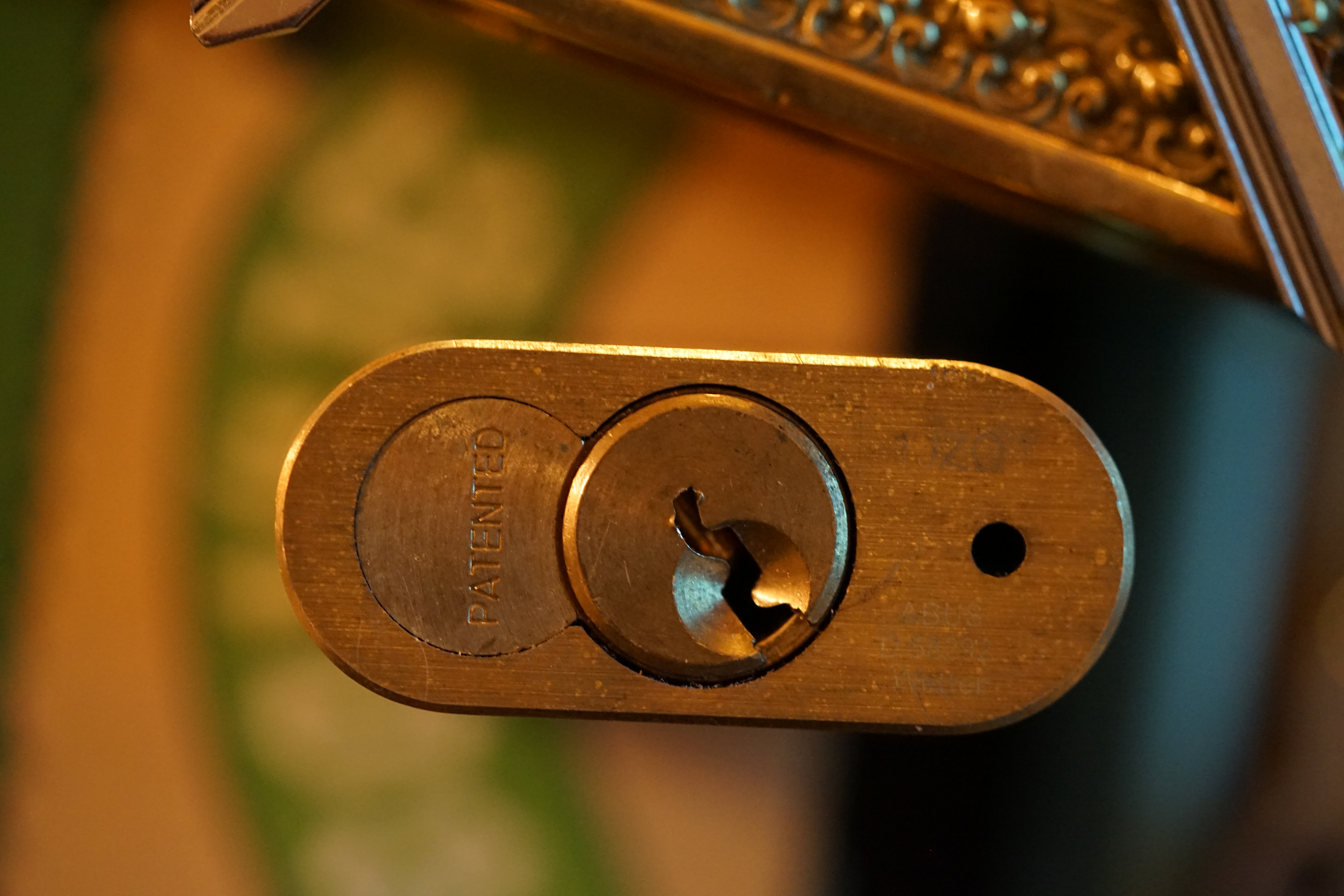 Arthur Bühl, Sympathieträger aus Fuhlsbüttel ( HAM ) betritt das Hasenstübchen. Arthurmeister`s Jukebox spielt: Slow Hand ! Ey Arthurmeister, du alter Sympathieträger: Heute schon gepickt oder was. Heute erst so spät lallt der Scholischek. Der Aufhocker: Prost Helbing ! Der Arkadasch prostet und sabbelt los. Im Hintergrund ist der Objektleiter Hannenberger zu hören: Wie immer. Arthur mein Cousin aus Istanbul ist doch verheiratet mit der Nichte meines Schwippschwager`s und dessen Frau kommt aus Sofia Bulgarien und deren Mann hat eine Schwester und die auch einen Freund und der hat ein Schloss und das ist zu und soll geöffnet werden und wie immer wird Dir ein baugleiches Schloss zum Verbleib in deiner Sammlung zugesandt. Der Einernoch in einem Wort: ABUS. Der Gelenkbusfuzzy, der HSV Ute und BMW Dedl sitzen am Stammtisch. Die Jukebox spielt Ina Müller: Dörp Reggae, au ja Jan Delay. Ute: Stößchen für den HSV. Bouncing Joe Asberry means great NBA. Heike VI lacht: Air Ball. Der Automatenpeter drückt an Arthurmeister`s einarmigen Banditen herum ! Herr Arthur Bühl du Detektiv: Warum gewinne ich immer ? Boogie lallt: ich will auch einen einarmigen Banditen. Heike II will wissen: Wo hast Du denn den einarmigen her ? Das Liebchen flötet: ich will auch immer gewinnen ! Justamente ruft Mr. Smitz vom Playboy, Hollywood, aus seiner Stammkeipe Bunny Hall, im ersten Stock auch Rabbit House, genannt, an. Ey Pornomeister: Is all tutti aposto, what`s going on. I have a Lock for your Lockpicking Sport, you know Pornomaster®. It is an ABUS. No really: A ABUS Padlock. A cutted Modell. Yes orginal from the Company. Yes, ZEUS or ABUS too, yes, yes made in Hong Kong. Stößchen for all, yes, yes Lokalrunde ! you know, yes Käppchen, yes, yes Rotkäppchen. A Bottle from Helbing for the Noagerlzuzler an another Bottle of GabiKo for Scholischek. Yes, yes, for the Einernoch and the buongiorno Eierlikör. The Jukebox plays: T S O P, the top sound of Philadelphia. Die Jukebox im Bunny Hall spielt von der B - Seite Engelbert. Yes, yes, from Vegas. Hilton. America, you know ! Arthurmeister: today is the Keyword: free beer free beer, yes yes, Freibier Freibier, you know. And for the BILD et Uschi greeting`s and stößchen`s. Yes, yes, i have a telefon call with her. She tells me the KI, the chat Gpt from Google the Pornomeister® , you know, beause you are the Präsident from Pornomeister® SARL int. you are tagged with our Präsident Donald Trump. Yes, yes really. With`s the greatest Prädident ! Shure, yes he tells America first. The Jukebox play`s: I Love America. Yes, Yes now listen, yes zuhören, listen you know. I have Kontakte, Connections, you know to Stuttgart. Yes. Patsch Baracks. Yes, and Kelly Baracks too. Yes and we are people from the Hasenstübchen and the Strigoy, yes with the Strigoy and the Droschkendieter we have a Kontakt, yes a telefon call to Mr. Präsident Donald Trump, you know. Buon Giorno ! Trump has as anounced he will fly with his Air Force One to HAM. Yes, Yes, Droschkendieter will him picking up in Fuhlsbüttel. We think inkognito, mayby with Melania. In Arthurmeister`s Jukebox spielt: Schöner fremder Mann ! Schwerti rülpst Prost und F1 Rudi lallt: Schumacher win`s in Austin, Texas. Why Mr. Präsident will visit the Hasenstübchen, your Bunny Hall ? He will make Prosit with the Stammtisch for a Beer and a Frikadelle ! What ? Frikadelle is Burger pur, you know ! Yes shure he will come to ( HAM ) Fuhlsbüttel to the Street Am Hasenberge, you Know, 200 meter`s from Santa Fu away. No, NO, Mr Smitz.us ! Don`t be stupid. We will make with Mr. Präsident Trump a Deal, you know, yes a big Deal with One hundret Prozent Winner Garantie. You know, the einarmiger Bandit in our Hasenstübchen winning every time ! And the Präsident will know the Mystery for every time winning. And we will telling him this Secret and our Lockpicker Stammtisch, you know our Round Table wish for this to make a deal. What you make a deal with Mr. Trump Yes ! What ! Aus Arthurmeister`s Jukebox erklingt: Der alte Wolf, Lupo, you know. Mr. Smitz, not so silly and stupid ! first keine Bier, Wein und Spirituosen Steuern. Keine Tabaksteuern ! I Have Trump twitterd, X, you know, he is from Germany and in Deutschland is kneipensterben, you know rotto ! No bankrotto. And Mr. Trump know`s what party is. Really Mr. Smitz ! And the Stammtischpeople from the Hasenstübchen, the rabbit house, will show him the Magische Dreieck, the mysterie or magic triangle ! What`s that Mr. Arthur Bühl ? First Ritze, second zum goldenen Handschuh, Honka, you know, third Elbschlosskeller. ! You know. Reeperbahn, Yes Sankt Pauli. Yes, this street is called Herbertstraße ! Yes, yes, Herbert is the Schutzpatron from the Bockschein, Yes, yes, der heilige Bim Bam. You must know the deal: we will take our money from the Sparclub, yes from the Sparpig. We make a Kredit and will pay in and around the Kiez - and he make`s TAX free for German Fassbier and Tabak etc. in the Hasenstübchen ! Yes, Dorschkendieter and Dedl drive too. The last fakt is: he has called with the Bild et Friede. Yes, Yes, Mr. Präsident Trump is sorry, because he must going to play Golf. Schade. But we think the Passwort every time Freibier Freibier called is. Parole Emil, oh i see today is the pass word free tax for the Objekt Hasenstübchen. You know Mr. Smitz. Die Jukebox spielt: Joy Flemming - Half Breed ! So, Mr. Smitz, don`t forget the Abus Cut Padlock. Yes, yes, Mr. Smitz and greetings to your Playboy Team in your Bunny Hall. Im Hasenstübchen kocht die Stimmung. Stößchen, Tänzchen ! High Noon ! BMW Dedl meint: sogar 271 km/h. Arthur Bühl, Detektiv aus Hamburg ist Mitglied im Detektiv Verband BUDEG und an die IKD angeschlossen. Als Arthurmeister® erklärt Herr Bühl bei Behörden wie Fedpol, LKA Forensik, das Lockpicking !