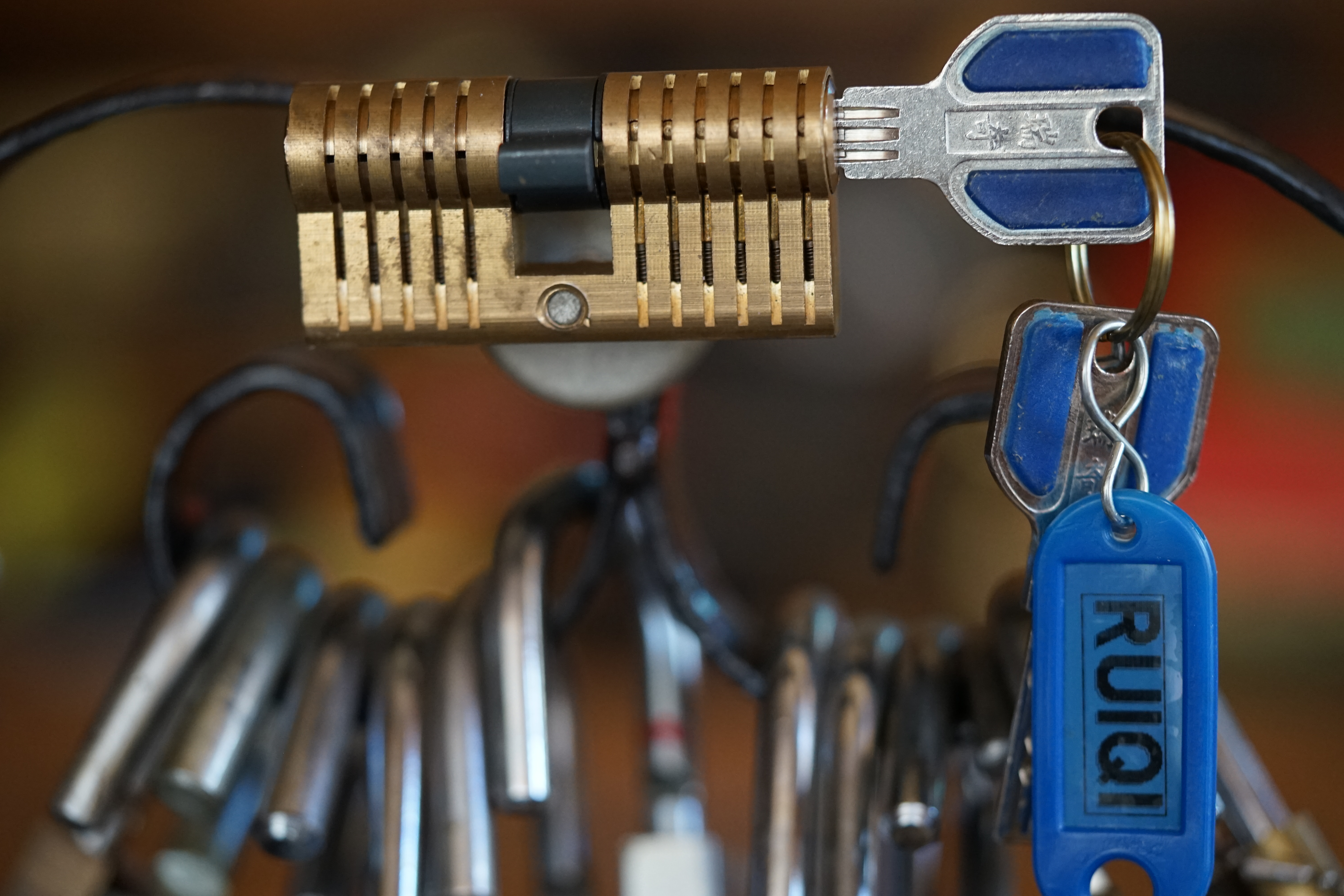 𝔄𝔯𝔱𝔥𝔲𝔯 𝔅ü𝔥𝔩, 𝔄𝔯𝔱𝔥𝔲𝔯𝔪𝔢𝔦𝔰𝔱𝔢𝔯 ® Stück Davon schwarze Katze, Zwei Katzenkopf Schlösser Zunft, Schlosser, Zunftabzeichen, Wappen, Geselle, Anstecknadel, Verbandsabzeichen, Stück Davon. Die nicht alltägliche Form eines Truhenschlossen führte dazu, das man die Schlosser im Zunftleben scherzhaft ironisierend Katzenköpfe nannte. Der Spitzname erhielt sich durch die Jahrhunderte. Und der Katzenkopf wurde damit zu einem Symbol. Er erscheint auf der Anstecknadel, die heute der Schlosser als Verbandabzeichen tragen kann. Die auf der Nadel angebrachte Inschrift " Stück Davon " erklärt sich wie folgt: Der wandernde Schlossergeselle sprach bei einem Meister um Arbeit vor. Befragt, ob er das Handwerk verstünde, antwortete er: Stück Davon ! Die zwei Worte wiesen ihn in aller Bescheidenheit als Angehörigen der Zunft aus, der bereit sei noch weiter zu lernen. DoubleBrain ® SEO für heute: Barockschlüssel, Schmiedeeisen, Halme gedreht, Bärte geschnitten, Reiden aufgesetzt, Stahlschnitttechnik, Kapelleneingerichte, Schmiedeeisen, Hohldorn, Gesenk, Pflanzenmotiv, Wappentierschmuck, geschmiedet, gepunzt, Schlüsselgriff beidseitig, halbrelief, Bekrönung auf der einen Seite als männlicher auf der anderen als weiblicher Kopf, Löwenwappen, Delphine, Schwanzflosse, Stilelemente der Reaissance, profilierter Steckhalm, Gesenke und Reide ziseliert, Griffrand, Zwei Schlangen blau angelassen, Eisenblech, Schließblech, Türrahmen, Schlosskasten, Eisenkern, französisch, Zierdecke ausgehauen, eingehauen und getrieben, Rosette, Ringgriff, Rokoko und Schlüssel, eisernes Wiener Barock Hangschloss mit Spreitzfedernverschluss, gefeilt, geschnitten und ziseliert, flacher Steckschlüssel, Eisengrundplatte und zwei Engel mit Trompete, Posaune und Blumengeranke verziert. Figuren, Schmuck, Jagdszene, Empire, Möbelschlösser, Messingzierdecken, Witwerschlüssel, Schlüsselgewalt, Symbol, Sargschlüssel, Silberschlüssel, Hohldorn, Nachbildung, Kammerherrnschlüssel, Bronce, feuervergoldet, Emblem mit Initialien der weltlichen oder kirchlichen Fürsten versehen, die sie verliehen haben. Doppeladler, Reichsapfel, Zepter und Krone, Übergabeschlüssel, magische Stilelemente, östrerreichischer Kammerherrenschlüssel mit Doppeladler, Kordeln und Quasten, Wien, Hoflieferant, Mayestät, päbstlich, ungarisch, bayerisch, in Silber gegossen, Sinsheim, Hohldornschlösser mit Eisenriegeln, Gelenkschlüssel, einfacher Schieberiegel aus Holz, klappbare Doppelschlüssel aus Tirol, Rohrhülse, Bart, Tirol, Kreuz, Herz, Schlüsselgehänge, süddeutsch, Leder, gotisch, Bügel, Tabakspfeifenschlüssel, Schlossergeselle nach bestandener Prüfung, Schlüsselgeschenketui für die Braut: Bund mit fünf Zimmer, Möbel und Kassettenschlüsseln, in der Mitte Haustorschlüssel aus einem Stück geschmiedet, geschnitten und mit Stahlstangen handpoliert auf dem vierseitigen Gesenk in Schreibschrift " Deutsches Empire ", Dreipass, Jugendstil, Doppelrohr, Hauptportal der Jesuitenkirchen Sankt Michael, Der Hammerschlüssel für Weinkeller: der ziselierte aufgesetzte Hammer diente dem Küfner zum abklopfen der Fässer und zum öffnen der Spunde, Enstehungszeit, Hoftheater, bayrisches Nationaltheater in München, Zerstörung, Kunstschlosser, Fritz Nüssel, Heinrich Pankofer, Germany, wissenschaftlich, systematisch, Schlüsselexperte, Sammler, Privatsammlung, Schlüsselzentrale München, Fachmann für Sicherheitsfragen, sachkundig, Experte, versierter Restaurator, historischer Wert, handwerkliches Geschick und seine langjährige Berufserfahrung, Anerkennung, international, Fachmann nicht nur für die Technick von Schlüsseln und Schloss, auch für künstlerische und historische Fragen. Standardwerk Europa, Übersee, offizielle Stellen, Landeskriminalamt, Bundesanwaltschaft, Keltenschlüssel, Vorchristus, Witwenschlüssel, John F. Kennedy, Weisses Haus, Schlossmuseum Velbert, gut verpackt, Pullach, Erfinder und Auror, Leidenschaft, aufschlußreiches Werrk, Memoiren, Töchter, Emmi Seifert, Marlene Nüssel, Frau Anni, Kaminkehrer, Schwanthal, Freund und Helfer der Polizei, mein Leben, Gedichte, Kaffeveranstaltung, Nachbarschaftshilfe, Essen auf Rädern, Schlüsselfigur, tausend Stücke, Keltenzeit, Christus, Kelheim, Exemplare, Ausländische Lehrlinge, Brocken, wiegt fünf Kilo, Schmucksafe, Ludwig XV 1430, Brillianten, Verona, Eisenzeit, Ägypten, Hallstadtzeit, Salzkammergut, Hallstadt Gräberfeld, Epoche, Eisenverhüttung, Salzbergbau, Gerätschaften zu exportieren, geographischer Ort am Nordende des Neuenburger Sees in der Schweiz, Pfalbauten, auf festem Land angelegte Siedlung, europäische Eisenzeit, Kelten Indogermanischen Völkergruppe, Germanen, Rhein, kämperisch, expansionsbereit, Rom, Homer, Dichter, Jugendzeit, halbdunkel, erahnbar, zivisilatorische Dokumente, Dichtung, märchenhaft schöne Gestalt, Götter treten vor uns hin, denen die mittelmerisch kleinasiatische Menschheit Wirkungen und Tätigkeiten zugedacht hat, die diesen Fabelwesen für immer Kontur verliehen haben. So tritt der Schmiedegott Hephaistos lateinisch Vulkanos vor uns hin: Rußig und edel zugleich, genial erfinderisch, ein kunstreicher Handwerkegott. Der zu den 12 Hauptgöttern der griechisch römischen Antike erzählt wird. Jupiter, Himmel, hinabgstürtzt, Entfernung der Erde von den Sternen, Insel Lemlos, Hinkefuss, Gerechtigkeit, alte Fabeln, schöne und liebenswürdige, Eheweib, Museeum of fine Arts in Boston USA, Parmenides Lehrgedicht Balanos, Hammer, Amboss, Feuer, Wasser, glühend, Metall, Hammerschlag, Gußverfahren, gewünschte Form, Holz oder Kohle, warmgeschmiedet, grobkristallin, feinkörnig, Streck und Bruchgrenze, Plinius, samische Künstler, Erzguß, Keltenschlüssel, hochkant durch einen Schlitz in der Tür gesteckt, gedreht, bis er - nun waagrecht - in die Angriffe der im Riegel gelagerten Sperrklötze eingerastet: die Sperrklötze werden angehoben, der Riegel ist entsperrt und lässt sich mit einem ledernen Zugriemen von außen auf und zu ziehen. Griechenland, lakonisch, neues Prinzip, Schlüsselträger, Kaiserzeit, Würde, Statussymbol, Römer, die punische Kriegen das Metallhandelsmonopol an sich gebracht hatten verfügten in reichem Maße über Kupfer, Zink und Zinn. Verschlußriegel, Feder, Lochkanäle, Sperrstifte, entsichert, auf oder zugeschoben, Drehschlüssel, Hangschloss, Spreitzfeder, Kulturlandschaft, Kassetten, Truhen, Türen, Tiermaskendeckel, Pferdegstalt, arabisch, Vexier, indisch, Kugel, Grundform, Volldorn, Technische Feinheit, Eleganz, Zweckgebilde in den Händen von Menschen, die bemüht sind, mit einem rauhen, kriegerischen Leben fertig zu werden, Verteidigung, bedachte Architektur, spürbar, verschlossen, Zierlichkeit, Zeitläufe, Kultur, Willen und Werkstätten in Pompji und Herkulaneum, Wachsmodell Tonmantel gebrannt, schmilzt das Wachs glühend, Nachteil, römisches Imperium, desto länger, primitive Form, Spätantik, Karolingische Kunst, Fräkisches Adelsgeschlecht, Karl der Große, Triebfeder, Höfische und Kirchliche Kreise, Monumental Kunst, Klerikale Kreise, Kulturträger, Elfenbein, Goldschmied, Goldschmiedekunst, geistig - kulturelle Erhellung, Abendland, profunde Bedeutung, Ehefrau, häusliche Gewalt, Vertrauen, Brauch, Kirchweihtag, Steiermark, geweiht, Gnadenschlüssel, Petrus - Schlüssel, Apostel, Pilger, Schenkung, Pabst Pälagius, Gregor, König Alfons von Kastilien, König Alfred, romanischer Stil, schöpferische Kraft, Kunstgewerbe, Klöster, Kostbarkeiten, kunsthandwerklich, Verfeinerung, Raffiniertheit, Formenwelt, Alltag, Kleidung, Ritterrüstung, kraftvoll, primitiv, gotische Epoche, Jan van Eick, Grammatik, Lebensstil, geläutert, gültig, Opulenz der Kleidung, Materialwert, Charme, Sakral, Phantasie, Formensprache, feinsinnig, Steinmetz, Bescheidenheit, Portal, Notre - Dame, Paris, köstlich, kostbar, Mechanismus, Entsperrungsvorgang, Fischblasen, Kreuze, Drei - und Vierpass, grotesk, meisterlich, Handwerkszeug primitiv, Gewirre, Besatzung, Tropfen Öl, rein von Hand, Prochnov, Kunstschreiner, gesunde Männer, Michael Mann, Michael Mann Kästchen, Nürnberg, Augsburg, Fürth, Wörth, Riegelwerk, sauber geätzte und vergoltdete Büchsen und Pistolen aus Eisen. Doppelmeyer, Markgraf, erlassene Strafe, Spinnenschlösser, Deckelunterseite, figürlich, kunstfertigkeit, Schlüsselloch, größere Summen harten Geldes, raffiniert, Spielerei, Kuriusität, Zeugnis, Möbel, Bombast, Schwulst, Liebe, Zäsur, Dreißigjähriger Krieg, Mutter Courage, Armut, Schichten in Deutschland, Reformation, patetisch, Phänomen, Ornament, Pierre Frommerie, Sedan, Berlin, Ebenholz, Emaill, monumental, Signatur, Barock, Formenreichtum, gediegen, summarisch, mittelmäßig, Epochen, Werkleute, Halskette, Mayestät, Spanien, Revolution, Mittelalter, feierlich, Feind, Öffnung der Tore, Kapitulation, Schlüsselsoldat, Mitglied der päbstlichen Schweizer Garde, Pabstwappen, abfällige Bedeutung, Stadtwappen Tabackspfeife, Vierkant, Dolch, Pistolenschlüssel, geheime Nachrichten, Siegel, Hammerschlüssel für einen Weinkeller, Liebende, Angebetete, Ritter, Kreuzzug, Heiliges Land, Kreuzritter, Ehefrau, Märchen, arges oder schönes, es will scheinen, das eine Welt ohne Schlüssel nicht denkbar ist, Paris, Turenschloss, Schlossfalle, Konstruktion, Luxus, Verschwendungssucht, Kleinod, Brilliant, Maillard, König Stanislas, Ballkongitter, Pastellportrait, Museeum der Stadt Nancy, spirituell Sonnenkönig, Prinz Eugen von Savojen, den sublimen Geist seiner Epoche, General Feldmarschall Prinz Freund der Musen, Besieger der Türken, Zunftbuch, Balthasar, Gitter, Porzellan, hochkultiviert, Degengriff, Münchener Hof, Wittelsbach, Gesamtkunstwerk, Johann Joachim Winckelmann, Kleidermode, Reifrock, Schnürrleibchen, Wohnkultur, Neoklassizismus, Möbel, Chubb, Bramah, Inselstaat, Engländer, Ungarn, Italiener, Tossi, Yale, Hobbs, Aber die Bemühungen um immer neue vergrößerte Sicherheit im Bereich des Schlosses gingen weiter. Man glaubte vorübergehend das non plus ultra Sicherheitsschloss konstruiert zu haben und zwar kühn genug, Geldpreise für denjenigen auszusetzen, dem es gelingen würde, diese neuartigen Schlösser aufzusperren. Überraschend geschah das dank der Fertigkeit des Amerikaners Hobbs 1853. Seine Medtode des Aufsperrens ist in der Fachwelt als Hobbsches Öffnungsverfahren bekannt. Es wurde mit Erfolg publiziert, das Kriminelle Hinweise zum Öffnen der Sicherheitsschlösser erhielten. Linus Yale, Fallstiftriegelschlösser, der Ägypter, Assyrer, Babyloner, Yale Zylinder, C.E. Schulte in Velbert, Kromer Protector Schloss 1871, Hahn AG, Karl Zeiss, BKS, Boge und Kasten Solingen, Koloss von Roddos, Byzanz, Konstantinopel, Moschee, Kirche, Schlüsseltyp, Kaufmann, Herkunft, Herzblatt, Kurfürst, Alltagsgebrauch. Die Schönheit der Welt. Die Kraft, die menschlichen Schöpfergeist gewahr werden lässt. Die beiden Schlüssel in der Hand des heiligen Petrus geben diesem die Macht, die Pforten des Himmels zu öffnen. Der Schlüssel ist ein christliches Symbol, er ist aber auch das Inbild menschlichen Schöpfergeistes und als solches steht er in unmittelbarer Beziehung zu der Arbeitswelt des Sammlers Heinrich Pankofer. Doblebrain ® gibt vor: Mehr SEO ! ! ! Bühl. Arthur Andreas Bühl. Der Sympathieträger ist in Stuttgart, Baden - Württemberg geboren. Der Detektiv lebt in HAM. H1 Text: Der SEO schreibt: 𝔄𝔯𝔱𝔥𝔲𝔯 𝔅ü𝔥𝔩, 𝔄𝔯𝔱𝔥𝔲𝔯𝔪𝔢𝔦𝔰𝔱𝔢𝔯® Bühl, Arthur, Jahrgang 1961, Made in Germany, Detektiv or Private Investigator how Mr. Smitz from the PLAYBOY, Beverly Hills, say`s. Yes Mr. Smitz i will send you the Photo Arthurmeister`s F 1, Jacket for your LeporelloUS. to your E - Mail Mr.Smitz@Mr.Smitz.us. Ok, Mr. Smitz. Mr. Smitz do you know what Google Earth is ? Take BÜHL Arthur, only by Google Earth, you know ? have done it ? Yes Google will show you my Panel superfast. Cool, Arthurmeister, cool. Yes Mr. Smitz, this can i do for you too ! Yes with SEO. Yes, yes, i have Arkadasch erklärt, sein Erikli pasta is not so genial. Der beste Zwetschgenkuchen, you know plum tart, is from the Stadt Bühl. Not laughing in the USA. Bühl is a City like my Name. And the People in this City called it: Zwetschgendatschi ! you know. This is the world best plumcake. Yes Datschi. Yes, Stadt Bühl is near Baden - Baden, the Casino, you know ! Yes. Baden-Württemberg. You must know there is since 1927 the traditionell Zwetschgenfest. And there ist the Zwetschgenkönigin ! Mr. Smitz, my Ur Ur Ur Ur Grandfather is born in Bühl. My Great Grand Grand Mother where also born in the town Bühl. Their profession was Zwetschgenpicker. Not Lockpicker, Zwetschgen / Plum Picker. And Rüttler. Oh, really ! Yes, Yes. And since this time the name of the family Bühl from the Stadt Bühl is: Yes you know - Buehl. Yes i will give Greetings from you to Mrs. Friede Springer from the Newspaper BILD et. Yes, the Elbphilharmonie is in Betrieb. OH, Mr. Smitz, greeting´s to you from Joe Asbbery, NBA, you know. Tomorrow we will meet us in the Hasenstübchen, our Rabbit Hall. For Lockpicking und Beer. Call you. Parole Emil ! H1 Text: Der SEO schreibt weiter: 𝔄𝔯𝔱𝔥𝔲𝔯 𝔅ü𝔥𝔩, 𝔄𝔯𝔱𝔥𝔲𝔯𝔪𝔢𝔦𝔰𝔱𝔢𝔯® Herr Arthur Bühl, kritischer Privatdetektiv aus der Hansestadt Hamburg, bereitet sich auf ein Interview mit der BILD et vor. Bei Babsi und Gina in Fuhlsbüttel wird ihm zuvor der Vokuhila geschnitten. Herr Arthur Bühl wurde schon in der BILD et als " Herr der Schlösser " beschrieben. " Ein bisschen Ruhe bitte " schreibt Jan Freitag von der TAZ. Er erwähnt auch eine Mustertür by Wendt. Es wird darin herumgeprökelt. Selbst Arthur Bühl, der weltbeste aus dem Lockpicker Mekka Hamburg, betreibt pures Understatement, weil er sein Schloss in nur 20 Sekunden " geknackt " hat. Charles Graeber von der Wired.com beschreibt in seinem Artikel Master Lock - Pickers do bottle Arthur Bühl " The Master of the Universe ", Arthur Bühl a private Detective of Germany open locks. Bühl`s Fabio - the - Barbarian Look stands out. He wins the Dutch Open and is now Master of the Universe. The people cry: " Arthurmeister ! booms Arthurmeister ". Mark Webber Tobias, the Author of Locks, Safes, and Security, a Police Reverence, say: Arthurmeister, that ist beautyful. " Open ! " sagt Arthurmeister ", offen ist gut, schneller offen ist besser ". " Beer !" Arthurmeister booms back and a new Champion is born. Die Welt berichtet: " Die Kunst, Schlösser ohne Schlüssel zu öffnen ". Vereinsmitbegründer und Vizepräsident Arthur Bühl trägt seine Leidenschaft schon auf der Krawatte. Sie ist rot mit gelben Schlüsseln drauf. Intern wird er ehrfürchtig " Meister Arthur " gerufen. Er hat es zum siebenfachen Deutschen Meister in verschiedenen Disziplinen geschafft. Er pickt seit der Kindheit. Sein erstes Trainingsobjekt war sein Spardosenschloss - Ein klassischer Einstieg… . Die Slate berichtet über Arthur Bühl als Lockpicking Legend. Es gibt einen Artikel Tool for Picking and Decoding by Stasi, CCC, Vortrag Berlin. Amateur Hour berichtet: Arthurmeister has " The Master Touch ". Bei den Kaba Day `s im Europa Park Rust schreibt die Pressebox: auf großes Interesse der Teilnehmer stieß auch die praktische Vorführung von Steffen Wernéry und Arthur Bühl, die gängige mechanische Schließzylinder ohne Schlüssel zerstörungsfrei öffnen. Meist in Sekundenschnelle. Auch die Chemnitzer Zeitung " Freie Presse " hat über das Lockpicking und Arthur Andreas Bühl alias Arthurmeister berichtet. Dwight Perry schreibt: Arthur Bühl has good hands ! In der Philalocksmith wird Arthur Bühl auch als Lockpicking Legend betitelt. Es gibt auch einen Beitrag, 360 Meridianos. In der Datenschleuder, CCC, wurde über ihn als Sympathieträger berichtet. Veröffentlicht unter Linkedin, Xing, Google Panel, Twitter X. In der Vitrine von Arthur Andreas Bühl, Arthurmeister® sind Schlösser, Padlocks, von ABUS, BKS, CES, DOM, EVVA, Assa Abloy, Z Ikon, Kaba, Keso, ASSA, Winkhaus, Wilka, Trelock, Schmelting, Bode Panzer, Ancor Las, Drumm Geminy, Xylock, SEA, Medeco, Mul-T-Lock, Cut away, ABUS Granit, Pfaffenhain, E*S, ESS, Nemef, BAB, Babelsberg, Stasi, Diskus, WMF, Tesa, Noch, Vachette, Cisa, Wally, Rielda, Mottura, Viro, FAI, GeGe, Fichet, Bode Panzer, Tresor, Bramah, Protector, Braun`s Patent, Walomatus, Arolds, Combination Lock, Yale, Master, American Lock, Tubular, China, Indien, Aligarh, Nepal, Thailand, Zahlenschlösser, Himmelsschlüssel und noch vieles mehr, vorhanden. Alle Schliesszylinder sind Übungsmaterial für das Lockpicking. Schlagschlüssel und so vieles mehr, sind auch dabei. Auch der Sputnik. Verschlagwortet mit: ♥ Vokuhila, Friseur ♥ Schwäbischer Hengst, Zwetschgen Heini, Bühl er, Zwetschge, Google Earth, Mittelpunkt der Welt, Martinameisterin, Cartomanze, Scholischek, " HIGH NOON ! ". ♥ Parole Emil ! Arthur Andreas Bühl, Detektiv, made in Germany, born 1961 in Stuttgart, Baden - Württemberg, living in HAM, Im Dienste der Wahrheitsfindung unterwegs, betreibt in seiner Freizeit Lockpicking aus Leidenschaft. Der mehrfache Deutsche Meister wird in der WIRED als " Master of the Universe " betitelt. In der BILD et ist der Artikel " Herr der Schlösser " abgedruckt. Im Hasenstübchen - Fuhlsbüttel, am Hasenberge, Santa Fu, wird gefeiert. Arthurmeister® stellt seinen Leporello " Der Aufmacher " vor. Der Stammtisch grölt " OFFEN ". Scholischek, Rudi, Heike I, Noagerlzutzler, Arthur und Joe Asberry, der alte NBA ler, prosten sich zu. Arthurmeister`s Jukebox auf YouTube spielt Pointer Sisters - Slow Hand ! ♥ Beim Tanzen ruft die Cartomanze " Ey du Sympthieträger ♥, komm mal her " ! SEO für heute: DETEKTIV, Arthur Bühl, Lockpicker, Deutscher Meister, pickt ABUS Padlock. 𝐀𝐫𝐭𝐡𝐮𝐫 𝐀𝐧𝐝𝐫𝐞𝐚𝐬 𝐁ü𝐡𝐥, 𝐃𝐞𝐭𝐞𝐤𝐭𝐢𝐯, 𝐦𝐚𝐝𝐞 𝐢𝐧 𝐆𝐞𝐫𝐦𝐚𝐧𝐲, 𝐛𝐨𝐫𝐧 𝟏𝟗𝟔𝟏 𝐢𝐧 𝐒𝐭𝐮𝐭𝐭𝐠𝐚𝐫𝐭, 𝐁𝐚𝐝𝐞𝐧 - 𝐖ü𝐫𝐭𝐭𝐞𝐦𝐛𝐞𝐫𝐠, 𝐥𝐢𝐯𝐢𝐧𝐠 𝐢𝐧 𝐇𝐀𝐌, 𝐈𝐦 𝐃𝐢𝐞𝐧𝐬𝐭𝐞 𝐝𝐞𝐫 𝐖𝐚𝐡𝐫𝐡𝐞𝐢𝐭𝐬𝐟𝐢𝐧𝐝𝐮𝐧𝐠 𝐮𝐧𝐭𝐞𝐫𝐰𝐞𝐠𝐬, 𝐛𝐞𝐭𝐫𝐞𝐢𝐛𝐭 𝐢𝐧 𝐬𝐞𝐢𝐧𝐞𝐫 𝐅𝐫𝐞𝐢𝐳𝐞𝐢𝐭 𝐋𝐨𝐜𝐤𝐩𝐢𝐜𝐤𝐢𝐧𝐠 𝐚𝐮𝐬 𝐋𝐞𝐢𝐝𝐞𝐧𝐬𝐜𝐡𝐚𝐟𝐭. 𝐃𝐞𝐫 𝐦𝐞𝐡𝐫𝐟𝐚𝐜𝐡𝐞 𝐃𝐞𝐮𝐭𝐬𝐜𝐡𝐞 𝐌𝐞𝐢𝐬𝐭𝐞𝐫 𝐰𝐢𝐫𝐝 𝐢𝐧 𝐝𝐞𝐫 𝐖𝐈𝐑𝐄𝐃 𝐚𝐥𝐬 " 𝐌𝐚𝐬𝐭𝐞𝐫 𝐨𝐟 𝐭𝐡𝐞 𝐔𝐧𝐢𝐯𝐞𝐫𝐬𝐞 " 𝐛𝐞𝐭𝐢𝐭𝐞𝐥𝐭. 𝐈𝐧 𝐝𝐞𝐫 𝐁𝐈𝐋𝐃 𝐞𝐭 𝐢𝐬𝐭 𝐝𝐞𝐫 𝐀𝐫𝐭𝐢𝐤𝐞𝐥 " 𝐇𝐞𝐫𝐫 𝐝𝐞𝐫 𝐒𝐜𝐡𝐥ö𝐬𝐬𝐞𝐫 " 𝐚𝐛𝐠𝐞𝐝𝐫𝐮𝐜𝐤𝐭. 𝐈𝐦 𝐇𝐚𝐬𝐞𝐧𝐬𝐭ü𝐛𝐜𝐡𝐞𝐧 - 𝐅𝐮𝐡𝐥𝐬𝐛ü𝐭𝐭𝐞𝐥, 𝐚𝐦 𝐇𝐚𝐬𝐞𝐧𝐛𝐞𝐫𝐠𝐞, 𝐒𝐚𝐧𝐭𝐚 𝐅𝐮, 𝐰𝐢𝐫𝐝 𝐠𝐞𝐟𝐞𝐢𝐞𝐫𝐭. 𝐀𝐫𝐭𝐡𝐮𝐫𝐦𝐞𝐢𝐬𝐭𝐞𝐫® 𝐬𝐭𝐞𝐥𝐥𝐭 𝐬𝐞𝐢𝐧𝐞𝐧 𝐋𝐞𝐩𝐨𝐫𝐞𝐥𝐥𝐨 " 𝐃𝐞𝐫 𝐀𝐮𝐟𝐦𝐚𝐜𝐡𝐞𝐫 " 𝐯𝐨𝐫. 𝐃𝐞𝐫 𝐒𝐭𝐚𝐦𝐦𝐭𝐢𝐬𝐜𝐡 𝐠𝐫ö𝐥𝐭 " 𝐎𝐅𝐅𝐄𝐍 ". 𝐒𝐜𝐡𝐨𝐥𝐢𝐬𝐜𝐡𝐞𝐤, 𝐑𝐮𝐝𝐢, 𝐇𝐞𝐢𝐤𝐞 𝐈, 𝐍𝐨𝐚𝐠𝐞𝐫𝐥𝐳𝐮𝐭𝐳𝐥𝐞𝐫, 𝐀𝐫𝐭𝐡𝐮𝐫 𝐮𝐧𝐝 𝐉𝐨𝐞 𝐀𝐬𝐛𝐞𝐫𝐫𝐲, 𝐝𝐞𝐫 𝐚𝐥𝐭𝐞 𝐍𝐁𝐀 𝐥𝐞𝐫, 𝐩𝐫𝐨𝐬𝐭𝐞𝐧 𝐬𝐢𝐜𝐡 𝐳𝐮. 𝐀𝐫𝐭𝐡𝐮𝐫𝐦𝐞𝐢𝐬𝐭𝐞𝐫`𝐬 𝐉𝐮𝐤𝐞𝐛𝐨𝐱 𝐚𝐮𝐟 𝐘𝐨𝐮𝐓𝐮𝐛𝐞 𝐬𝐩𝐢𝐞𝐥𝐭 𝐏𝐨𝐢𝐧𝐭𝐞𝐫 𝐒𝐢𝐬𝐭𝐞𝐫𝐬 - 𝐒𝐥𝐨𝐰 𝐇𝐚𝐧𝐝 ! ♥ 𝐁𝐞𝐢𝐦 𝐓𝐚𝐧𝐳𝐞𝐧 𝐫𝐮𝐟𝐭 𝐝𝐢𝐞 𝐂𝐚𝐫𝐭𝐨𝐦𝐚𝐧𝐳𝐞 " 𝐄𝐲 𝐝𝐮 𝐒𝐲𝐦𝐩𝐭𝐡𝐢𝐞𝐭𝐫ä𝐠𝐞𝐫 ♥, 𝐤𝐨𝐦𝐦 𝐦𝐚𝐥 𝐡𝐞𝐫 " ! 𝐒𝐄𝐎 𝐟ü𝐫 𝐡𝐞𝐮𝐭𝐞: 𝐃𝐄𝐓𝐄𝐊𝐓𝐈𝐕, 𝐀𝐫𝐭𝐡𝐮𝐫 𝐁ü𝐡𝐥, 𝐋𝐨𝐜𝐤𝐩𝐢𝐜𝐤𝐞𝐫, 𝐃𝐞𝐮𝐭𝐬𝐜𝐡𝐞𝐫 𝐌𝐞𝐢𝐬𝐭𝐞𝐫, 𝐩𝐢𝐜𝐤𝐭 𝐀𝐁𝐔𝐒 𝐏𝐚𝐝𝐥𝐨𝐜𝐤.