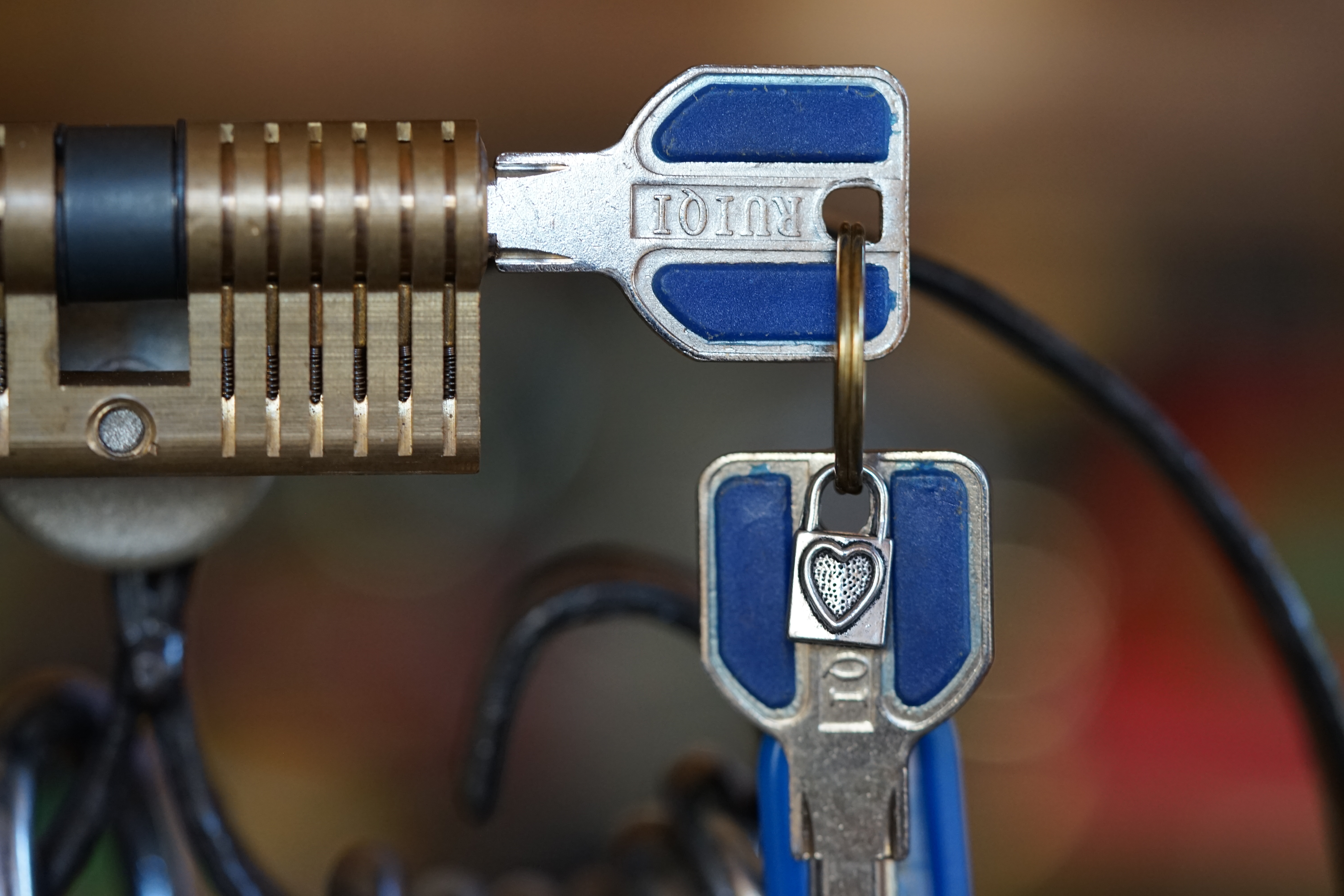 Arthur Bühl, Detektiv und Performancekünstler aus Hamburg Fuhlsbüttel, wird von seinen Freunden aus dem Hasenstübchen strahlend begrüßt: Hallo Arthurmeister®, du alter einarmiger Sympathieträger: zitierst Du heute wieder am Stammtisch beim Lockpicking und beim anschauen von Schloss Herzen unseren Freund: Wilhelm Busch ? Max und Moritz - Eine Bubengeschichte in sieben Streichen Max und Moritz machten beide, als sie lebten, keinem Freude; Bildlich siehst du jetzt die Possen, die in Wirklichkeit verdrossen, mit behaglichem Gekicher, weil du selbst vor ihnen sicher. Aber das bedenke stets : Wie man’s treibt, mein Kind, so geht’s. Vorwort Ach was muß man oft von bösen Kindern hören oder lesen ! Wie zum Beispiel hier von diesen, welche Max und Moritz hießen. Die, anstatt durch weise Lehren sich zum Guten zu bekehren, oftmals noch darüber lachten und sich heimlich lustig machten. Ja, zur Übeltätigkeit, Ja, dazu ist man bereit ! Menschen necken, Tiere quälen, Äpfel, Birnen, Zwetschen stehlen, das ist freilich angenehmer und dazu auch viel bequemer, als in Kirche oder Schule festzusitzen auf dem Stuhle. Aber wehe, wehe, wehe, Wenn ich auf das Ende sehe ! ! Aber wehe, wehe, wehe, Wenn ich auf das Ende sehe ! ! Ach, das war ein schlimmes Ding, wie es Max und Moritz ging. Drum ist hier, was sie getrieben, abgemalt und aufgeschrieben. Max und Moritz - Erster Streich - Witwe Bolte Mancher gibt sich viele Müh mit dem lieben Federvieh; einesteils der Eier wegen, welche diese Vögel legen, zweitens, weil man dann und wann einen Braten essen kann; drittens aber nimmt man auch ihre Federn zum Gebrauch in die Kissen und die Pfühle, denn man liegt nicht gerne kühle. " Seht, da ist die Witwe Bolte, Die das auch nicht gerne wollte. " Seht, da ist die Witwe Bolte, die das auch nicht gerne wollte. Ihrer Hühner waren drei und ein stolzer Hahn dabei. Max und Moritz dachten nun : Was ist hier jetzt wohl zu tun ? Ganz geschwinde, eins, zwei, drei, schneiden sie sich Brot entzwei, in vier Teile, jedes Stück wie ein kleiner Finger dick. Diese binden sie an Fäden, übers Kreuz, ein Stück an jeden, und verlegen sie genau in den Hof der guten Frau. Kaum hat dies der Hahn gesehen, fängt er auch schon an zu krähen: Kikeriki, kikikerikih!! Tak, tak, tak, da kommen sie! Hahn und Hühner schlucken munter jedes ein Stück Brot hinunter; Aber als sie sich besinnen, konnte keines recht von hinnen. In die Kreuz und in die Quer reißen sie sich hin und her, flattern auf und in die Höh, Ach herrje, herrjemine! Ach, sie bleiben an dem langen, Dürren Ast des Baumes hangen. Und ihr Hals wird lang und länger, Ihr Gesang wird bang und bänger, Jedes legt noch schnell ein Ei, Und dann kommt der Tod herbei. Witwe Bolte in der Kammer Hört im Bette diesen Jammer; Ahnungsvoll tritt sie heraus: Ach, was war das für ein Graus! " Fließet aus dem Aug, ihr Tränen! All mein Hoffen, all mein Sehnen, meines Lebens schönster Traum hängt an diesem Apfelbaum " ! Tiefbetrübt und sorgenschwer kriegt sie jetzt das Messer her, Nimmt die Toten von den Strängen, Daß sie so nicht länger hängen, Und mit stummem Trauerblick Kehrt sie in ihr Haus zurück. Dieses war der erste Streich, Doch der zweite folgt sogleich. Max und Moritz - Zweiter Streich Als die gute Witwe Bolte Sich von ihrem Schmerz erholte, Dachte sie so hin und her, Daß es wohl das beste wär, Die Verstorbnen, die hienieden Schon so frühe abgeschieden, Ganz im stillen und in Ehren Gut gebraten zu verzehren. Freilich war die Trauer groß, Als sie nun so nackt und bloß Abgerupft am Herde lagen, Sie, die einst in schönen Tagen Bald im Hofe, bald im Garten Lebensfroh im Sande scharrten. Ach, Frau Bolte weint aufs neu, Und der Spitz steht auch dabei. Max und Moritz rochen dieses: "Schnell aufs Dach gekrochen!“ hieß es. Durch den Schornstein mit Vergnügen Sehen sie die Hühner liegen, Die schon ohne Kopf und Gurgeln Lieblich in der Pfanne schmurgeln. " Eben geht mit einem Teller Witwe Bolte in den Keller " Eben geht mit einem Teller Witwe Bolte in den Keller, Daß sie von dem Sauerkohle Eine Portion sich hole, Wofür sie besonders schwärmt, Wenn er wieder aufgewärmt. Unterdessen auf dem Dache Ist man tätig bei der Sache. Max hat schon mit Vorbedacht Eine Angel mitgebracht. Schnupdiwup, da wird nach oben Schon ein Huhn heraufgehoben! Schnupdiwup, jetzt Numro zwei! Schnupdiwup, jetzt Numro drei! Und jetzt kommt noch Numro vier: Schnupdiwup, dich haben wir! Zwar der Spitz sah es genau Und er bellt: Rawau, rawau! Aber schon sind sie ganz munter Fort und von dem Dach herunter. Na, das wird Spektakel geben, Denn Frau Bolte kommt soeben; Angewurzelt stand sie da, Als sie nach der Pfanne sah. Alle Hühner waren fort, "Spitz!“ das war ihr erstes Wort. "O du Spitz, du Ungetüm! Aber wart, ich komme ihm!“ Mit dem Löffel groß und schwer Geht es über Spitzen her; Laut ertönt sein Wehgeschrei, Denn er fühlt sich schuldenfrei. Max und Moritz im Verstecke Schnarchen aber an der Hecke. Und vom ganzen Hühnerschmaus Guckt nur noch ein Bein heraus. Dieses war der zweite Streich, Doch der dritte folgt sogleich. Max und Moritz - Dritter Streich Jedermann im Dorfe kannte Einen, der sich Böck benannte. " Alle diese Kleidungssachen Wußte Schneider Böck zu machen. " Alltagsröcke, Sonntagsröcke, Lange Hosen, spitze Fräcke, Westen mit bequemen Taschen, Warme Mäntel und Gamaschen, Alle diese Kleidungssachen Wußte Schneider Böck zu machen. Oder wäre was zu flicken, Abzuschneiden, anzustücken, Oder gar ein Knopf der Hose Abgerissen oder lose Wie und wo und was es sei, Hinten, vorne, einerlei Alles macht der Meister Böck, Denn das ist sein Lebenszweck. Drum so hat in der Gemeinde Jedermann ihn gern zum Freunde. Aber Max und Moritz dachten, Wie sie ihn verdrießlich machten. Nämlich vor des Meisters Hause Floß ein Wasser mit Gebrause. Übers Wasser führt ein Steg Und darüber geht der Weg. Max und Moritz, gar nicht träge, Sägen heimlich mit der Säge, Ritzeratze! voller Tücke, In die Brücke eine Lücke. Als nun diese Tat vorbei, Hört man plötzlich ein Geschrei: "He, heraus, du Ziegen-Böck! Scheider Schneider, meck, meck, meck!“ Alles konnte Böck ertragen, Ohne nur ein Wort zu sagen; Aber wenn er dies erfuhr, Ging“s ihm wider die Natur. " Denn schon wieder ihm zum Schreck Tönt ein lautes: ‚Meck, meck, meck! " Schnelle springt er mit der Elle Über seines Hauses Schwelle, Denn schon wieder ihm zum Schreck Tönt ein lautes: "Meck, meck, meck!“ Und schon ist er auf der Brücke. Kracks, die Brücke bricht in Stücke! Wieder tönt es: "Meck, meck, meck!“ Plumps, da ist der Schneider weg! Grad als dieses vorgekommen, Kommt ein Gänsepaar geschwommen, Welches Böck in Todeshast Krampfhaft bei den Beinen faßt. Beide Gänse in der Hand, Flattert er auf trocknes Land. Übrigens bei alledem Ist so etwas nicht bequem! Wie denn Böck von der Geschichte Auch das Magendrücken kriegte. Hoch ist hier Frau Böck zu preisen! Denn ein heißes Bügeleisen, Auf den kalten Leib gebracht, Hat es wiedergutgemacht. Bald im Dorf hinauf, hinunter Hieß es: Böck ist wieder munter. Dieses war der dritte Streich, Doch der vierte folgt sogleich. Max und Moritz - Vierter Streich Also lautet ein Beschluß: Daß der Mensch was lernen muß. Nicht allein das Abc Bringt den Menschen in die Höh, Nicht allein im Schreiben, Lesen Übt sich ein vernünftig Wesen; Nicht allein in Rechnungssachen Soll der Mensch sich Mühe machen; Sondern auch der Weisheit Lehren Muß man mit Vergnügen hören. " Daß dies mit Verstand geschah War Herr Lehrer Lämpel da. " Daß dies mit Verstand geschah War Herr Lehrer Lämpel da. Max und Moritz, diese beiden, Mochten ihn darum nicht leiden. Denn wer böse Streiche macht, Gibt nicht auf den Lehrer acht. Nun war dieser brave Lehrer Von dem Tobak ein Verehrer, Was man ohne alle Frage Nach des Tages Müh und Plage Einem guten, alten Mann Auch von Herzen gönnen kann. Max und Moritz, unverdrossen, Sinnen aber schon auf Possen, Ob vermittelst seiner Pfeifen Dieser Mann nicht anzugreifen. Einstens, als es Sonntag wieder Und Herr Lämpel brav und bieder In der Kirche mit Gefühle Saß vor seinem Orgelspiele, Schlichen sich die bösen Buben In sein – Haus und seine Stuben, Wo die Meerschaumpfeife stand; Max hält sie in seiner Hand; Aber Moritz aus der Tasche Zieht die Flintenpulverflasche, Und geschwinde – stopf, stopf, stopf – Pulver in den Pfeifenkopf. Jetzt nur still und schnell nach Haus, Denn schon ist die Kirche aus! Eben schließt in sanfter Ruh Lämpel seine Kirche zu; Und mit Buch und Notenheften, Nach besorgten Amtsgeschäften, Lenkt er freudig seine Schritte Zu der heimatlichen Hütte, Und voll Dankbarkeit sodann Zündet er sein Pfeifchen an. "Ach!“ spricht er, "die größte Freud Ist doch die Zufriedenheit!“ Rums, da geht die Pfeife los Mit Getöse, schrecklich groß! Kaffeetopf und Wasserglas, Tabaksdose, Tintenfaß, Ofen, Tisch und Sorgensitz Alles fliegt im Pulverblitz. Als der Dampf sich nun erhob, Sieht man Lämpel, der – gottlob! – Lebend auf dem Rücken liegt; Doch er hat was abgekriegt. Nase, Hand, Gesicht und Ohren Sind so schwarz als wie die Mohren, Und des Haares letzter Schopf Ist verbrannt bis auf den Kopf. Wer soll nun die Kinder lehren Und die Wissenschaft vermehren Wer soll nun für Lämpel leiten Seine Amtestätigkeiten Woraus soll der Lehrer rauchen, Wenn die Pfeife nicht zu brauchen Mit der Zeit wird alles heil, Nur die Pfeife hat ihr Teil. Dieses war der vierte Streich, Doch der fünfte folgt sogleich. Max und Moritz - Fünfter Streich Wer in Dorfe oder Stadt Einen Onkel wohnen hat, Der sei höflich und bescheiden; Denn das mag der Onkel leiden. Morgens sagt man: " Guten Morgen! Haben Sie was zu besorgen?“ Bringt ihm, was er haben muß: Zeitung, Pfeife, Fidibus. Oder sollt `es wo im Rücken Drücken, beißen oder zwicken, Gleich ist man mit Freudigkeit Dienstbeflissen und bereit. Oder sei`s nach einer Prise, Daß der Onkel heftig niese, Ruft man: " Prosit ! " alsogleich. " Danke ! " - " Wohl bekomm es Euch ! " Oder kommt er spät nach Haus, Zieht man ihm die Stiefel aus, Holt Pantoffel, Schlafrock, Mütze, Daß er nicht im Kalten sitze. Kurz, man ist darauf bedacht, Was dem Onkel Freude macht. Max und Moritz ihrerseits Fanden darin keinen Reiz. Denkt euch nur, welch schlechten Witz Machten sie mit Onkel Fritz ! Jeder weiß, was so ein Mai- Käfer für ein Vogel sei. In den Bäumen hin und her Fliegt und kriecht und krabbelt er. Max und Moritz, immer munter, Schütteln sie vom Baum herunter. In die Tüte von Papiere Sperren sie die Krabbeltiere. Fort damit und in die Ecke Unter Onkel Fritzens Decke! Bald zu Bett geht Onkel Fritze In der spitzen Zipfelmütze; Seine Augen macht er zu Hüllt sich ein und schläft in Ruh. Doch die Käfer - kritze, kratze ! - Kommen schnell aus der Matratze. Schon faßt einer, der voran, Onkel Fritzens Nase an. " Bau! " schreit er“,was ist das hier ? " Und erfaßt das Ungetier. Und den Onkel voller Grausen Sieht man aus dem Bette sausen. " Autsch! " - schon wieder hat er einen lm Genicke, an den Beinen; Hin und her und rundherum Kriecht es, fliegt es mit Gebrumm. " Onkel Fritz, in dieser Not, Haut und trampelt alles tot. " Onkel Fritz, in dieser Not, Haut und trampelt alles tot. Guckste wohl, jetzt ist“s vorbei Mit der Käferkrabbelei! Onkel Fritz hat wieder Ruh Und macht seine Augen zu. Dieses war der fünfte Streich, Doch der sechste folgt sogleich. Max und Moritz - Sechster Streich In der schönen Osterzeit, Wenn die frommen Bäckersleut Viele süße Zuckersachen Backen und zurechtemachen, Wünschen Max und Moritz auch Sich so etwas zum Gebrauch. Doch der Bäcker, mit Bedacht, Hat das Backhaus zugemacht, Also, will hier einer stehlen, Muß er durch den Schlot sich quälen. Ratsch! . da kommen die zwei Knaben Durch den Schornstein,schwarz wie Raben. Puff. sie fallen in die Kist, Wo das Mehl darinnen ist ! Da! nun sind sie alle beide rundherum so weiß wie Kreide Aber schon mit viel Vergnügen sehen sie die Brezeln liegen. Knacks! da bricht der Stuhl entzwei; Schwapp! da liegen sie im Brei. Ganz von Kuchenteig umhüllt, stehn sie da als Jammerbild. " Gleich erscheint der Meister Bäcker Und bemerkt die Zuckerlecker. " Gleich erscheint der Meister Bäcker Und bemerkt die Zuckerlecker. Eins, zwei, drei, eh man`s gedacht, sind zwei Brote draus gemacht ! In dem Ofen glüht es noch Ruff ! damit ins Ofenloch ! Ruff! man zieht sie aus der Glut; Denn nun sind sie braun und gut ! Jeder denkt: die sind perdü ! Aber nein - noch leben sie. Knusper, knasper ! wie zwei Mäuse Fressen sie durch das Gehäuse; Und der Meister Bäcker schrie: " Ach herrje, da laufen sie ! " Dieses war der sechste Streich, Doch der letzte folgt sogleich. Max und Moritz - Letzter Streich Max und Moritz, wehe euch ! Jetzt kommt euer letzter Streich ! Wozu müssen auch die beiden Löcher in die Säcke schneiden ? " Seht, da trägt der Bauer Mecke Einen seiner Maltersäcke. " Seht, da trägt der Bauer Mecke Einen seiner Maltersäcke. Aber kaum, daß er von hinnen, fängt das Korn schon an zu rinnen. Und verwundert steht und spricht er: " Zapperment ! Dat Ding werd lichter ! " Hei ! Da sieht er voller Freude Max und Moritz im Getreide. Rabs ! - In seinen großen Sack Schaufelt er das Lumpenpack. Max und Moritz wird es schwüle; Denn nun geht es nach der Mühle. " Meister Müller, he, heran ! Mahl er das, so schnell er kann ! " " Her damit ! " und in den Trichter Schüttelt er die Bösewichter. Rickeracke! Rickeracke! Geht die Mühle mit Geknacke. Hier kann man sie noch erblicken Fein geschroten und in Stücken. Doch sogleich verzehret sie Meister Müllers Federvieh. Schluß Als man dies im Dorf erfuhr, War von Trauer keine Spur. Witwe Bolte, mild und weich, Sprach: " Sieh da, ich dacht es gleich ! " " Jajaja ! " rief Meister Böck, " Bosheit ist kein Lebenszweck! " Drauf so sprach Herr Lehrer Lämpel: " Dies ist wieder ein Exempel! " " Freilich“, meint der Zuckerbäcker, " Warum ist der Mensch so lecker ! " Selbst der gute Onkel Fritze Sprach: " Das kommt von dumme Witze ! " Doch der brave Bauersmann Dachte: " Wat geiht meck dat an ! " Kurz, im ganzen Ort herum Ging ein freudiges Gebrumm " Gott sei Dank ! Nun ist`s vorbei Mit der Übeltäterei ! ! " Tagged with Arthur Andreas Bühl, Arthurmeister, Vereins - Wiki - Fandom, Linkedin Detektiv Arthur Bühl aus Hamburg, Bühl, Stadt Bühl, Wappen Bühl, Design Bühl, Zwetschgenfest Bühl, Schwäbischer Hengst Bühl, Arthur Bühl, geb. 1961, Babyboomer, Detektiv aus Hamburg sagt am Stammtisch: Wilhelm, du alter Säufer ! Hier lautet es: Parole Emil ! Koksa.org erfreulich Schlossindustrie und Elite rücken zusammen. Pressebox KABA Days, Boston Magazin Arthurmeister, one off the top lockpickers of the world. Sympathieträger Ausperrstunde, Ein bischen Ruhe bitte, Wired Arthurmeister boom`s, Wikipedia, Jukebox im Hasenstübchen, PAROLE EMIL.