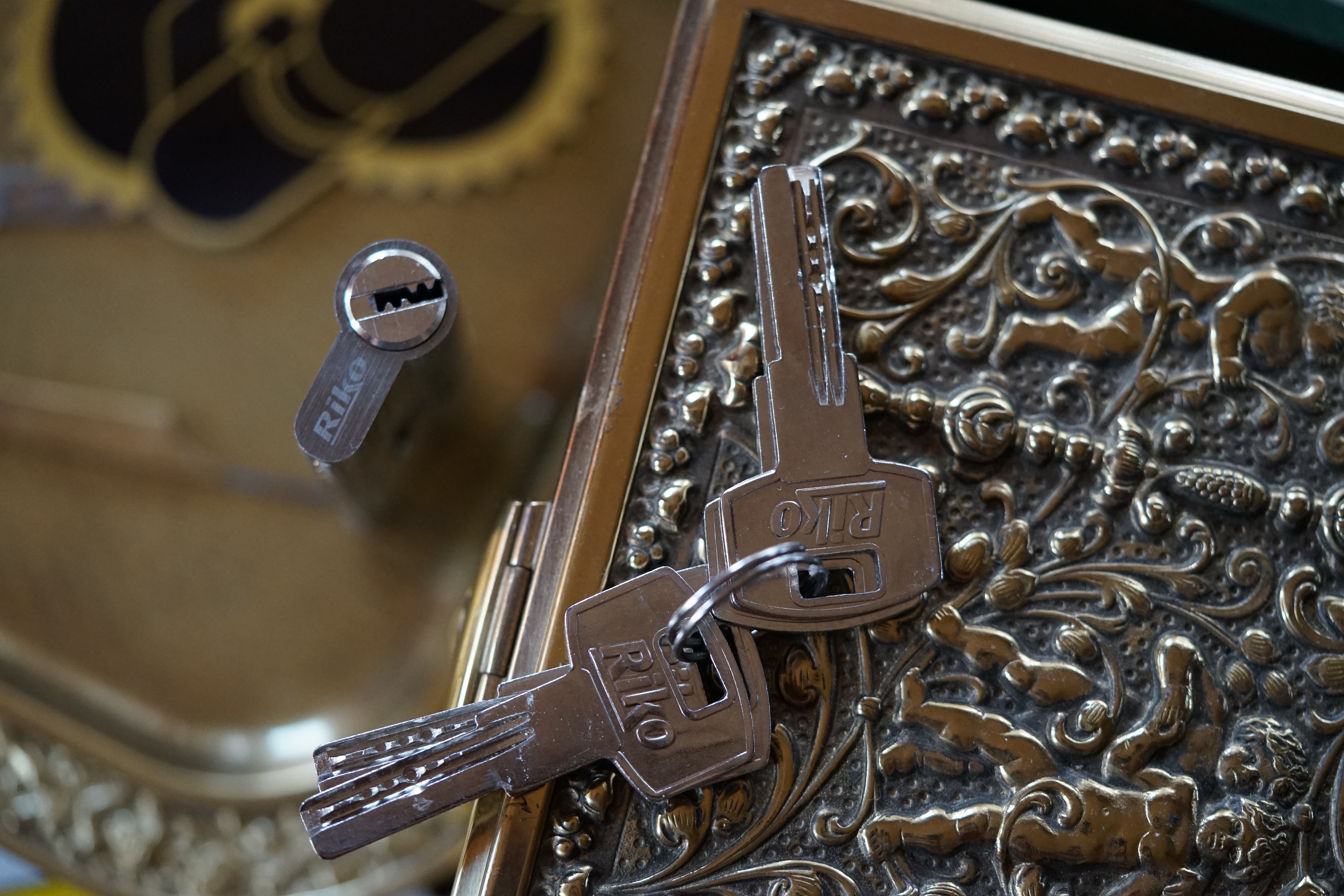 SEO PM Bühl Wappen Bühl. Arthur Andreas Bühl. Der Sympathieträger ist in Stuttgart, Baden - Württemberg geboren. Der Detektiv lebt in HAM. H1 Text der SEO schreibt: 𝔄𝔯𝔱𝔥𝔲𝔯 𝔅ü𝔥𝔩, 𝔄𝔯𝔱𝔥𝔲𝔯𝔪𝔢𝔦𝔰𝔱𝔢𝔯® Bühl, Arthur, Jahrgang 1961, Made in Germany, Detektiv or Private Investigator how Mr. Smitz from the PLAYBOY, Beverly Hills, say`s. Yes Mr. Smitz i will send you the Photo Arthurmeister`s F 1, Jacket for your LeporelloUS. to your E - Mail Mr.Smitz@Mr.Smitz.us. Ok, Mr. Smitz. Mr. Smitz do you know what Google Earth is ? Take BÜHL Arthur, only by Google Earth, you know ? have done it ? Yes Google will show you my Panel superfast. Cool, Arthurmeister, cool. Yes Mr. Smitz, this can i do for you too ! Yes with SEO. Yes, yes, i have Arkadasch erklärt, sein Erikli pasta is not so genial. Der beste Zwetschgenkuchen, you know plum tart, is from the Stadt Bühl. Not laughing in the USA. Bühl is a City like my Name. And the People in this City called it: Zwetschgendatschi ! you know. This is the world best plumcake. Yes Datschi. Yes, Stadt Bühl is near Baden - Baden, the Casino, you know ! Yes. Baden-Württemberg. You must know there is since 1927 the traditionell Zwetschgenfest. And there ist the Zwetschgenkönigin ! Mr. Smitz, my Ur Ur Ur Ur Grandfather is born in Bühl. My Great Grand Grand Mother where also born in the town Bühl. Their profession was Zwetschgenpicker. Not Lockpicker, Zwetschgen / Plum Picker. And Rüttler. Oh, really ! Yes, Yes. And since this time the name of the family Bühl from the Stadt Bühl is: Yes you know - Buehl. Yes i will give Greetings from you to Mrs. Friede Springer from the Newspaper BILD et. Yes, the Elbphilharmonie is in Betrieb. OH, Mr. Smitz, greeting´s to you from Joe Asbbery, NBA, you know. Tomorrow we will meet us in the Hasenstübchen, our Rabbit Hall. For Lockpicking und Beer. Call you. Parole Emil ! H1 Text der SEO schreibt weiter: 𝔄𝔯𝔱𝔥𝔲𝔯 𝔅ü𝔥𝔩, 𝔄𝔯𝔱𝔥𝔲𝔯𝔪𝔢𝔦𝔰𝔱𝔢𝔯® Herr Arthur Bühl, kritischer Privatdetektiv aus der Hansestadt Hamburg, bereitet sich auf ein Interview mit der BILD et vor. Bei Babsi und Gina in Fuhlsbüttel wird ihm zuvor der Vokuhila geschnitten. Herr Arthur Bühl wurde schon in der BILD et als " Herr der Schlösser " beschrieben. " Ein bisschen Ruhe bitte " schreibt Jan Freitag von der TAZ. Er erwähnt auch eine Mustertür by Wendt. Es wird darin herumgeprökelt. Selbst Arthur Bühl, der weltbeste aus dem Lockpicker Mekka Hamburg, betreibt pures Understatement, weil er sein Schloss in nur 20 Sekunden " geknackt " hat. Charles Graeber von der Wired.com beschreibt in seinem Artikel Master Lock - Pickers do bottle Arthur Bühl " The Master of the Universe ", Arthur Bühl a private Detective of Germany open locks. Bühl`s Fabio - the - Barbarian Look stands out. He wins the Dutch Open and is now Master of the Universe. The people cry: " Arthurmeister ! booms Arthurmeister ". Mark Webber Tobias, the Author of Locks, Safes, and Security, a Police Reverence, say: Arthurmeister, that ist beautyful. " Open ! " sagt Arthurmeister ", offen ist gut, schneller offen ist besser ". " Beer !" Arthurmeister booms back and a new Champion is born. Die Welt berichtet: " Die Kunst, Schlösser ohne Schlüssel zu öffnen ". Vereinsmitbegründer und Vizepräsident Arthur Bühl trägt seine Leidenschaft schon auf der Krawatte. Sie ist rot mit gelben Schlüsseln drauf. Intern wird er ehrfürchtig " Meister Arthur " gerufen. Er hat es zum siebenfachen Deutschen Meister in verschiedenen Disziplinen geschafft. Er pickt seit der Kindheit. Sein erstes Trainingsobjekt war sein Spardosenschloss - Ein klassischer Einstieg… . Die Slate berichtet über Arthur Bühl als Lockpicking Legend. Es gibt einen Artikel Tool for Picking and Decoding by Stasi, CCC, Vortrag Berlin. Amateur Hour berichtet: Arthurmeister has " The Master Touch ". Bei den Kaba Day `s im Europa Park Rust schreibt die Pressebox: auf großes Interesse der Teilnehmer stieß auch die praktische Vorführung von Steffen Wernéry und Arthur Bühl, die gängige mechanische Schließzylinder ohne Schlüssel zerstörungsfrei öffnen. Meist in Sekundenschnelle. Auch die Chemnitzer Zeitung " Freie Presse " hat über das Lockpicking und Arthur Andreas Bühl alias Arthurmeister berichtet. Dwight Perry schreibt: Arthur Bühl has good hands ! In der Philalocksmith wird Arthur Bühl auch als Lockpicking Legend betitelt. Es gibt auch einen Beitrag, 360 Meridianos. In der Datenschleuder, CCC, wurde über ihn als Sympathieträger berichtet. Veröffentlicht unter Linkedin, Xing, Google Panel, Twitter X. In der Vitrine von Arthur Andreas Bühl, Arthurmeister® sind Schlösser, Padlocks, von ABUS, BKS, CES, DOM, EVVA, Assa Abloy, Z Ikon, Kaba, Keso, ASSA, Winkhaus, Wilka, Trelock, Schmelting, Bode Panzer, Ancor Las, Drumm Geminy, Xylock, SEA, Medeco, Mul-T-Lock, Cut away, ABUS Granit, Pfaffenhain, E*S, ESS, Nemef, BAB, Babelsberg, Stasi, Diskus, WMF, Tesa, Noch, Vachette, Cisa, Wally, Rielda, Mottura, Viro, FAI, GeGe, Fichet, Bode Panzer, Tresor, Bramah, Protector, Braun`s Patent, Walomatus, Arolds, Combination Lock, Yale, Master, American Lock, Tubular, China, Indien, Aligarh, Nepal, Thailand, Zahlenschlösser, Himmelsschlüssel und noch vieles mehr, vorhanden. Alle Schliesszylinder sind Übungsmaterial für das Lockpicking. Schlagschlüssel und so vieles mehr, sind auch dabei. Auch der Sputnik. Verschlagwortet mit: ♥ Vokuhila, Friseur ♥ Schwäbischer Hengst, Zwetschgen Heini, Bühl er, Zwetschge, Google Earth, Mittelpunkt der Welt, Martinameisterin, Cartomanze, Scholischek, " HIGH NOON ! ". ♥ Parole Emil ! SEO SH Bühl Wappen 𝔄𝔯𝔱𝔥𝔲𝔯 𝔅ü𝔥𝔩, 𝔄𝔯𝔱𝔥𝔲𝔯𝔪𝔢𝔦𝔰𝔱𝔢𝔯® ♥ Bühl, Arthur, Jahrgang 1961, Made in Germany, Detektiv or Private Investigator how Mr. Smitz from the PLAYBOY, Beverly Hills, say`s. Yes Mr. Smitz i will send you the Photo Arthurmeister`s F1, Jacket for your LeporelloUS. to your E - Mail Mr.Smitz@Mr.Smitz.us. Ok, Mr. Smitz. Mr. Smitz do you know what Google Earth is ? Take BÜHL Arthur, only by Google Earth, you know ? have done it ? Yes Google will show you my Panel superfast. Cool, Arthurmeister, cool. Yes Mr. Smitz, this can i do for you too ! Yes with SEO. Yes, yes, i have Arkadasch erklärt, sein Erikli pasta is not so genial. Der beste Zwetschgenkuchen, you know plum tart, is from the Stadt Bühl. Not laughing in the USA. Bühl is a City like my Name. And the People in this City called it: Zwetschgendatschi ! you know. This is the world best plumcake. Yes Datschi ! Yes, Stadt Bühl is near Baden - Baden, the Casino, you know ! Yes. Baden-Württemberg. You must know there is since 1927 the traditionell Zwetschgenfest. And there ist the Zwetschgenkönigin ! Mr. Smitz, my Ur Ur Ur Ur Grandfather is born in Bühl. My Great Grand Grand Mother where also born in the town Bühl. Their profession was Zwetschgenpicker. Not Lockpicker, Zwetschgen / Plum Picker. And Rüttler. Oh, really ! Yes, Yes. And since this time the name of the family Bühl from the Stadt Bühl is: Yes you know - Buehl. Yes i will give Greetings from you to Mrs. Friede Springer from the Newspaper BILD et. Yes, the Elbphilharmonie is in Betrieb. OH, Mr. Smitz, greeting´s to you from Joe Asbbery, NBA, you know. Tomorrow we will meet us in the Hasenstübchen, our Rabbit Hall. For Lockpicking und Beer. Call you. Parole Emil ! Not E-Mail. Provided by www.Arthur-Bühl.de and www.Arthurmeister.de Verschlagwortet mit: ♥ Vokuhila, Friseur ♥ Schwäbischer Hengst, Zwetschgen Heini, Bühl er, Zwetschge, Google Earth, Mittelpunkt der Welt, Martinameisterin, Cartomanze, Scholischek, " HIGH NOON ! ". ♥ Parole Emil ! Veröffentlicht unter Linkedin, Xing, Google Panel, Twitter X. Wordpress spricht über die KI: SEO Text Bühl. Pornomeister@Pornomeister.de ♥ 𝔄𝔯𝔱𝔥𝔲𝔯 𝔅ü𝔥𝔩, 𝔄𝔯𝔱𝔥𝔲𝔯𝔪𝔢𝔦𝔰𝔱𝔢𝔯® Arthur Andreas Bühl, Made in Germany, born 1961, ist mehrfacher Deutscher Meister im Lockpicking. In dem Magazin WIRED wird er als " Master of the Universe " betitelt. Im Hasenstübchen stellt er seinen Leporello " Der Aufmacher ", vor und telefoniert mit Mr. Smitz, Beverly Hills from the News Paper PLAYBOY, USA. No, Mr. Smitz, the E - Mail is not Parole Emil, the E - Mail is called: PAROLE E-Mail.com. Mr. Smitz is laughing ! Take the romantic move. Yes, Mr. Smitz, with every beat of your heart. You know Engelbert ? Mr. Humperdinck ! This is the favorite song from Friede Springer from the BILD et, You know ? Arthurmeister`s Jukebox, YouTube, spielt Pointer Sisters: Slow Hand. Der Noagerlzutzler, der Scholischek und Raucher am Stammtisch können keine Padlocks öffnen. Deshalb müssen diese Spitzbuben an den Tresen. Die Glocke wird geläutet. Arthurmeister brüllt " OFFEN " ! Die Jukebox spielt jetzt Ina Müller - Dörp Reggae. Arthurmeister und Joe Asberry, der alte Basketballer von der NBA, stoßen miteinander an. Stößchen ! Stößchen schreit Martinameisterin. Santa Maria ! Tante Martina ! Mittlerweile spielt in der Jukebox Engelbert: A man without love. Die Stimmung steigt. Die KI in der Jukebox, der Rock - Ola, spielt nacheinander: Joy Flemming, Ata Canani, Deutsche Freunde, natürlich auch Cem Karaca und die Kanaken, Mein deutscher Freund, Alle Menschen dieser Erde. Nina Hagen spielt African Reggae, UB 40 - spielt Kingston Town. Jan Delay ist mit Irgendwie, Irgendwo, Irgendwann, Live und die BeeGees mit How deep is your love, dabei. Eddy Holman, Hey there lonely girl, bei Pink Floyd und bei den The Doors, Riders on the Storm tanzen die Gäste. Heike I drückt Harold Melvin & the Blue Notes This love I lost. T.S.O.P. The Sound Of Philadelphia und Hildegard Knef mit - Der alte Wolf, bringen die Menge zum kochen. Pelle dröhnt: Marmor Stein und Eisen bricht. Die Affen rasen durch den Wald. Die Five Tops: Warte auf das Glück, Kenny Rogers - You decorated my life, Reinhard Fendrich - Strada del sole, Sammy Davis jr. mit Mr. Bojangles live in Germany und Teddy Pendergrass - Turn off the lights sowie Julio Iglesias mit Diana Ross - All of you, bringt die Meute weiter zum toben. Die Polizei drückt Empire of the Sun - We are the people. Helen Ready singt Angie Baby. Bei Element of Crime steigert sich die Ekstase vom Mittelpunkt der Welt über die Straßenbahn des Todes zu Am Ende denk ich immer nur an Dich. Die Love Story - Andy Williams, ABBA mit Hasta Manana, runden die Sache ab. Hannenberger schmeißt bei Roger Whittaker - Abschied ist ein scharfes Schwert, alle RAUS ! Morgen ist 11 Uhr High NOON ! Dänen lügen nicht. ♥ Verschlagwortet mit: Arthur Bühl. Arthurmeister® Arthur ♥ Schwäbischer Hengst, Buhl. Zwetschgen Heini, Artur, Buehl er, Zwetschge, Made in Germany, Born 1961, Sympathieträger, Google Earth, Mittelpunkt der Welt, Pflaumen, Arkadasch, Datschi, ♥ Martinameisterin, Cartomanze, Scholischek, " HIGH NOON ! ", Vokuhila. ♥ Parole Emil !