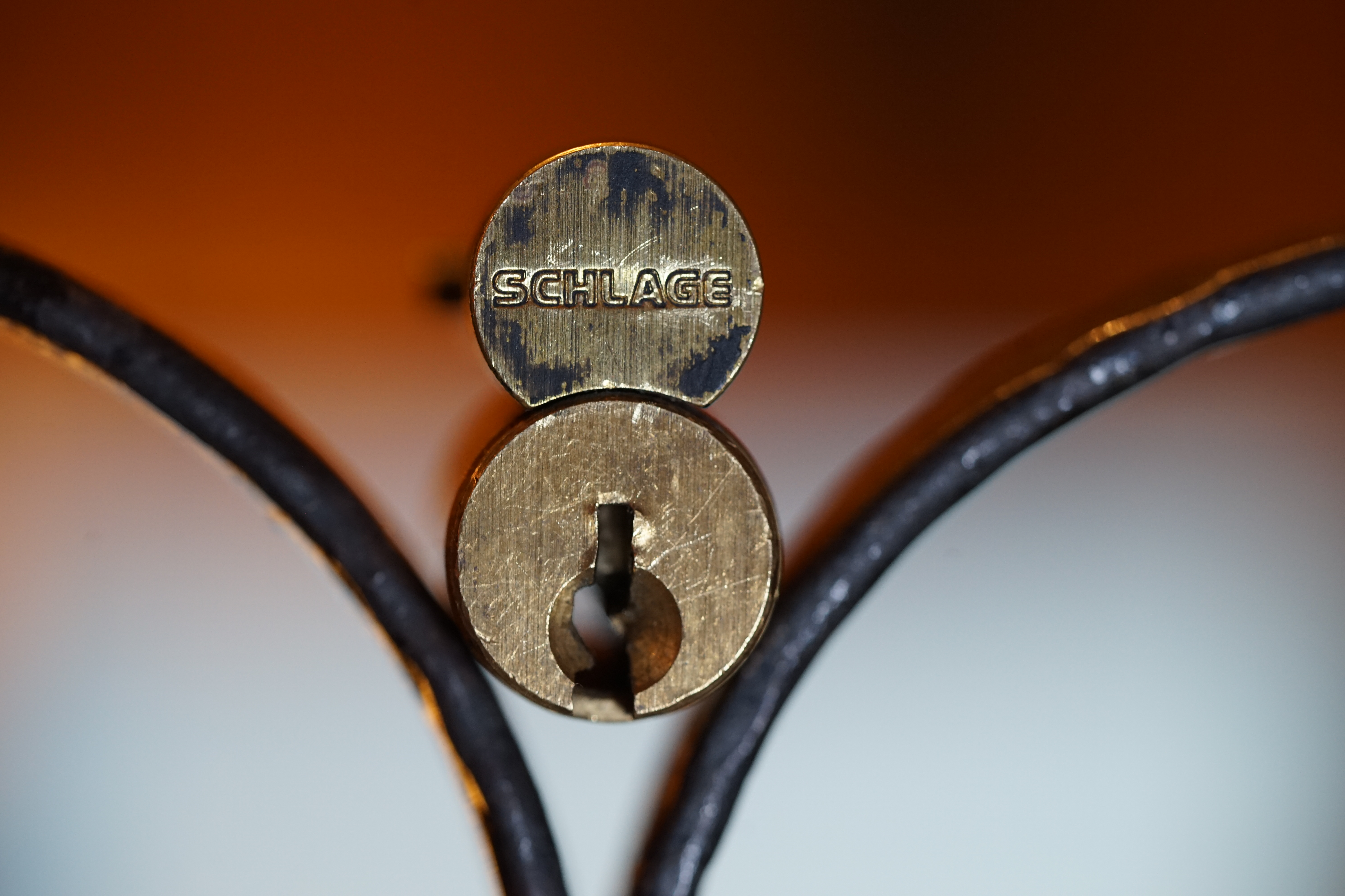 Fandom Wiki Arthur A. Bühl, Detektiv aus Hamburg, Profilbild, Lockpicking, Danke Dr. Ulrich Morgenrot, Velbert, Schlüsselregion, Schlüsselfest in Velbert, Forum Niederberg, Schlossmuseum, Schlüsselfest, Schlossherz, Hans Schell Collection, Martina Pall, Graz, Austria, Park Hotel, Brauhaus, BKS, Heiligenhaus, Wilka Schließtechnik, Silca, IHK, KFV, Errebi, Beschlag, Hersteller, ABUS, Arthur Bühl, Arthurmeister ®, Schlosssammler, Bühl Wappen, Bühl Flagge, Bühl Urkunde Patent, BKS, Arthur Meister, Porno Meister, Wernèry, Profilzylinder, Juke Box Arthurmeister You Tube, Buehl Logo, Cutaway Cilinder, Pfaffenhain, Demonstration Lockpicking, Schliesszylinder, Holland, Toool, Rohlinge zur Impression, zerstörungsfrei ohne Schlüssel, Schlüsseldienst, Soultrain, Philysound, TSOP, Es fährt ein Zug nach nirgendwo ! Arthur Bühl.de, Sicherheit, Performance Künstler. TILT, Flipper, einarmiger Bandit, Bally Wulff, Rotamint, Mad Monkey - Slot Machine, Spielautomat Merkur, Casino, Monte Carlo, Jackpot, Merkur Sonne, Jubilee, ROL-A-TOP, Old slot machine, Love Meter, Jet play, Looping the Loop Fürst, Münzschleuder, Astoria, Orakel Automat, Multi, Super Multi, Booster, Toool Lockpicking, Australia, E - Bay, Mein E - Bay, Uliton, Profilzylinder, ABUS, Bremicker und Söhne, Vorhängeschloss, Vorhängeschlösser, Vorhangschloss, Einbausicherung Korf, Raucher, Jesusmaster, Hasenstübchen, bunter Nachmittag, SEO Geister, Web Tüv, Jägermeister, Bild et Uschi, Doublebrain, Präsident, KI Tüv, Stasi, DDR, Himmelsschlüssel, Urkunde, Katalog Stasi, Signatur Bühl, Token, Amerikaner, fälschungssicher, Sicherheitstechnik, DOM, Muster, Kneipe, Eckkneipe, Gastwirtschaft, Wirtschaft, Portacenere, Musterspuren, Tresor, Jord Knaap, Tresoröffnung zerstörungsfrei, KJS, Schlossherz, Lockpickerherz, Pornomeister, Lockpicking Herz, Notöffnung beim Bunten Nachmittag, Arthur Bühl und die Jukebox im Hasenstübchen, einarmiger Bandit, Merkur, Sonne, Nachtjäger. Arthur Bühl, Arthurmeister ®,Lockpickerherz ® Schlossherz ®, Pornomeister ®, neuer SEO Text für 2025 12.00 Mittags im Hasenstübchen. Basketball Bouncing Joe Asberry schreit: Prost ! Die Glocke kingelt ! In Arthurmeister`s Jukebox im Hasenstübchen spielt: Slow Hand von den Pointer Sisters. Ferrari Rudi sitzt am Tresen. Anstatt Helbing trinkt er heute Underberg. Pelle und Heike I machen Stößchen. Justamente klingelt das Telefonino. Der Hannenberger lacht zu Bouncing Joe Asberry: Ich wette mit Dir: Da ruft unser Freund Mr. Smitz vom Playboy an. Arthurmeister geh endlich ran. Die Glocke klingelt. Yes Mr. Smitz, yes, yes Mr. Smitz. Yes great, you know. Yes, yes we have a Party. Yes, yes. Ja: Angela Merkel, die kennen wir. You know: " Bundeskanzlerin ". Giovanni ruft: Bella Donna: Signora Merkel is the CEO of the world. Yes, Yes Mr. Smitz, i will look about her Memoiren. Oh Mr. Smitz ? Her Biographie with her Signature ? OH, Mr. Smitz mit Widmung ? Das wird nicht einfach ! no easy, you know ! Da muß die Glocke aber ein ganzes Wochenende läuten. Prost. Helbing. Yes Mr. Smitz, hands on the heard, you know, difficult ! Arkadasch !!! Smitz U.S.A. braucht die Memoiren von Angela Merkel signiert mit dem Text: Für Mr. Smitz from the Playboy ! Also pass auf: Dein Schwippschwager ist doch Aufsteller bei der Messe. Ja, Buchmesse. Dort hält die Merkel eine Autogrammstunde. Der soll sich dort anstellen mit seinen Kumpani. Ja, der Smitz läßt hier die Glocke läuten. Das gesamte Wochenende. Hannenberger gibt das Passwort: Freibier, Freibier ! Die Glocke läutet jetzt: Helbing ! In Arthurmeister`s Jukebox spielt: The Tramps - Disco Inferno - Orginal Longversion Tony Mendes ! Basketball Bouncing Joe swingt mit dem Kopf mit. Jetzt meint Arkadasch: Oh meine Kumpani trauen sich nicht zu Dr. Angela Merkel. Die haben Angst vor Ihr. Kein Autogramm heißt kein Freibier. Droschkendieter !! Du fährst jetzt zur Buchhandlung, holst drei Biographien von der ollen Merkel, fährst weiter zum Kujau ! Ja, der hat dem Heinemann vom Stern, Hamburg, gefälschte Tagebücher verkauft. Der soll dir in ein Exemplar die Unterschrift der Merkel und die Widmung reinmalen. Sag ihm viele Grüße vom Arthurmeister und Parole Freibier, Freibier ! Dann malt der es dir sofort. Der kann das freudigst. Und sag ihm, das sei für Smitz, Amerika. Aber diesmal soll er keine rosa Tinte verwenden. Dann kommst du wieder her und wir alle unterschreiben das zweite, dann fährst du geschwind rüber nach Fuhlsbüttel, drängelst dich am Luftfrachtschalter vor, läßt die Bücher verpacken und paßt auch auf, das die auch tatsächlich im nächsten Flieger in die U.S.A. reisen. Dann hat er die Bücher, quasi wenn der Flieger landet. Sag denen: Parole: Freibier, Freibier ! Arthur und wozu das dritte Buch ? Du Depp, wenn beim unterschreiben vom zweiten Buch einer draufkotzt oder ein Brandloch reinmacht dann haben wir Ersatz ! Und diesen legen wir dann hinter den Tresen ins Regal und tuen so als hätten wir es gelesen. Es reicht das wir Frau Bundeskanzlerin mit guten, besoffenen, nicht ausgeklügelten, dummen, peinlichen Ratschlägen beraten haben ! Punkt. In Arthurmeister´s Jukebox spielt: Lady von Kenny Rogers. Sir Waschi hat gleich CHARLIE RICH - The most Beautifull Girl in The World, gedrückt. Die Stimmung ist gut. In der Jukebox spielt mittlerweile Aloe Blanc - I need a Dollar. Die Stimmung ist fantastisch ! Jetzt steigert sich die Stimmnung noch als der Nachläufer Roberto Blanco - Caramba, Caracho ein Whiskey, Carambo Caracho ein Gin, verflucht Sacrcameto Dolores und alles ist wieder hin ! In Rio de Janeiro… drückt. Der Noagerlzutzler drückt Roberto Blanco - Der Puppenspieler von Mexico und räumt Gläser ab. Hannenberger reicht schon einmal den Himmelsschlüssel ! Schwerti fragt: Mastertouch und wenn der Dir auf die Schliche kommt ? Du Depp, was glaubst du wenn der erfährt, daß er einen orginalen Kujau, dem Tagebuchfälscher hat, dann läuft der durch Beverly Hills und gibt damit bei jedem an, als sei er The Greatest. Und Du weißt: Die Schriftsachverständigen vom Stern oder von der Bild et und der Heinemann brauchten Monate bis sie diesen Betrug mit dem Verkauf der Tagebücher erkannt haben. In Arthurmeister`s Jukebox spielt: Calvin Harris & Sam Smith: Promises ! und es wird mitgesungen. Das Droschkendieter dann doch nur beim Papierfuzzy im Copy Shop neben an war ? weil der Kujau besoffen war ? Quatsch, kalter Kaffee, der Smitz verhöckert das Buch an Rockefeller. Was glaubst du, warum die Parole Freibier Freibier lautet ? Wir sind hier nicht bei der Wohlfahrt. Ferrari Rudi macht Ralala: Sonntag ist Formel I in Indianapolis. Denkt dran: High Noon ist dann morgens 07.00 Uhr. Die Glocke läutet ununterbrochen. Freibier, Freibier, Freibier, Parole Freibier. Let Michael pass for the Championship ! Das gesamte Hasenstübchen tanzt und platzt aus allen Nähten. In der Jukebox spielt James Last und Orchester: T.S.O.P The Top Sound of Philadelphia ! Prost, Prosit und Stößchen ! Der Hannenberger sieht zufrieden aus. Taged with: Bühler Zwetschge, Bühl Wappen, Zwetschgenhengst, Zwetschgenfest, Meister, Arthur Andreas Bühl, Privatdetektiv. Arthurmeister007@gmail.com