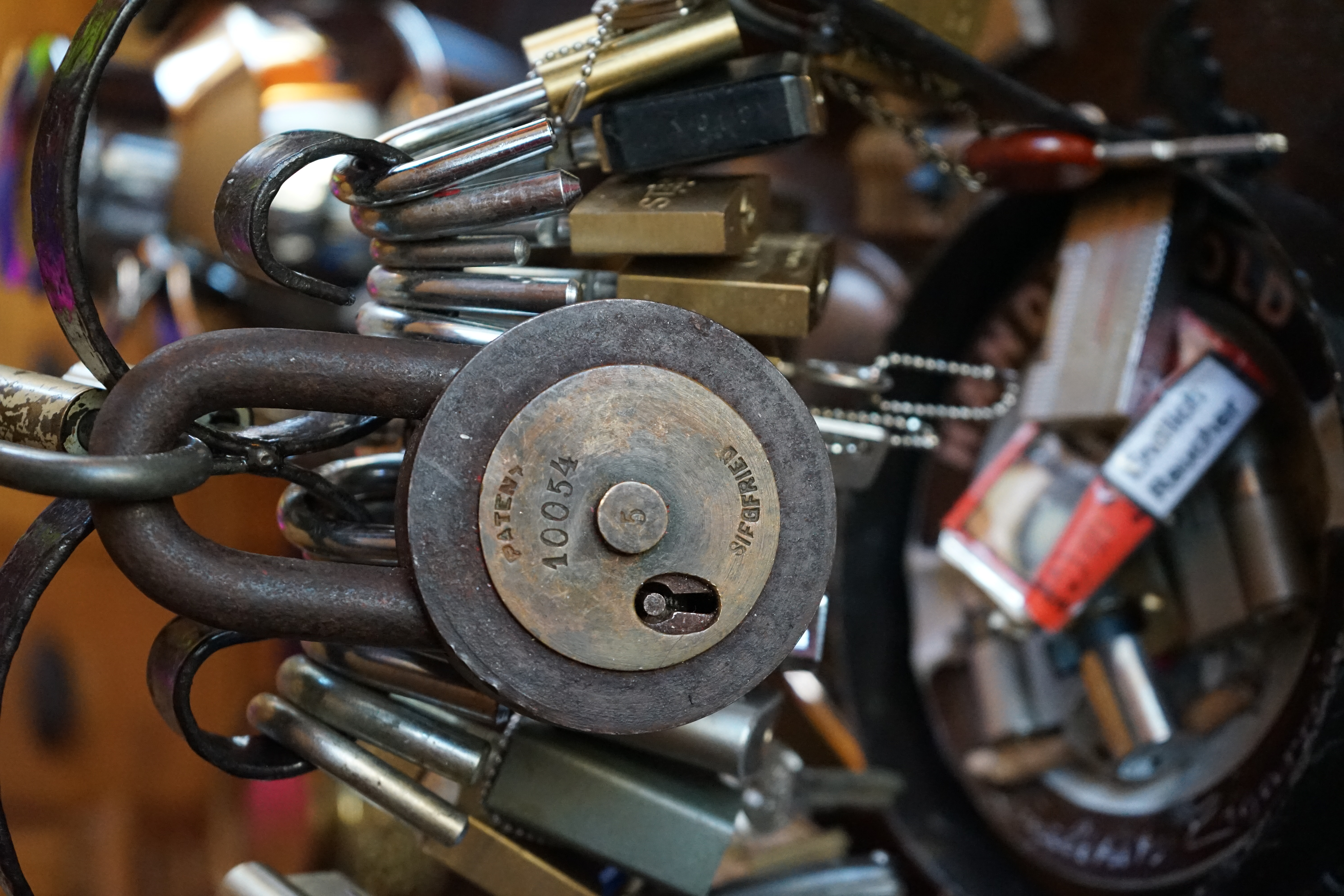 Bild et Uschi sitzt mit Arthurmeister und der Cartomanze, dem Schwerti und Bouncing Joe beim Lockpickerstammtisch im Hasenstübchen, Fuhlsbüttel. Arthurmeister spricht: Alle DOM geöffnet. Die Bild et Uschi, die rasende Reporterin gibt vor: Herr Bühl, nicht nur offen ist gut, sondern SEO und CONTENT und CONTENT und SEO und Google Token sind die Sprache ! Ich habe gerade mit deinem Freund Mr. Smitz, Beverly Hill`s telefoniert und vereinbart, daß unsere SEO Token mit den Google Token im Bunny Hall, her Rabbit House inhaltsgleich seien. 1 SEO Token = 1 GabiKo 1 Google Token = 1 BLEND 1 Arthurmeister ® Token = 1 mal schauen, wie der Detektiv sagen würde ! Arthurmeister spricht: Uschi, das mit den TOKEN ist auch so: Wer einen hat, der darf seine Kunst zeigen und deine Kunst will ja SEO und KI und Social Engineering und das BILD et Report`lern sein, wie ein DETEKTIV im Dienste der Wahrheitsfindung ! Deine SEO KUNST ist jetzt, wenn Du dich hinstellst, die wehrlosen, gepickten Schlösser und Schließzylinder ablichtest und eine SEO Leseprobe als Muster ohne Wert vom neuen Leporello ins Internetz einspinnst. Ja, genau, die mit der KI erstellten Social Engine Optimized Hasenstübchen Software. Hannenberger: Käppchen für unsere SEO Künstlerin Uschi und Stößchen für alle. Nein Joe, hier herrscht Bouncing Verbot ! Arthurmeister spricht und fragt: Uschi, hast Du bei dem Telefonat mit Mr. Smitz auch " inhaltsgleich " bedacht, das deren Amerikaner Token Autobahngold sind ! Ja, BLEND wie TOMBAK, einfachstes Blech bei dem nach wenigen Tagen die goldene Farbe abfällt. Amerikaner eben, ja genau ! I have a Choklite für aisch ! 𝔄𝔯𝔱𝔥𝔲𝔯 𝔅ü𝔥𝔩, 𝔄𝔯𝔱𝔥𝔲𝔯𝔪𝔢𝔦𝔰𝔱𝔢𝔯 ® JOE ASBERRY Hey Joe " Asberry ", ruft F 1 Rudi vom Tresen, Prost und Stößchen ruft Heike III zum Stammtisch. Die Jukebox spielt in voller Lautstärke Mr. Bojangles. Arthurmeister, der Sympathieträger hat bay the way mit einem ABUS Padlock Joe`s Michael Air Jordan`s Basketball bag gesichert ! Auch der Michael Jordan mußte hier im Hasenstübchen das Basketball bouncing Verbot akzeptieren. Formel 1 Rudi schreit: Bouncing darf und kann hier nur ein Michael Schumacher. Die Cartomanze meint, ein Ralf Schumacher auch ! Prost Weizen, Stößchen, Käppchen, ASBERRY !!! Die Jukebox by Youtube spielt " Slow Hand ". Joe, du rascal belehre uns nicht schon wieder. Wir sind hier in der Rabbit Hall and smoking is good for your drunken head. Prosit, Cheer`s, Salute, Gin Gin, altüst, sante` und Viva ! Hoch die Tassen ! Am Tresen läutet die Glocke. Der Rotamint der blinkt. Drei Tage war der JOE krank, jetzt trinkt und raucht er wieder. Gott sei Dank ! 𝔄𝔯𝔱𝔥𝔲𝔯 𝔅ü𝔥𝔩, 𝔄𝔯𝔱𝔥𝔲𝔯𝔪𝔢𝔦𝔰𝔱𝔢𝔯 ® High Noon, elevener Clock, Hasenstübchen, HAM. In der Jukebox spielt: Pointer Sisters - Slow Hand, und der Tresen grölt, Arthurmeister with the Mastertouch. A Lover whit the Easy Touch ! Nochmals " Asberry " ! Hier herrscht Basketball Bouncing Verbot ! Wir sind hier nicht bei der NBA und du wirfst keinen Korb ! Du triffst den Korb ja nicht einmal. Am Tresen läutet die Glocke: Helbing und Stößchen ! Hey Pony ! Heike V drückt in Arthurmeister`s Jukebox: Die Affen rasen durch den Wald. Arthurmeister ruft: Parole Emil. Formula One Rudi grölt: Bouncing Verbot ! Asberry hat Bouncing Verbot ! Weizen ! Joe fragt Arthurmeister: Arthur my Friend, i need for my Basketball Friends from the NBA a instruction of Lockpicking. Arthur lacht: only wenn Michael Air Jordan und Michael Schuhmacher mitmachen. Pelle schreit vom Tresen: Schuhmacher ist ein Kannister Kopf. Pino kann ihn gerade noch daran hindern Marmor Stein und Eisen bricht zu drücken. Joe wünscht sich: Teddy Pendergrass - Turn Off the Lights… Ja Joe, es ist möglich eine solche Schulung auszurichten. Hierzu muß ich bei der Firma Amazon weltweit Lockpicking Set`s und Lockpicking Zubehör wie weitere Hook`s, Snakes, Rake`s und Tension Wrenches besorgen. Vorführmaterialien wie cut away Zylinder und Übungsschlösser habe ich parat. Ich zeige den E - Pick, und führe dir die Pick - Gun vor. 1 Schuss. Du verstehst. Prost ! Weizen, Stößchen`s, und Helbing für alle. Asberry und Bühl umarmen sich ! Sympathieträger halt ! In der Jukebox spielt: Element of Crime - Mittelpunkt der Welt… See You tomorrow, wir besprechen alles weitere wie: How to pick a Car. 𝔄𝔯𝔱𝔥𝔲𝔯 𝔅ü𝔥𝔩, 𝔄𝔯𝔱𝔥𝔲𝔯𝔪𝔢𝔦𝔰𝔱𝔢𝔯 ® Next Day: High Noon at 11 fer Clock: Joe Asberry der alte NBA Bouncer betritt das Hasenstübchen, ( HAM ) his Rabbit Hall ! In Arthurmeister`s Jukebox spielt: Nein nicht Hey Joe, sondern Aloe Blacc - I Need a Dollar ! Arthur Bühl spricht: gerade habe ich mit Mr. Smitz telefoniert. Joe: Smith ist ein Sammelbegriff wie Meier. Mr. Smitz you know, he is the CEO of the Magazin Playboy - Beverly Hills. Ja und der ist mein Freund. Den kenne ich über die BILD et. We have a Telefon call. Der Mr. Smitz hat dann den Mr. Jeff Bezon, ja du weißt schon, den vom Amazon Lieferservice angerufen. Er hat ihm erklärt daß ich mit dem NBA Bouncer Joe Asberry in Sachen Lockpicking einen Workshop machen möchte. Die Glocke läutet: Weizen, Helbing und Pony`s ! F 1 Rudi schreit am Tresen: Joe, laß dir lieber erklären wie du Scott Speed das laufen beibringst. Am Tresen wird es lauter: Minardi, Minardi, wir gewinnen nie ! Scott Speed, der Name geht im Gelächter unter. Pelle schreit: der Schuhmacher ist ein Kanister Kopf. Arthurmeister meint: let Michael pass for the Champions Chip ! Arthurmeister`s Jukebox spielt exclusive für Joe: Sammy Davis jr. - Mr. Bojangles ! Also Joe, der Smitz hat beim Bezos von Amazon angerufen, wir wollen einen Lockpicking Practical Kurs meistern. Der Bezos ist dann ins Amazon Head Quarter gefahren. Nein, nicht im Uber. F 1 Rudi schreit: Der Bezos fährt Ferrari. Scholischek meint: Maybach ! Also Joe, der schaut jetzt im Amazon weltweit Lager wie viele Lockpicking Tools und Jigglers er hat. Auch Pickset`s. Er sieht auch nach wie viele HPC, 2000 er Hook`s er hat. Lockpicker Beginner Sets von Majestic und Starter Sets von Mr. Peterson sagt er, hat er Massenweise auf Lager. Arkadasch sagt, sein Schwippschwager vom Neff Cousin und dessen Freund in Berlin - Kreuzberg könnten auch solche Pick Werkzeuge und Spanner herstellen. Die haben genug Schwarz Arbeiter. Die Sympathieträger Bühl und Asberry prosten sich genüsslich zu. Weizen ! Die Cartomanze die alte Kartenlegerin meint sie könne auch spooxe anrufen. Der Noagerlzutzler meint: Ihr Deppen, auf Berlin mußt du jahrelang warten. Heike IV ruft Stößchen ! Der Pino Frank lallt: Die Rautenfotzen bleiben für immer in der zweiten Liga ! Joe ich bin mir sicher der hat auch Master bzw. Meister Lock`s. Die sind für eine Testrunde gut. Ja, die Dinger heißen Master Padlock ! OPEN ! Beer ! Nicht zu verwechseln mit Medeco ! Arthur läßt in der Jukebox im Bunny Hall TSOP spielen. The top Sound of Philladelphia ! Prost, Stößchen ! Pelle läutet auch die Glocke: Prost, Stößchen`s, Pony`s ! Dafür darf er auch für einen Heiermann: Heino - Caramba, Caracho ein Whisky drücken. Ja, Joe, aber kein Bouncing ! Der läßt die Sachen via Airforce Seattle to HAM liefern. Du weißt wie schnell Amazon liefert ! Sir Washi meint: Amazon sei so schnell wie Scott Speed. Alle lachen: Wenn er nicht wieder in die Mauer fährt ! 𝔄𝔯𝔱𝔥𝔲𝔯 𝔅ü𝔥𝔩, 𝔄𝔯𝔱𝔥𝔲𝔯𝔪𝔢𝔦𝔰𝔱𝔢𝔯 ® 11.30 High Noon im Hasenstübchen. Der Hannenberger hat die Frikadellen fertig. Senf kommt aus dem Glas. In Arthurmeister`s Jukebox spielt: Santana - Fleur da Luna. Am Stammtisch diskutieren Bühl und Asberry über Lockpicking und Präsentationen: Arthurmeister erhält einen Anruf über die 007. OH, Mr. Smitz, nice to hear you from Beverly Hill`s. OH, What ! The Airplane from Jeff Bezos, Amazon is on HAM landed ! YES, Mr. Smitz, nice to hear this Song. Slowly Arthurmeister: There is a little Problem with the Custom. Mr. Smitz ! this is not really a Problem. HAM is four Minutes from the Hasenstübchen away. I will send Taxi - Dieter. He knows there a Hintereingang, a Backdoor, you know ! I call you back. Yes, yes, Außer Regen nicht viel gewesen. Greetings to Mr. Bezos. Tell him thank you for the Support. From Stammtisch too. Arthurmeister`s Jukebox spielt: Rucki - Zucki ! Die Frikadellen vom Hannenberger schmecken jetzt auch ohne Senf. Prost, Stößchen, Weizen, Helbing und für den Noagerlzutzler ein frisches vom Faß. Die Jukebox spielt: Die Five Tops - Warte auf das Glück ! 2 Stößchen später kommt Taxi Dieter zurück in den Bunny Hall ! Oh, OH, der Zoll, eH ! Als die mich gesehen haben war der Fisch geschuppt. Die haben mir beim Einladen geholfen. 5 Pakete a`50 Kilo ! Eine viertel Tonne. Ich durfte auch den Zoll zum Lockpicking Event einladen. Tragen helfen !! Stößchen, Pony, nö, heute Käppchen ! Die Jukebox spielt: Element of Crime - Am Ende denk ich immer nur an dich ! Mr. Smitz ! you are the best ! Greetings to all Smith in the USA. Yes, Yes, Mr. Smitz, Yes. I make greetings to Friede Springer from the BILD et; Ronzheimer too. Yes, Yes, und greetings for Mrs. Quandt. If Bezos will, i can show him on the Lockpicking Demonstration how easy he can pick a BMW whit a Key Blank. Yes, Yes, Mr. Smitz ! 3 Seconds ! OFFEN, OPEN, APERTO ! schreit Giovanni und will Chianti. Bei Fiat und Ferrari Modellen ist es so ähnlich. Bei manchen brauchst du aber ein polito, ja, Nagelfeile. Prost Chianti. Yes Mr. Smitz, die Ring bell`s, Hells Bells, die Glocke klingelt, you know ! We call in time. F 1 Rudi schreit: Hülkenberg ! Giovanni schreit: Giacomo Agostini ! Joe schreit: Scott Speed ! Arthurmeister`s Jukebox spielt: The Pointer Sisters - SLOW HAND, Arthurmeister the lover with the Mastertouch ! Arkadasch bekommt von Bühl Raki ericli Plum, Sorte Schwäbischer Hengst ! Prost Zwetschgenkönigin ! Notiz: Alle SEO Texte wurden mittels einer ♥ KI Hasenstübchen SEO SOCIAL ENGINE OPTIMIZED ( Künstliche Intelligenz ) der Firma Doublebrain ®, ( ges. gesch. DPMA, Berlin, Reg.-Nr. 302022224017 ) ( Die E - Mail lautet: Doppelhirn@Doublebrain.de ) ( KI-Worldwide.de ) und doppeltem Helbing aus dem Leporello: " Arthurmeister Bühl und Bouncing Joe Asberry im Hasenstübchen ", generiert. Die Jukebox spielt: Loredana Bertè - E la luna bussò. Der Reggae Auftakt ! ♥ 𝔄𝔯𝔱𝔥𝔲𝔯 𝔅ü𝔥𝔩, 𝔄𝔯𝔱𝔥𝔲𝔯𝔪𝔢𝔦𝔰𝔱𝔢𝔯® Verschlagwortet mit unserem SEO Kartell: Arthur Bühl, Detektiv, the dutch open Lockpicking Champion ! From WIRED. ÖFFNUNG OHNE SCHLÜSSEL, Linkedin Joe Asberry, NBA, Twitter X. Basket Ball Bouncing Verbot, Arthurmeister, Raucher, Roth - Händle, Stadt Lahr - Bühl, Schwarzwald, Black Forest, Rotkäppchen you know Mr. Smitz, Sorte Schwäbischerhengst de is großfruchtig und süss wie UHU. Buhl er Zwetschge. No, only woman has Pflaumen ♥ Wappen Arthur Andreas Bühl, Flagge ! Wilhelm Busch ♥ weiter verzweschget mit unserem SEO Kartell: Arthur Bühl, Arthurmeister® Arthur ♥ Schwäbischer Hengst, Buhl, Zwetschgen Heini, Arthur Bühl Wappen, Fahne, Buehl er Zwetschge, Made in Germany, Born 1961, Sympathieträger, Google Earth, Mittelpunkt der Welt, Pflaumen, Arkadasch, Datschi, ♥ Martinameisterin, Cartomanze, Scholischek, " HIGH NOON ! ", ♥ Vokuhila ♥ Parole Emil ! und mit allen weiteren feiernden Amigo`s.