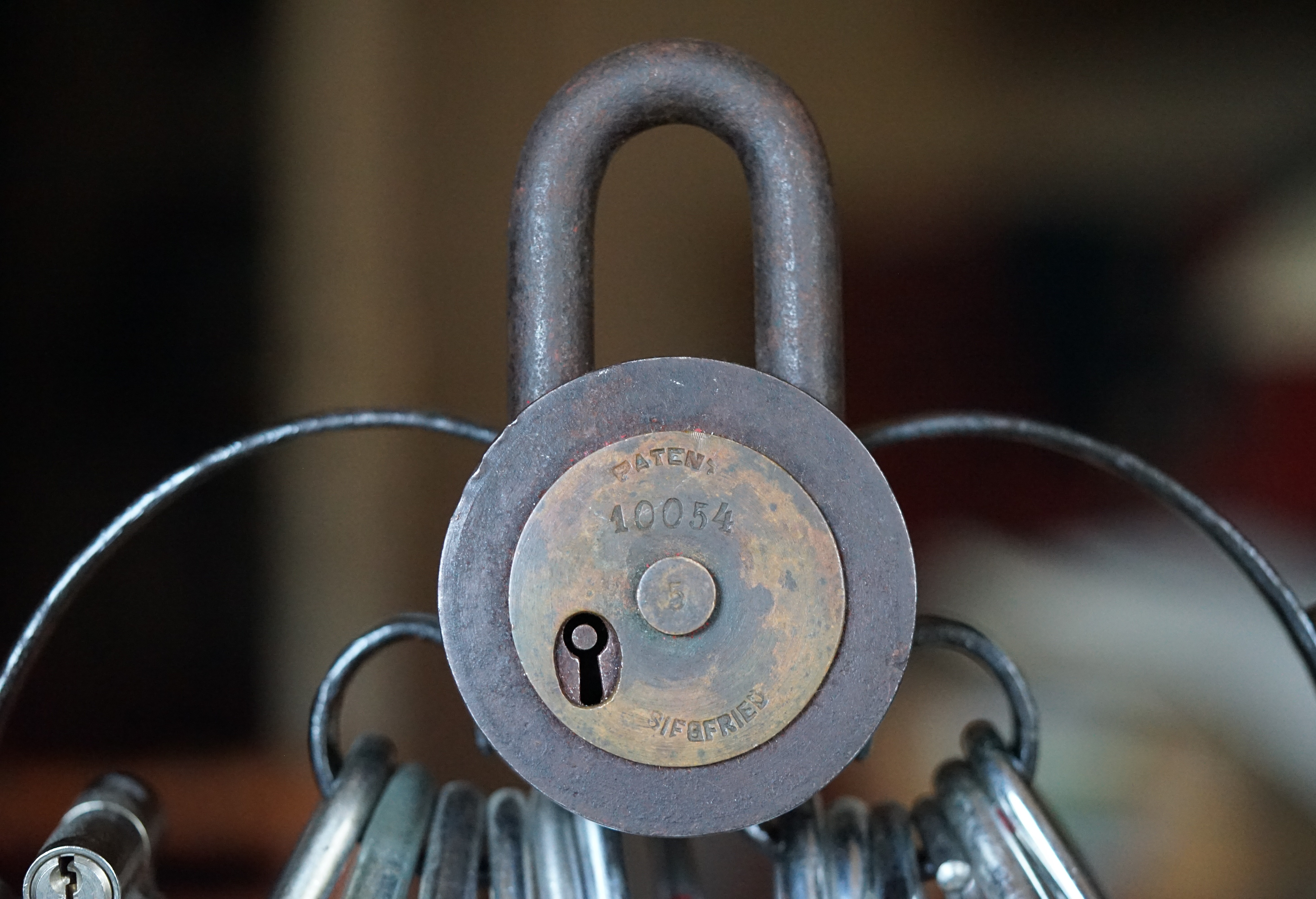 Freunde ! spricht Arthur Bühl, Detektiv aus ( HAM ), und hebt den Zeigefinger: Ihr mit eurer künstlichen Intelligenz. Die muß trainiert werden. Wie der Stammtisch. Und die Schlagworte wie Arthurmeister ® bürgerlich Arthur Andreas Bühl ist mehrfacher Deutscher Meister im Lockpicking, müssen hinzugefügt werden. Arthurmeister öffnet Schließzylinder, Profilzylinder, Vorhangschlösser zersörungsfrei. Die Benutzung von E - Pick, Sperrzeug, Pickset, Schlagschlüssel sind natürlich erlaubt. Alle Dietriche und Werkzeuge die das Schloss nicht beschädigen ! Arthur Bühl gibt auch seinen Kollegen im Detektiv - Verband als Performance Künstler Einblick in die Welt des Lockpicking, die Welt der Schloss Herzen und zeigt ebenfalls Öffnungsmethoden der Stasi und deren operatives Vorgehen. Arthur Bühl ist weiter Präsident der eingetragenen Schutzmarke Pornomeister ® S.A.R.L und stellt dort auf seiner Internetseite Schnitt - und Cutmodelle von Schließzylindern und Tresorschlössern vor. Während Bild et Uschi stenografiert erklingt aus der Jukebox im Hasenstübchen der Klassiker: Slow Hand von den Pointer Sister`s. Hannenberger fragt: Wie immer ? Arkadasch meint: Heute Helbing ! BILD et Uschi mit Parole Emil ! In der Vitrine von Arthur Bühl, Arthurmeister® sind Schlösser, Padlocks, von ABUS, Binoxx BUGA, BKS, CES, DOM, EVVA, FEFI, Assa Abloy, Z Ikon, KABA, KESO, ASSA, Winkhaus, HKR, Wilka, Trelock, Schmelting, Bode Panzer, Comet, Ancor Las, Drumm Geminy, Xylock, EMKA, SEA, Medeco, Mul-T-Lock, Cut away, ABUS Granit, Pfaffenhain, E*S, ESS, Nemef, BAB, Babelsberg, Stasi, Diskus, WMF, Tesa, Noch, Vachette, Cisa, Wally, Rielda, Mottura, Viro, FAI, GeGe, K + K, Fichet, Bode Panzer, Tresor, Bramah, Protector, Braun`s Patent, Walomatus, Arolds, Combination Lock, Yale, Master, American Lock, Tubular, China, Indien, Aligarh, Nepal, Thailand, Zahlenschlösser, Himmelsschlüssel und noch vieles mehr, vorhanden. Alle Schliesszylinder sind Übungsmaterial für das Lockpicking. Schlagschlüssel und so vieles mehr, sind auch dabei. Auch der Sputnik. Verschlagwortet mit: ♥ Vokuhila, Friseur ♥ Schwäbischer Hengst, Zwetschgen Heini, Bühl er, Zwetschge, Google Earth, Mittelpunkt der Welt, Martinameisterin, Cartomanze, Scholischek, " HIGH NOON ! ". ♥ Parole Emil ! Arthurmeister`s Jukebox im Bunny Hall, B - Seite Einmal den Himmelsschlüssel aus der Hand gegeben. Der Stammtisch hat sofort eine Bass - Boom - Box, angeschlossen. Wie inner Disse ! Werbefrei. Mit Lichtorgel. Bouncing Joe und Schwerti drücken: Du wirst immer schöner ! Heike IV versucht sich an der Sportart Purzelbaum. Prost und Stößchen ! LiBi`s vom Lockpicking am Stammtisch sind unter Bunter Nachmittag, anzuschauen. Also: Viel Spaß ! und das Passwort lautet: Freibier Freibier ! Lautstärke ? " OFFEN ". Magic Fly. Arthur Buehl de oder Pornomeister de