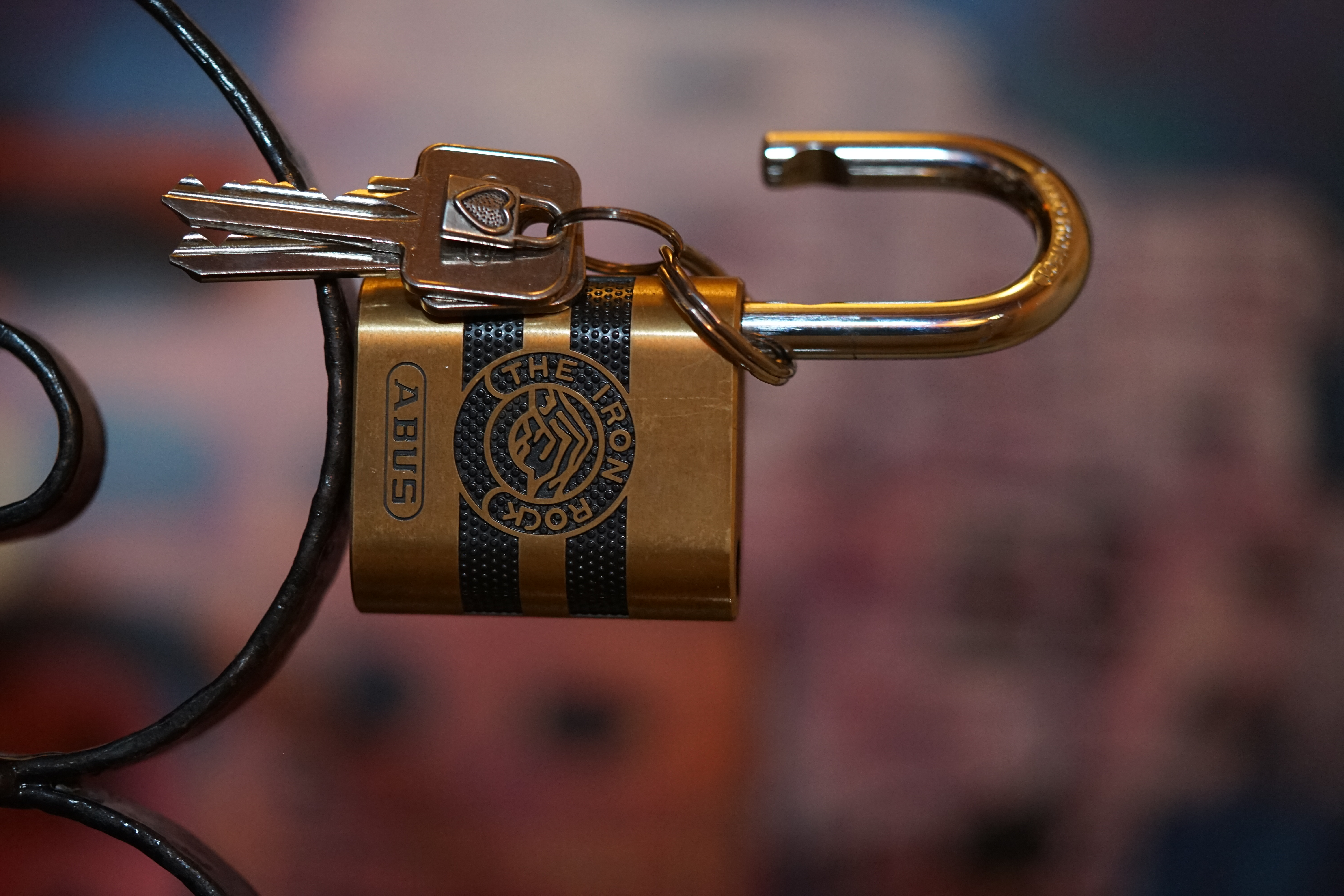 Freunde ! spricht Arthur Bühl, Detektiv aus ( HAM ), und hebt den Zeigefinger: Ihr mit eurer künstlichen Intelligenz. Die muß trainiert werden. Wie der Stammtisch. Und die Schlagworte wie Arthurmeister ® bürgerlich Arthur Andreas Bühl ist mehrfacher Deutscher Meister im Lockpicking, müssen hinzugefügt werden. Arthurmeister öffnet Schließzylinder, Profilzylinder, Vorhangschlösser zersörungsfrei. Die Benutzung von E - Pick, Sperrzeug, Pickset, Schlagschlüssel sind natürlich erlaubt. Alle Dietriche und Werkzeuge die das Schloss nicht beschädigen ! Arthur Bühl gibt auch seinen Kollegen im Detektiv - Verband als Performance Künstler Einblick in die Welt des Lockpicking, die Welt der Schloss Herzen und zeigt ebenfalls Öffnungsmethoden der Stasi und deren operatives Vorgehen. Arthur Bühl ist weiter Präsident der eingetragenen Schutzmarke Pornomeister ® S.A.R.L und stellt dort auf seiner Internetseite Schnitt - und Cutmodelle von Schließzylindern und Tresorschlössern vor. Während Bild et Uschi stenografiert erklingt aus der Jukebox im Hasenstübchen der Klassiker: Slow Hand von den Pointer Sister`s. Hannenberger fragt: Wie immer ? Arkadasch meint: Heute Helbing ! BILD et Uschi mit Parole Emil ! In der Vitrine von Arthur Bühl, Arthurmeister® sind Schlösser, Padlocks, von ABUS, Binoxx BUGA, BKS, CES, DOM, EVVA, FEFI, Assa Abloy, Z Ikon, KABA, KESO, ASSA, Winkhaus, HKR, Wilka, Trelock, Schmelting, Bode Panzer, Comet, Ancor Las, Drumm Geminy, Xylock, EMKA, SEA, Medeco, Mul-T-Lock, Cut away, ABUS Granit, Pfaffenhain, E*S, ESS, Nemef, BAB, Babelsberg, Stasi, Diskus, WMF, Tesa, Noch, Vachette, Cisa, Wally, Rielda, Mottura, Viro, FAI, GeGe, K + K, Fichet, Bode Panzer, Tresor, Bramah, Protector, Braun`s Patent, Walomatus, Arolds, Combination Lock, Yale, Master, American Lock, Tubular, China, Indien, Aligarh, Nepal, Thailand, Zahlenschlösser, Himmelsschlüssel und noch vieles mehr, vorhanden. Alle Schliesszylinder sind Übungsmaterial für das Lockpicking. Schlagschlüssel und so vieles mehr, sind auch dabei. Auch der Sputnik. Verschlagwortet mit: ♥ Vokuhila, Friseur ♥ Schwäbischer Hengst, Zwetschgen Heini, Bühl er, Zwetschge, Google Earth, Mittelpunkt der Welt, Martinameisterin, Cartomanze, Scholischek, " HIGH NOON ! ". ♥ Parole Emil ! Arthurmeister`s Jukebox im Bunny Hall, B - Seite Einmal den Himmelsschlüssel aus der Hand gegeben. Der Stammtisch hat sofort eine Bass - Boom - Box, angeschlossen. Wie inner Disse ! Werbefrei. Mit Lichtorgel. Bouncing Joe und Schwerti drücken: Du wirst immer schöner ! Heike IV versucht sich an der Sportart Purzelbaum. Prost und Stößchen ! LiBi`s vom Lockpicking am Stammtisch sind unter Bunter Nachmittag, anzuschauen. Also: Viel Spaß ! und das Passwort lautet: Freibier Freibier ! Lautstärke ? " OFFEN ". Magic Fly. Arthur Buehl de oder Pornomeister de