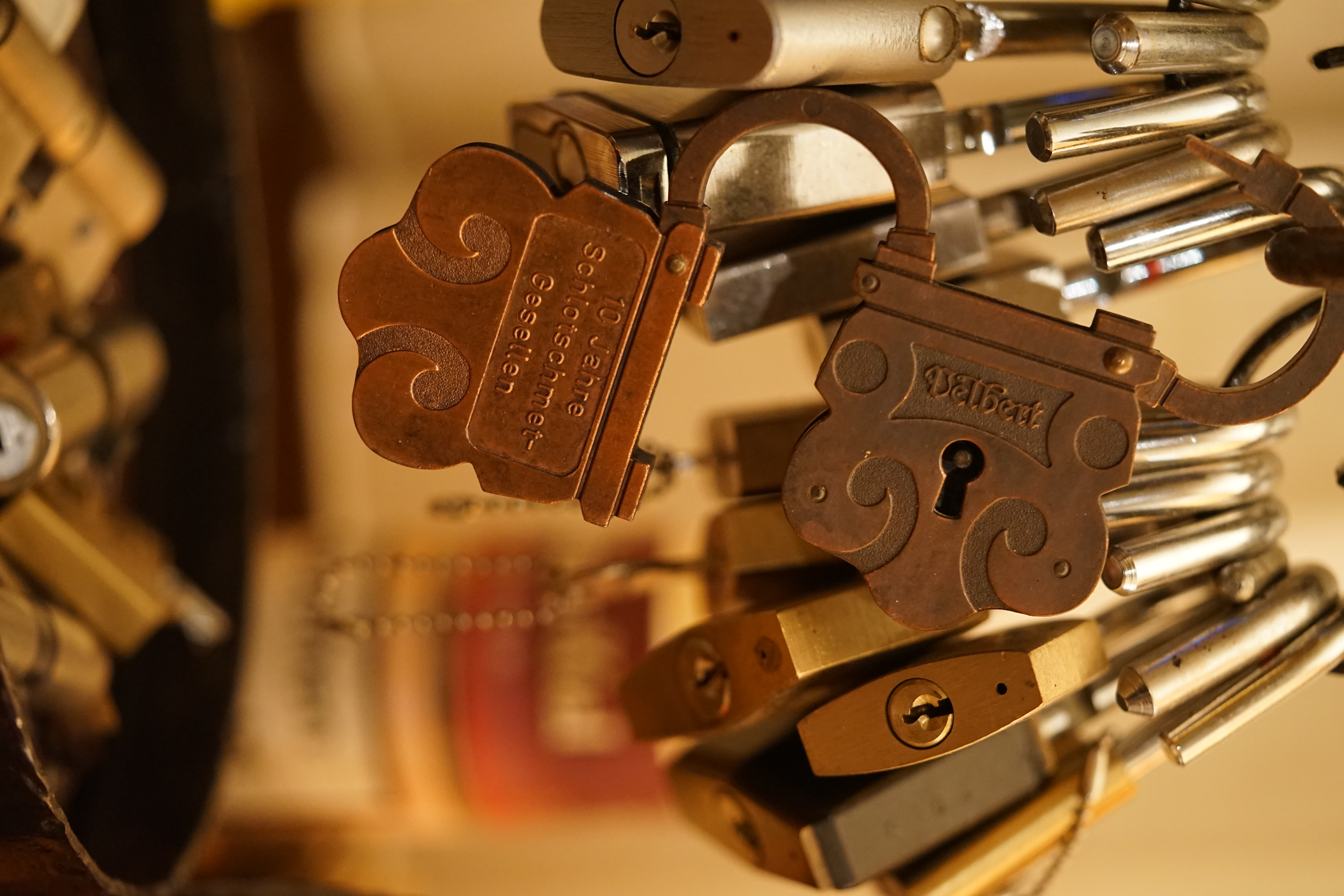 Twitter X 11.06.24 Bilder Budeg ( Bold serif ) Arthur Andreas Bühl, Detektiv, made in Germany, born 1961 in Stuttgart, Baden - Württemberg, living in HAM, Im Dienste der Wahrheitsfindung unterwegs, betreibt in seiner Freizeit Lockpicking aus Leidenschaft. Der mehrfache Deutsche Meister wird in der WIRED als " Master of the Universe " betitelt. In der BILD et ist der Artikel " Herr der Schlösser " abgedruckt. Im Hasenstübchen - Fuhlsbüttel, am Hasenberge, Santa Fu, wird gefeiert. Arthurmeister® stellt seinen Leporello " Der Aufmacher " vor. Der Stammtisch grölt " OFFEN ". Scholischek, Rudi, Heike I, Noagerlzutzler, Arthur und Joe Asberry, der alte NBA ler, prosten sich zu. Arthurmeister`s Jukebox auf YouTube spielt Pointer Sisters - Slow Hand ! ♥ Beim Tanzen ruft die Cartomanze " Ey du Sympthieträger ♥, komm mal her " ! SEO für heute: DETEKTIV, Arthur Bühl, Lockpicker, Deutscher Meister, pickt ABUS Padlock. 𝐀𝐫𝐭𝐡𝐮𝐫 𝐀. 𝐁ü𝐡𝐥, 𝐃𝐞𝐭𝐞𝐤𝐭𝐢𝐯, 𝐦𝐚𝐝𝐞 𝐢𝐧 𝐆𝐞𝐫𝐦𝐚𝐧𝐲, 𝐛𝐨𝐫𝐧 𝟏𝟗𝟔𝟏 𝐢𝐧 𝐒𝐭𝐮𝐭𝐭𝐠𝐚𝐫𝐭, 𝐁𝐚𝐝𝐞𝐧 - 𝐖ü𝐫𝐭𝐭𝐞𝐦𝐛𝐞𝐫𝐠, 𝐥𝐢𝐯𝐢𝐧𝐠 𝐢𝐧 𝐇𝐀𝐌, 𝐈𝐦 𝐃𝐢𝐞𝐧𝐬𝐭𝐞 𝐝𝐞𝐫 𝐖𝐚𝐡𝐫𝐡𝐞𝐢𝐭𝐬𝐟𝐢𝐧𝐝𝐮𝐧𝐠 𝐮𝐧𝐭𝐞𝐫𝐰𝐞𝐠𝐬, 𝐛𝐞𝐭𝐫𝐞𝐢𝐛𝐭 𝐢𝐧 𝐬𝐞𝐢𝐧𝐞𝐫 𝐅𝐫𝐞𝐢𝐳𝐞𝐢𝐭 𝐋𝐨𝐜𝐤𝐩𝐢𝐜𝐤𝐢𝐧𝐠 𝐚𝐮𝐬 𝐋𝐞𝐢𝐝𝐞𝐧𝐬𝐜𝐡𝐚𝐟𝐭. 𝐃𝐞𝐫 𝐦𝐞𝐡𝐫𝐟𝐚𝐜𝐡𝐞 𝐃𝐞𝐮𝐭𝐬𝐜𝐡𝐞 𝐌𝐞𝐢𝐬𝐭𝐞𝐫 𝐰𝐢𝐫𝐝 𝐢𝐧 𝐝𝐞𝐫 𝐖𝐈𝐑𝐄𝐃 𝐚𝐥𝐬 " 𝐌𝐚𝐬𝐭𝐞𝐫 𝐨𝐟 𝐭𝐡𝐞 𝐔𝐧𝐢𝐯𝐞𝐫𝐬𝐞 " 𝐛𝐞𝐭𝐢𝐭𝐞𝐥𝐭. 𝐈𝐧 𝐝𝐞𝐫 𝐁𝐈𝐋𝐃 𝐞𝐭 𝐢𝐬𝐭 𝐝𝐞𝐫 𝐀𝐫𝐭𝐢𝐤𝐞𝐥 " 𝐇𝐞𝐫𝐫 𝐝𝐞𝐫 𝐒𝐜𝐡𝐥ö𝐬𝐬𝐞𝐫 " 𝐚𝐛𝐠𝐞𝐝𝐫𝐮𝐜𝐤𝐭. 𝐈𝐦 𝐇𝐚𝐬𝐞𝐧𝐬𝐭ü𝐛𝐜𝐡𝐞𝐧 - 𝐅𝐮𝐡𝐥𝐬𝐛ü𝐭𝐭𝐞𝐥, 𝐚𝐦 𝐇𝐚𝐬𝐞𝐧𝐛𝐞𝐫𝐠𝐞, 𝐒𝐚𝐧𝐭𝐚 𝐅𝐮, 𝐰𝐢𝐫𝐝 𝐠𝐞𝐟𝐞𝐢𝐞𝐫𝐭. 𝐀𝐫𝐭𝐡𝐮𝐫𝐦𝐞𝐢𝐬𝐭𝐞𝐫® 𝐬𝐭𝐞𝐥𝐥𝐭 𝐬𝐞𝐢𝐧𝐞𝐧 𝐋𝐞𝐩𝐨𝐫𝐞𝐥𝐥𝐨 " 𝐃𝐞𝐫 𝐀𝐮𝐟𝐦𝐚𝐜𝐡𝐞𝐫 " 𝐯𝐨𝐫. 𝐃𝐞𝐫 𝐒𝐭𝐚𝐦𝐦𝐭𝐢𝐬𝐜𝐡 𝐠𝐫ö𝐥𝐭 " 𝐎𝐅𝐅𝐄𝐍 ". 𝐒𝐜𝐡𝐨𝐥𝐢𝐬𝐜𝐡𝐞𝐤, 𝐑𝐮𝐝𝐢, 𝐇𝐞𝐢𝐤𝐞 𝐈, 𝐍𝐨𝐚𝐠𝐞𝐫𝐥𝐳𝐮𝐭𝐳𝐥𝐞𝐫, 𝐀𝐫𝐭𝐡𝐮𝐫 𝐮𝐧𝐝 𝐉𝐨𝐞 𝐀𝐬𝐛𝐞𝐫𝐫𝐲, 𝐝𝐞𝐫 𝐚𝐥𝐭𝐞 𝐍𝐁𝐀 𝐥𝐞𝐫, 𝐩𝐫𝐨𝐬𝐭𝐞𝐧 𝐬𝐢𝐜𝐡 𝐳𝐮. 𝐀𝐫𝐭𝐡𝐮𝐫𝐦𝐞𝐢𝐬𝐭𝐞𝐫`𝐬 𝐉𝐮𝐤𝐞𝐛𝐨𝐱 𝐚𝐮𝐟 𝐘𝐨𝐮𝐓𝐮𝐛𝐞 𝐬𝐩𝐢𝐞𝐥𝐭 𝐏𝐨𝐢𝐧𝐭𝐞𝐫 𝐒𝐢𝐬𝐭𝐞𝐫𝐬 - 𝐒𝐥𝐨𝐰 𝐇𝐚𝐧𝐝 ! ♥ 𝐁𝐞𝐢𝐦 𝐓𝐚𝐧𝐳𝐞𝐧 𝐫𝐮𝐟𝐭 𝐝𝐢𝐞 𝐂𝐚𝐫𝐭𝐨𝐦𝐚𝐧𝐳𝐞 " 𝐄𝐲 𝐝𝐮 𝐒𝐲𝐦𝐩𝐭𝐡𝐢𝐞𝐭𝐫ä𝐠𝐞𝐫 ♥, 𝐤𝐨𝐦𝐦 𝐦𝐚𝐥 𝐡𝐞𝐫 " ! 𝐒𝐄𝐎 𝐟ü𝐫 𝐡𝐞𝐮𝐭𝐞: 𝐃𝐄𝐓𝐄𝐊𝐓𝐈𝐕, 𝐀𝐫𝐭𝐡𝐮𝐫 𝐁ü𝐡𝐥, 𝐋𝐨𝐜𝐤𝐩𝐢𝐜𝐤𝐞𝐫, 𝐃𝐞𝐮𝐭𝐬𝐜𝐡𝐞𝐫 𝐌𝐞𝐢𝐬𝐭𝐞𝐫, 𝐩𝐢𝐜𝐤𝐭 𝐀𝐁𝐔𝐒 𝐏𝐚𝐝𝐥𝐨𝐜𝐤. 𝗩𝗲𝗿𝘇𝘄𝗲𝘁𝘀𝗰𝗵𝗴𝗲𝘁 𝗺𝗶𝘁: 𝔄𝔯𝔱𝔥𝔲𝔯 𝔅ü𝔥𝔩, 𝗔𝗿𝘁𝗵𝘂𝗿𝗺𝗲𝗶𝘀𝘁𝗲𝗿, 𝗥𝗮𝘂𝗰𝗵𝗲𝗿, 𝗥𝗼𝘁𝗵 - 𝗛ä𝗻𝗱𝗹𝗲, 𝗦𝘁𝗮𝗱𝘁 𝗟𝗮𝗵𝗿, 𝗕ü𝗵𝗹, 𝗦𝗰𝗵𝘄𝗮𝗿𝘇𝘄𝗮𝗹𝗱, 𝗕𝗹𝗮𝗰𝗸𝗳𝗼𝗿𝗲𝘀𝘁, 𝗥𝗼𝘁𝗸ä𝗽𝗽𝗰𝗵𝗲𝗻 𝘆𝗼𝘂 𝗸𝗻𝗼𝘄 𝗠𝗿. 𝗦𝗺𝗶𝘁𝘇, 𝗦𝗼𝗿𝘁𝗲 𝗦𝗰𝗵𝘄ä𝗯𝗶𝘀𝗰𝗵𝗲𝗿𝗵𝗲𝗻𝗴𝘀𝘁.𝗱𝗲 𝗶𝘀 𝗴𝗿𝗼ß𝗳𝗿𝘂𝗰𝗵𝘁𝗶𝗴 𝘂𝗻𝗱 𝘀ü𝘀𝘀. ♥ 𝗡𝗼, 𝗼𝗻𝗹𝘆 𝘄𝗼𝗺𝗮𝗻 𝗵𝗮𝘀 𝗣𝗳𝗹𝗮𝘂𝗺𝗲𝗻 ♥ 𝗞𝗹𝗲𝗶𝗻𝘁𝗶𝗲𝗿𝘇ü𝗰𝗵𝘁𝗲𝗿𝘃𝗲𝗿𝗲𝗶𝗻. 𝗗𝗶𝗲 𝗘 - 𝗠𝗮𝗶𝗹 𝗹𝗮𝘂𝘁𝗲𝘁: 𝗔𝗿𝘁𝗵𝘂𝗿𝗺𝗲𝗶𝘀𝘁𝗲𝗿@𝗔𝗿𝘁𝗵𝘂𝗿𝗺𝗲𝗶𝘀𝘁𝗲𝗿.𝗱𝗲 𝗗𝗶𝗲 𝗘 - 𝗠𝗮𝗶𝗹 𝗹𝗮𝘂𝘁𝗲𝘁: 𝗔𝗿𝘁𝗵𝘂𝗿𝗔𝗻𝗱𝗿𝗲𝗮𝘀𝗕𝘂𝗲𝗵𝗹@𝗔𝗿𝘁𝗵𝘂𝗿𝗔𝗻𝗱𝗿𝗲𝗮𝘀𝗕𝘂𝗲𝗵𝗹.𝗱𝗲 born 1961 Arthur Bühl, Arthur Andreas Bühl, Made in Germany, born 1961 in Stuttgart, arbeitet seit 40 Jahren als Privatdetektiv und lebt in Hamburg. Er ist als Detektiv Mitglied in nationalen und internationalen Berufsverbänden. Unter dem Künstlernamen " Arthurmeister " erklärt Arthur Bühl Lockpicking; das zerstörungsfreie öffnen von Schlössern und Schließzylindern. Der Ehrenkodex lautet: Öffne nur deine eigenen Schlösser. Fremde Schlösser dürfen nur mit Einwilligung des Eigentümers geöffnet werden. Herr Bühl wurde schon als Schlossknacker bezeichnet. Dies ist natürlich Quatsch, denn wenn man oder Frau z.B. ein Vorhangschloss knackt, so ist es kaputt und die Wettbewerber und Lockpickerkollegen können nicht mehr daran üben. Knacker benutzen einen Kuhfuß. Der mehrfache Deutsche Meister dagegen ein Pickset und es gilt: " Offen ist gut, schneller Offen ist besser ". Viel Spaß und Erfolg beim Üben. Von der Zeitschrift " WIRED " wurde Arthurmeister als Master of the Universe, betitelt. SEO für heute: Parole Emil ! Arthur Bühl, Sympathieträger.com, Präsident Pornomeister SARL. Die Anschrift lautet: Arthur A. Bühl, Postfach 605 145, 22 246 Hamburg.