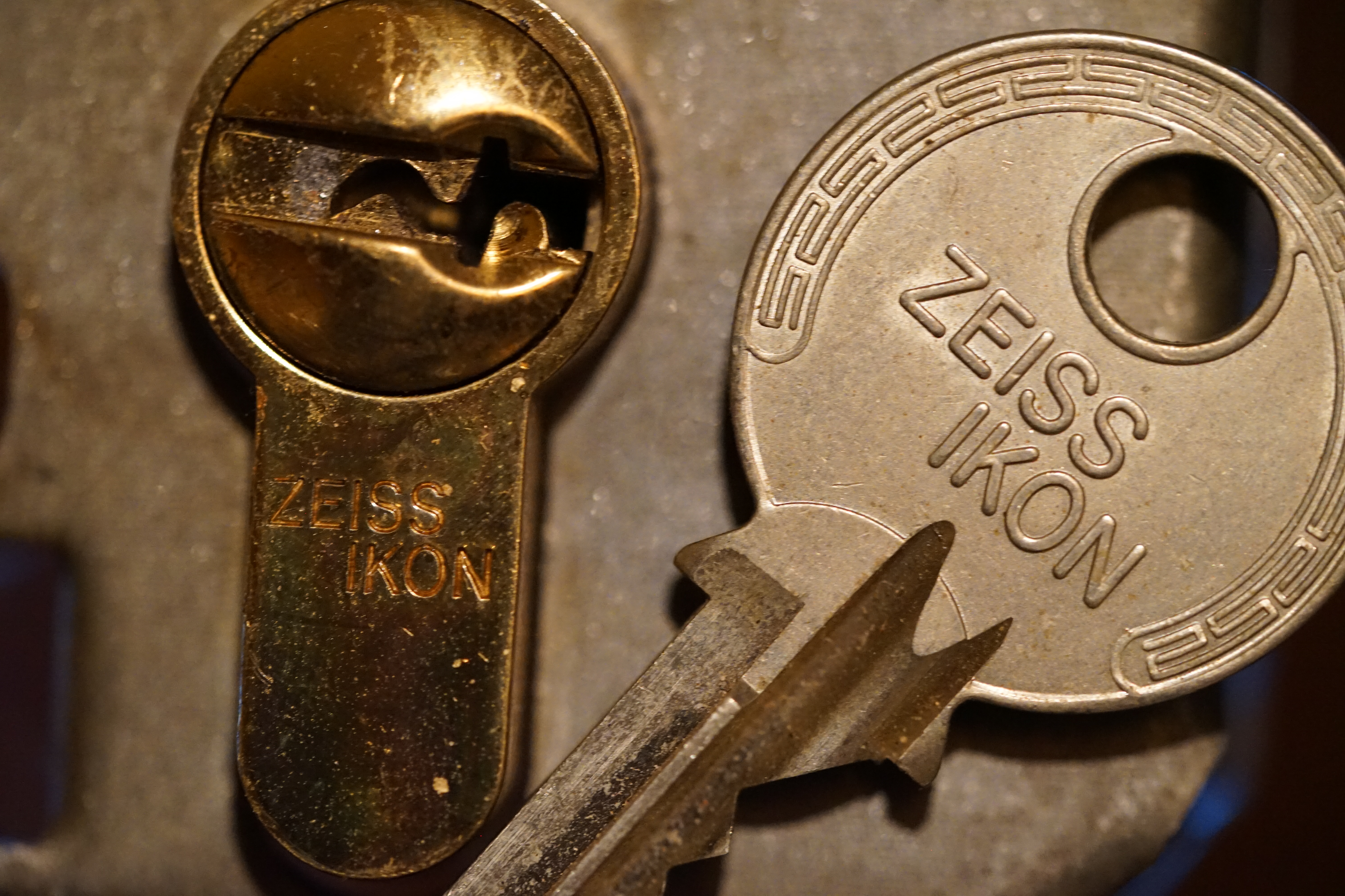 𝔄𝔯𝔱𝔥𝔲𝔯 𝔅ü𝔥𝔩, 𝔄𝔯𝔱𝔥𝔲𝔯𝔪𝔢𝔦𝔰𝔱𝔢𝔯 ® JOE ASBERRY Hey Joe " Asberry ", ruft F 1 Rudi vom Tresen, Prost und Stößchen ruft Heike III zum Stammtisch. Die Jukebox spielt in voller Lautstärke Mr. Bojangles. Arthurmeister, der Sympathieträger hat bay the way mit einem ABUS Padlock Joe`s Michael Air Jordan`s Basketball bag gesichert ! Auch der Michael Jordan mußte hier im Hasenstübchen das Basketball bouncing Verbot akzeptieren. Formel 1 Rudi schreit: Bouncing darf und kann hier nur ein Michael Schumacher. Die Cartomanze meint, ein Ralf Schumacher auch ! Prost Weizen, Stößchen, Käppchen, ASBERRY !!! Die Jukebox by Youtube spielt " Slow Hand ". Joe, du rascal belehre uns nicht schon wieder. Wir sind hier in der Rabbit Hall and smoking is good for your drunken head. Prosit, Cheer`s, Salute, Gin Gin, altüst, sante` und Viva ! Hoch die Tassen ! Am Tresen läutet die Glocke. Der Rotamint der blinkt. Drei Tage war der JOE krank, jetzt trinkt und raucht er wieder. Gott sei Dank ! Verschlagwortet mit: Arthur Bühl, Detektiv, the dutch open Lockpicking Champion ! From WIRED. ÖFFNUNG OHNE SCHLÜSSEL, Linkedin Joe Asberry, NBA, Twitter X. Basket Ball Bouncing Verbot, Arthurmeister, Raucher, Roth - Händle, Stadt Lahr - Bühl, Schwarzwald, Black Forest, Rötkäppchen you know Mr. Smitz, Sorte Schwäbischerhengst de is großfruchtig und süss wie UHU. Buhl er Zwetschge. No, only woman has Pflaumen ♥ Wappen Arthur Andreas Bühl, Flagge ! Wilhelm Busch ♥ 𝔄𝔯𝔱𝔥𝔲𝔯 𝔅ü𝔥𝔩, 𝔄𝔯𝔱𝔥𝔲𝔯𝔪𝔢𝔦𝔰𝔱𝔢𝔯 ® High Noon, elevener Clock, Hasenstübchen, HAM. In der Jukebox spielt: Pointer Sisters - Slow Hand, und der Tresen grölt, Arthurmeister with the Mastertouch. A Lover whit the Easy Touch ! Nochmals " Asberry " ! Hier herrscht Basketball Bouncing Verbot ! Wir sind hier nicht bei der NBA und du wirfst keinen Korb ! Du triffst den Korb ja nicht einmal. Am Tresen läutet die Glocke: Helbing und Stößchen ! Hey Pony ! Heike V drückt in Arthurmeister`s Jukebox: Die Affen rasen durch den Wald. Arthurmeister ruft: Parole Emil. Formula One Rudi grölt: Bouncing Verbot ! Asberry hat Bouncing Verbot ! Weizen ! Joe fragt Arthurmeister: Arthur my Friend, i need for my Basketball Friens from the NBA a instruction of Lockpicking. Arthur lacht: only wenn Michael Air Jordan und Michael Schuhmacher mitmachen. Pelle schreit vom Tresen: Schuhmacher ist ein Kannister Kopf. Pino kann ihn gerade noch daran hindern Marmor Stein und Eisen bricht zu drücken. Joe wünscht sich: Teddy Pendergrass - Turn Off the Lights… Ja Joe, es ist möglich eine solche Schulung auszurichten. Hierzu muß ich bei der Firma Amazon Lockpicking Set`s und Lockpicking Zubehör wie weitere Hook`s, Snakes, Rake`s und Tension Wrenches besorgen. Vorführmaterialien wie cut away Zylinder und Übungsschlösser habe ich parat. Ich zeige den E - Pick, und führe dir die Pick - Gun vor. 1 Schuss. Du verstehst. Prost ! Weizen, Stößchen`s, und Helbing für alle. Asberry und Bühl umarmen sich ! Sympathieträger halt ! In der Jukebox spielt: Element of Crime - Mittelpunkt der Welt… See You tomorrow, wir besprechen alles weitere wie: How to pick a Car. Verschlagwortet mit: Arthur Bühl, Arthurmeister® Arthur ♥ Schwäbischer Hengst, Buhl, Zwetschgen Heini, Arthur Bühl Wappen, Fahne, Buehl er Zwetschge, Made in Germany, Born 1961, Sympathieträger, Google Earth, Mittelpunkt der Welt, Pflaumen, Arkadasch, Datschi, ♥ Martinameisterin, Cartomanze, Scholischek, " HIGH NOON ! ", ♥ Vokuhila ♥ Parole Emil ! 𝔄𝔯𝔱𝔥𝔲𝔯 𝔅ü𝔥𝔩, 𝔄𝔯𝔱𝔥𝔲𝔯𝔪𝔢𝔦𝔰𝔱𝔢𝔯 ® Next Day: High Noon at 11 fer Clock: Joe Asberry der alte NBA Bouncer betritt das Hasenstübchen, ( HAM ) his Rabbit Hall ! In Arthurmeister`s Jukebox spielt: Nein nicht Hey Joe, sondern Aloe Blacc - I Need a Dollar ! Arthur Bühl spricht: gerade habe ich mit Mr. Smitz telefoniert. Joe: Smith ist ein Sammelbegriff wie Meier. Mr. Smitz you know, he is the CEO of the Magazin Playboy - Beverly Hills. Ja und der ist mein Freund. Den kenne ich über die BILD et. We have a Telefon call. Der Mr. Smitz hat dann den Mr. Jeff Bezon, ja du weißt schon, den vom Amazon Lieferservice angerufen. Er hat ihm erklärt daß ich mit dem NBA Bouncer Joe Asberry in Sachen Lockpicking einen Workshop machen möchte. Die Glocke läutet: Weizen, Helbing und Pony`s ! F 1 Rudi schreit am Tresen: Joe, laß dir lieber erklären wie du Scott Speed das laufen beibringst. Am Tresen wird es lauter: Minardi, Minardi, wir gewinnen nie ! Scott Speed, der Name geht im Gelächter unter. Pelle schreit: der Schuhmacher ist ein Kanister Kopf. Arthurmeister meint: let Michael pass for the Champions Chip ! Arthurmeister`s Jukebox spielt exclusive für Joe: Sammy Davis jr. - Mr. Bojangles ! Also Joe, der Smitz hat beim Bezos von Amazon angerufen, wir wollen einen Lockpicking Practical Kurs meistern. Der Bezos ist dann ins Amazon Head Quarter gefahren. Nein, nicht im Uber. F 1 Rudi schreit: Der Bezos fährt Ferrari. Scholischek meint: Maybach ! Also Joe, der schaut jetzt im Amazon Lager wie viele Lockpicking Tools und Jigglers er hat. Auch Pickset`s. Er sieht auch nach wie viele HPC, 2000 er Hook`s er hat. Lockpicker Beginner Sets von Majestic und Starter Sets von Mr. Peterson sagt er, hat er Massenweise auf Lager. Arkadasch sagt, sein Schwippschwager vom Neff Cousin und dessen Freund in Berlin - Kreuzberg könnten auch solche Pick Werkzeuge und Spanner herstellen. Die haben genug Schwarz Arbeiter. Die Sympathieträger Bühl und Asberry prosten sich genüsslich zu. Weizen ! Die Cartomanze die alte Kartenlegerin meint sie könne auch spooxe anrufen. Der Noagerlzutzler meint: Ihr Deppen, auf Berlin mußt du jahrelang warten. Heike IV ruft Stößchen ! Der Pino Frank lallt: Die Rautenfotzen bleiben für immer in der zweiten Liga. Joe ich bin mir sicher der hat auch Master bzw. Meister Lock`s. Die sind für eine Testrunde gut. Ja, die Dinger heißen Master Padlock ! OPEN ! Beer ! Nicht zu verwechseln mit Medeco ! Arthur läßt in der Jukebox im Bunny Hall TSOP spielen. The top Sound of Philladelphia ! Prost, Stößchen ! Pelle läutet auch die Glocke: Prost, Stößchen`s, Pony`s ! Dafür darf er auch für einen Heiermann: Heino - Caramba, Caracho ein Whisky drücken. Ja, Joe, aber kein Bouncing ! Der läßt die Sachen via Airforce Seattle to HAM liefern. Du weißt wie schnell Amazon liefert ! Sir Washi meint: Amazon sei so schnell wie Scott Speed. Alle lachen: Wenn er nicht wieder in die Mauer fährt ! Verschlagwortet mit: Arthur Bühl, Arthurmeister® Arthur ♥ Schwäbischer Hengst, Buhl, Zwetschgen Heini, Arthur Bühl, Wappen, FLagger, Buehl er Zwetschge, Made in Germany, Born 1961, Sympathieträger, Google Earth, Mittelpunkt der Welt, Pflaumen, Arkadasch, Datschi, ♥ Martinameisterin, Cartomanze, Scholischek, " HIGH NOON ! ", ♥ Vokuhila ♥ Parole Emil ! ! 𝔄𝔯𝔱𝔥𝔲𝔯 𝔅ü𝔥𝔩, 𝔄𝔯𝔱𝔥𝔲𝔯𝔪𝔢𝔦𝔰𝔱𝔢𝔯 ® 11.30 High Noon im Hasenstübchen. Der Hannenberger hat die Frikadellen fertig. Senf kommt aus dem Glas. In Arthurmeister`s Jukebox spielt: Santana - Fleur da Luna. Am Stammtisch diskutieren Bühl und Asberry über Lockpicking und Präsentationen: Arthurmeister erhält einen Anruf über die 007. OH, Mr. Smitz, nice to hear you from Beverly Hill`s. OH, What ! The Airplane from Jeff Bezos, Amazon is on HAM landed ! YES, Mr. Smitz, nice to hear this Song. Slowly Arthurmeister: There is a little Problem with the Custom. Mr. Smitz ! this is not really a Problem. HAM is four Minutes from the Hasenstübchen away. I will send Taxi - Dieter. He knows there a Hintereingang, a Backdoor, you know ! I call you back. Yes, yes, Außer Regen nicht viel gewesen. Greetings to Mr. Bezos. Tell him thank you for the Support. From Stammtisch too. Arthurmeister`s Jukebox spielt: Rucki - Zucki ! Die Frikadellen vom Hannenberger schmecken jetzt auch ohne Senf. Prost, Stößchen, Weizen, Helbing und für den Noagerlzutzler ein frisches vom Faß. Die Jukebox spielt: Die Five Tops - Warte auf das Glück ! 2 Stößchen später kommt Taxi Dieter zurück in den Bunny Hall ! Oh, OH, der Zoll, eH ! Als die mich gesehen haben war der Fisch geschuppt. Die haben mir beim Einladen geholfen. 5 Pakete a`50 Kilo ! Eine viertel Tonne. Ich durfte auch den Zoll zum Lockpicking Event einladen. Tragen helfen !! Stößchen, Pony, nö, heute Käppchen ! Die Jukebox spielt: Element of Crime - Am Ende denk ich immer nur an dich ! Mr. Smitz ! you are the best ! Greetings to all Smith in the USA. Yes, Yes, Mr. Smitz, Yes. I make greetings to Friede Springer from the BILD et; Ronzheimer too. Yes, Yes, und greetings for Mrs. Quandt. If Bezos will, i can show him on the Lockpicking Demonstration how easy he can pick a BMW whit a Key Blank. Yes, Yes, Mr. Smitz ! 3 Seconds ! OFFEN, OPEN, APERTO ! schreit Giovanni und will Chianti. Bei Fiat und Ferrari Modellen ist es so ähnlich. Bei manchen brauchst du aber ein polito, ja, Nagelfeile. Prost Chianti. Yes Mr. Smitz, die Ring bell`s, Hells Bells, die Glocke klingelt, you know ! We call in time. F 1 Rudi schreit: Hülkenberg ! Giovanni schreit: Giacomo Agostini ! Joe schreit: Scott Speed ! Arthurmeister`s Jukebox spielt: The Pointer Sisters - SLOW HAND, Arthurmeister the lover with the Mastertouch ! Arkadasch bekommt von Bühl Raki ericli Plum, Sorte Schwäbischer Hengst ! Prost Zwetschgenkönigin ! In der Vitrine von Arthur Andreas Bühl, Arthurmeister sind Schlösser, Padlocks, von ABUS, Master, BKS, CES, DOM, EVVA, Assa Abloy, Z Ikon, Kaba, Keso, ASSA, Winkhaus, Wilka, Trelock, Schmelting, Bode Panzer, Ancor Las, Drumm Geminy, Xylock, SEA, Medeco, Mul-T-Lock, Cut away, ABUS Granit, Pfaffenhain, E*S, ESS, Nemef, BAB, Babelsberg, Stasi, Diskus, WMF, Tesa, Vachette, Cisa, Wally, Rielda, Mottura, Viro, FAI, GeGe, Fichet, Bode Panzer, Tresor, Bramah, Protector, Braun`s Patent, Walomatus, Arolds, Combination Lock, Yale, Master, American Lock, Tubular, China, Indien, Aligarh, Nepal, Thailand, Zahlenschlösser, Himmelsschlüssel und noch vieles mehr, vorhanden. Alle Schliesszylinder sind Übungsmaterial für das Lockpicking. Schlagschlüssel sind auch dabei. Das Trabbi Tool, Stasi, natürlich auch. Das Wappen Arthur Andreas Bühl ist angebracht ! Die Flagge weht im Hasenstübchen. KI Satz zum Einfügen: Notiz: Alle SEO Texte wurden mittels einer ♥ KI ( Künstliche Intelligenz ) der Firma Doublebrain ®, ( ges. gesch. DPMA, Berlin, Reg.-Nr. 302022224017 ) ( Die E - Mail lautet: Doppelhirn@Doublebrain.de ) und doppeltem Helbing aus dem Leporello: " Arthurmeister Bühl und Bouncing Joe Asberry im Hasenstübchen ", generiert. Die Jukebox spielt: Loredana Bertè - E la luna bussò. Der Reggae Auftakt ! ♥ 𝔄𝔯𝔱𝔥𝔲𝔯 𝔅ü𝔥𝔩, 𝔄𝔯𝔱𝔥𝔲𝔯𝔪𝔢𝔦𝔰𝔱𝔢𝔯® In der Vitrine von Arthur Andreas Bühl, Arthurmeister sind Schlösser, Padlocks, von ABUS, BKS, CES, DOM, EVVA, Assa Abloy, Z Ikon, Kaba, Keso, ASSA, Winkhaus, Wilka, Trelock, Schmelting, Bode Panzer, Ancor Las, Drumm Geminy, Xylock, SEA, Medeco, Mul-T-Lock, Cut away, ABUS Granit, Pfaffenhain, E*S, ESS, Nemef, BAB, Babelsberg, Stasi, Diskus, WMF, Tesa, Vachette, Cisa, Wally, Rielda, Mottura, Viro, FAI, GeGe, Fichet, Bode Panzer, Tresor, Bramah, Protector, Braun`s Patent, Walomatus, Arolds, Combination Lock, Yale, Master, American Lock, Tubular, China, Indien, Aligarh, Nepal, Thailand, Zahlenschlösser, Himmelsschlüssel und noch vieles mehr, vorhanden. Alle Schliesszylinder sind Übungsmaterial für das Lockpicking. Schlagschlüssel sind auch dabei. Das Trabbi Tool, Stasi, natürlich auch. Verschlagwortet mit Buehl, Buhl, Rotkäppchen, Zwetschgenhengst, Zwetschge Für das Jahr 2025 wurde der SEO von der Firma chatgpt und von einer KI ergänzt: Arthur Andreas Bühl, ist ein Babyboomer ! und ein Sympathietraeger ! Slow Hand ! mit dem Mastertouch ! Locksport: The strange things that happen at a lock-picking convention by Tom Vanderbilt, Deviant Olliam, Slate, picking, Hackers Planet, Earth, Event, Flickr, Foto, Ina Müller, Arthur Meister, Lockpicking, ssdev, Photo, Slide Player, The Joy Lock Club, Schuyler Towne, by Pagan Kennedy, Arthur Bühl, called Arthurmeister, can pick a Lock faster than you, David Olliam, Slate, Tool, Toool, the open organisation of Lockpickers, Wired, Jan Freitag, TAZ, FAZ, BILD, WELT, BUDEG, BDD, Linkedin, Pornomeister SARL, X, Twitter, Security of Locks, Linkedin Arthur Bühl, Zwetschgenstadt Bühl, Wappen Bühl, Fahne Bühl, Facebook, Bühl, Arthurmeister, Pornomeister SARL, Lockpicking Experte. Tagged with: Dorma Kaba, Europa Park Rust, Zwetschgenhengst, NBA, Bouncing Joe Asberry, Everybody Wiki, Schwäbischer Henst, Pflaume, Zwetschge, Doublebrain, Mandy August, Rallye, cross, Datenschutz. Zitat: Arthurmeister " offen ist gut, schneller offen ist besser ! " Pankhofer, Schloss und Schlüssel, Arthur Bühl, Wappen Bühl, legal 1001, Radio Eriwan, In Arthurmeisters Jukebox im Hasenstuebchen, You Tube, ( HAM ), sind Schallplatten von Slow Hand, Pointer Sisters, Engelbert, Joy Flemming, Ina Müller, Dörp Reggae, Reinhard Fendrich, Sammy Davis jr., Bee Gees, Hans Söllner, Element of crime, Empire of sun - we are the people, Katja Ebstein - Es war einmal ein Jäger, Udo Jürgen - Das Lied das nie zu Ende geht, Vicky Leandros - Ich liebe das Leben, Die Five Tops - Warte auf das Glück, Marianne Rosenberg - Er gehört zu mir, Hildegard Knef - Für mich soll`s rote Rosen regnen, Connie Francis - schöner fremder Mann, Heino - Caramba, Karacho, ein Whisky, Drafi Deutscher - Mamor Stein und Eisen bricht, Kraftwerk - Das Modell, Ernst Neger - Rucki - Zucki, Wolle Kriwanek - I fahr Daimler, Reinhard Fendrich - Strada del sole, Zupfgeigenhansel - Bella Ciao, Joy Flemming, Half breed, Haindling - Du Depp, Nina Hagen - Africa Reggae, Schwoisfuß - Bin i selber Rastamann, Jan Delay - Irgendwie, irgendwo, irgendwann, Grachmusikoff - Oiner isch emmer dr Arsch, Wolfgang Ambros - Du schwarzer Afgahne, UB 40, The Manhattans - Kiss and say Goodbye, Three Degrees - Dirty old Man, Babara Streisand - Woman in Love, George Michel - One more try, Candy Dulfer, Deep Purple - Child in Time, Moody Blues - Nights in white Satin, Eagles - Hotel California, Dire Straits - Sultan of Swing, Pink Floyd, Sade - Smooth Operator, Toto - L`italiano, Peddy Pendergrass, Tom Jones, Eddie Holman - Hey there lonly girl, Chicago - If you leave me now, Kalvin Harris - Promises, Fugees, Engelbert - How I Love You, Gloria Gayner can`t take my Eys off you, Olivia Newton John, Ricky Shane - Mammy blue, Los Bravos, Kenny Rogers, Albano und Romia Power, Totzi - Ti amo, Tina Turner und Eros Rammazotti, Abba - Hasta Manana, Roger Whittacker - Abschied ist ein scharfes Schwert, Toto - Hold the line, Love Story mit Andy Williams, Grace Jones, Diana Ross und Julius Iglesias - All of You, Christopher Cross, Roberta Flack & Peabo Bryson, George Benson, Aloe Blacc - I need a Dollar, Simply Red - if you don`t know me by now, Luther Vandross und sehr viele mehr. Es erscheint auch bald die B - Seite von Arthurmeister`s Jukebox ( HAM ) Fuhlsbüttel, Hasenstuebchen, Playboy, Bunny Hall, Los Angeles, Beverly Hills, TSOP The Sound of Philiadelpia, Golden Gate Brigde, und noch so vieles mehr. Seattle Times says: He has got good hands, but how`s his vertikal. Arthur Bühl, a private detective from Germany deflated an all-star field of lockpickers in the world. Pressebox: Kaba Day im Europa Park mit Arthur A. Bühl, Detektiv. ( Arthurmeister ) - Präsident Pornomeister SARL, Linkedin: Arthur Andreas Bühl, Detektiv. 360 Meriandos, The Master Touch, opening locks without keys. Jesusmeister Arthur Bühl is a Master who can pick any lock in the world, but Jesus is the only Master who can unlock the human soul. Slideplayer. Phila Locksmith, Lockpickerherz und Schlossherz sind ges. gesch. Marken von Arthur Bühl. Das Wappen Bühl ist gelb, blau mit schwarzen Linien. You Tube, 23C3 Schlossoeffnung wurde beim CCC, Caos Computer Club, gefilmt. Citywide RFID Master, House key, Hamburg, by Wired. WIRED is where tommorow realized. World Trade Center, New York, YY 10 007, Communicationsmanager Mr. Smitz. Wiki, Attraktor, Trainingslager. Schloss - Öffnen, Public Domain 147, Staatsicherheit in der DDR, Arthur Meister aus Hamburg, Bunker am Ulmenwall. Herr der Schlösser, Bild Zeitung. 𝔄𝔯𝔱𝔥𝔲𝔯 𝔅ü𝔥𝔩, 𝔄𝔯𝔱𝔥𝔲𝔯𝔪𝔢𝔦𝔰𝔱𝔢𝔯® Herr Arthur Bühl, kritischer Privatdetektiv aus der Hansestadt Hamburg, bereitet sich auf ein Interview mit der BILD et vor. Bei Babsi und Gina in Fuhlsbüttel wird ihm zuvor der Vokuhila geschnitten. Herr Arthur Bühl wurde schon in der BILD et als " Herr der Schlösser " beschrieben. " Ein bisschen Ruhe bitte " schreibt Jan Freitag von der TAZ. Er erwähnt auch eine Mustertür by Wendt. Es wird darin herumgeprökelt. Selbst Arthur Bühl, der weltbeste aus dem Lockpicker Mekka Hamburg, betreibt pures Understatement, weil er sein Schloss in nur 20 Sekunden " geknackt " hat. Charles Graeber von der Wired.com beschreibt in seinem Artikel Master Lock - Pickers do bottle Arthur Bühl " The Master of the Universe ", Arthur Bühl a private Detective of Germany open locks. Bühl`s Fabio - the - Barbarian Look stands out. He wins the Dutch Open and is now Master of the Universe. The people cry: " Arthurmeister ! booms Arthurmeister ". Mark Webber Tobias, the Author of Locks, Safes, and Security, a Police Reverence, say: Arthurmeister, that ist beautyful. " Open ! " sagt Arthurmeister ", offen ist gut, schneller offen ist besser ". " Beer !" Arthurmeister booms back and a new Champion is born. Die Welt berichtet: " Die Kunst, Schlösser ohne Schlüssel zu öffnen ". Vereinsmitbegründer und Vizepräsident Arthur Bühl trägt seine Leidenschaft schon auf der Krawatte. Sie ist rot mit gelben Schlüsseln drauf. Intern wird er ehrfürchtig " Meister Arthur " gerufen. Er hat es zum siebenfachen Deutschen Meister in verschiedenen Disziplinen geschafft. Er pickt seit der Kindheit. Sein erstes Trainingsobjekt war sein Spardosenschloss - Ein klassischer Einstieg… . Die Slate berichtet über Arthur Bühl als Lockpicking Legend. Es gibt einen Artikel Tool for Picking and Decoding by Stasi, CCC, Vortrag Berlin. Amateur Hour berichtet: Arthurmeister has " The Master Touch ". Bei den Kaba Day `s im Europa Park Rust schreibt die Pressebox: auf großes Interesse der Teilnehmer stieß auch die praktische Vorführung von Steffen Wernéry und Arthur Bühl, die gängige mechanische Schließzylinder ohne Schlüssel zerstörungsfrei öffnen. Meist in Sekundenschnelle. Auch die Chemnitzer Zeitung " Freie Presse " hat über das Lockpicking und Arthur Andreas Bühl alias Arthurmeister berichtet. Dwight Perry schreibt: Arthur Bühl has good hands ! In der Philalocksmith wird Arthur Bühl auch als Lockpicking Legend betitelt. Es gibt auch einen Beitrag, 360 Meridianos. In der Datenschleuder, CCC, wurde über ihn als Sympathieträger berichtet. Veröffentlicht unter Linkedin, Xing, Google Panel, Twitter X. In der Vitrine von Arthur Andreas Bühl, Arthurmeister® sind Schlösser, Padlocks, von ABUS, BKS, CES, DOM, EVVA, Assa Abloy, Z Ikon, Kaba, Keso, ASSA, Winkhaus, Wilka, Trelock, Schmelting, Bode Panzer, Ancor Las, Drumm Geminy, Xylock, SEA, Medeco, Mul-T-Lock, Cut away, ABUS Granit, Pfaffenhain, E*S, ESS, Nemef, BAB, Babelsberg, Stasi, Diskus, WMF, Tesa, Noch, Vachette, Cisa, Wally, Rielda, Mottura, Viro, FAI, GeGe, Fichet, Bode Panzer, Tresor, Bramah, Protector, Braun`s Patent, Walomatus, Arolds, Combination Lock, Yale, Master, American Lock, Tubular, China, Indien, Aligarh, Nepal, Thailand, Zahlenschlösser, Himmelsschlüssel und noch vieles mehr, vorhanden. Alle Schliesszylinder sind Übungsmaterial für das Lockpicking. Schlagschlüssel und so vieles mehr, sind auch dabei. Auch der Sputnik. Verschlagwortet mit: ♥ Vokuhila, Friseur ♥ Schwäbischer Hengst, Zwetschgen Heini, Bühl er, Zwetschge, Google Earth, Mittelpunkt der Welt, Martinameisterin, Cartomanze, Scholischek, " HIGH NOON ! ". ♥ Parole Emil ! ♥ 𝔄𝔯𝔱𝔥𝔲𝔯 𝔅ü𝔥𝔩, 𝔄𝔯𝔱𝔥𝔲𝔯𝔪𝔢𝔦𝔰𝔱𝔢𝔯® Bühl, Arthur, Jahrgang 1961, Made in Germany, Detektiv or Private Investigator how Mr. Smitz from the PLAYBOY, Beverly Hills, say`s. Yes Mr. Smitz i will send you the Photo Arthurmeister`s F1, Jacket for your LeporelloUS. to your E - Mail Mr.Smitz@Mr.Smitz.us. Ok, Mr. Smitz. Mr. Smitz do you know what Google Earth is ? Take BÜHL Arthur, only by Google Earth, you know ? have done it ? Yes Google will show you my Panel superfast. Cool, Arthurmeister, cool. Yes Mr. Smitz, this can i do for you too ! Yes with SEO. Yes, yes, i have Arkadasch erklärt, sein Erikli pasta is not so genial. Der beste Zwetschgenkuchen, you know plum tart, is from the Stadt Bühl. Not laughing in the USA. Bühl is a City like my Name. And the People in this City called it: Zwetschgendatschi ! you know. This is the world best plumcake. Yes Datschi ! Yes, Stadt Bühl is near Baden - Baden, the Casino, you know ! Yes. Baden-Württemberg. You must know there is since 1927 the traditionell Zwetschgenfest. And there ist the Zwetschgenkönigin ! Mr. Smitz, my Ur Ur Ur Ur Grandfather is born in Bühl. My Great Grand Grand Mother where also born in the town Bühl. Their profession was Zwetschgenpicker. Not Lockpicker, Zwetschgen / Plum Picker. And Rüttler. Oh, really ! Yes, Yes. And since this time the name of the family Bühl from the Stadt Bühl is: Yes you know - Buehl. Yes i will give Greetings from you to Mrs. Friede Springer from the Newspaper BILD et. Yes, the Elbphilharmonie is in Betrieb. OH, Mr. Smitz, greeting´s to you from Joe Asbbery, NBA, you know. Tomorrow we will meet us in the Hasenstübchen, our Rabbit Hall. For Lockpicking und Beer. Call you. Parole Emil ! Not E-Mail. Provided by www.Arthur-Bühl.de and www.Arthurmeister.de