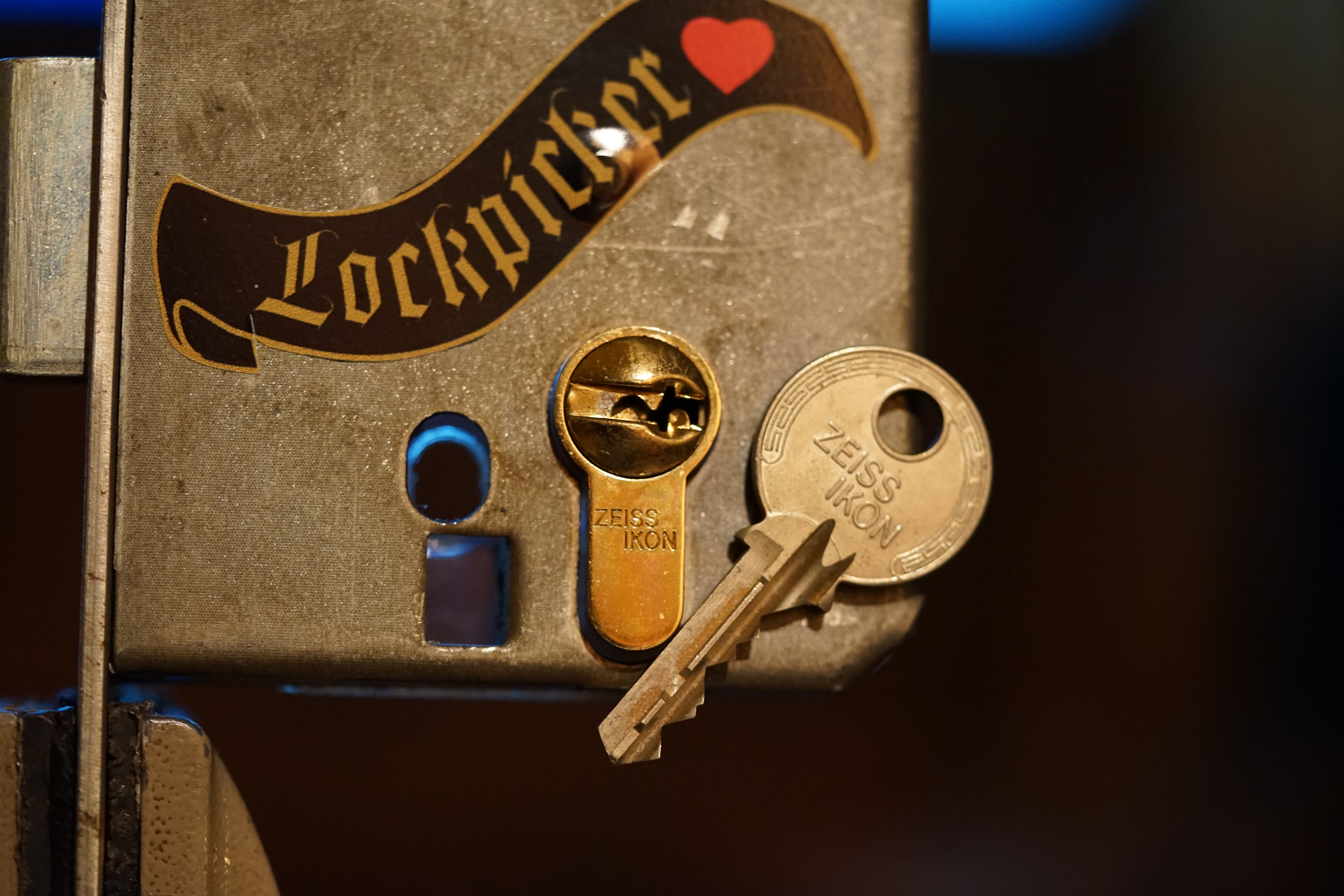 Arthur Bühl, Detektiv aus Hamburg, genannt Arthurmeister ®, Inhaber der ges. gesch. Marken: Lockpickerherz ®, Schlossherz ®, Präsident Pornomeister ® SARL int. , Sympathieträger ®, RADIO ERIWAN ®, Double Brain ®, Web Tüv ®, u.w. Der Ballon d'Or wird auch beim Lockpicking vergeben. Seit der Gründung 1997 der Sportsfreunde der Sperrtechnik wird der Ballon d'Or jährlich verliehen und gilt als eine der prestigeträchtigsten individuellen Auszeichnungen im Lockpicking: KI-worldwide.de, powerd by Arthurmeister ® Carsten Jasner, MUT PROBEN ! Das Leben ist tödlich. Aber es muß nicht sterbenslangweilig sein. In diesem Buch werde ich ab Seite 139 in dem Kapitel: Mut zur Lücke, Loch im Tresor. Todsichere Systeme und wie man sie knackt wie folgt beschrieben: Ein Mann mit Pferdeschwanz sitzt hoch konzentriert am Werktisch. Sein Blick ist ins Nichts gerichtet. Für das was er tut, braucht er seine Augen nicht, er sieht mit dem kleinen Stahlhaken zwischen seinen großen Fingern, mit denen er sich einen Weg in das Schicherheitsschloss bahnt. Er gleitet in die ölige Innenwelt, ertastet Wände, Widerstände, Ausbuchtungen. Er fühlt schließlich die genaue Position der Stifte, rastet einen nach dem anderen ein. Diese Momente, sagt der Zweimeter mann, seien " Vorboten zum Orgasmus " ! Arthur Bühl, von seinen zahlreichen Bewunderern " ARTHURMEISTER " genannt, ist einer der Besten bei den Sportsfreunden der Sperrtechnik, einem Verein in dem sich bundesweit rund fünfzehnhundert Mitglieder in sechzehn Ortsgruppen treffen, um in ihrer Freizeit Schlösser zu knacken. Ins Leben gerufen hat den Verein Arthur Bühl und sein Freund Steffen Wernèry, ein Mitbegründer des Caos Computer Club. Digital hacken oder analog knacken - für Wernèry gibt es da keinen Unterschied. Hier wie da treibt ihn der rebellische Reiz, Lücken im System zu finden, die Verkäufer als todsicher preisen. " Doch sicher ist nur, daß alles aufgeht " ! Dafür sort die Lust, die jeder kennt: Schatzkammern zu betreten, Geheimnisse zu entschlüsseln, Widerstände zu überwinden, Verbotenes zu tun, sich Zugang zu veerbogenen Ecken und Winkeln zu verschaffen. Die " Sportsfreunde " treibt diese Lust seit ihrer Kindheit um. Wernèry bog mit zwölf Jahren seinen ersten Dietrich aus einem Kleiderbügel und sperrte seine Lehrer ein. Der kleine Arthur bekam eine Ahnung von seinem Talent, als es ihm gelang, die Spardose schlüssel - und zerstörungsfrei zu entriegeln. Heute triumphiert er als mehrfacher Deutscher Meister im sogenannten Lockpicking, dem Öffnen von Schlössern unter Wettkampfbedingungen. Immerhin siebenundsechzig Jahre lang war das erste Sicherheitschloss der Welt tatsächlich ein Sicherheitsschloss. Der englische Tüftler Joseph Bramah, der so nützliche Dinge erfand wie eine Banknoten - Nummeriermaschine und eine Zapfanlage, die heute noch in britischen Pubs Bier in Gläser sprotzt, ersann 1784 ein Zylinderschloss, daß als unbezwigbar galt - bis 1851 ein professioneller Knacker nach sechzehn Tagen engagierten Stocherns das Ding öffnete. Dieser Akt war ein Schlüsselerlebnis in der Beziehung zwischen Mensch und Mechanik. Ein Sieg der lebendigen Sinne über ein sprödes System - zu einer Zeit, da die Gesellschaft sich dem stampfenden Rhythmus der Industrialisierung unterwarf und der Glaube an das Heil der Technik verdrängte. Lockpicking wurde zu einem populären Sport, der Helden schuf. In den dreißiger Jahren des 20. Jahrhunderts etwa gelangte ein Prister zu Weltruhm, weil er reihenweise sowohl als einbruchsicher gepriesene Tresore als auch " ausbruchsichere " Gefängnisschlösser entriegelte. " Der schwerste Schrank hat seine Schwächen, er läßt sich ohne Müh erbrechen " ! - diese alte Panzerknacker Weisheit hat nach wie vor Gültigkeit; sie hängt über den Köpfen der Hamburger Lockpicker. Arthurmeister braucht für handelsübliche Stiftschlösser, die fast jede Wohnungstür zieren, zwischen zehn Sekunden und fünf Minuten, je nach Hersteller. Bohrmuldenschlösser, die bei der Deutschen Post, auf Flughäfen und in Atomkraftwerken verwendet werden, sind vor ihm ebenso wenig sicher. Er nutzt dabei mechanische Ungenauigkeiten, winzige Spielräume, die sich bei der Herstellung nicht vermeiden lassen und zehnmal dünner sind als ein Haar. Ein paar Mal klickt es, der Meister dreht den Zylinder, streicht seine Haare zurück, steckt sich eine Zigarette an. " Tja " sagt er, " und wenn man dann das Schloss aufkriegt - das ist ein geiles Gefühl ! " Ich habe dann später den Jasner in Berlin angerufen. Bei dem Telefonat kam lediglich heraus er wüßte von dem Interview nichts mehr und wolle auch nichts mehr wissen. Da habe ich noch bemerkt, er hätte auf dem Lockpicking " Bunten Nachmittag " nicht so nerven brauchen, wenn er dann doch so einiges durch den " Tüddel " kriegt. Taged mit: Spiel nicht mit den Schmuddelkindern ! Verzwetschget mit: Bühl Arthur, Bühl Wappen, Bühl Fahne, Bühl Urkunde, Bühl Patent, Bühl Achteck open, Zwetschgenhengst, Zwetschgenfest, Meister Arthur, Bühler Zwetschge, Arthur Andreas Bühl, Detektiv, Privatdetektiv, Hamburg, Germany, Siegel, Ring. Arthurmeister007@gmail.com VereinsWiki Fandom