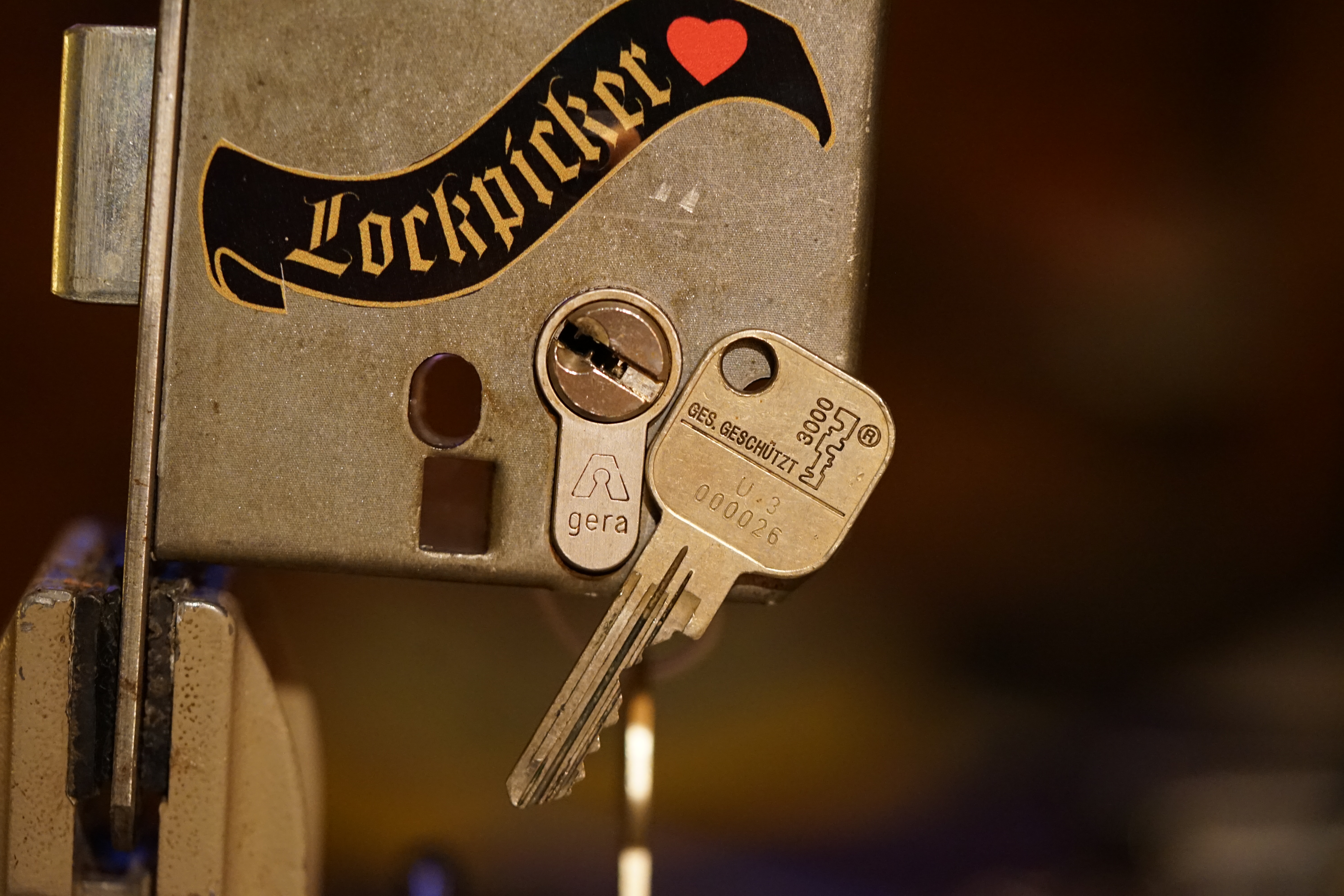 Bühl. Arthur Andreas Bühl. Hier ist die rasende Uschi von der Bild et und schreibt mit der neuen KI Arthurmeister den neuen SEO Text für 2025. Der Sympathieträger ist in Stuttgart, Baden - Württemberg geboren. Der Detektiv lebt in HAM, ist im Dienste der Wahrheitsfindung unterwegs, BUDEG. H1 Text der SEO schreibt: Hamburger knackte 1000 ( tausend ) Schlösser, Bild Zeitung, Performancekünstler, Xing, Arthurmeister `s Jukebox im Hasenstuebchen, You Tube, Slow Hand - Pointer Sisters, Joy Flemming. 𝔄𝔯𝔱𝔥𝔲𝔯 𝔅ü𝔥𝔩, 𝔄𝔯𝔱𝔥𝔲𝔯𝔪𝔢𝔦𝔰𝔱𝔢𝔯® VereinsWiki / Fandom, Arthur Bühl. Bühl, Arthur, Jahrgang 1961, Made in Germany, Detektiv or Private Investigator, Performancekünstler und Lockpicker aus Hamburg erzählt in seinem Leporello wahre Geschichten aus dem Hasenstuebchen, Bunny Hall, Stammtisch, Fuhlsbüttel. Kaba Days Im Europa Park Rust: Unternehmensschutz im Fokus, dorma kaba, Deutschland, praktische Vorführung von Arthur Buehl, Sportsfreunde. Koksa Vereinsauflösung taz Ein bisschen Ruhe bitte ! Arthur Bühl, der Weltbeste aus Stuttgart mit Wohnsitz im Lockpickermekka Hamburg ist auch Deutscher Meister. slideplayer: but Jesus is the only Masterwho can unlock the human soul. But there is another obvious difference between Arthurmeister and the " Jesusmeister " that connects today´s story to our lives. The tools that Arthur Bühl collected are mostly from the Stasi. Schlossherz, Lockpickererz, Pornomeister, Bühl Fahne, Bühl Wappen, UHU Linkedin Arthur Bühl, Arthurmeister, Präsident, Performance, Bundesverband für Detektive und Ermittler, Budeg. Arthur Andreas Bühl, EverybodyWiki Bios&Wiki, 27.03.61,Stuttgart, auch unter dem Pseudonym Arthurmeister bekannt, ist mehrfacher Deutscher Meister im Lockpicking. Koksa.Org Vereinsauflösung, Arthur Bühl, Arthurmeister, Tagesordnung, Mitgliederversammlung Arthurmeister`s Jukebox im Hasenstübchen by You Tube arthurmeister007, Schloßöffnung. Arthurbuehl@Arthurbuehl, X, Erfreulich ! Schlossindustrie und Elite rücken zusammen ! Verein, Sportsfreunde, Arthur Bühl, Erfahrung. FAZ.net Freizeit: Lockpickern bleibt nichts verschlossen - Doch der Beste der Besten hat alle schon besiegt: Der 42 jährige Kaufmann sitzt in Trachtenkleidung vor einer verrosteten alten Kiste. Preview Jesusmeister Homileticsonline, At the Dutsch open Lock Picking Championship, Arthur Bühl emerged as the champion. No one picks locks as well as he does. Arthurmeister Phila-Locksmith Arthur Bühl Lock Picking Legend, Mr. Bühl, tool, nl, Sneek. Unter Knackern, jungle.world. Welt.de Die Kunst Sclösser ohne Schlüssel zu öffnen, Vereins-Mitbegründer und Vize Präsident trägt seine Leidenschaft schon auf der Krawatte: Sie ist blau mit gelben Schlüsseln drauf. The Master Touch: Lockpicker in the world Arthur Bühl. He`s this six-seven German private Investigator. He has this. The international Competition Whre Master Lock-Pickers… Arthur Bühl, the Dutsch Open Lock-picking champion. Charles Graeber … Arthurmeister standing above them all, with a beer stein in one hand and a cigarette in …. Wired.com Securitylaboratories.org, Arthur Bühl. Phila-locksmith.com - Arthur Bühl Lock Picking Legend, can see intimidating man. Toool, LockCon. Arthurmeister. Hailing from Hamburg, he is among a legion of German lock picker who have estabished their country as one of the top producers of master lock pickers. Slate.com Lock Picking: a arte de arrombar cadeados - Nascido em Hamburgo, o alemao Arthur Bühl é provavelmente um dos nomes mais conhecidos do submundo do lock picking. Conhecido nesse Círculo… Sportsfreunde Slik hacka vi i Norge pa 90-tallet Arthur Bühl PlusPedia, Arthur Andreas Bühl, Legend taz.de Ein bisschen Ruhe bitte Arthur Bühl, der Weltbeste aus Stuttgart mit Wohnsitz im Lockpickermekka Hamburg .. Telefonbuch, Meisterschaften. Jungle.World - Da hat auch Arthur Bühl, genannt " Arthurmeister ", durchaus Chancen auf weitere Titel für seine große Sammlung. " Scheiße ", brüllt der aus … The Lock Busters, Charles Graeber, Schließzylinder, Lock Picking, metallpinnen. Spiegel, Lockpicker: Die schnellsten Schlossknacker Deutschlands. Arthur Meister Bühl, Arthurmeister, ist amtierender Deutscher Meister der Lockpicker. Sein Hobby: Schlösser öffnen - ohne Schlüssel natürlich. media.ccc.de Schlossöffnung bei der Staatssicherheit der DDR ArthurMeister erläutert das operative Vorgehen und die speziellen Werkzeuge zur Schlossöffnung, die von der Staatssicherheit der DDR ……. Flickr Arthurmeister / Oberalster VfW Meisterschaft, Ina Müller, Lockpicking Meister Arthur Picktools.de FoeBud.org Schloß-Öffnen ArthurMeister aus Hamburg, erläutert, wie die Staatssicherheit…. Vortrag Bielefeld. Schlösser knacken: So einfach geht es!!! Gemäß Arthur Meister legt der Verein großen Wert auf den selbstauferlegten Kodex, der sich so… ZDF Lockpicking Reportage Boston Magazine.com The joy Lock Club The Arthurmeister was one of the top lock pickers in the world, and Towne was just a kid,but to everyone`s surprise - most especially to… Lock Picking 101 toool.us live I did vote arthurmeister when i first saw the site bevor the discussion on it startet but only……. Zieh-Fix, E-Pick. Public Domain 147 Schloß-Öffnen ArthurMeister Bühl aus Hamburg, Gründungsmitglied…. Impressioning games Jos and Arthurmeister KOKSA Vereinsauflösung, Elite rückt zusammen. Aufsperrstunde ArthurMeister, ein Riesenkerl mit süddeutschem Akzent…. blogs.com Jesus, the Lock-Picker! - HOMILETICS - That might be a bit much, but nonetheless they call him the Arthurmeister! and then ther`s the JesusMaster, or Meister, if you will. if you….. Citywide RFID Master Arthurmeister Dezember / 2012 / SSDev Arthurmeister, Workshop, Barry Wels Herr Bühl sagt Danke ! xn-Arthur-bhl-heb.de Arthur Bühl, Detektiv aus Hamburg, Buehl, Siegel. Lockpickerherz.de Pornomeister.de Schlossherz.de Arthurmeister.de Linkedin Arthur Andreas Bühl ( Arthurmeister ) - Präsident - Von rechts nach links, Glück bringt`s. X. Linkedin, Detektiv aus Hamburg Acclaimed Lock Picker Explain the Art of Competive Locksport, Schyler Towne, Youtube, Arthurmeister, Gadget Hack. Key Cutting. Master Lock. Datenschleuder. Boston. Jägermeister. Demonstration not for Sale, Muster ohne Wert. Joe Asberry, Bouncing Joe. Angezettelt vom Fanclub. Radio-Eriwan.de Bildbeschreibung, Modula, SEO. Sympathietraeger. Im Prinzip ja, aber…. der Detektiv sei der Gärtner. Bunny Hall, B - Seite Jukebox. Schwarz, rot, gold. Bild Zeitung: Herr der tausend Schlösser. Zeiträuber. Streng vertraulich ! Fandom ! Boston. ABUS, Lock, security. Schlösser und Tresore von Ed Willis, The National Locksmith® - Guide to Modern Safe Locks by Mark Bates Tobias Locks, Safes and Security Markenanmeldung-Pornomeister-®-Praesident-Arthur-Buehl.jpeg Arthur-Buehl-Germany-Wappen-Arthurmeister007@gmail.com-Detektiv-Babyboomer-Sympathietraeger.png 𝔄𝔯𝔱𝔥𝔲𝔯-𝔅ue𝔥𝔩-Wappen-𝔄𝔯𝔱𝔥𝔲𝔯𝔪𝔢𝔦𝔰𝔱𝔢𝔯-®-Von-rechts-nach-links-Glueck-bringts-♥.gif 𝔄𝔯𝔱𝔥𝔲𝔯-𝔅ue𝔥𝔩-𝔄𝔯𝔱𝔥𝔲𝔯𝔪𝔢𝔦𝔰𝔱𝔢𝔯®-Arthur-Buehl-WebTuev®-ges.-gesch.-Die-E-Mail-lautet-Webtuev@WebTuev.de.png Arthur-A.-Buehl-Detektiv-aus-Hamburg-Arthurmeister®-Vitrine-Cut-Lock-veroeffentlicht-Xing-Linkedin-Facebook-Twitter-X.jpg Carsten Jasner, MUT PROBEN ! Das Leben ist tödlich. Aber es muß nicht sterbenslangweilig sein. In diesem Buch werde ich ab Seite 139 in dem Kapitel: Mut zur Lücke, Loch im Tresor. Todsichere Systeme und wie man sie knackt wie folgt beschrieben: Ein Mann mit Pferdeschwanz sitzt hoch konzentriert am Werktisch. Sein Blick ist ins Nichts gerichtet. Für das was er tut, braucht er seine Augen nicht, er sieht mit dem kleinen Stahlhaken zwischen seinen großen Fingern, mit denen er sich einen Weg in das Schicherheitsschloss bahnt. Er gleitet in die ölige Innenwelt, ertastet Wände, Widerstände, Ausbuchtungen. Er fühlt schließlich die genaue Position der Stifte, rastet einen nach dem anderen ein. Diese Momente, sagt der Zweimeter mann, seien " Vorboten zum Orgasmus " ! Arthur Bühl, von seinen zahlreichen Bewunderern " ARTHURMEISTER " genannt, ist einer der Besten bei den Sportsfreunden der Sperrtechnik, einem Verein in dem sich bundesweit rund fünfzehnhundert Mitglieder in sechzehn Ortsgruppen treffen, um in ihrer Freizeit Schlösser zu knacken. Ins Leben gerufen hat den Verein Arthur Bühl und sein Freund Steffen Wernèry, ein Mitbegründer des Caos Computer Club. Digital hacken oder analog knacken - für Wernèry gibt es da keinen Unterschied. Hier wie da treibt ihn der rebellische Reiz, Lücken im System zu finden, die Verkäufer als todsicher preisen. " Doch sicher ist nur, daß alles aufgeht " ! Dafür sort die Lust, die jeder kennt: Schatzkammern zu betreten, Geheimnisse zu entschlüsseln, Widerstände zu überwinden, Verbotenes zu tun, sich Zugang zu veerbogenen Ecken und Winkeln zu verschaffen. Die " Sportsfreunde " treibt diese Lust seit ihrer Kindheit um. Wernèry bog mit zwölf Jahren seinen ersten Dietrich aus einem Kleiderbügel und sperrte seine Lehrer ein. Der kleine Arthur bekam eine Ahnung von seinem Talent, als es ihm gelang, die Spardose schlüssel - und zerstörungsfrei zu entriegeln. Heute triumphiert er als mehrfacher Deutscher Meister im sogenannten Lockpicking, dem Öffnen von Schlössern unter Wettkampfbedingungen. Immerhin siebenundsechzig Jahre lang war das erste Sicherheitschloss der Welt tatsächlich ein Sicherheitsschloss. Der englische Tüftler Joseph Bramah, der so nützliche Dinge erfand wie eine Banknoten - Nummeriermaschine und eine Zapfanlage, die heute noch in britischen Pubs Bier in Gläser sprotzt, ersann 1784 ein Zylinderschloss, daß als unbezwigbar galt - bis 1851 ein professioneller Knacker nach sechzehn Tagen engagierten Stocherns das Ding öffnete. Dieser Akt war ein Schlüsselerlebnis in der Beziehung zwischen Mensch und Mechanik. Ein Sieg der lebendigen Sinne über ein sprödes System - zu einer Zeit, da die Gesellschaft sich dem stampfenden Rhythmus der Industrialisierung unterwarf und der Glaube an das Heil der Technik verdrängte. Lockpicking wurde zu einem populären Sport, der Helden schuf. In den dreißiger Jahren des 20. Jahrhunderts etwa gelangte ein Prister zu Weltruhm, weil er reihenweise sowohl als einbruchsicher gepriesene Tresore als auch " ausbruchsichere " Gefängnisschlösser entriegelte. " Der schwerste Schrank hat seine Schwächen, er läßt sich ohne Müh erbrechen " ! - diese alte Panzerknacker Weisheit hat nach wie vor Gültigkeit; sie hängt über den Köpfen der Hamburger Lockpicker. Arthurmeister braucht für handelsübliche Stiftschlösser, die fast jede Wohnungstür zieren, zwischen zehn Sekunden und fünf Minuten, je nach Hersteller. Bohrmuldenschlösser, die bei der Deutschen Post, auf Flughäfen und in Atomkraftwerken verwendet werden, sind vor ihm ebenso wenig sicher. Er nutzt dabei mechanische Ungenauigkeiten, winzige Spielräume, die sich bei der Herstellung nicht vermeiden lassen und zehnmal dünner sind als ein Haar. Ein paar Mal klickt es, der Meister dreht den Zylinder, streicht seine Haare zurück, steckt sich eine Zigarette an. " Tja " sagt er, " und wenn man dann das Schloss aufkriegt - das ist ein geiles Gefühl ! " Ich habe dann später den Jasner in Berlin angerufen. Bei dem Telefonat kam lediglich heraus er wüßte von dem Interview nichts mehr und wolle auch nichts mehr wissen. Da habe ich noch bemerkt, er hätte auf dem Lockpicking " Bunten Nachmittag " nicht so nerven brauchen, wenn er dann doch so einiges durch den " Tüddel " kriegt. Taged mit: Spiel nicht mit den Schmuddelkindern ! Verzwetschget mit: Bühl Arthur, Bühl Wappen, Bühl Fahne, Bühl Urkunde, Bühl Patent, Bühl achteck, Zwetschgenhengst, Zwetschgenfest, Meister Arthur, Bühler Zwetschge Arthur Andreas Bühl, Detektiv, Privatdetektiv, Hamburg,Germany, Siegel Ring. Legoland Billund SEO neu: Lockpicker im Einsatz, ASSA ABLOY. Lockpicker Herz patented by Arthur Bühl, Detektiv aus Hamburg öffnet zerstörungsfrei Assa Abloy. Kanaken, sägen, Künstlerin knackt Liebesschlösser, Jesus Master. Arthurmeister007@gmail.com Arthurmeister-Mastertouch@Arthurmeister-Mastertouch.de Arthurmeister-Slowhand@Arthurmeister-Slowhand.de ArthurBuehl@ArthurBuehl.de Arthurmeister@Arthurmeister.de Pornomeister@Pornomeister.de Schlossherz@Schlossherz.de Lockpickerherz@Lockpickerherz.de Mr.Smitz@Mr.Smitz.us Sympathietraeger@Sympathietraeger.com Arthur-Buehl@Arthur-Buehl.de Unzenziert@Unzenziert.de Hasenstuebchen@Hasenstuebchen.de Cartomanze@Cartomanze.de Martinameisterin@Martinameisterin.de Seogeister@Seogeister.de Seo-Geister@Seo-Geister.de Scholischek@Scholischek.de Web-Tuev@Web-Tuev.de Webseitentuev@Webseitentuev.de Zwetschgenhengst@Zwetschgenhengst.de Tresorherz@Tresorherz.de Legal1001@Legal1001.de Meisterkatze@Meisterkatze.de Endlich-Raucher@Endlich-Raucher.de EndlichRaucher@EndlichRaucher.de DoubleBrain@DoubleBrain.de Rappermeister@Rappermeister.de meisterArte@meisterArte.de Der-Aufmacher@Der-Aufmacher.de The-Opener@The-Opener.de Geiler-Schwanz@Geiler-Schwanz.de GeileVotze@GeileVotze.de ArthurAndreasBuehl@ArthurAndreasBuehl.de Arthur-Andreas-Buehl@Arthur-Andreas-Buehl.de Katzenveit@Katzenveit.de Schlosstaster@Schlosstaster.de Schnellauf@Schnellauf.de Securator@Securator.org Raucherherz@Raucherherz.de Leporello@Leporello.us Frauenwirt@Frauenwirt.de