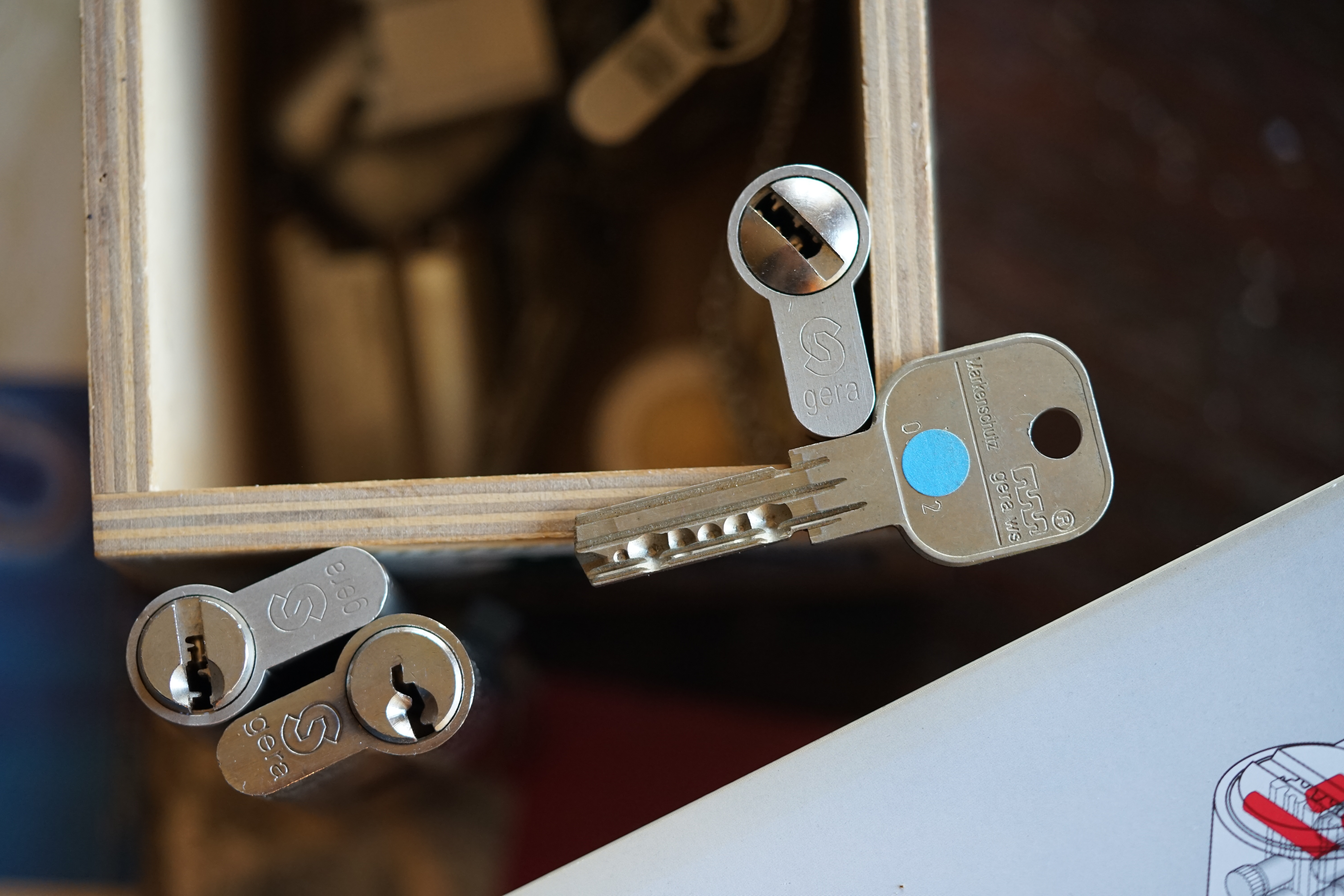 𝔄𝔯𝔱𝔥𝔲𝔯 𝔅ü𝔥𝔩, 𝔄𝔯𝔱𝔥𝔲𝔯𝔪𝔢𝔦𝔰𝔱𝔢𝔯 ® JOE ASBERRY Hey Joe " Asberry ", ruft F 1 Rudi vom Tresen, Prost und Stößchen ruft Heike III zum Stammtisch. Die Jukebox spielt in voller Lautstärke Mr. Bojangles. Arthurmeister, der Sympathieträger hat bay the way mit einem ABUS Padlock Joe`s Michael Air Jordan`s Basketball bag gesichert ! Auch der Michael Jordan mußte hier im Hasenstübchen das Basketball bouncing Verbot akzeptieren. Formel 1 Rudi schreit: Bouncing darf und kann hier nur ein Michael Schumacher. Die Cartomanze meint, ein Ralf Schumacher auch ! Prost Weizen, Stößchen, Käppchen, ASBERRY !!! Die Jukebox by Youtube spielt " Slow Hand ". Joe, du rascal belehre uns nicht schon wieder. Wir sind hier in der Rabbit Hall and smoking is good for your drunken head. Prosit, Cheer`s, Salute, Gin Gin, altüst, sante` und Viva ! Hoch die Tassen ! Am Tresen läutet die Glocke. Der Rotamint der blinkt. Drei Tage war der JOE krank, jetzt trinkt und raucht er wieder. Gott sei Dank ! Verschlagwortet mit: Arthur Bühl, Detektiv, the dutch open Lockpicking Champion ! From WIRED. ÖFFNUNG OHNE SCHLÜSSEL, Linkedin Joe Asberry, NBA, Twitter X. Basket Ball Bouncing Verbot, Arthurmeister, Raucher, Roth - Händle, Stadt Lahr - Bühl, Schwarzwald, Black Forest, Rötkäppchen you know Mr. Smitz, Sorte Schwäbischerhengst de is großfruchtig und süss wie UHU. Buhl er Zwetschge. No, only woman has Pflaumen ♥ Wappen Arthur Andreas Bühl, Flagge ! Wilhelm Busch ♥ 𝔄𝔯𝔱𝔥𝔲𝔯 𝔅ü𝔥𝔩, 𝔄𝔯𝔱𝔥𝔲𝔯𝔪𝔢𝔦𝔰𝔱𝔢𝔯 ® High Noon, elevener Clock, Hasenstübchen, HAM. In der Jukebox spielt: Pointer Sisters - Slow Hand, und der Tresen grölt, Arthurmeister with the Mastertouch. A Lover whit the Easy Touch ! Nochmals " Asberry " ! Hier herrscht Basketball Bouncing Verbot ! Wir sind hier nicht bei der NBA und du wirfst keinen Korb ! Du triffst den Korb ja nicht einmal. Am Tresen läutet die Glocke: Helbing und Stößchen ! Hey Pony ! Heike V drückt in Arthurmeister`s Jukebox: Die Affen rasen durch den Wald. Arthurmeister ruft: Parole Emil. Formula One Rudi grölt: Bouncing Verbot ! Asberry hat Bouncing Verbot ! Weizen ! Joe fragt Arthurmeister: Arthur my Friend, i need for my Basketball Friens from the NBA a instruction of Lockpicking. Arthur lacht: only wenn Michael Air Jordan und Michael Schuhmacher mitmachen. Pelle schreit vom Tresen: Schuhmacher ist ein Kannister Kopf. Pino kann ihn gerade noch daran hindern Marmor Stein und Eisen bricht zu drücken. Joe wünscht sich: Teddy Pendergrass - Turn Off the Lights… Ja Joe, es ist möglich eine solche Schulung auszurichten. Hierzu muß ich bei der Firma Amazon Lockpicking Set`s und Lockpicking Zubehör wie weitere Hook`s, Snakes, Rake`s und Tension Wrenches besorgen. Vorführmaterialien wie cut away Zylinder und Übungsschlösser habe ich parat. Ich zeige den E - Pick, und führe dir die Pick - Gun vor. 1 Schuss. Du verstehst. Prost ! Weizen, Stößchen`s, und Helbing für alle. Asberry und Bühl umarmen sich ! Sympathieträger halt ! In der Jukebox spielt: Element of Crime - Mittelpunkt der Welt… See You tomorrow, wir besprechen alles weitere wie: How to pick a Car. Verschlagwortet mit: Arthur Bühl, Arthurmeister® Arthur ♥ Schwäbischer Hengst, Buhl, Zwetschgen Heini, Arthur Bühl Wappen, Fahne, Buehl er Zwetschge, Made in Germany, Born 1961, Sympathieträger, Google Earth, Mittelpunkt der Welt, Pflaumen, Arkadasch, Datschi, ♥ Martinameisterin, Cartomanze, Scholischek, " HIGH NOON ! ", ♥ Vokuhila ♥ Parole Emil ! 𝔄𝔯𝔱𝔥𝔲𝔯 𝔅ü𝔥𝔩, 𝔄𝔯𝔱𝔥𝔲𝔯𝔪𝔢𝔦𝔰𝔱𝔢𝔯 ® Next Day: High Noon at 11 fer Clock: Joe Asberry der alte NBA Bouncer betritt das Hasenstübchen, ( HAM ) his Rabbit Hall ! In Arthurmeister`s Jukebox spielt: Nein nicht Hey Joe, sondern Aloe Blacc - I Need a Dollar ! Arthur Bühl spricht: gerade habe ich mit Mr. Smitz telefoniert. Joe: Smith ist ein Sammelbegriff wie Meier. Mr. Smitz you know, he is the CEO of the Magazin Playboy - Beverly Hills. Ja und der ist mein Freund. Den kenne ich über die BILD et. We have a Telefon call. Der Mr. Smitz hat dann den Mr. Jeff Bezon, ja du weißt schon, den vom Amazon Lieferservice angerufen. Er hat ihm erklärt daß ich mit dem NBA Bouncer Joe Asberry in Sachen Lockpicking einen Workshop machen möchte. Die Glocke läutet: Weizen, Helbing und Pony`s ! F 1 Rudi schreit am Tresen: Joe, laß dir lieber erklären wie du Scott Speed das laufen beibringst. Am Tresen wird es lauter: Minardi, Minardi, wir gewinnen nie ! Scott Speed, der Name geht im Gelächter unter. Pelle schreit: der Schuhmacher ist ein Kanister Kopf. Arthurmeister meint: let Michael pass for the Champions Chip ! Arthurmeister`s Jukebox spielt exclusive für Joe: Sammy Davis jr. - Mr. Bojangles ! Also Joe, der Smitz hat beim Bezos von Amazon angerufen, wir wollen einen Lockpicking Practical Kurs meistern. Der Bezos ist dann ins Amazon Head Quarter gefahren. Nein, nicht im Uber. F 1 Rudi schreit: Der Bezos fährt Ferrari. Scholischek meint: Maybach ! Also Joe, der schaut jetzt im Amazon Lager wie viele Lockpicking Tools und Jigglers er hat. Auch Pickset`s. Er sieht auch nach wie viele HPC, 2000 er Hook`s er hat. Lockpicker Beginner Sets von Majestic und Starter Sets von Mr. Peterson sagt er, hat er Massenweise auf Lager. Arkadasch sagt, sein Schwippschwager vom Neff Cousin und dessen Freund in Berlin - Kreuzberg könnten auch solche Pick Werkzeuge und Spanner herstellen. Die haben genug Schwarz Arbeiter. Die Sympathieträger Bühl und Asberry prosten sich genüsslich zu. Weizen ! Die Cartomanze die alte Kartenlegerin meint sie könne auch spooxe anrufen. Der Noagerlzutzler meint: Ihr Deppen, auf Berlin mußt du jahrelang warten. Heike IV ruft Stößchen ! Der Pino Frank lallt: Die Rautenfotzen bleiben für immer in der zweiten Liga. Joe ich bin mir sicher der hat auch Master bzw. Meister Lock`s. Die sind für eine Testrunde gut. Ja, die Dinger heißen Master Padlock ! OPEN ! Beer ! Nicht zu verwechseln mit Medeco ! Arthur läßt in der Jukebox im Bunny Hall TSOP spielen. The top Sound of Philladelphia ! Prost, Stößchen ! Pelle läutet auch die Glocke: Prost, Stößchen`s, Pony`s ! Dafür darf er auch für einen Heiermann: Heino - Caramba, Caracho ein Whisky drücken. Ja, Joe, aber kein Bouncing ! Der läßt die Sachen via Airforce Seattle to HAM liefern. Du weißt wie schnell Amazon liefert ! Sir Washi meint: Amazon sei so schnell wie Scott Speed. Alle lachen: Wenn er nicht wieder in die Mauer fährt ! Verschlagwortet mit: Arthur Bühl, Arthurmeister® Arthur ♥ Schwäbischer Hengst, Buhl, Zwetschgen Heini, Arthur Bühl, Wappen, FLagger, Buehl er Zwetschge, Made in Germany, Born 1961, Sympathieträger, Google Earth, Mittelpunkt der Welt, Pflaumen, Arkadasch, Datschi, ♥ Martinameisterin, Cartomanze, Scholischek, " HIGH NOON ! ", ♥ Vokuhila ♥ Parole Emil ! ! 𝔄𝔯𝔱𝔥𝔲𝔯 𝔅ü𝔥𝔩, 𝔄𝔯𝔱𝔥𝔲𝔯𝔪𝔢𝔦𝔰𝔱𝔢𝔯 ® 11.30 High Noon im Hasenstübchen. Der Hannenberger hat die Frikadellen fertig. Senf kommt aus dem Glas. In Arthurmeister`s Jukebox spielt: Santana - Fleur da Luna. Am Stammtisch diskutieren Bühl und Asberry über Lockpicking und Präsentationen: Arthurmeister erhält einen Anruf über die 007. OH, Mr. Smitz, nice to hear you from Beverly Hill`s. OH, What ! The Airplane from Jeff Bezos, Amazon is on HAM landed ! YES, Mr. Smitz, nice to hear this Song. Slowly Arthurmeister: There is a little Problem with the Custom. Mr. Smitz ! this is not really a Problem. HAM is four Minutes from the Hasenstübchen away. I will send Taxi - Dieter. He knows there a Hintereingang, a Backdoor, you know ! I call you back. Yes, yes, Außer Regen nicht viel gewesen. Greetings to Mr. Bezos. Tell him thank you for the Support. From Stammtisch too. Arthurmeister`s Jukebox spielt: Rucki - Zucki ! Die Frikadellen vom Hannenberger schmecken jetzt auch ohne Senf. Prost, Stößchen, Weizen, Helbing und für den Noagerlzutzler ein frisches vom Faß. Die Jukebox spielt: Die Five Tops - Warte auf das Glück ! 2 Stößchen später kommt Taxi Dieter zurück in den Bunny Hall ! Oh, OH, der Zoll, eH ! Als die mich gesehen haben war der Fisch geschuppt. Die haben mir beim Einladen geholfen. 5 Pakete a`50 Kilo ! Eine viertel Tonne. Ich durfte auch den Zoll zum Lockpicking Event einladen. Tragen helfen !! Stößchen, Pony, nö, heute Käppchen ! Die Jukebox spielt: Element of Crime - Am Ende denk ich immer nur an dich ! Mr. Smitz ! you are the best ! Greetings to all Smith in the USA. Yes, Yes, Mr. Smitz, Yes. I make greetings to Friede Springer from the BILD et; Ronzheimer too. Yes, Yes, und greetings for Mrs. Quandt. If Bezos will, i can show him on the Lockpicking Demonstration how easy he can pick a BMW whit a Key Blank. Yes, Yes, Mr. Smitz ! 3 Seconds ! OFFEN, OPEN, APERTO ! schreit Giovanni und will Chianti. Bei Fiat und Ferrari Modellen ist es so ähnlich. Bei manchen brauchst du aber ein polito, ja, Nagelfeile. Prost Chianti. Yes Mr. Smitz, die Ring bell`s, Hells Bells, die Glocke klingelt, you know ! We call in time. F 1 Rudi schreit: Hülkenberg ! Giovanni schreit: Giacomo Agostini ! Joe schreit: Scott Speed ! Arthurmeister`s Jukebox spielt: The Pointer Sisters - SLOW HAND, Arthurmeister the lover with the Mastertouch ! Arkadasch bekommt von Bühl Raki ericli Plum, Sorte Schwäbischer Hengst ! Prost Zwetschgenkönigin ! In der Vitrine von Arthur Andreas Bühl, Arthurmeister sind Schlösser, Padlocks, von ABUS, Master, BKS, CES, DOM, EVVA, Assa Abloy, Z Ikon, Kaba, Keso, ASSA, Winkhaus, Wilka, Trelock, Schmelting, Bode Panzer, Ancor Las, Drumm Geminy, Xylock, SEA, Medeco, Mul-T-Lock, Cut away, ABUS Granit, Pfaffenhain, E*S, ESS, Nemef, BAB, Babelsberg, Stasi, Diskus, WMF, Tesa, Vachette, Cisa, Wally, Rielda, Mottura, Viro, FAI, GeGe, Fichet, Bode Panzer, Tresor, Bramah, Protector, Braun`s Patent, Walomatus, Arolds, Combination Lock, Yale, Master, American Lock, Tubular, China, Indien, Aligarh, Nepal, Thailand, Zahlenschlösser, Himmelsschlüssel und noch vieles mehr, vorhanden. Alle Schliesszylinder sind Übungsmaterial für das Lockpicking. Schlagschlüssel sind auch dabei. Das Trabbi Tool, Stasi, natürlich auch. Das Wappen Arthur Andreas Bühl ist angebracht ! Die Flagge weht im Hasenstübchen. KI Satz zum Einfügen: Notiz: Alle SEO Texte wurden mittels einer ♥ KI ( Künstliche Intelligenz ) der Firma Doublebrain ®, ( ges. gesch. DPMA, Berlin, Reg.-Nr. 302022224017 ) ( Die E - Mail lautet: Doppelhirn@Doublebrain.de ) ( KI-Worldwide.de ) und doppeltem Helbing aus dem Leporello: " Arthurmeister Bühl und Bouncing Joe Asberry im Hasenstübchen ", generiert. Die Jukebox spielt: Loredana Bertè - E la luna bussò. Der Reggae Auftakt ! ♥ 𝔄𝔯𝔱𝔥𝔲𝔯 𝔅ü𝔥𝔩, 𝔄𝔯𝔱𝔥𝔲𝔯𝔪𝔢𝔦𝔰𝔱𝔢𝔯® In der Vitrine von Arthur Andreas Bühl, Arthurmeister sind Schlösser, Padlocks, von ABUS, BKS, CES, DOM, EVVA, Assa Abloy, Z Ikon, Kaba, Keso, ASSA, Winkhaus, Wilka, Trelock, Schmelting, Bode Panzer, Ancor Las, Drumm Geminy, Xylock, SEA, Medeco, Mul-T-Lock, Cut away, ABUS Granit, Pfaffenhain, E*S, ESS, Nemef, BAB, Babelsberg, Stasi, Diskus, WMF, Tesa, Vachette, Cisa, Wally, Rielda, Mottura, Viro, FAI, GeGe, Fichet, Bode Panzer, Tresor, Bramah, Protector, Braun`s Patent, Walomatus, Arolds, Combination Lock, Yale, Master, American Lock, Tubular, China, Indien, Aligarh, Nepal, Thailand, Zahlenschlösser, Himmelsschlüssel und noch vieles mehr, vorhanden. Alle Schliesszylinder sind Übungsmaterial für das Lockpicking. Schlagschlüssel sind auch dabei. Das Trabbi Tool, Stasi, natürlich auch. Verschlagwortet mit Buehl, Buhl, Rotkäppchen, Zwetschgenhengst, Zwetschge