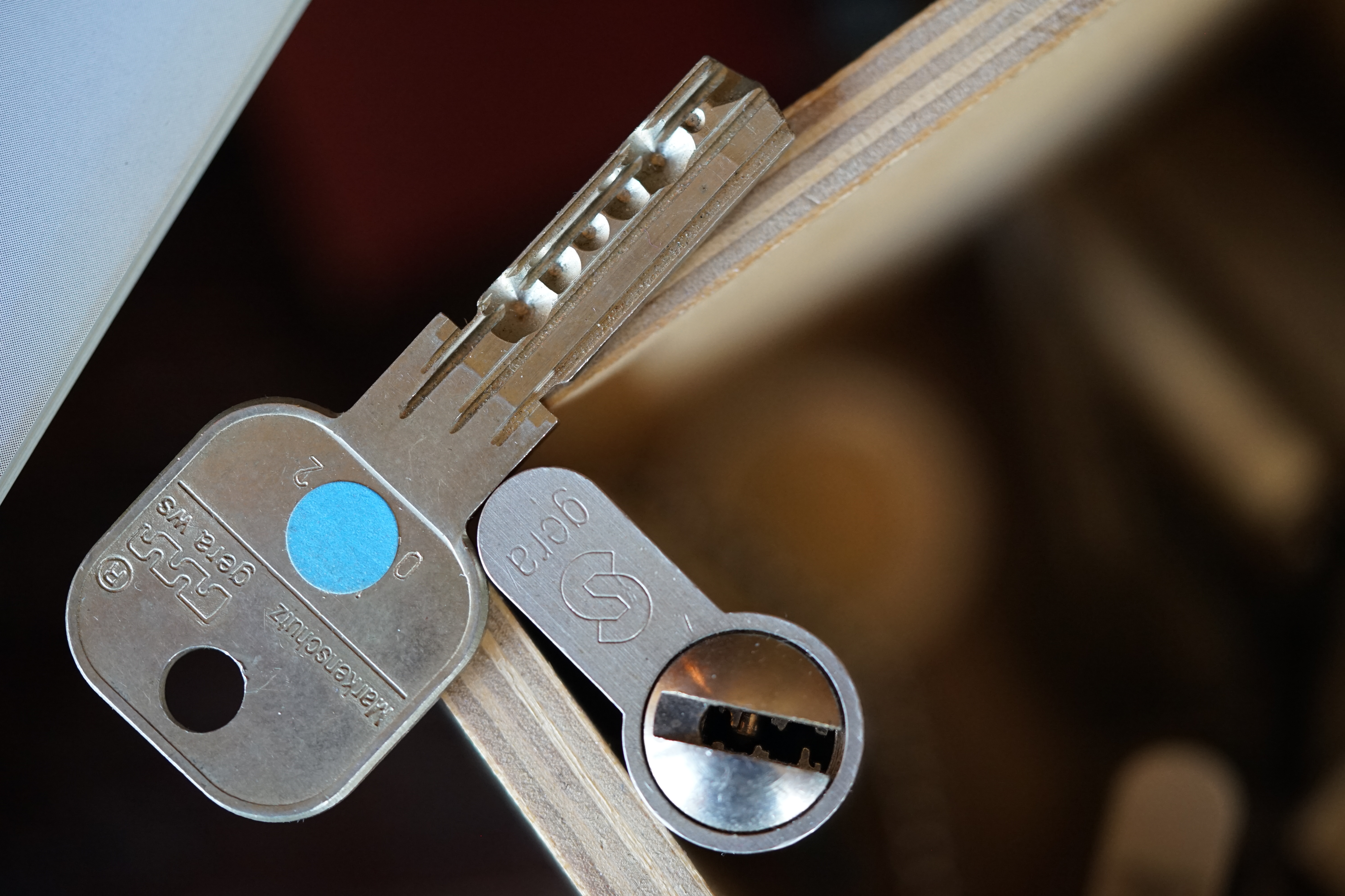 Arthur Bühl, Arthurmeister ®,Lockpickerherz ® Schlossherz ®, Pornomeister ®, neuer SEO Text für 2025 12.00 Mittags im Hasenstübchen. Basketball Bouncing Joe Asberry schreit: Prost ! Die Glocke kingelt ! In Arthurmeister`s Jukebox im Hasenstübchen spielt: Slow Hand von den Pointer Sisters. Ferrari Rudi sitzt am Tresen. Anstatt Helbing trinkt er heute Underberg. Pelle und Heike I machen Stößchen. Justamente klingelt das Telefonino. Der Hannenberger lacht zu Bouncing Joe Asberry: Ich wette mit Dir: Da ruft unser Freund Mr. Smitz vom Playboy an. Arthurmeister geh endlich ran. Die Glocke klingelt. Yes Mr. Smitz, yes, yes Mr. Smitz. Yes great, you know. Yes, yes we have a Party. Yes, yes. Ja: Angela Merkel, die kennen wir. You know: " Bundeskanzlerin ". Giovanni ruft: Bella Donna: Signora Merkel is the CEO of the world. Yes, Yes Mr. Smitz, i will look about her Memoiren. Oh Mr. Smitz ? Her Biographie with her Signature ? OH, Mr. Smitz mit Widmung ? Das wird nicht einfach ! no easy, you know ! Da muß die Glocke aber ein ganzes Wochenende läuten. Prost. Helbing. Yes Mr. Smitz, hands on the heard, you know, difficult ! Arkadasch !!! Smitz U.S.A. braucht die Memoiren von Angela Merkel signiert mit dem Text: Für Mr. Smitz from the Playboy ! Also pass auf: Dein Schwippschwager ist doch Aufsteller bei der Messe. Ja, Buchmesse. Dort hält die Merkel eine Autogrammstunde. Der soll sich dort anstellen mit seinen Kumpani. Ja, der Smitz läßt hier die Glocke läuten. Das gesamte Wochenende. Hannenberger gibt das Passwort: Freibier, Freibier ! Die Glocke läutet jetzt: Helbing ! In Arthurmeister`s Jukebox spielt: The Tramps - Disco Inferno - Orginal Longversion Tony Mendes ! Basketball Bouncing Joe swingt mit dem Kopf mit. Jetzt meint Arkadasch: Oh meine Kumpani trauen sich nicht zu Dr. Angela Merkel. Die haben Angst vor Ihr. Kein Autogramm heißt kein Freibier. Droschkendieter !! Du fährst jetzt zur Buchhandlung, holst drei Biographien von der ollen Merkel, fährst weiter zum Kujau ! Ja, der hat dem Heinemann vom Stern, Hamburg, gefälschte Tagebücher verkauft. Der soll dir in ein Exemplar die Unterschrift der Merkel und die Widmung reinmalen. Sag ihm viele Grüße vom Arthurmeister und Parole Freibier, Freibier ! Dann malt der es dir sofort. Der kann das freudigst. Und sag ihm, das sei für Smitz, Amerika. Aber diesmal soll er keine rosa Tinte verwenden. Dann kommst du wieder her und wir alle unterschreiben das zweite, dann fährst du geschwind rüber nach Fuhlsbüttel, drängelst dich am Luftfrachtschalter vor, läßt die Bücher verpacken und paßt auch auf, das die auch tatsächlich im nächsten Flieger in die U.S.A. reisen. Dann hat er die Bücher, quasi wenn der Flieger landet. Sag denen: Parole: Freibier, Freibier ! Arthur und wozu das dritte Buch ? Du Depp, wenn beim unterschreiben vom zweiten Buch einer draufkotzt oder ein Brandloch reinmacht dann haben wir Ersatz ! Und diesen legen wir dann hinter den Tresen ins Regal und tuen so als hätten wir es gelesen. Es reicht das wir Frau Bundeskanzlerin mit guten, besoffenen, nicht ausgeklügelten, dummen, peinlichen Ratschlägen beraten haben ! Punkt. In Arthurmeister´s Jukebox spielt: Lady von Kenny Rogers. Sir Waschi hat gleich CHARLIE RICH - The most Beautifull Girl in The World, gedrückt. Die Stimmung ist gut. In der Jukebox spielt mittlerweile Aloe Blanc - I need a Dollar. Die Stimmung ist fantastisch ! Jetzt steigert sich die Stimmnung noch als der Nachläufer Roberto Blanco - Caramba, Caracho ein Whiskey, Carambo Caracho ein Gin, verflucht Sacrcameto Dolores und alles ist wieder hin ! In Rio de Janeiro… drückt. Der Noagerlzutzler drückt Roberto Blanco - Der Puppenspieler von Mexico und räumt Gläser ab. Hannenberger reicht schon einmal den Himmelsschlüssel ! Schwerti fragt: Mastertouch und wenn der Dir auf die Schliche kommt ? Du Depp, was glaubst du wenn der erfährt, daß er einen orginalen Kujau, dem Tagebuchfälscher hat, dann läuft der durch Beverly Hills und gibt damit bei jedem an, als sei er The Greatest. Und Du weißt: Die Schriftsachverständigen vom Stern oder von der Bild et und der Heinemann brauchten Monate bis sie diesen Betrug mit dem Verkauf der Tagebücher erkannt haben. In Arthurmeister`s Jukebox spielt: Calvin Harris & Sam Smith: Promises ! und es wird mitgesungen. Das Droschkendieter dann doch nur beim Papierfuzzy im Copy Shop neben an war ? weil der Kujau besoffen war ? Quatsch, kalter Kaffee, der Smitz verhöckert das Buch an Rockefeller. Was glaubst du, warum die Parole Freibier Freibier lautet ? Wir sind hier nicht bei der Wohlfahrt. Ferrari Rudi macht Ralala: Sonntag ist Formel I in Indianapolis. Denkt dran: High Noon ist dann morgens 07.00 Uhr. Die Glocke läutet ununterbrochen. Freibier, Freibier, Freibier, Parole Freibier. Let Michael pass for the Championship ! Das gesamte Hasenstübchen tanzt und platzt aus allen Nähten. In der Jukebox spielt James Last und Orchester: T.S.O.P The Top Sound of Philadelphia ! Prost, Prosit und Stößchen ! Der Hannenberger sieht zufrieden aus. Taged with: Bühler Zwetschge, Bühl Wappen, Zwetschgenhengst, Zwetschgenfest, Meister, Arthur Andreas Bühl, Privatdetektiv. Arthurmeister007@gmail.com