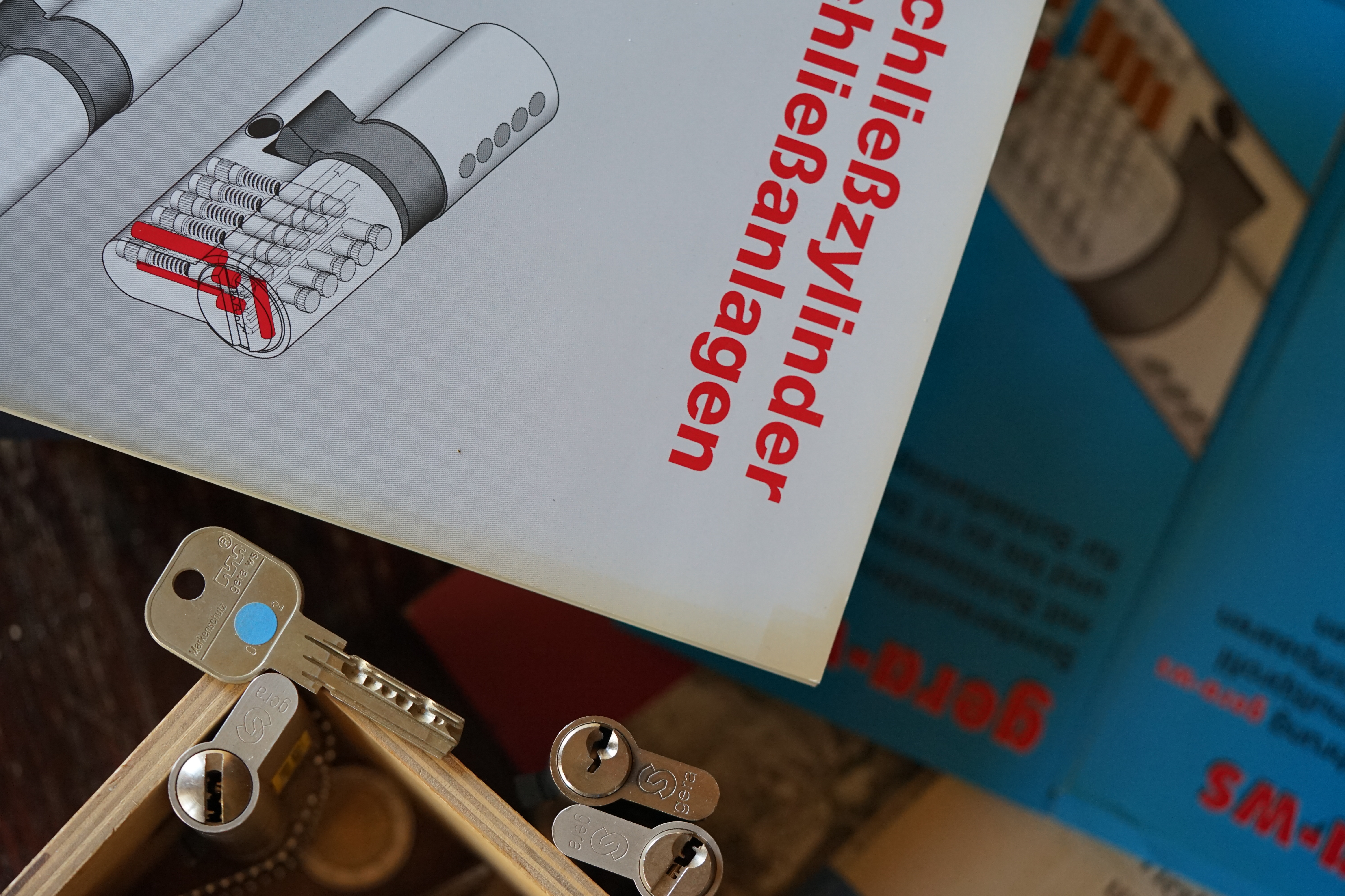 Bühl. Arthur Andreas Bühl. Hier ist die rasende Uschi von der Bild et und schreibt mit der neuen KI Arthurmeister den neuen SEO Text für 2025. Der Sympathieträger ist in Stuttgart, Baden - Württemberg geboren. Der Detektiv lebt in HAM, ist im Dienste der Wahrheitsfindung unterwegs, BUDEG. H1 Text der SEO schreibt: Hamburger knackte 1000 ( tausend ) Schlösser, Bild Zeitung, Performancekünstler, Xing, Arthurmeister `s Jukebox im Hasenstuebchen, You Tube, Slow Hand - Pointer Sisters, Joy Flemming. 𝔄𝔯𝔱𝔥𝔲𝔯 𝔅ü𝔥𝔩, 𝔄𝔯𝔱𝔥𝔲𝔯𝔪𝔢𝔦𝔰𝔱𝔢𝔯® VereinsWiki / Fandom, Arthur Bühl. Bühl, Arthur, Jahrgang 1961, Made in Germany, Detektiv or Private Investigator, Performancekünstler und Lockpicker aus Hamburg erzählt in seinem Leporello wahre Geschichten aus dem Hasenstuebchen, Bunny Hall, Stammtisch, Fuhlsbüttel. Kaba Days Im Europa Park Rust: Unternehmensschutz im Fokus, dorma kaba, Deutschland, praktische Vorführung von Arthur Buehl, Sportsfreunde. Koksa Vereinsauflösung taz Ein bisschen Ruhe bitte ! Arthur Bühl, der Weltbeste aus Stuttgart mit Wohnsitz im Lockpickermekka Hamburg ist auch Deutscher Meister. slideplayer: but Jesus is the only Masterwho can unlock the human soul. But there is another obvious difference between Arthurmeister and the " Jesusmeister " that connects today´s story to our lives. The tools that Arthur Bühl collected are mostly from the Stasi. Schlossherz, Lockpickererz, Pornomeister, Bühl Fahne, Bühl Wappen, UHU Linkedin Arthur Bühl, Arthurmeister, Präsident, Performance, Bundesverband für Detektive und Ermittler, Budeg. Arthur Andreas Bühl, EverybodyWiki Bios&Wiki, 27.03.61,Stuttgart, auch unter dem Pseudonym Arthurmeister bekannt, ist mehrfacher Deutscher Meister im Lockpicking. Koksa.Org Vereinsauflösung, Arthur Bühl, Arthurmeister, Tagesordnung, Mitgliederversammlung Arthurmeister`s Jukebox im Hasenstübchen by You Tube arthurmeister007, Schloßöffnung. Arthurbuehl@Arthurbuehl, X, Erfreulich ! Schlossindustrie und Elite rücken zusammen ! Verein, Sportsfreunde, Arthur Bühl, Erfahrung. FAZ.net Freizeit: Lockpickern bleibt nichts verschlossen - Doch der Beste der Besten hat alle schon besiegt: Der 42 jährige Kaufmann sitzt in Trachtenkleidung vor einer verrosteten alten Kiste. Preview Jesusmeister Homileticsonline, At the Dutsch open Lock Picking Championship, Arthur Bühl emerged as the champion. No one picks locks as well as he does. Arthurmeister Phila-Locksmith Arthur Bühl Lock Picking Legend, Mr. Bühl, tool, nl, Sneek. Unter Knackern, jungle.world. Welt.de Die Kunst Sclösser ohne Schlüssel zu öffnen, Vereins-Mitbegründer und Vize Präsident trägt seine Leidenschaft schon auf der Krawatte: Sie ist blau mit gelben Schlüsseln drauf. The Master Touch: Lockpicker in the world Arthur Bühl. He`s this six-seven German private Investigator. He has this. The international Competition Whre Master Lock-Pickers… Arthur Bühl, the Dutsch Open Lock-picking champion. Charles Graeber … Arthurmeister standing above them all, with a beer stein in one hand and a cigarette in …. Wired.com Securitylaboratories.org, Arthur Bühl. Phila-locksmith.com - Arthur Bühl Lock Picking Legend, can see intimidating man. Toool, LockCon. Arthurmeister. Hailing from Hamburg, he is among a legion of German lock picker who have estabished their country as one of the top producers of master lock pickers. Slate.com Lock Picking: a arte de arrombar cadeados - Nascido em Hamburgo, o alemao Arthur Bühl é provavelmente um dos nomes mais conhecidos do submundo do lock picking. Conhecido nesse Círculo… Sportsfreunde Slik hacka vi i Norge pa 90-tallet Arthur Bühl PlusPedia, Arthur Andreas Bühl, Legend taz.de Ein bisschen Ruhe bitte Arthur Bühl, der Weltbeste aus Stuttgart mit Wohnsitz im Lockpickermekka Hamburg .. Telefonbuch, Meisterschaften. Jungle.World - Da hat auch Arthur Bühl, genannt " Arthurmeister ", durchaus Chancen auf weitere Titel für seine große Sammlung. " Scheiße ", brüllt der aus … The Lock Busters, Charles Graeber, Schließzylinder, Lock Picking, metallpinnen. Spiegel, Lockpicker: Die schnellsten Schlossknacker Deutschlands. Arthur Meister Bühl, Arthurmeister, ist amtierender Deutscher Meister der Lockpicker. Sein Hobby: Schlösser öffnen - ohne Schlüssel natürlich. media.ccc.de Schlossöffnung bei der Staatssicherheit der DDR ArthurMeister erläutert das operative Vorgehen und die speziellen Werkzeuge zur Schlossöffnung, die von der Staatssicherheit der DDR ……. Flickr Arthurmeister / Oberalster VfW Meisterschaft, Ina Müller, Lockpicking Meister Arthur Picktools.de FoeBud.org Schloß-Öffnen ArthurMeister aus Hamburg, erläutert, wie die Staatssicherheit…. Vortrag Bielefeld. Schlösser knacken: So einfach geht es!!! Gemäß Arthur Meister legt der Verein großen Wert auf den selbstauferlegten Kodex, der sich so… ZDF Lockpicking Reportage Boston Magazine.com The joy Lock Club The Arthurmeister was one of the top lock pickers in the world, and Towne was just a kid,but to everyone`s surprise - most especially to… Lock Picking 101 toool.us live I did vote arthurmeister when i first saw the site bevor the discussion on it startet but only……. Zieh-Fix, E-Pick. Public Domain 147 Schloß-Öffnen ArthurMeister Bühl aus Hamburg, Gründungsmitglied…. Impressioning games Jos and Arthurmeister KOKSA Vereinsauflösung, Elite rückt zusammen. Aufsperrstunde ArthurMeister, ein Riesenkerl mit süddeutschem Akzent…. blogs.com Jesus, the Lock-Picker! - HOMILETICS - That might be a bit much, but nonetheless they call him the Arthurmeister! and then ther`s the JesusMaster, or Meister, if you will. if you….. Citywide RFID Master Arthurmeister Dezember / 2012 / SSDev Arthurmeister, Workshop, Barry Wels Herr Bühl sagt Danke ! xn-Arthur-bhl-heb.de Arthur Bühl, Detektiv aus Hamburg, Buehl, Siegel. Lockpickerherz.de Pornomeister.de Schlossherz.de Arthurmeister.de Linkedin Arthur Andreas Bühl ( Arthurmeister ) - Präsident - Von rechts nach links, Glück bringt`s. X. Linkedin, Detektiv aus Hamburg Acclaimed Lock Picker Explain the Art of Competive Locksport, Schyler Towne, Youtube, Arthurmeister, Gadget Hack. Key Cutting. Master Lock. Datenschleuder. Boston. Jägermeister. Demonstration not for Sale, Muster ohne Wert. Joe Asberry, Bouncing Joe. Angezettelt vom Fanclub. Radio-Eriwan.de Bildbeschreibung, Modula, SEO. Sympathietraeger. Im Prinzip ja, aber…. der Detektiv sei der Gärtner. Bunny Hall, B - Seite Jukebox. Schwarz, rot, gold. Bild Zeitung: Herr der tausend Schlösser. Zeiträuber. Streng vertraulich ! Fandom ! Boston. ABUS, Lock, security. Schlösser und Tresore von Ed Willis, The National Locksmith® - Guide to Modern Safe Locks by Mark Bates Tobias Locks, Safes and Security Markenanmeldung-Pornomeister-®-Praesident-Arthur-Buehl.jpeg Arthur-Buehl-Germany-Wappen-Arthurmeister007@gmail.com-Detektiv-Babyboomer-Sympathietraeger.png 𝔄𝔯𝔱𝔥𝔲𝔯-𝔅ue𝔥𝔩-Wappen-𝔄𝔯𝔱𝔥𝔲𝔯𝔪𝔢𝔦𝔰𝔱𝔢𝔯-®-Von-rechts-nach-links-Glueck-bringts-♥.gif 𝔄𝔯𝔱𝔥𝔲𝔯-𝔅ue𝔥𝔩-𝔄𝔯𝔱𝔥𝔲𝔯𝔪𝔢𝔦𝔰𝔱𝔢𝔯®-Arthur-Buehl-WebTuev®-ges.-gesch.-Die-E-Mail-lautet-Webtuev@WebTuev.de.png Arthur-A.-Buehl-Detektiv-aus-Hamburg-Arthurmeister®-Vitrine-Cut-Lock-veroeffentlicht-Xing-Linkedin-Facebook-Twitter-X.jpg Carsten Jasner, MUT PROBEN ! Das Leben ist tödlich. Aber es muß nicht sterbenslangweilig sein. In diesem Buch werde ich ab Seite 139 in dem Kapitel: Mut zur Lücke, Loch im Tresor. Todsichere Systeme und wie man sie knackt wie folgt beschrieben: Ein Mann mit Pferdeschwanz sitzt hoch konzentriert am Werktisch. Sein Blick ist ins Nichts gerichtet. Für das was er tut, braucht er seine Augen nicht, er sieht mit dem kleinen Stahlhaken zwischen seinen großen Fingern, mit denen er sich einen Weg in das Schicherheitsschloss bahnt. Er gleitet in die ölige Innenwelt, ertastet Wände, Widerstände, Ausbuchtungen. Er fühlt schließlich die genaue Position der Stifte, rastet einen nach dem anderen ein. Diese Momente, sagt der Zweimeter mann, seien " Vorboten zum Orgasmus " ! Arthur Bühl, von seinen zahlreichen Bewunderern " ARTHURMEISTER " genannt, ist einer der Besten bei den Sportsfreunden der Sperrtechnik, einem Verein in dem sich bundesweit rund fünfzehnhundert Mitglieder in sechzehn Ortsgruppen treffen, um in ihrer Freizeit Schlösser zu knacken. Ins Leben gerufen hat den Verein Arthur Bühl und sein Freund Steffen Wernèry, ein Mitbegründer des Caos Computer Club. Digital hacken oder analog knacken - für Wernèry gibt es da keinen Unterschied. Hier wie da treibt ihn der rebellische Reiz, Lücken im System zu finden, die Verkäufer als todsicher preisen. " Doch sicher ist nur, daß alles aufgeht " ! Dafür sort die Lust, die jeder kennt: Schatzkammern zu betreten, Geheimnisse zu entschlüsseln, Widerstände zu überwinden, Verbotenes zu tun, sich Zugang zu veerbogenen Ecken und Winkeln zu verschaffen. Die " Sportsfreunde " treibt diese Lust seit ihrer Kindheit um. Wernèry bog mit zwölf Jahren seinen ersten Dietrich aus einem Kleiderbügel und sperrte seine Lehrer ein. Der kleine Arthur bekam eine Ahnung von seinem Talent, als es ihm gelang, die Spardose schlüssel - und zerstörungsfrei zu entriegeln. Heute triumphiert er als mehrfacher Deutscher Meister im sogenannten Lockpicking, dem Öffnen von Schlössern unter Wettkampfbedingungen. Immerhin siebenundsechzig Jahre lang war das erste Sicherheitschloss der Welt tatsächlich ein Sicherheitsschloss. Der englische Tüftler Joseph Bramah, der so nützliche Dinge erfand wie eine Banknoten - Nummeriermaschine und eine Zapfanlage, die heute noch in britischen Pubs Bier in Gläser sprotzt, ersann 1784 ein Zylinderschloss, daß als unbezwigbar galt - bis 1851 ein professioneller Knacker nach sechzehn Tagen engagierten Stocherns das Ding öffnete. Dieser Akt war ein Schlüsselerlebnis in der Beziehung zwischen Mensch und Mechanik. Ein Sieg der lebendigen Sinne über ein sprödes System - zu einer Zeit, da die Gesellschaft sich dem stampfenden Rhythmus der Industrialisierung unterwarf und der Glaube an das Heil der Technik verdrängte. Lockpicking wurde zu einem populären Sport, der Helden schuf. In den dreißiger Jahren des 20. Jahrhunderts etwa gelangte ein Prister zu Weltruhm, weil er reihenweise sowohl als einbruchsicher gepriesene Tresore als auch " ausbruchsichere " Gefängnisschlösser entriegelte. " Der schwerste Schrank hat seine Schwächen, er läßt sich ohne Müh erbrechen " ! - diese alte Panzerknacker Weisheit hat nach wie vor Gültigkeit; sie hängt über den Köpfen der Hamburger Lockpicker. Arthurmeister braucht für handelsübliche Stiftschlösser, die fast jede Wohnungstür zieren, zwischen zehn Sekunden und fünf Minuten, je nach Hersteller. Bohrmuldenschlösser, die bei der Deutschen Post, auf Flughäfen und in Atomkraftwerken verwendet werden, sind vor ihm ebenso wenig sicher. Er nutzt dabei mechanische Ungenauigkeiten, winzige Spielräume, die sich bei der Herstellung nicht vermeiden lassen und zehnmal dünner sind als ein Haar. Ein paar Mal klickt es, der Meister dreht den Zylinder, streicht seine Haare zurück, steckt sich eine Zigarette an. " Tja " sagt er, " und wenn man dann das Schloss aufkriegt - das ist ein geiles Gefühl ! " Ich habe dann später den Jasner in Berlin angerufen. Bei dem Telefonat kam lediglich heraus er wüßte von dem Interview nichts mehr und wolle auch nichts mehr wissen. Da habe ich noch bemerkt, er hätte auf dem Lockpicking " Bunten Nachmittag " nicht so nerven brauchen, wenn er dann doch so einiges durch den " Tüddel " kriegt. Taged mit: Spiel nicht mit den Schmuddelkindern ! Verzwetschget mit: Bühl Arthur, Bühl Wappen, Bühl Fahne, Bühl Urkunde, Bühl Patent, Bühl achteck, Zwetschgenhengst, Zwetschgenfest, Meister Arthur, Bühler Zwetschge Arthur Andreas Bühl, Detektiv, Privatdetektiv, Hamburg,Germany, Siegel Ring. Legoland Billund SEO neu: Lockpicker im Einsatz, ASSA ABLOY. Lockpicker Herz patented by Arthur Bühl, Detektiv aus Hamburg öffnet zerstörungsfrei Assa Abloy. Kanaken, sägen, Künstlerin knackt Liebesschlösser, Jesus Master. Arthurmeister007@gmail.com Arthurmeister-Mastertouch@Arthurmeister-Mastertouch.de Arthurmeister-Slowhand@Arthurmeister-Slowhand.de ArthurBuehl@ArthurBuehl.de Arthurmeister@Arthurmeister.de Pornomeister@Pornomeister.de Schlossherz@Schlossherz.de Lockpickerherz@Lockpickerherz.de Mr.Smitz@Mr.Smitz.us Sympathietraeger@Sympathietraeger.com Arthur-Buehl@Arthur-Buehl.de Unzenziert@Unzenziert.de Hasenstuebchen@Hasenstuebchen.de Cartomanze@Cartomanze.de Martinameisterin@Martinameisterin.de Seogeister@Seogeister.de Seo-Geister@Seo-Geister.de Scholischek@Scholischek.de Web-Tuev@Web-Tuev.de Webseitentuev@Webseitentuev.de Zwetschgenhengst@Zwetschgenhengst.de Tresorherz@Tresorherz.de Legal1001@Legal1001.de Meisterkatze@Meisterkatze.de Endlich-Raucher@Endlich-Raucher.de EndlichRaucher@EndlichRaucher.de DoubleBrain@DoubleBrain.de Rappermeister@Rappermeister.de meisterArte@meisterArte.de Der-Aufmacher@Der-Aufmacher.de The-Opener@The-Opener.de Geiler-Schwanz@Geiler-Schwanz.de GeileVotze@GeileVotze.de ArthurAndreasBuehl@ArthurAndreasBuehl.de Arthur-Andreas-Buehl@Arthur-Andreas-Buehl.de Katzenveit@Katzenveit.de Schlosstaster@Schlosstaster.de Schnellauf@Schnellauf.de Securator@Securator.org Raucherherz@Raucherherz.de Leporello@Leporello.us Frauenwirt@Frauenwirt.de