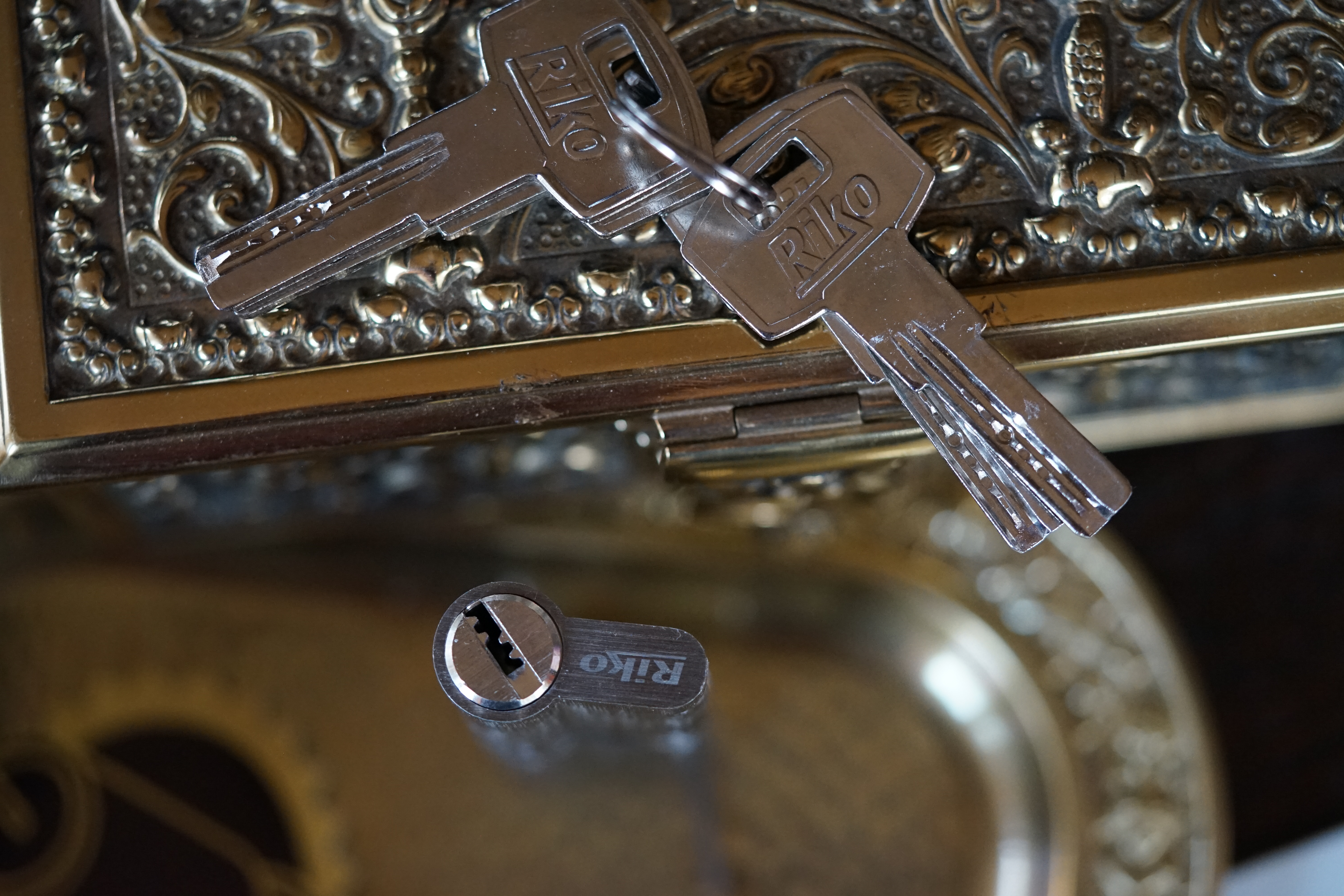 SEO Friseur 𝔄𝔯𝔱𝔥𝔲𝔯 𝔅ü𝔥𝔩, 𝔄𝔯𝔱𝔥𝔲𝔯𝔪𝔢𝔦𝔰𝔱𝔢𝔯® Herr Arthur Bühl, kritischer Privatdetektiv aus der Hansestadt Hamburg, bereitet sich auf ein Interview mit der BILD et vor. Bei Babsi und Gina in Fuhlsbüttel wird ihm zuvor der Vokuhila geschnitten. Herr Arthur Bühl wurde schon in der BILD et als " Herr der Schlösser " beschrieben. " Ein bisschen Ruhe bitte " schreibt Jan Freitag von der TAZ. Er erwähnt auch eine Mustertür by Wendt. Es wird darin herumgeprökelt. Selbst Arthur Bühl, der weltbeste aus dem Lockpicker Mekka Hamburg, betreibt pures Understatement, weil er sein Schloss in nur 20 Sekunden " geknackt " hat. Charles Graeber von der Wired.com beschreibt in seinem Artikel Master Lock - Pickers do bottle Arthur Bühl " The Master of the Universe ", Arthur Bühl a private Detective of Germany open locks. Bühl`s Fabio - the - Barbarian Look stands out. He wins the Dutch Open and is now Master of the Universe. The people cry: " Arthurmeister ! booms Arthurmeister ". Mark Webber Tobias, the Author of Locks, Safes, and Security, a Police Reverence, say: Arthurmeister, that ist beautyful. " Open ! " sagt Arthurmeister ", offen ist gut, schneller offen ist besser ". " Beer !" Arthurmeister booms back and a new Champion is born. Die Welt berichtet: " Die Kunst, Schlösser ohne Schlüssel zu öffnen ". Vereinsmitbegründer und Vizepräsident Arthur Bühl trägt seine Leidenschaft schon auf der Krawatte. Sie ist rot mit gelben Schlüsseln drauf. Intern wird er ehrfürchtig " Meister Arthur " gerufen. Er hat es zum siebenfachen Deutschen Meister in verschiedenen Disziplinen geschafft. Er pickt seit der Kindheit. Sein erstes Trainingsobjekt war sein Spardosenschloss - Ein klassischer Einstieg… . Die Slate berichtet über Arthur Bühl als Lockpicking Legend. Es gibt einen Artikel Tool for Picking and Decoding by Stasi, CCC, Vortrag Berlin. Amateur Hour berichtet: Arthurmeister has " The Master Touch ". Bei den Kaba Day `s im Europa Park Rust schreibt die Pressebox: auf großes Interesse der Teilnehmer stieß auch die praktische Vorführung von Steffen Wernéry und Arthur Bühl, die gängige mechanische Schließzylinder ohne Schlüssel zerstörungsfrei öffnen. Meist in Sekundenschnelle. Auch die Chemnitzer Zeitung " Freie Presse " hat über das Lockpicking und Arthur Andreas Bühl alias Arthurmeister berichtet. Dwight Perry schreibt: Arthur Bühl has good hands ! In der Philalocksmith wird Arthur Bühl auch als Lockpicking Legend betitelt. Es gibt auch einen Beitrag, 360 Meridianos. In der Datenschleuder, CCC, wurde über ihn als Sympathieträger berichtet. Veröffentlicht unter Linkedin, Xing, Google Panel, Twitter X. In der Vitrine von Arthur Andreas Bühl, Arthurmeister® sind Schlösser, Padlocks, von ABUS, BKS, CES, DOM, EVVA, Assa Abloy, Z Ikon, Kaba, Keso, ASSA, Winkhaus, Wilka, Trelock, Schmelting, Bode Panzer, Ancor Las, Drumm Geminy, Xylock, SEA, Medeco, Mul-T-Lock, Cut away, ABUS Granit, Pfaffenhain, E*S, ESS, Nemef, BAB, Babelsberg, Stasi, Diskus, WMF, Tesa, Noch, Vachette, Cisa, Wally, Rielda, Mottura, Viro, FAI, GeGe, Fichet, Bode Panzer, Tresor, Bramah, Protector, Braun`s Patent, Walomatus, Arolds, Combination Lock, Yale, Master, American Lock, Tubular, China, Indien, Aligarh, Nepal, Thailand, Zahlenschlösser, Himmelsschlüssel und noch vieles mehr, vorhanden. Alle Schliesszylinder sind Übungsmaterial für das Lockpicking. Schlagschlüssel und so vieles mehr, sind auch dabei. Auch der Sputnik. Verschlagwortet mit: ♥ Vokuhila, Friseur ♥ Schwäbischer Hengst, Zwetschgen Heini, Bühl er, Zwetschge, Google Earth, Mittelpunkt der Welt, Martinameisterin, Cartomanze, Scholischek, " HIGH NOON ! ". ♥ Parole Emil ! SEO Mr. Smitz und Jukebox, Grafik Banner erstes Sign, ist dann bei allen anderen auch so. Änderungen können gemacht werden.