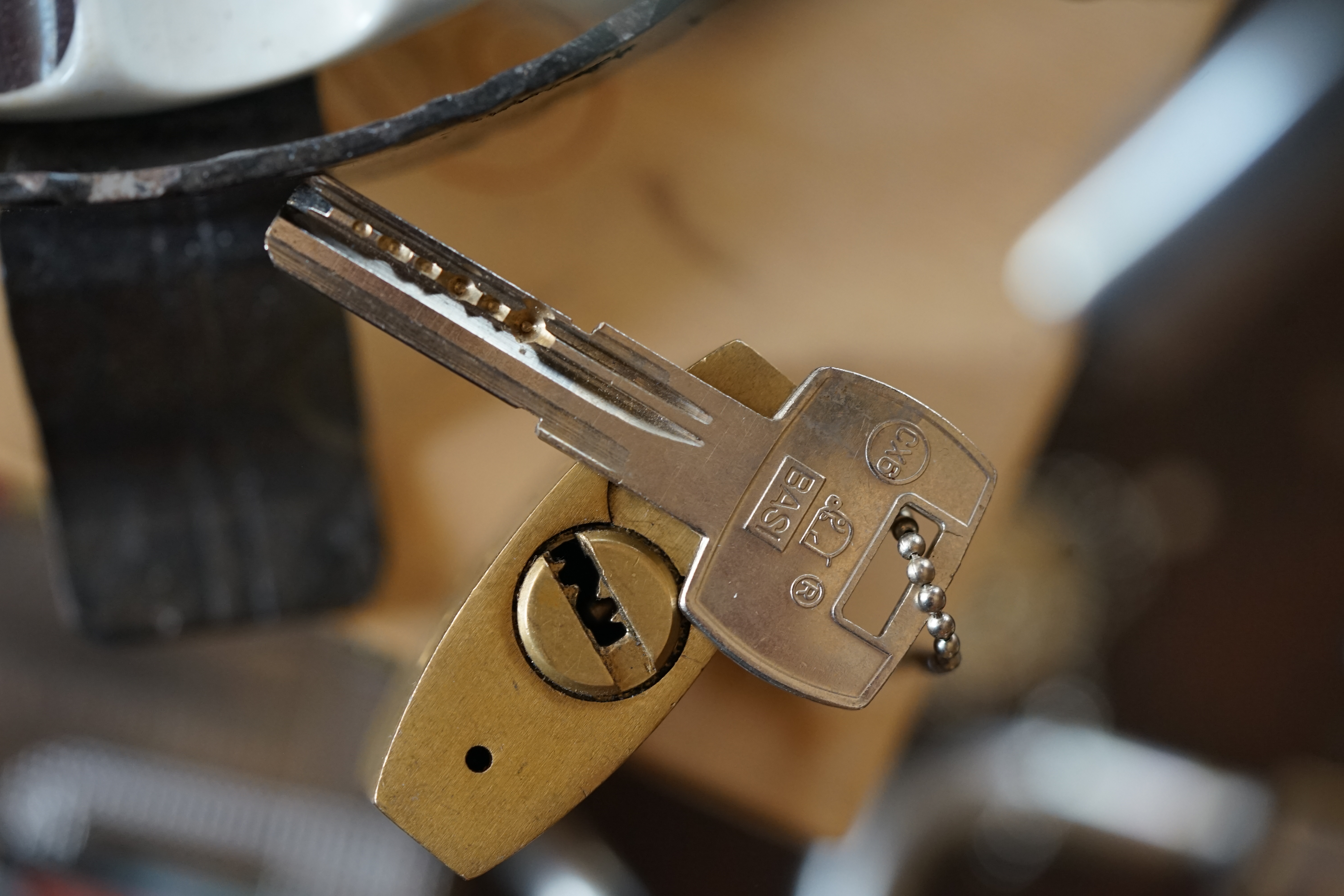 SEO Arthur Bühl, JOE ASBERRY und die B - Seite Arthurmeister`s Jukebox im Hasenstübchen am Hasenberge, Fuhlsbüttel ( HAM ) Hey Joe " Asberry ", ruft F 1 Rudi vom Tresen, Prost und Stößchen ruft Heike III zum Stammtisch. Die Jukebox spielt in voller Lautstärke Mr. Bojangles. Arthurmeister, der Sympathieträger hat bay the way mit einem ABUS Padlock Joe`s Michael Air Jordan`s Basketball bag gesichert ! Auch der Michael Jordan mußte hier im Hasenstübchen das Basketball bouncing Verbot akzeptieren. Formel 1 Rudi schreit: Bouncing darf und kann hier nur ein Michael Schumacher. Die Cartomanze meint, ein Ralf Schumacher auch ! Prost Weizen, Stößchen, Käppchen, ASBERRY !!! Die Jukebox by Youtube spielt " Slow Hand ". Joe, du rascal belehre uns nicht schon wieder. Wir sind hier in der Rabbit Hall and smoking is good for your drunken head. Prosit, Cheer`s, Salute, Gin Gin, altüst, sante` und Viva ! Hoch die Tassen ! Am Tresen läutet die Glocke. Der Rotamint der blinkt. Drei Tage war der JOE krank, jetzt trinkt und raucht er wieder. Gott sei Dank ! In der Zwischenzeit haben Mittrinker an der neuen Jukebox B - SEITE im Hasenstübchen eine Bass - Boom - Boom - Box angeschlossen. In voller Lautstärke sind jetzt Sounds wie I Love America von Patrick Juvet, Pointer Sisters - Slow Hand, Bryan Ferry - Don`t stop the Dance, UB 40 - Kingston Town, Jimmy Sommerville - To love somebody, Bob Marley & The Wailers - Jammin, Shaft - Isaac Hayes - The Late Show with David Lettermann zu hören. Heike !! drückt dann Roberto Blanco - Der Puppenspieler. Schwerti hält mit Amanda Lear - Queen of China - Town, dagegen. F 1 Rudi drückt: Element of Crime - Delmenhordt und ein weiteres von Element of Crime - Am ersten Sonntag nach dem Weltuntergang. Sir Washi drückt unsere Ina Müller - Sowas passiert mir heut nicht mehr und Roger Wittaker - Du wirst alle Jahre schöner ! Prost ! Rotkäppchen, Stößchen, Hallöchen ! Rudi mein Ralalla. Jetzt kommt unsere Disco Fraktion an die Reihe. Der Auftackt: Gary Low - La Colegiala, Bobby O - She has the way, Bonny M. Sunny. Die ersten Gäste im Hasenstübchen fangen an zu tanzen. Whre do i Begin - Love Story 1971, Dionne Warwick - Heartbreaker, Sweet Sensation - Sad sweet dreamer, und natürlich Lobo - I`d Love You To Want Me - Top Pop wurden in Folge gedrückt. Immer diese Drücker: Bad Boys Blue - You`re a Woman 1985, Pointer Sisters - I´m so Excited Live, Lipps Inc. - How Long, Chic - Le Freak folgten. Die Glocke läutet - die Gläser klingen. Der Hannenberger freut sich. Auf der dieser Party wird jetzt in der Juke Box B - Seite die Musik von: Duck Sauce vs Boney M - Barbara Streisand Go Home VIVA DISCO MIX, Pargo - You And Me, Telex - Moskow Diskow, TEQUILA - BO BOSS, Geil - Bruce & Bongo gespielt. Die Glocke am Tresen läutet wieder: Parole Freibier ! Electrica Salsa OFF, Space - Magic Fly, Neja - Restless - Bum Bum Radio Edit, bringen richtig Stimmung in die Bude. Heike will unbedingt ihren GAZEBO - Masterpiece in der 12" Version hören. My Heart Goes Boom in der Xrended Club Version, das FPI Project - Rich in Paradiese - Going Back To My Roots, Boys Town Gang - Can`t Take My Eyes Of You und Evelyn Thomas mit High Energy bringen weitere Performace ! Pony´s und Weizen. Fassbier, Freibier, Helbing ! und GabiKo. Der Eintieg erfolgt wieder bei: Sister Sledge - All American Girls, Bumblebee Unlimited - LADY BUG, Gary Low - You ar danger in der Extended Version von 1982 und Camouflage - Love is a shield. Prost und Prösterchen: bei Alle Farben & ILIRA - FADING wird auf den Bänken getanzt. Natürlich auch noch bei P. Lion - Happy Children und Girlie - Girlie von Sophia George. Bei Sandra - Little Girl gehen die ersten in den Nebenraum. French Affair - SEXY ! Philly Vanilli - Viagra Sex Machine, Marvin Gaye - Sexual Healing lassen Hannenberger das gezapfte in den Nebenraum bringen. Hannenberger schwitzt ! Die Glocke läutet: Umsatz ! Gary Moore - This Flight Tonight, Golden Earring - Radar Love und GIANNA NANNINI - AMERICA läuten eine weitere Runde ein. Schwerti und Bouncing Joe Asberry sind am rocken: Led Zepplin - Stairway To Heaven Live, IRON BUTTERFLY - IN A GADDA DA VIDA ! Bier, mehr Bier ! am besten Freibier ! Der Song: The Doors - Light My Fire verlangt nach mehr Bier. Bei unserem Willy DeVille - Heaven Stood Still schauen die Säufer in den Spiegel. Bei Diana Ross mit: Touch Me In The Morning will aber keiner aufwachen. Pony`s und Stösschen`s ! Nachher um 11.00 ist wieder High - Noon ! Dann geht`s von vorn los: SLOW HAND und ARTHURMEISTER MASTERTOUCH ! Heute schlägt der Noagerlzutzler zusammen mit dem Arkadasch den SEO vor: Balla coi miti, Tanz mit den Legenden, Grüße an Radio Sabbia nach Riccione / Italy in die Via Veneto 3, I 47 838 Riccione. Luigi del Bianco !!! APERTO !!! Der F 1 Rudi schreit: Helbing ! Arthur du mußt noch Bild ungsfern, schwupp di wupp - OFFEN, Musik, Music, Arthur Meister poke arround Houdini, Telefon, Telefonbucheintrag, gelbe Seiten, örtliche, MUT PROBEN, Carsten Jasner, Das Leben ist tödlich. Aber es muß nicht sterbenslangweilig sein ! Tazelwurm schreit Pelle Pelz. Heinz Schenk, Käffchen und Schnittchen werden noch genannt. Der Och will das auch Bettnässer und mit zweifelhafter Hygiene hier steht. Der Scholischek darf sich zu Wort melden: Biene Maja, getestet, TÜV, DEKRA, FRISEUR ! CARAMBA ! Verschlagwortet mit: Arthur Bühl, Detektiv, the dutch open Lockpicking Champion ! From WIRED. ÖFFNUNG OHNE SCHLÜSSEL, Linkedin Joe Asberry, F 1 Rudi, Heike IV, Stößchen, Sir Washi, Nachläufer, Skat, Twitter X. Basket Ball Bouncing Verbot, Arthurmeister, Raucher, Roth - Händle, Stadt Lahr - Bühl, Schwarzwald, Black Forest, Rotkäppchen you know Mr. Smitz, Sorte Schwäbischerhengst.de is großfruchtig und süss. Buhl er Zwetschge. No, only woman has Pflaumen ♥. Wilhelm Busch ! Verschlagwortet mit: Arthur Bühl, Detektiv, the dutch open Lockpicking Champion ! From WIRED. ÖFFNUNG OHNE SCHLÜSSEL, Linkedin Joe Asberry, Twitter X. Basket Ball Bouncing Verbot, Arthurmeister, Raucher, Roth - Händle, Stadt Lahr - Bühl, Schwarzwald, Black Forest, Rötkäppchen you know Mr. Smitz, Sorte Schwäbischerhengst.de is großfruchtig und süss. Buhl er Zwetschge. No, only woman has Pflaumen ♥. Wilhelm Busch 𝐋𝐞𝐠𝐨 𝐁𝐢𝐥𝐥𝐮𝐧𝐝 𝐋𝐞𝐠𝐨𝐥𝐚𝐧𝐝 𝗩𝗲𝗿𝘀𝗰𝗵𝗹𝗮𝗴𝘄𝗼𝗿𝘁𝗲𝘁 𝗺𝗶𝘁: 𝗔𝗿𝘁𝗵𝘂𝗿 𝗕ü𝗵𝗹, 𝘁𝗵𝗲 𝗗𝘂𝘁𝘀𝗰𝗵 𝗼𝗽𝗲𝗻 𝗟𝗼𝗰𝗸𝗽𝗶𝗰𝗸𝗶𝗻𝗴 𝗖𝗵𝗮𝗺𝗽𝗶𝗼𝗻 ! 𝗙𝗿𝗼𝗺 𝗪𝗜𝗥𝗘𝗗. Ö𝗙𝗙𝗡𝗨𝗡𝗚 𝗢𝗛𝗡𝗘 𝗦𝗖𝗛𝗟Ü𝗦𝗦𝗘𝗟, 𝗟𝗶𝗻𝗸𝗲𝗱𝗶𝗻, 𝗧𝘄𝗶𝘁𝘁𝗲𝗿 𝗫. 𝗟𝗲𝗴𝗼 𝗕𝗶𝗹𝗹𝘂𝗻𝗱 Verschlagwortet mit: Arthur Bühl, the Dutsch open Lockpicking Champion ! From WIRED. ÖFFNUNG OHNE SCHLÜSSEL, Linkedin, Twitter X. 𝔄𝔯𝔱𝔥𝔲𝔯 𝔅ü𝔥𝔩, 𝔄𝔯𝔱𝔥𝔲𝔯𝔪𝔢𝔦𝔰𝔱𝔢𝔯® Verzwetschget mit: ♥ Vokuhila, Friseur ♥ Schwäbischer Hengst, Zwetschgen Heini, Bühl er, Zwetschge, Google Earth, Mittelpunkt der Welt, Martinameisterin, Cartomanze, Scholischek, " HIGH NOON ! ". ♥ Parole Emil ! SEO LOTTO 𝔄𝔯𝔱𝔥𝔲𝔯 𝔅ü𝔥𝔩, 𝔄𝔯𝔱𝔥𝔲𝔯𝔪𝔢𝔦𝔰𝔱𝔢𝔯® Verschlagwortet mit: Arthur Bühl, Arthurmeister® Arthur ♥ Schwäbischer Hengst, Buhl, Zwetschgen Heini, Artur, Buehl er, Zwetschge, Made in Germany, Born 1961, Sympathieträger, Google Earth, Mittelpunkt der Welt, Pflaumen, Arkadasch, Datschi, ♥ Martinameisterin, Cartomanze, Scholischek, " HIGH NOON ! ", ♥ ♥ Vokuhila ♥ Parole Emil ! SEO Bühl Zwetschge ♥ 𝔄𝔯𝔱𝔥𝔲𝔯 𝔅ü𝔥𝔩, 𝔄𝔯𝔱𝔥𝔲𝔯𝔪𝔢𝔦𝔰𝔱𝔢𝔯® 𝗩𝗲𝗿𝘇𝘄𝗲𝘁𝘀𝗰𝗵𝗴𝗲𝘁 𝗺𝗶𝘁: 𝔄𝔯𝔱𝔥𝔲𝔯 𝔅ü𝔥𝔩, 𝗔𝗿𝘁𝗵𝘂𝗿𝗺𝗲𝗶𝘀𝘁𝗲𝗿, 𝗥𝗮𝘂𝗰𝗵𝗲𝗿, 𝗥𝗼𝘁𝗵 - 𝗛ä𝗻𝗱𝗹𝗲, 𝗦𝘁𝗮𝗱𝘁 𝗟𝗮𝗵𝗿 - 𝗕ü𝗵𝗹, 𝗦𝗰𝗵𝘄𝗮𝗿𝘇𝘄𝗮𝗹𝗱, 𝗕𝗹𝗮𝗰𝗸𝗳𝗼𝗿𝗲𝘀𝘁, 𝗥𝗼𝘁𝗸ä𝗽𝗽𝗰𝗵𝗲𝗻 𝘆𝗼𝘂 𝗸𝗻𝗼𝘄 𝗠𝗿. 𝗦𝗺𝗶𝘁𝘇, 𝗦𝗼𝗿𝘁𝗲 𝗦𝗰𝗵𝘄ä𝗯𝗶𝘀𝗰𝗵𝗲𝗿𝗵𝗲𝗻𝗴𝘀𝘁.𝗱𝗲 𝗶𝘀 𝗴𝗿𝗼ß𝗳𝗿𝘂𝗰𝗵𝘁𝗶𝗴 𝘂𝗻𝗱 𝘀ü𝘀𝘀. ♥ 𝗡𝗼, 𝗼𝗻𝗹𝘆 𝘄𝗼𝗺𝗮𝗻 𝗵𝗮𝘀 𝗣𝗳𝗹𝗮𝘂𝗺𝗲𝗻 ♥ 𝗞𝗹𝗲𝗶𝗻𝘁𝗶𝗲𝗿𝘇ü𝗰𝗵𝘁𝗲𝗿𝘃𝗲𝗿𝗲𝗶𝗻. 𝗗𝗶𝗲 𝗘 - 𝗠𝗮𝗶𝗹 𝗹𝗮𝘂𝘁𝗲𝘁: 𝗔𝗿𝘁𝗵𝘂𝗿𝗺𝗲𝗶𝘀𝘁𝗲𝗿@𝗔𝗿𝘁𝗵𝘂𝗿𝗺𝗲𝗶𝘀𝘁𝗲𝗿.𝗱𝗲 𝗗𝗶𝗲 𝗘 - 𝗠𝗮𝗶𝗹 𝗹𝗮𝘂𝘁𝗲𝘁: 𝗔𝗿𝘁𝗵𝘂𝗿𝗔𝗻𝗱𝗿𝗲𝗮𝘀𝗕𝘂𝗲𝗵𝗹@𝗔𝗿𝘁𝗵𝘂𝗿𝗔𝗻𝗱𝗿𝗲𝗮𝘀𝗕𝘂𝗲𝗵𝗹.𝗱𝗲 Verschlagwortet mit Bühl er Zwetschge, Zwetschgenhengst, Pflaume, plum, Erikli, prugna torta, Datschi, süss. ♥ Zwetschgen Heini verschlagwortet mit: ♥ Vokuhila, Friseur ♥ Schwäbischer Hengst, Zwetschgen Heini, Bühl er, Zwetschge, Google Earth, Mittelpunkt der Welt, Martinameisterin, Cartomanze, Scholischek, " HIGH NOON ! ". ♥ Parole Emil ! 𝔄𝔯𝔱𝔥𝔲𝔯 𝔅ü𝔥𝔩, 𝔄𝔯𝔱𝔥𝔲𝔯𝔪𝔢𝔦𝔰𝔱𝔢𝔯® In der Vitrine von Arthur Andreas Bühl, Arthurmeister sind Schlösser, Padlocks, von ABUS, BKS, CES, DOM, EVVA, Assa Abloy, Z Ikon, Kaba, Keso, ASSA, Winkhaus, Wilka, Trelock, Schmelting, Bode Panzer, Ancor Las, Drumm Geminy, Xylock, SEA, Medeco, Mul-T-Lock, Cut away, ABUS Granit, Pfaffenhain, E*S, ESS, Nemef, BAB, Babelsberg, Stasi, Diskus, WMF, Tesa, Vachette, Cisa, Wally, Rielda, Mottura, Viro, FAI, GeGe, Fichet, Bode Panzer, Tresor, Bramah, Protector, Braun`s Patent, Walomatus, Arolds, Combination Lock, Yale, Master, American Lock, Tubular, China, Indien, Aligarh, Nepal, Thailand, Zahlenschlösser, Himmelsschlüssel und noch vieles mehr, vorhanden. Alle Schliesszylinder sind Übungsmaterial für das Lockpicking. Schlagschlüssel sind auch dabei. Das Trabbi Tool, Stasi, natürlich auch. Verschlagwortet mit Buehl, Buhl, Rotkäppchen, Zwetschgenhengst, Zwetschge SEO Jahrgang 1961 Verschlagwortet mit: Arthur Bühl, Arthurmeister® Arthur ♥ Schwäbischer Hengst, Buhl, Zwetschgen Heini, Artur, Buehl er, Zwetschge, Made in Germany, Born 1961, Sympathieträger, Google Earth, Mittelpunkt der Welt, Pflaumen, Arkadasch, Datschi, ♥ Martinameisterin, Cartomanze, Scholischek, " HIGH NOON ! ", ♥ ♥ Vokuhila ♥ Parole Emil ! SEO Vitrine Alternativtext: ♥ 𝔄𝔯𝔱𝔥𝔲𝔯 𝔅ü𝔥𝔩, 𝔄𝔯𝔱𝔥𝔲𝔯𝔪𝔢𝔦𝔰𝔱𝔢𝔯®