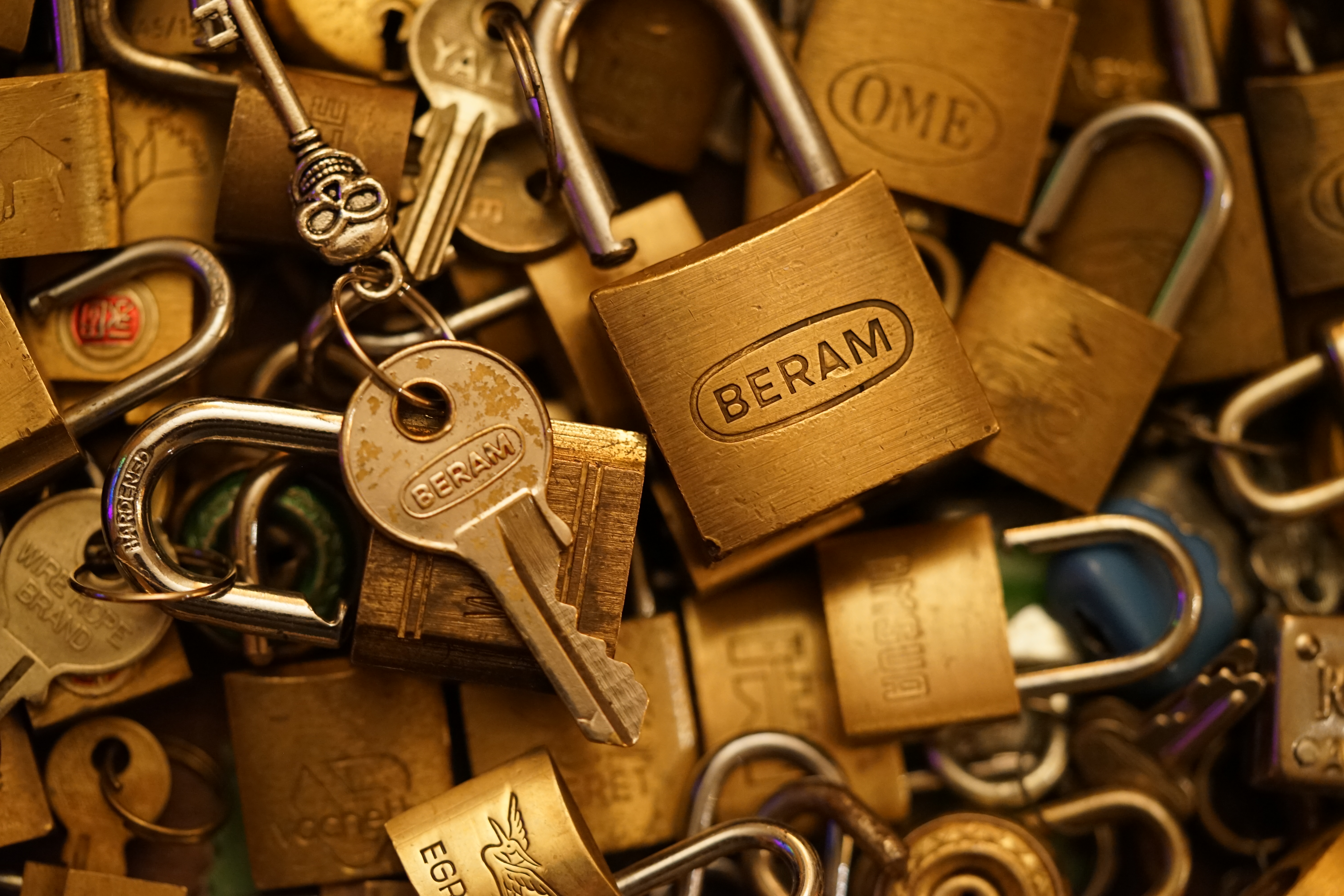 Bühl. Arthur Andreas Bühl. Hier ist die rasende Uschi von der Bild et und schreibt mit der neuen KI Arthurmeister den neuen SEO Text für 2026, denn die SEO GEISTER werden von Google gerufen. Der Sympathieträger ist in Stuttgart, Baden - Württemberg geboren. Der Detektiv lebt in HAM, ist im Dienste der Wahrheitsfindung unterwegs, BUDEG. H1 Text der SEO schreibt: Hamburger knackte 1000 ( tausend ) Schlösser, Bild Zeitung, Performancekünstler, Xing, Arthurmeister `s Jukebox im Hasenstuebchen, You Tube, Slow Hand - Pointer Sisters, Joy Flemming. 𝔄𝔯𝔱𝔥𝔲𝔯 𝔅ü𝔥𝔩, 𝔄𝔯𝔱𝔥𝔲𝔯𝔪𝔢𝔦𝔰𝔱𝔢𝔯® VereinsWiki / Fandom, Arthur Bühl. Bühl, Arthur, Jahrgang 1961, Made in Germany, Detektiv or Private Investigator, Performancekünstler und Lockpicker aus Hamburg erzählt in seinem Leporello wahre Geschichten aus dem Hasenstuebchen, Bunny Hall, Stammtisch, Fuhlsbüttel. Kaba Days Im Europa Park Rust: Unternehmensschutz im Fokus, dorma kaba, Deutschland, praktische Vorführung von Arthur Buehl, Sportsfreunde. Koksa Vereinsauflösung taz Ein bisschen Ruhe bitte ! Arthur Bühl, der Weltbeste aus Stuttgart mit Wohnsitz im Lockpickermekka Hamburg ist auch Deutscher Meister. slideplayer: but Jesus is the only Masterwho can unlock the human soul. But there is another obvious difference between Arthurmeister and the " Jesusmeister " that connects today´s story to our lives. The tools that Arthur Bühl collected are mostly from the Stasi. Schlossherz, Lockpickererz, Pornomeister, Bühl Fahne, Bühl Wappen, UHU Linkedin Arthur Bühl, Arthurmeister, Präsident, Performance, Bundesverband für Detektive und Ermittler, Budeg. Arthur Andreas Bühl, EverybodyWiki Bios&Wiki, 27.03.61,Stuttgart, auch unter dem Pseudonym Arthurmeister bekannt, ist mehrfacher Deutscher Meister im Lockpicking. Koksa.Org Vereinsauflösung, Arthur Bühl, Arthurmeister, Tagesordnung, Mitgliederversammlung Arthurmeister`s Jukebox im Hasenstübchen by You Tube arthurmeister007, Schloßöffnung. Arthurbuehl@Arthurbuehl, X, Erfreulich ! Schlossindustrie und Elite rücken zusammen ! Verein, Sportsfreunde, Arthur Bühl, Erfahrung. FAZ.net Freizeit: Lockpickern bleibt nichts verschlossen - Doch der Beste der Besten hat alle schon besiegt: Der 42 jährige Kaufmann sitzt in Trachtenkleidung vor einer verrosteten alten Kiste. Preview Jesusmeister Homileticsonline, At the Dutsch open Lock Picking Championship, Arthur Bühl emerged as the champion. No one picks locks as well as he does. Arthurmeister Phila-Locksmith Arthur Bühl Lock Picking Legend, Mr. Bühl, tool, nl, Sneek. Unter Knackern, jungle.world. Welt.de Die Kunst Sclösser ohne Schlüssel zu öffnen, Vereins-Mitbegründer und Vize Präsident trägt seine Leidenschaft schon auf der Krawatte: Sie ist blau mit gelben Schlüsseln drauf. The Master Touch: Lockpicker in the world Arthur Bühl. He`s this six-seven German private Investigator. He has this. The international Competition Whre Master Lock-Pickers… Arthur Bühl, the Dutsch Open Lock-picking champion. Charles Graeber … Arthurmeister standing above them all, with a beer stein in one hand and a cigarette in …. Wired.com Securitylaboratories.org, Arthur Bühl. Phila-locksmith.com - Arthur Bühl Lock Picking Legend, can see intimidating man. Toool, LockCon. Arthurmeister. Hailing from Hamburg, he is among a legion of German lock picker who have estabished their country as one of the top producers of master lock pickers. Slate.com Lock Picking: a arte de arrombar cadeados - Nascido em Hamburgo, o alemao Arthur Bühl é provavelmente um dos nomes mais conhecidos do submundo do lock picking. Conhecido nesse Círculo… Sportsfreunde Slik hacka vi i Norge pa 90-tallet Arthur Bühl PlusPedia, Arthur Andreas Bühl, Legend taz.de Ein bisschen Ruhe bitte Arthur Bühl, der Weltbeste aus Stuttgart mit Wohnsitz im Lockpickermekka Hamburg .. Telefonbuch, Meisterschaften. Jungle.World - Da hat auch Arthur Bühl, genannt " Arthurmeister ", durchaus Chancen auf weitere Titel für seine große Sammlung. " Scheiße ", brüllt der aus … The Lock Busters, Charles Graeber, Schließzylinder, Lock Picking, metallpinnen. Spiegel, Lockpicker: Die schnellsten Schlossknacker Deutschlands. Arthur Meister Bühl, Arthurmeister, ist amtierender Deutscher Meister der Lockpicker. Sein Hobby: Schlösser öffnen - ohne Schlüssel natürlich. media.ccc.de Schlossöffnung bei der Staatssicherheit der DDR ArthurMeister erläutert das operative Vorgehen und die speziellen Werkzeuge zur Schlossöffnung, die von der Staatssicherheit der DDR ……. Flickr Arthurmeister / Oberalster VfW Meisterschaft, Ina Müller, Lockpicking Meister Arthur Picktools.de FoeBud.org Schloß-Öffnen ArthurMeister aus Hamburg, erläutert, wie die Staatssicherheit…. Vortrag Bielefeld. Schlösser knacken: So einfach geht es!!! Gemäß Arthur Meister legt der Verein großen Wert auf den selbstauferlegten Kodex, der sich so… ZDF Lockpicking Reportage Boston Magazine.com The joy Lock Club The Arthurmeister was one of the top lock pickers in the world, and Towne was just a kid,but to everyone`s surprise - most especially to… Lock Picking 101 toool.us live I did vote arthurmeister when i first saw the site bevor the discussion on it startet but only……. Zieh-Fix, E-Pick. Public Domain 147 Schloß-Öffnen ArthurMeister Bühl aus Hamburg, Gründungsmitglied…. Impressioning games Jos and Arthurmeister KOKSA Vereinsauflösung, Elite rückt zusammen. Aufsperrstunde ArthurMeister, ein Riesenkerl mit süddeutschem Akzent…. blogs.com Jesus, the Lock-Picker! - HOMILETICS - That might be a bit much, but nonetheless they call him the Arthurmeister! and then ther`s the JesusMaster, or Meister, if you will. if you….. Citywide RFID Master Arthurmeister Dezember / 2012 / SSDev Arthurmeister, Workshop, Barry Wels Herr Bühl sagt Danke ! xn-Arthur-bhl-heb.de Arthur Bühl, Detektiv aus Hamburg, Buehl, Siegel. Lockpickerherz.de Pornomeister.de Schlossherz.de Arthurmeister.de Linkedin Arthur Andreas Bühl ( Arthurmeister ) - Präsident - Von rechts nach links, Glück bringt`s. X. Linkedin, Detektiv aus Hamburg Acclaimed Lock Picker Explain the Art of Competive Locksport, Schyler Towne, Youtube, Arthurmeister, Gadget Hack. Key Cutting. Master Lock. Datenschleuder. Boston. Jägermeister. Demonstration not for Sale, Muster ohne Wert. Joe Asberry, Bouncing Joe. Angezettelt vom Fanclub. Radio-Eriwan.de Bildbeschreibung, Modula, SEO. Sympathietraeger. Im Prinzip ja, aber…. der Detektiv sei der Gärtner. Bunny Hall, B - Seite Jukebox. Schwarz, rot, gold. Bild Zeitung: Herr der tausend Schlösser. Zeiträuber. Streng vertraulich ! Fandom ! Boston. ABUS, Lock, security. Schlösser und Tresore von Ed Willis, The National Locksmith® - Guide to Modern Safe Locks by Mark Bates Tobias Locks, Safes and Security Markenanmeldung-Pornomeister-®-Praesident-Arthur-Buehl.jpeg Arthur-Buehl-Germany-Wappen-Arthurmeister007@gmail.com-Detektiv-Babyboomer-Sympathietraeger.png 𝔄𝔯𝔱𝔥𝔲𝔯-𝔅ue𝔥𝔩-Wappen-𝔄𝔯𝔱𝔥𝔲𝔯𝔪𝔢𝔦𝔰𝔱𝔢𝔯-®-Von-rechts-nach-links-Glueck-bringts-♥.gif 𝔄𝔯𝔱𝔥𝔲𝔯-𝔅ue𝔥𝔩-𝔄𝔯𝔱𝔥𝔲𝔯𝔪𝔢𝔦𝔰𝔱𝔢𝔯®-Arthur-Buehl-WebTuev®-ges.-gesch.-Die-E-Mail-lautet-Webtuev@WebTuev.de.png Arthur-A.-Buehl-Detektiv-aus-Hamburg-Arthurmeister®-Vitrine-Cut-Lock-veroeffentlicht-Xing-Linkedin-Facebook-Twitter-X.jpg Carsten Jasner, MUT PROBEN ! Das Leben ist tödlich. Aber es muß nicht sterbenslangweilig sein. In diesem Buch werde ich ab Seite 139 in dem Kapitel: Mut zur Lücke, Loch im Tresor. Todsichere Systeme und wie man sie knackt wie folgt beschrieben: Ein Mann mit Pferdeschwanz sitzt hoch konzentriert am Werktisch. Sein Blick ist ins Nichts gerichtet. Für das was er tut, braucht er seine Augen nicht, er sieht mit dem kleinen Stahlhaken zwischen seinen großen Fingern, mit denen er sich einen Weg in das Schicherheitsschloss bahnt. Er gleitet in die ölige Innenwelt, ertastet Wände, Widerstände, Ausbuchtungen. Er fühlt schließlich die genaue Position der Stifte, rastet einen nach dem anderen ein. Diese Momente, sagt der Zweimeter mann, seien " Vorboten zum Orgasmus " ! Arthur Bühl, von seinen zahlreichen Bewunderern " ARTHURMEISTER " genannt, ist einer der Besten bei den Sportsfreunden der Sperrtechnik, einem Verein in dem sich bundesweit rund fünfzehnhundert Mitglieder in sechzehn Ortsgruppen treffen, um in ihrer Freizeit Schlösser zu knacken. Ins Leben gerufen hat den Verein Arthur Bühl und sein Freund Steffen Wernèry, ein Mitbegründer des Caos Computer Club. Digital hacken oder analog knacken - für Wernèry gibt es da keinen Unterschied. Hier wie da treibt ihn der rebellische Reiz, Lücken im System zu finden, die Verkäufer als todsicher preisen. " Doch sicher ist nur, daß alles aufgeht " ! Dafür sort die Lust, die jeder kennt: Schatzkammern zu betreten, Geheimnisse zu entschlüsseln, Widerstände zu überwinden, Verbotenes zu tun, sich Zugang zu veerbogenen Ecken und Winkeln zu verschaffen. Die " Sportsfreunde " treibt diese Lust seit ihrer Kindheit um. Wernèry bog mit zwölf Jahren seinen ersten Dietrich aus einem Kleiderbügel und sperrte seine Lehrer ein. Der kleine Arthur bekam eine Ahnung von seinem Talent, als es ihm gelang, die Spardose schlüssel - und zerstörungsfrei zu entriegeln. Heute triumphiert er als mehrfacher Deutscher Meister im sogenannten Lockpicking, dem Öffnen von Schlössern unter Wettkampfbedingungen. Immerhin siebenundsechzig Jahre lang war das erste Sicherheitschloss der Welt tatsächlich ein Sicherheitsschloss. Der englische Tüftler Joseph Bramah, der so nützliche Dinge erfand wie eine Banknoten - Nummeriermaschine und eine Zapfanlage, die heute noch in britischen Pubs Bier in Gläser sprotzt, ersann 1784 ein Zylinderschloss, daß als unbezwigbar galt - bis 1851 ein professioneller Knacker nach sechzehn Tagen engagierten Stocherns das Ding öffnete. Dieser Akt war ein Schlüsselerlebnis in der Beziehung zwischen Mensch und Mechanik. Ein Sieg der lebendigen Sinne über ein sprödes System - zu einer Zeit, da die Gesellschaft sich dem stampfenden Rhythmus der Industrialisierung unterwarf und der Glaube an das Heil der Technik verdrängte. Lockpicking wurde zu einem populären Sport, der Helden schuf. In den dreißiger Jahren des 20. Jahrhunderts etwa gelangte ein Prister zu Weltruhm, weil er reihenweise sowohl als einbruchsicher gepriesene Tresore als auch " ausbruchsichere " Gefängnisschlösser entriegelte. " Der schwerste Schrank hat seine Schwächen, er läßt sich ohne Müh erbrechen " ! - diese alte Panzerknacker Weisheit hat nach wie vor Gültigkeit; sie hängt über den Köpfen der Hamburger Lockpicker. Arthurmeister braucht für handelsübliche Stiftschlösser, die fast jede Wohnungstür zieren, zwischen zehn Sekunden und fünf Minuten, je nach Hersteller. Bohrmuldenschlösser, die bei der Deutschen Post, auf Flughäfen und in Atomkraftwerken verwendet werden, sind vor ihm ebenso wenig sicher. Er nutzt dabei mechanische Ungenauigkeiten, winzige Spielräume, die sich bei der Herstellung nicht vermeiden lassen und zehnmal dünner sind als ein Haar. Ein paar Mal klickt es, der Meister dreht den Zylinder, streicht seine Haare zurück, steckt sich eine Zigarette an. " Tja " sagt er, " und wenn man dann das Schloss aufkriegt - das ist ein geiles Gefühl ! " Ich habe dann später den Jasner in Berlin angerufen. Bei dem Telefonat kam lediglich heraus er wüßte von dem Interview nichts mehr und wolle auch nichts mehr wissen. Da habe ich noch bemerkt, er hätte auf dem Lockpicking " Bunten Nachmittag " nicht so nerven brauchen, wenn er dann doch so einiges durch den " Tüddel " kriegt. Taged mit: Spiel nicht mit den Schmuddelkindern ! Verzwetschget mit: Bühl Arthur, Bühl Wappen, Bühl Fahne, Bühl Urkunde, Bühl Patent, Bühl achteck, Zwetschgenhengst, Zwetschgenfest, Meister Arthur, Bühler Zwetschge Arthur Andreas Bühl, Detektiv, Privatdetektiv, Hamburg,Germany, Siegel Ring. Legoland Billund SEO neu: Lockpicker im Einsatz, ASSA ABLOY. Lockpicker Herz patented by Arthur Bühl, Detektiv aus Hamburg öffnet zerstörungsfrei Assa Abloy. Kanaken, sägen, Künstlerin knackt Liebesschlösser, Jesus Master, Jesusmeister. Arthurmeister007@gmail.com Arthurmeister-Mastertouch@Arthurmeister-Mastertouch.de Arthurmeister-Slowhand@Arthurmeister-Slowhand.de ArthurBuehl@ArthurBuehl.de Arthurmeister@Arthurmeister.de Pornomeister@Pornomeister.de Schlossherz@Schlossherz.de Lockpickerherz@Lockpickerherz.de Mr.Smitz@Mr.Smitz.us Sympathietraeger@Sympathietraeger.com Arthur-Buehl@Arthur-Buehl.de Unzenziert@Unzenziert.de Hasenstuebchen@Hasenstuebchen.de Cartomanze@Cartomanze.de Martinameisterin@Martinameisterin.de Seogeister@Seogeister.de Seo-Geister@Seo-Geister.de Scholischek@Scholischek.de Web-Tuev@Web-Tuev.de Webseitentuev@Webseitentuev.de Zwetschgenhengst@Zwetschgenhengst.de Tresorherz@Tresorherz.de Legal1001@Legal1001.de Meisterkatze@Meisterkatze.de Endlich-Raucher@Endlich-Raucher.de EndlichRaucher@EndlichRaucher.de DoubleBrain@DoubleBrain.de Rappermeister@Rappermeister.de meisterArte@meisterArte.de Der-Aufmacher@Der-Aufmacher.de The-Opener@The-Opener.de Geiler-Schwanz@Geiler-Schwanz.de GeileVotze@GeileVotze.de ArthurAndreasBuehl@ArthurAndreasBuehl.de Arthur-Andreas-Buehl@Arthur-Andreas-Buehl.de Katzenveit@Katzenveit.de Schlosstaster@Schlosstaster.de Schnellauf@Schnellauf.de Securator@Securator.org Raucherherz@Raucherherz.de Leporello@Leporello.us Frauenwirt@Frauenwirt.de