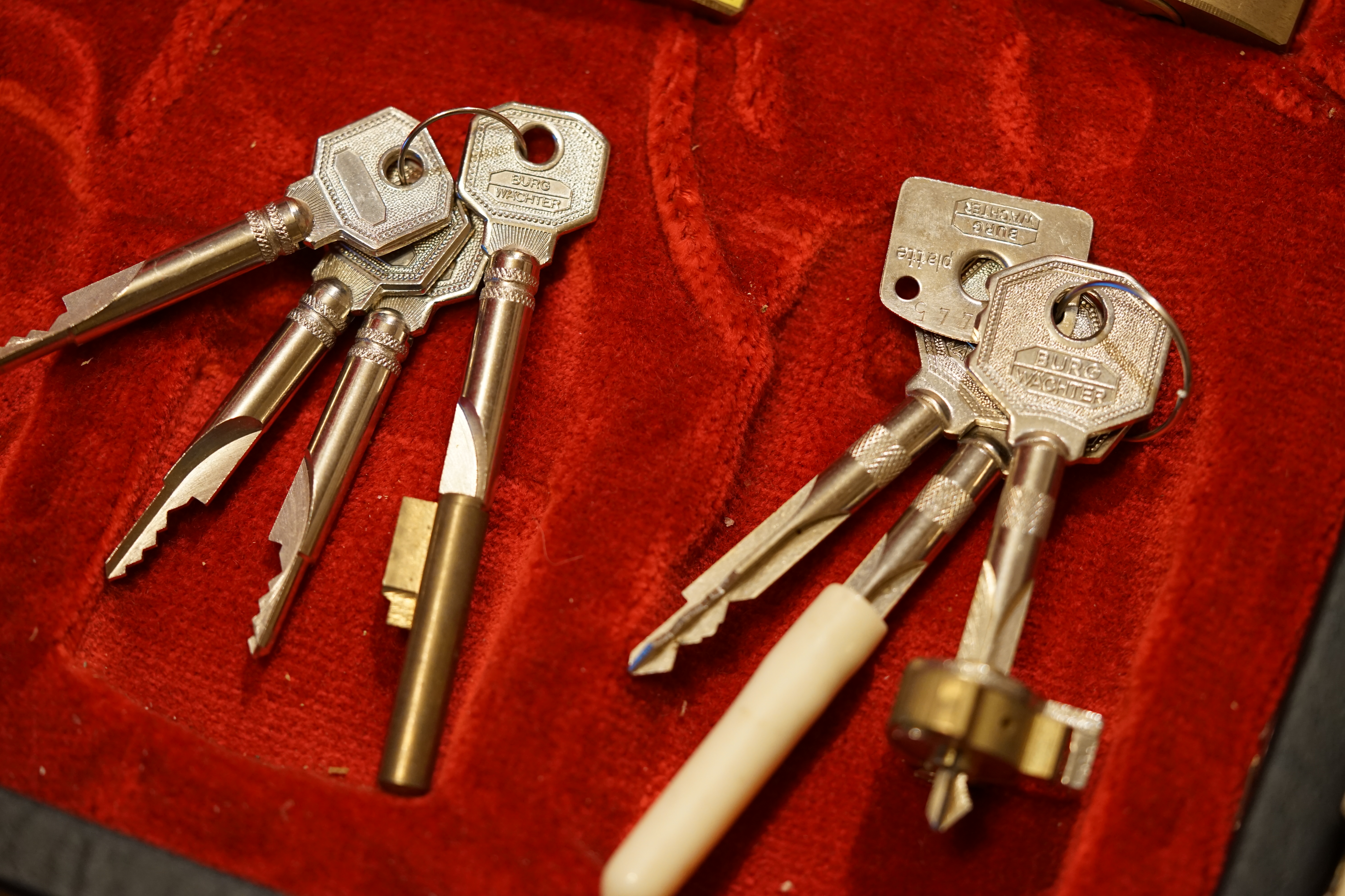 Bühl. Arthur Andreas Bühl. Hier ist die rasende Uschi von der Bild et und schreibt mit der neuen KI Arthurmeister den neuen SEO Text für 2026, denn die SEO GEISTER werden von Google gerufen. Der Sympathieträger ist in Stuttgart, Baden - Württemberg geboren. Der Detektiv lebt in HAM, ist im Dienste der Wahrheitsfindung unterwegs, BUDEG. H1 Text der SEO schreibt: Hamburger knackte 1000 ( tausend ) Schlösser, Bild Zeitung, Performancekünstler, Xing, Arthurmeister `s Jukebox im Hasenstuebchen, You Tube, Slow Hand - Pointer Sisters, Joy Flemming. 𝔄𝔯𝔱𝔥𝔲𝔯 𝔅ü𝔥𝔩, 𝔄𝔯𝔱𝔥𝔲𝔯𝔪𝔢𝔦𝔰𝔱𝔢𝔯® VereinsWiki / Fandom, Arthur Bühl. Bühl, Arthur, Jahrgang 1961, Made in Germany, Detektiv or Private Investigator, Performancekünstler und Lockpicker aus Hamburg erzählt in seinem Leporello wahre Geschichten aus dem Hasenstuebchen, Bunny Hall, Stammtisch, Fuhlsbüttel. Kaba Days Im Europa Park Rust: Unternehmensschutz im Fokus, dorma kaba, Deutschland, praktische Vorführung von Arthur Buehl, Sportsfreunde. Koksa Vereinsauflösung taz Ein bisschen Ruhe bitte ! Arthur Bühl, der Weltbeste aus Stuttgart mit Wohnsitz im Lockpickermekka Hamburg ist auch Deutscher Meister. slideplayer: but Jesus is the only Masterwho can unlock the human soul. But there is another obvious difference between Arthurmeister and the " Jesusmeister " that connects today´s story to our lives. The tools that Arthur Bühl collected are mostly from the Stasi. Schlossherz, Lockpickererz, Pornomeister, Bühl Fahne, Bühl Wappen, UHU Linkedin Arthur Bühl, Arthurmeister, Präsident, Performance, Bundesverband für Detektive und Ermittler, Budeg. Arthur Andreas Bühl, EverybodyWiki Bios&Wiki, 27.03.61,Stuttgart, auch unter dem Pseudonym Arthurmeister bekannt, ist mehrfacher Deutscher Meister im Lockpicking. Koksa.Org Vereinsauflösung, Arthur Bühl, Arthurmeister, Tagesordnung, Mitgliederversammlung Arthurmeister`s Jukebox im Hasenstübchen by You Tube arthurmeister007, Schloßöffnung. Arthurbuehl@Arthurbuehl, X, Erfreulich ! Schlossindustrie und Elite rücken zusammen ! Verein, Sportsfreunde, Arthur Bühl, Erfahrung. FAZ.net Freizeit: Lockpickern bleibt nichts verschlossen - Doch der Beste der Besten hat alle schon besiegt: Der 42 jährige Kaufmann sitzt in Trachtenkleidung vor einer verrosteten alten Kiste. Preview Jesusmeister Homileticsonline, At the Dutsch open Lock Picking Championship, Arthur Bühl emerged as the champion. No one picks locks as well as he does. Arthurmeister Phila-Locksmith Arthur Bühl Lock Picking Legend, Mr. Bühl, tool, nl, Sneek. Unter Knackern, jungle.world. Welt.de Die Kunst Sclösser ohne Schlüssel zu öffnen, Vereins-Mitbegründer und Vize Präsident trägt seine Leidenschaft schon auf der Krawatte: Sie ist blau mit gelben Schlüsseln drauf. The Master Touch: Lockpicker in the world Arthur Bühl. He`s this six-seven German private Investigator. He has this. The international Competition Whre Master Lock-Pickers… Arthur Bühl, the Dutsch Open Lock-picking champion. Charles Graeber … Arthurmeister standing above them all, with a beer stein in one hand and a cigarette in …. Wired.com Securitylaboratories.org, Arthur Bühl. Phila-locksmith.com - Arthur Bühl Lock Picking Legend, can see intimidating man. Toool, LockCon. Arthurmeister. Hailing from Hamburg, he is among a legion of German lock picker who have estabished their country as one of the top producers of master lock pickers. Slate.com Lock Picking: a arte de arrombar cadeados - Nascido em Hamburgo, o alemao Arthur Bühl é provavelmente um dos nomes mais conhecidos do submundo do lock picking. Conhecido nesse Círculo… Sportsfreunde Slik hacka vi i Norge pa 90-tallet Arthur Bühl PlusPedia, Arthur Andreas Bühl, Legend taz.de Ein bisschen Ruhe bitte Arthur Bühl, der Weltbeste aus Stuttgart mit Wohnsitz im Lockpickermekka Hamburg .. Telefonbuch, Meisterschaften. Jungle.World - Da hat auch Arthur Bühl, genannt " Arthurmeister ", durchaus Chancen auf weitere Titel für seine große Sammlung. " Scheiße ", brüllt der aus … The Lock Busters, Charles Graeber, Schließzylinder, Lock Picking, metallpinnen. Spiegel, Lockpicker: Die schnellsten Schlossknacker Deutschlands. Arthur Meister Bühl, Arthurmeister, ist amtierender Deutscher Meister der Lockpicker. Sein Hobby: Schlösser öffnen - ohne Schlüssel natürlich. media.ccc.de Schlossöffnung bei der Staatssicherheit der DDR ArthurMeister erläutert das operative Vorgehen und die speziellen Werkzeuge zur Schlossöffnung, die von der Staatssicherheit der DDR ……. Flickr Arthurmeister / Oberalster VfW Meisterschaft, Ina Müller, Lockpicking Meister Arthur Picktools.de FoeBud.org Schloß-Öffnen ArthurMeister aus Hamburg, erläutert, wie die Staatssicherheit…. Vortrag Bielefeld. Schlösser knacken: So einfach geht es!!! Gemäß Arthur Meister legt der Verein großen Wert auf den selbstauferlegten Kodex, der sich so… ZDF Lockpicking Reportage Boston Magazine.com The joy Lock Club The Arthurmeister was one of the top lock pickers in the world, and Towne was just a kid,but to everyone`s surprise - most especially to… Lock Picking 101 toool.us live I did vote arthurmeister when i first saw the site bevor the discussion on it startet but only……. Zieh-Fix, E-Pick. Public Domain 147 Schloß-Öffnen ArthurMeister Bühl aus Hamburg, Gründungsmitglied…. Impressioning games Jos and Arthurmeister KOKSA Vereinsauflösung, Elite rückt zusammen. Aufsperrstunde ArthurMeister, ein Riesenkerl mit süddeutschem Akzent…. blogs.com Jesus, the Lock-Picker! - HOMILETICS - That might be a bit much, but nonetheless they call him the Arthurmeister! and then ther`s the JesusMaster, or Meister, if you will. if you….. Citywide RFID Master Arthurmeister Dezember / 2012 / SSDev Arthurmeister, Workshop, Barry Wels Herr Bühl sagt Danke ! xn-Arthur-bhl-heb.de Arthur Bühl, Detektiv aus Hamburg, Buehl, Siegel. Lockpickerherz.de Pornomeister.de Schlossherz.de Arthurmeister.de Linkedin Arthur Andreas Bühl ( Arthurmeister ) - Präsident - Von rechts nach links, Glück bringt`s. X. Linkedin, Detektiv aus Hamburg Acclaimed Lock Picker Explain the Art of Competive Locksport, Schyler Towne, Youtube, Arthurmeister, Gadget Hack. Key Cutting. Master Lock. Datenschleuder. Boston. Jägermeister. Demonstration not for Sale, Muster ohne Wert. Joe Asberry, Bouncing Joe. Angezettelt vom Fanclub. Radio-Eriwan.de Bildbeschreibung, Modula, SEO. Sympathietraeger. Im Prinzip ja, aber…. der Detektiv sei der Gärtner. Bunny Hall, B - Seite Jukebox. Schwarz, rot, gold. Bild Zeitung: Herr der tausend Schlösser. Zeiträuber. Streng vertraulich ! Fandom ! Boston. ABUS, Lock, security. Schlösser und Tresore von Ed Willis, The National Locksmith® - Guide to Modern Safe Locks by Mark Bates Tobias Locks, Safes and Security Markenanmeldung-Pornomeister-®-Praesident-Arthur-Buehl.jpeg Arthur-Buehl-Germany-Wappen-Arthurmeister007@gmail.com-Detektiv-Babyboomer-Sympathietraeger.png 𝔄𝔯𝔱𝔥𝔲𝔯-𝔅ue𝔥𝔩-Wappen-𝔄𝔯𝔱𝔥𝔲𝔯𝔪𝔢𝔦𝔰𝔱𝔢𝔯-®-Von-rechts-nach-links-Glueck-bringts-♥.gif 𝔄𝔯𝔱𝔥𝔲𝔯-𝔅ue𝔥𝔩-𝔄𝔯𝔱𝔥𝔲𝔯𝔪𝔢𝔦𝔰𝔱𝔢𝔯®-Arthur-Buehl-WebTuev®-ges.-gesch.-Die-E-Mail-lautet-Webtuev@WebTuev.de.png Arthur-A.-Buehl-Detektiv-aus-Hamburg-Arthurmeister®-Vitrine-Cut-Lock-veroeffentlicht-Xing-Linkedin-Facebook-Twitter-X.jpg Carsten Jasner, MUT PROBEN ! Das Leben ist tödlich. Aber es muß nicht sterbenslangweilig sein. In diesem Buch werde ich ab Seite 139 in dem Kapitel: Mut zur Lücke, Loch im Tresor. Todsichere Systeme und wie man sie knackt wie folgt beschrieben: Ein Mann mit Pferdeschwanz sitzt hoch konzentriert am Werktisch. Sein Blick ist ins Nichts gerichtet. Für das was er tut, braucht er seine Augen nicht, er sieht mit dem kleinen Stahlhaken zwischen seinen großen Fingern, mit denen er sich einen Weg in das Schicherheitsschloss bahnt. Er gleitet in die ölige Innenwelt, ertastet Wände, Widerstände, Ausbuchtungen. Er fühlt schließlich die genaue Position der Stifte, rastet einen nach dem anderen ein. Diese Momente, sagt der Zweimeter mann, seien " Vorboten zum Orgasmus " ! Arthur Bühl, von seinen zahlreichen Bewunderern " ARTHURMEISTER " genannt, ist einer der Besten bei den Sportsfreunden der Sperrtechnik, einem Verein in dem sich bundesweit rund fünfzehnhundert Mitglieder in sechzehn Ortsgruppen treffen, um in ihrer Freizeit Schlösser zu knacken. Ins Leben gerufen hat den Verein Arthur Bühl und sein Freund Steffen Wernèry, ein Mitbegründer des Caos Computer Club. Digital hacken oder analog knacken - für Wernèry gibt es da keinen Unterschied. Hier wie da treibt ihn der rebellische Reiz, Lücken im System zu finden, die Verkäufer als todsicher preisen. " Doch sicher ist nur, daß alles aufgeht " ! Dafür sort die Lust, die jeder kennt: Schatzkammern zu betreten, Geheimnisse zu entschlüsseln, Widerstände zu überwinden, Verbotenes zu tun, sich Zugang zu veerbogenen Ecken und Winkeln zu verschaffen. Die " Sportsfreunde " treibt diese Lust seit ihrer Kindheit um. Wernèry bog mit zwölf Jahren seinen ersten Dietrich aus einem Kleiderbügel und sperrte seine Lehrer ein. Der kleine Arthur bekam eine Ahnung von seinem Talent, als es ihm gelang, die Spardose schlüssel - und zerstörungsfrei zu entriegeln. Heute triumphiert er als mehrfacher Deutscher Meister im sogenannten Lockpicking, dem Öffnen von Schlössern unter Wettkampfbedingungen. Immerhin siebenundsechzig Jahre lang war das erste Sicherheitschloss der Welt tatsächlich ein Sicherheitsschloss. Der englische Tüftler Joseph Bramah, der so nützliche Dinge erfand wie eine Banknoten - Nummeriermaschine und eine Zapfanlage, die heute noch in britischen Pubs Bier in Gläser sprotzt, ersann 1784 ein Zylinderschloss, daß als unbezwigbar galt - bis 1851 ein professioneller Knacker nach sechzehn Tagen engagierten Stocherns das Ding öffnete. Dieser Akt war ein Schlüsselerlebnis in der Beziehung zwischen Mensch und Mechanik. Ein Sieg der lebendigen Sinne über ein sprödes System - zu einer Zeit, da die Gesellschaft sich dem stampfenden Rhythmus der Industrialisierung unterwarf und der Glaube an das Heil der Technik verdrängte. Lockpicking wurde zu einem populären Sport, der Helden schuf. In den dreißiger Jahren des 20. Jahrhunderts etwa gelangte ein Prister zu Weltruhm, weil er reihenweise sowohl als einbruchsicher gepriesene Tresore als auch " ausbruchsichere " Gefängnisschlösser entriegelte. " Der schwerste Schrank hat seine Schwächen, er läßt sich ohne Müh erbrechen " ! - diese alte Panzerknacker Weisheit hat nach wie vor Gültigkeit; sie hängt über den Köpfen der Hamburger Lockpicker. Arthurmeister braucht für handelsübliche Stiftschlösser, die fast jede Wohnungstür zieren, zwischen zehn Sekunden und fünf Minuten, je nach Hersteller. Bohrmuldenschlösser, die bei der Deutschen Post, auf Flughäfen und in Atomkraftwerken verwendet werden, sind vor ihm ebenso wenig sicher. Er nutzt dabei mechanische Ungenauigkeiten, winzige Spielräume, die sich bei der Herstellung nicht vermeiden lassen und zehnmal dünner sind als ein Haar. Ein paar Mal klickt es, der Meister dreht den Zylinder, streicht seine Haare zurück, steckt sich eine Zigarette an. " Tja " sagt er, " und wenn man dann das Schloss aufkriegt - das ist ein geiles Gefühl ! " Ich habe dann später den Jasner in Berlin angerufen. Bei dem Telefonat kam lediglich heraus er wüßte von dem Interview nichts mehr und wolle auch nichts mehr wissen. Da habe ich noch bemerkt, er hätte auf dem Lockpicking " Bunten Nachmittag " nicht so nerven brauchen, wenn er dann doch so einiges durch den " Tüddel " kriegt. Taged mit: Spiel nicht mit den Schmuddelkindern ! Verzwetschget mit: Bühl Arthur, Bühl Wappen, Bühl Fahne, Bühl Urkunde, Bühl Patent, Bühl achteck, Zwetschgenhengst, Zwetschgenfest, Meister Arthur, Bühler Zwetschge Arthur Andreas Bühl, Detektiv, Privatdetektiv, Hamburg,Germany, Siegel Ring. Legoland Billund SEO neu: Lockpicker im Einsatz, ASSA ABLOY. Lockpicker Herz patented by Arthur Bühl, Detektiv aus Hamburg öffnet zerstörungsfrei Assa Abloy. Kanaken, sägen, Künstlerin knackt Liebesschlösser, Jesus Master, Jesusmeister. Arthurmeister007@gmail.com Arthurmeister-Mastertouch@Arthurmeister-Mastertouch.de Arthurmeister-Slowhand@Arthurmeister-Slowhand.de ArthurBuehl@ArthurBuehl.de Arthurmeister@Arthurmeister.de Pornomeister@Pornomeister.de Schlossherz@Schlossherz.de Lockpickerherz@Lockpickerherz.de Mr.Smitz@Mr.Smitz.us Sympathietraeger@Sympathietraeger.com Arthur-Buehl@Arthur-Buehl.de Unzenziert@Unzenziert.de Hasenstuebchen@Hasenstuebchen.de Cartomanze@Cartomanze.de Martinameisterin@Martinameisterin.de Seogeister@Seogeister.de Seo-Geister@Seo-Geister.de Scholischek@Scholischek.de Web-Tuev@Web-Tuev.de Webseitentuev@Webseitentuev.de Zwetschgenhengst@Zwetschgenhengst.de Tresorherz@Tresorherz.de Legal1001@Legal1001.de Meisterkatze@Meisterkatze.de Endlich-Raucher@Endlich-Raucher.de EndlichRaucher@EndlichRaucher.de DoubleBrain@DoubleBrain.de Rappermeister@Rappermeister.de meisterArte@meisterArte.de Der-Aufmacher@Der-Aufmacher.de The-Opener@The-Opener.de Geiler-Schwanz@Geiler-Schwanz.de GeileVotze@GeileVotze.de ArthurAndreasBuehl@ArthurAndreasBuehl.de Arthur-Andreas-Buehl@Arthur-Andreas-Buehl.de Katzenveit@Katzenveit.de Schlosstaster@Schlosstaster.de Schnellauf@Schnellauf.de Securator@Securator.org Raucherherz@Raucherherz.de Leporello@Leporello.us Frauenwirt@Frauenwirt.de