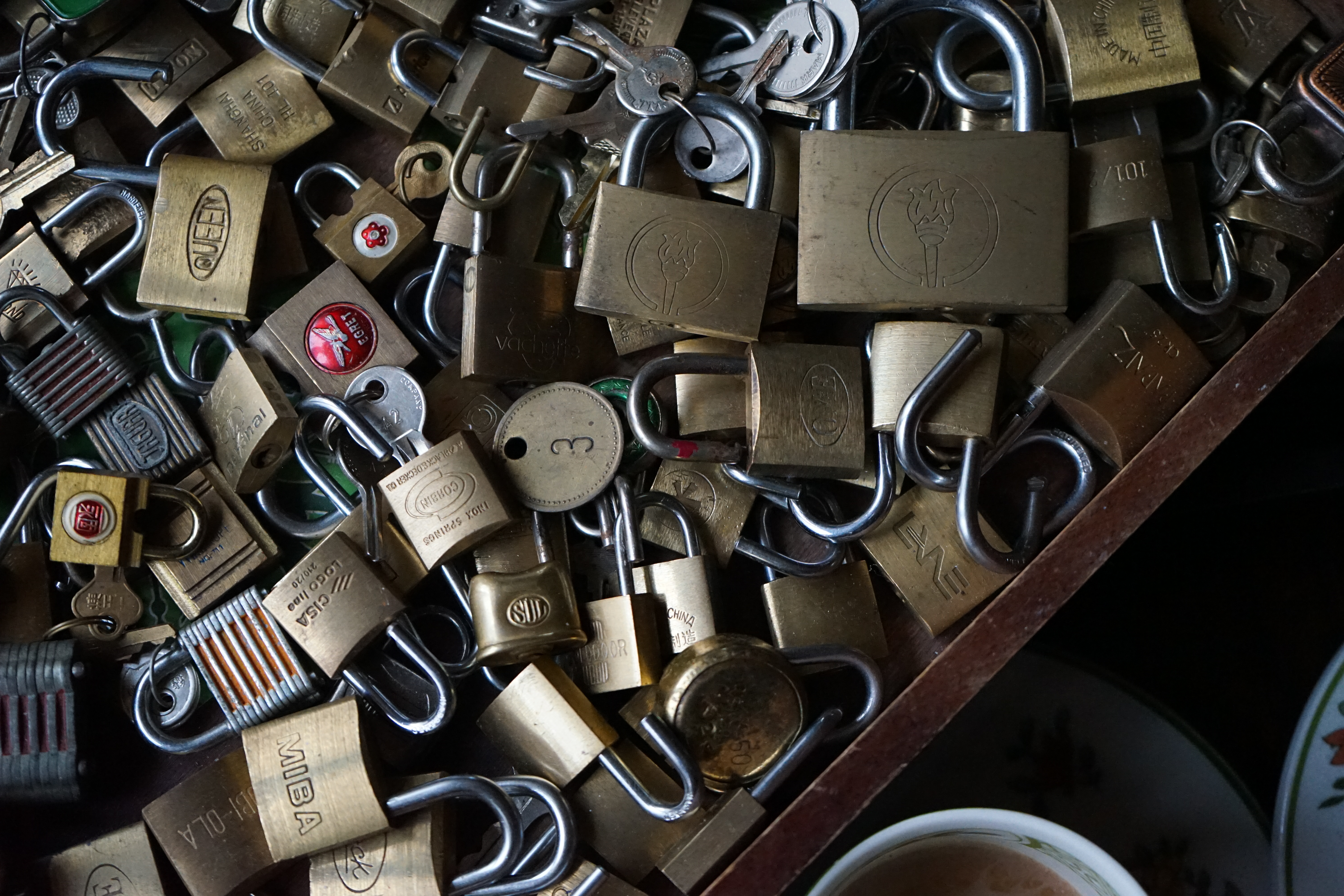 Mr. Smitz Hilfe für Leporello.us 𝔄𝔯𝔱𝔥𝔲𝔯 𝔅ü𝔥𝔩, 𝔄𝔯𝔱𝔥𝔲𝔯𝔪𝔢𝔦𝔰𝔱𝔢𝔯® HELLO Mr. Smitz, yes i am fine and the Stammtisch and the Counter is also fine too ! Der Nachläufer schreit vom Tresen: wieder der Ami oder watt ? WHAT Mr. Smitz you are not in good condition`s. Oh, Mr. Smith i`am sorry about this. What, your Leporello.us System is not running ? Yes, yes, OH, yes, Good, yes, yes the Spaghetticodler. Yes, i know. Computer, yes i know. Our Spaghetticodler, der amiga pc sit on the Counter and drink Helbing. Arthurmeister`Jukebox by You Tube im Hasenstübchen plays: Let`get it on, do you know Marvin Gay ? Oh, Arkadasch drinking today no Helbing ? No, he drinks GabiKo. Arthurmeister ? what ist GabiKo, i never hear from this. This is ganz billiger Korn, you Know. Like you Whisky ! No, Zwetschgenwater is more, more, better ! Heike IV cries from the counter: Alimente, not Alimentari, Giovanni. You know. The Scholischek is dancing. Yes, Yes, Mr. Smitz. Why Scholischek and Arkadasch dancing ? They hear from the old Rock-Ola Cem Karaca & die Kanaken. Mein " Deutscher Freund ", you know Mr. Smitz. Yes i will give them some Helbing. No, no, Mr. Smitz, for your Problem with the Spaghetti Codler you take my E - Mail Binärbomber@Binärbomber.de. The Jukebox play now Joy Flemming. Half-Breed. No, no Mr. Smitz, you are dumm. The Seo for this week is: Arthur Bühl, Made in Germany, born 1961, Detektiv aus Leidenschaft, die Leiden schaft. You get it ? Know i mußt helping on the Stammtisch for Lockpicking, a fucking ABUS Padlock. Tschüssing ! I say Ende for Telefon speaking und touch nothing that you can not pay ! Verzwetschget mit: ♥ Vokuhila, Friseur ♥ Schwäbischer Hengst, Zwetschgen Heini, Bühl er, Zwetschge, Google Earth, Mittelpunkt der Welt, Martinameisterin, Cartomanze, Scholischek, " HIGH NOON ! ". ♥ Parole Emil ! Verschlagwortet mit: Arthur Bühl, Arthurmeister®. Die SEO - Geister.de rufen: Buhl er Zwetschge, International Lockpicking, Google Earth, Earth Song, Schwäbischer Hengst und Sympathietraeger ! Verzwetschget mit: Arthur A. Bühl, Lockpicking, Deutscher Meister, Made in Germany, born 1961, in Stuttgart, Baden - Württemberg, is picking ABUS - Padlock, am Stammtisch ♥. Arthur Buehl, Arthurmeister raucht Roth - Händle Cigaretten aus der Stadt Lahr - Bühl, Schwarzwald, Black Forest. Die Damen trinken Rotkäppchen. Stößchen ! Mr. Smitz from Beverly Hills is calling. Arthurmeister speek to Mr. Smitz from the Playboy: Sorte Schwäbischer - Hengst.de is großfruchtig und süss ♥. No, only woman has Pflaumen. Yes, I will send greetings to your friend Friede Springer from the BILD et News, Hamburg. SEO für heute: Hasenstübchen, S - Bahn, Ohlsdorf, Am Hasenberge, Stanta Fu, Friedhof ! Vokuhila ♥ Zwetschgen - Heini, Parole Emil ! Arthur ♥ Schwäbischer Hengst, Buhl, Zwetschgen Heini, Artur, Buehl er, Zwetschge, Made in Germany, Born 1961, Sympathieträger, Google Earth, Mittelpunkt der Welt, Pflaumen, Arkadasch, Datschi, ♥ Martinameisterin, Cartomanze, Scholischek, " HIGH NOON ! ", ♥ ♥ Vokuhila ♥ Parole Emil ! Mr. Smitz und Jukebox, Grafik Banner erstes Sign, ist dann bei allen anderen auch so. Änderungen können gemacht werden. ♥ 𝔄𝔯𝔱𝔥𝔲𝔯 𝔅ü𝔥𝔩, 𝔄𝔯𝔱𝔥𝔲𝔯𝔪𝔢𝔦𝔰𝔱𝔢𝔯® Arthur Andreas Bühl, Made in Germany, born 1961, ist mehrfacher Deutscher Meister im Lockpicking. In dem Magazin WIRED wird er als " Master of the Universe " betitelt. Im Hasenstübchen stellt er seinen Leporello " Der Aufmacher ", vor und telefoniert mit Mr. Smitz, Beverly Hills from the News Paper PLAYBOY, USA. No, Mr. Smitz, the E - Mail is not Parole Emil, the E - Mail is called: PAROLE E-Mail.com. Mr. Smitz is laughing ! Take the romantic move. Yes, Mr. Smitz, with every beat of your heart. You know Engelbert ? Mr. Humperdinck ! This is the favorite song from Friede Springer from the BILD et, You know ? Arthurmeister`s Jukebox, YouTube, spielt Pointer Sisters: Slow Hand. Der Noagerlzutzler, der Scholischek und Raucher am Stammtisch können keine Padlocks öffnen. Deshalb müssen diese Spitzbuben an den Tresen. Die Glocke wird geläutet. Arthurmeister brüllt " OFFEN " ! Die Jukebox spielt jetzt Ina Müller - Dörp Reggae. Arthurmeister und Joe Asberry, der alte Basketballer von der NBA, stoßen miteinander an. Stößchen ! Stößchen schreit Martinameisterin. Santa Maria ! Tante Martina ! Mittlerweile spielt in der Jukebox Engelbert: A man without love. Die Stimmung steigt. Die KI in der Jukebox, der Rock - Ola, spielt nacheinander: Joy Flemming, Ata Canani, Deutsche Freunde, natürlich auch Cem Karaca und die Kanaken, Mein deutscher Freund, Alle Menschen dieser Erde. Nina Hagen spielt African Reggae, UB 40 - spielt Kingston Town. Jan Delay ist mit Irgendwie, Irgendwo, Irgendwann, Live und die BeeGees mit How deep is your love, dabei. Eddy Holman, Hey there lonely girl, bei Pink Floyd und bei den The Doors, Riders on the Storm tanzen die Gäste. Heike I drückt Harold Melvin & the Blue Notes This love I lost. T.S.O.P. The Sound Of Philadelphia und Hildegard Knef mit - Der alte Wolf, bringen die Menge zum kochen. Pelle dröhnt: Marmor Stein und Eisen bricht. Die Affen rasen durch den Wald. Die Five Tops: Warte auf das Glück, Kenny Rogers - You decorated my life, Reinhard Fendrich - Strada del sole, Sammy Davis jr. mit Mr. Bojangles live in Germany und Teddy Pendergrass - Turn off the lights sowie Julio Iglesias mit Diana Ross - All of you, bringt die Meute weiter zum toben. Die Polizei drückt Empire of the Sun - We are the people. Helen Ready singt Angie Baby. Bei Element of Crime steigert sich die Ekstase vom Mittelpunkt der Welt über die Straßenbahn des Todes zu Am Ende denk ich immer nur an Dich. Die Love Story - Andy Williams, ABBA mit Hasta Manana, runden die Sache ab. Hannenberger schmeißt bei Roger Whittaker - Abschied ist ein scharfes Schwert, alle RAUS ! Morgen ist 11 Uhr High NOON ! Dänen lügen nicht. ♥ Verschlagwortet mit: Arthur Bühl, Arthurmeister® Arthur ♥ Schwäbischer Hengst, Buhl, Zwetschgen Heini, Artur, Buehl er, Zwetschge, Made in Germany, Born 1961, Sympathieträger, Google Earth, Mittelpunkt der Welt, Pflaumen, Arkadasch, Datschi, ♥ Martinameisterin, Cartomanze, Scholischek, " HIGH NOON ! ", ♥ ♥ Vokuhila ♥ Parole Emil ! Zwetschge Mr. Smitz III ♥ 𝔄𝔯𝔱𝔥𝔲𝔯 𝔅ü𝔥𝔩, 𝔄𝔯𝔱𝔥𝔲𝔯𝔪𝔢𝔦𝔰𝔱𝔢𝔯® Mr. Smitz from Beverly Hills, USA, from the Playboy ring`s Arthur Bühl, Arthurmeister. Arthur is in the Hasenstübchen. Arthurmeister`s Jukebox play`s: You decoratet my Life. Mr. Smitz, I am not a Zwetschgenheini. You are a Maneater, an old Pflaumenfresser and a Pflaumenkernbeisser ! No, I am auch not Mr. Pflaumen Bühl ! Drink your Whisky slowly. In Germany is 11 a.m. " High Noon " and not Bunter Nachmittag. Yes, I am the Platzhirsch in our Rabbit, Bunny House. The Rock - Ola play`s: I can´t tell you why. Pinofrank trinkt Vino. Scholischek ruft: Sag dem alten Ami die Zeit von Andretti ist abgelaufen. Und eine von Scott Speed gibt es nicht. F1 Rudi ruft: Hockenheim is better than Indianapolis ! Radio-Eriwan.de von Mr. Arthur-Buehl@Radio-Eriwan.de, ges.gesch. dröhnt " Im Prinzip ja ", die Bühl er Zwetschgen sind sehr gut und süss. Arkadasch sagt die Erikli pasta von der Oma seiner Grandma ist perfekt. Giovanni palare prugna torta from the Grand Nonna is molto molto bene. No, No, Mr. Smitz, listen: The Mamsell from the Patsch Barracks buy the Zwetschgen from the Oma by the Vaihinger Wochenmarkt. She do the Zwetschgen without your plum Rock on one hundred pices of five Meter long Cake tray. All the GI`s from the Patsch and the Kelly eat this and say: Das schmeckt gut ! Der Scholischek ruft: Bühl, du alter Zwetschgenlutscher, ich fress nur Apfelkuchen. Mr. Smitz, you know Apple Cake ? My Geheimtipp for the Datschi is the Heslacher Waldheim. And i`ll give you another Tipp where i am going: to the " Schellenhof " , you know. This Stübchen work`s " Im Dienste der Gastlichkeit ". Yes, Yes, first Schnitzel und than Obacht; care: Zwetschgenpastete ! You know ! No Mr. Smitz, i am " Im Dienste der Wahrheitsfindung " unterwegs and i drink Kaffee. Mr. Smitz, you are besoffen. Yes, the UHU is also from the Stadt Bühl, Hermannstreet. No, No, you can`t with UHU stick a Pflaume. Du Depp. Uhu is für cheeky Amerikaner`s ! And don`t forget: The Zwetschgen Rock is: Pointer Sisters " Slow Hand ". No Mr. Smitz, this Whisky is not Pflaumenschnaps - this is Zwetschgenwater ! you know ! No, No, not like Helbing. Yes i know Amazon. No, they have no fresch Zwetschen for make Whisky. NO, No, bei Bühl is ab 21 Pflicht duty, You know ! Arthurmeister s Jukebox by You Tube play: The End of the World ! No, Giovanni, this Song ist not from Michael Jackson. It is from Skeeter Davis. Mr. Smitz, now is genug with the Gelaber. Yes I send you via Air Force from the Patsch Zwetschgen. They are called like a Spitz Name, you know Nickname of me: Schwäbischer Hengst ! No, only Woman has Pflaumen. The Rock - Ola play: Julio und Diana. " All of you !" So Mr. Smitz, now is Fofftein. Yes i make greetings for Friede Springer from the BILD et. Yes, Yes ! Arthurmeister`s Jukebox plays Pendergrass: Turn Off the Lights ! Asberry say: Tschüssing ! Vinofrank trinkt jetzt Helbing ! Die Glocke läutet ! Parole Emil, Sorte Schwäbischer Hengst !! Arthur-Buehl@Radio-Erwian.de, www.Radio-Eriwan.de is performed by the Performancekünstler Arthurmeister@Arthurmeister.de for the www.leporello.us, Mr.Smitz@Leporello.us SEO für heute: Arthur Bühl, Arthurmeister® Arthur ♥ Schwäbischer Hengst, Heini, Zwetschgen Hengst, Buhl, Artur, Buehl er, Zwetschge, Made in Germany, Born 1961, Sympathieträger, Google Earth, Mittelpunkt der Welt, Pflaumen, Arkadasch, Datschi, ♥ Martinameisterin, Cartomanze, Scholischek, " HIGH NOON ! ", ♥ ♥ Vokuhila, Friseur ♥ Parole Emil ! Mr. Smitz NEU My Friend Harvey Mr. Smitz calls Arthurmeister in the Hasenstübchen, the Rabbit Hall und Bunny House. Yes Mr. Smitz, yes, yes really ? your Friend Harvey the Bunny want`s to komm in the Hasenstübchen ?! Ey Arkadasch, Noagerlzutzler, ey Heike II und Nachläufer, ey Strigoy du alter Aufsitzer, Mr. Smitz ist asking, if he can bring his Bunny Harvey with him into the Hasenstübchen ? All the Trinker call laut: Friend Harvey ? really, it is no Problem. Our Bunny House ist eh schon ein Irrenhaus, you know a Madhouse. We can pick your Friend Harvey. Yes, Yes ! Der Objektleiter Hannenberger läßt für Mr. Smitz die Glocke läuten ! In Arthurmeister s Jukebox by You Tube spielt Pointer Sisters: " SLOW HAND ". Mr. Smitz, it is time for your Medication now. The Rock Ola play Umberto Tozzi, yo Caminare. Yes, yes, Mr. Smitz, yes I know, yes, yes ! Oh, so amusing. Greetings to the Bunny in Beverly Hills from your Playboy, Yes, Yes, Mr. Smitz: Mrs. Friede Springer from the New`s Paper BILD et is happy. Maybe she will come with her Harvey to the Rabbit Hall, you know ! Hannenberger läutet die Glocke: Helbing und Rotkäppchen. Yes, yes Mr. Smitz, Driver Dieter takes you and your Bunny Harvey from Fuhlsbüttel. Tschüssing, i`ll greating the Detektiv`s. Yes Mr. Smitz, yes, the SEO for today is: Schwäbischer Hengst, Käppchen, you know Black Forrest and the Patsch Barracks, Stammtisch, American Lock, offen, Öffnung ohne Schlüssel. 𝐕𝐞𝐫𝐬𝐜𝐡𝐥𝐚𝐠𝐰𝐨𝐫𝐭𝐞𝐭 𝐦𝐢𝐭: 𝐀𝐫𝐭𝐡𝐮𝐫 𝐁ü𝐡𝐥, 𝐭𝐡𝐞 𝐃𝐮𝐭𝐬𝐜𝐡 𝐨𝐩𝐞𝐧 𝐋𝐨𝐜𝐤𝐩𝐢𝐜𝐤𝐢𝐧𝐠 𝐂𝐡𝐚𝐦𝐩𝐢𝐨𝐧 ! 𝐅𝐫𝐨𝐦 𝐖𝐈𝐑𝐄𝐃. Ö𝐅𝐅𝐍𝐔𝐍𝐆 𝐎𝐇𝐍𝐄 𝐒𝐂𝐇𝐋Ü𝐒𝐒𝐄𝐋, 𝐋𝐢𝐧𝐤𝐞𝐝𝐢𝐧, 𝐓𝐰𝐢𝐭𝐭𝐞𝐫 𝐗. 𝐋𝐞𝐠𝐨 𝐁𝐢𝐥𝐥𝐮𝐧𝐝 𝐋𝐞𝐠𝐨𝐥𝐚𝐧𝐝