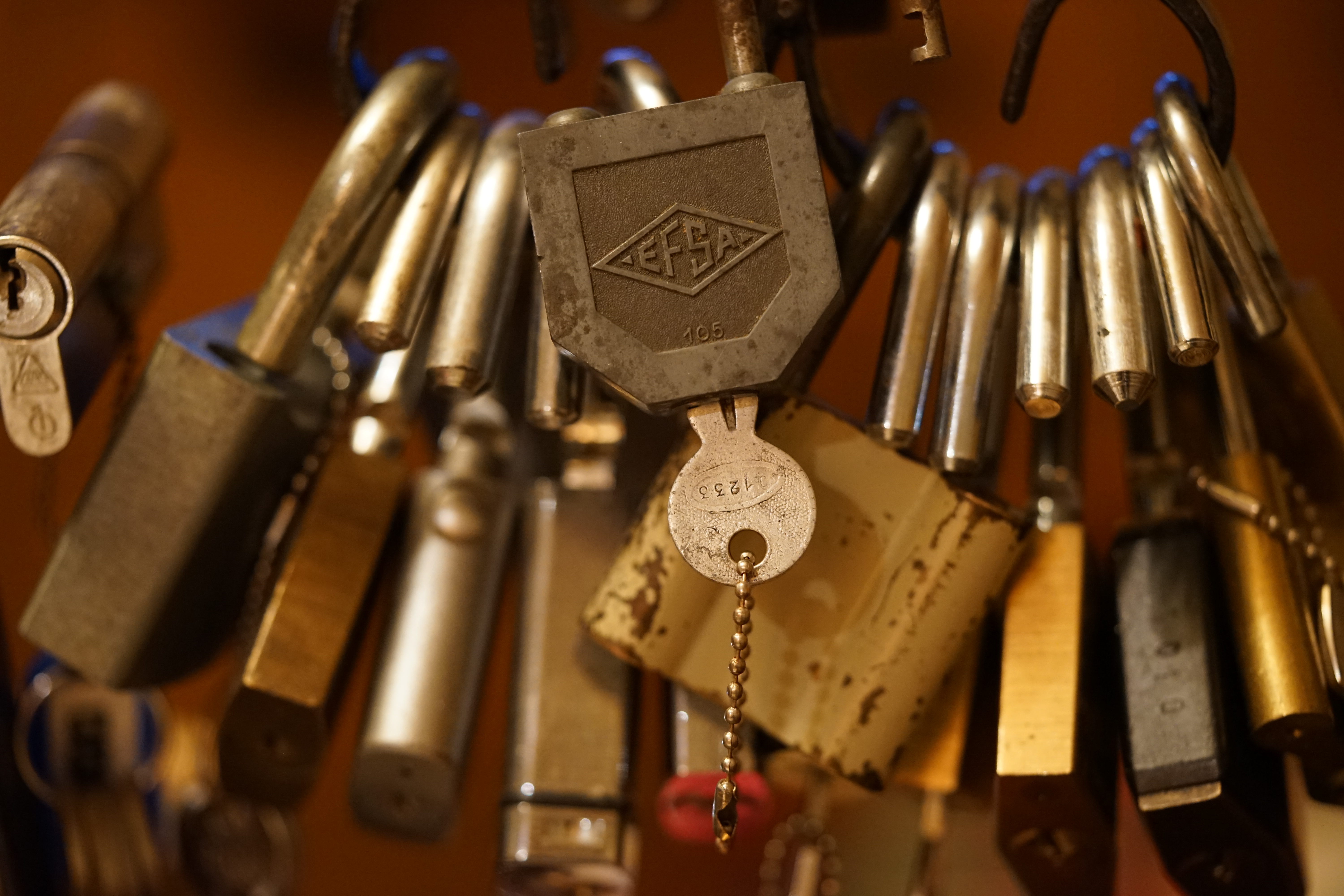 SEO born 1961 und Künstlername Arthurmeister ® Arthur A. Bühl, Made in Germany, born 1961 in Stuttgart, arbeitet seit 40 Jahren als Privatdetektiv und lebt in Hamburg. Er ist als Detektiv Mitglied in nationalen und internationalen Berufsverbänden. Unter dem Künstlernamen " Arthurmeister " erklärt Arthur Bühl Lockpicking; das zerstörungsfreie Öffnen von Schlössern und Schließzylindern. Der Ehrenkodex lautet: Öffne nur deine eigenen Schlösser. Fremde Schlösser dürfen nur mit Einwilligung des Eigentümers geöffnet werden. Herr Bühl wurde schon als Schlossknacker bezeichnet. Dies ist natürlich Quatsch, denn wenn man oder Frau z.B. ein Vorhangschloss knackt, so ist es kaputt und die Wettbewerber und Lockpickerkollegen können nicht mehr daran üben. Knacker benutzen einen Kuhfuß. Der mehrfache Deutsche Meister dagegen ein Pickset und es gilt: " Offen ist gut, schneller Offen ist besser ". Viel Spaß und Erfolg beim Üben. Von der Zeitschrift " WIRED " wurde Arthurmeister als Master of the Universe, betitelt. SEO für heute: Parole Emil ! Arthur Bühl, Sympathieträger.com, Präsident Pornomeister SARL. Die Anschrift lautet: Arthur A. Bühl, Postfach 605 145, 22 246 Hamburg. Die E - Mail lautet: Arthurmeister@Arthurmeister.de Tagged with: ABUS, Lock, Fahrradschloss, Fahrradhelm, Gliederkette, ABUS Granit, ABUS Profilzylinder, EVVA, MAGNET, ELZETT, Sperrfix.