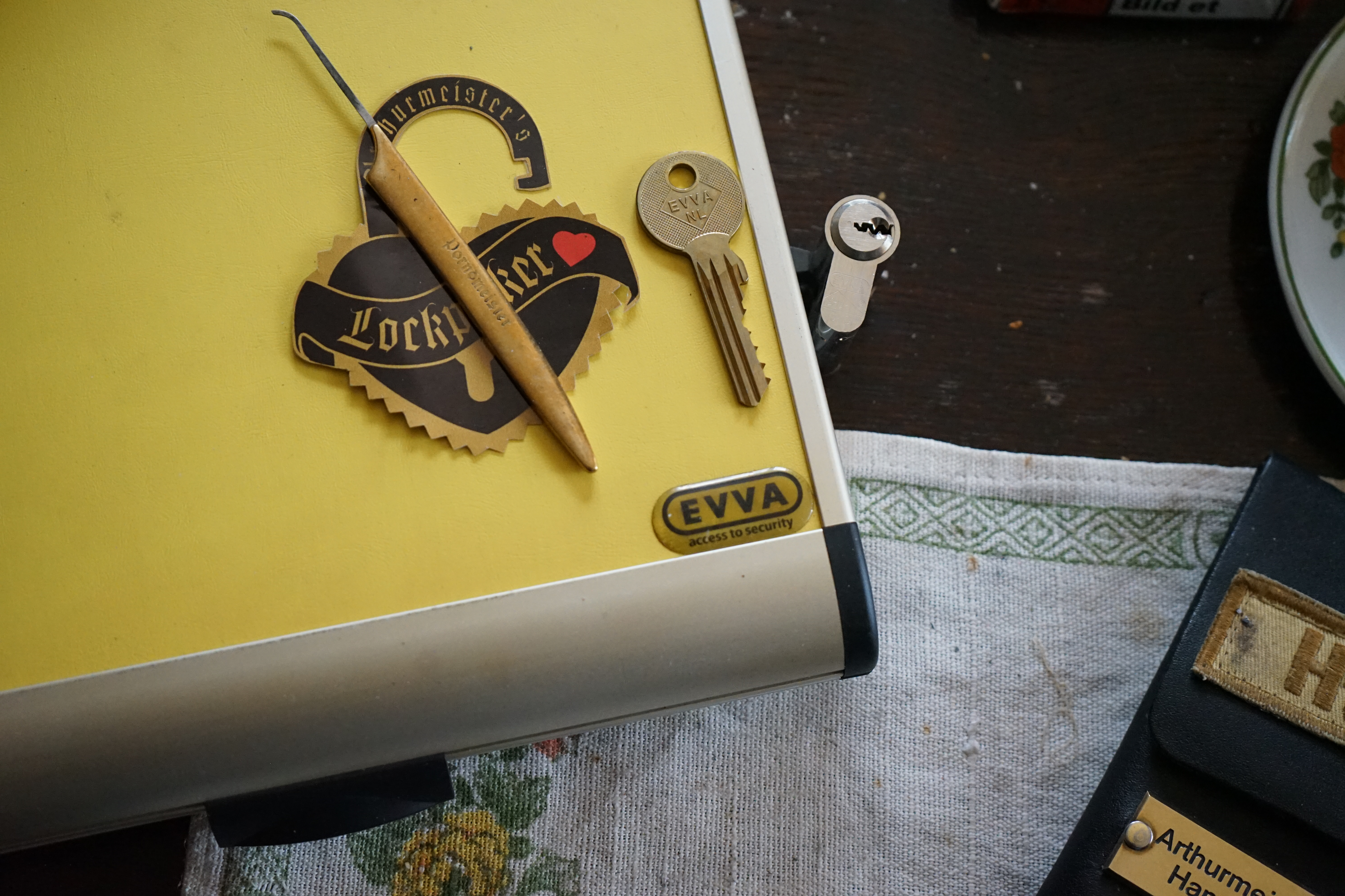 𝔄𝔯𝔱𝔥𝔲𝔯 𝔅ü𝔥𝔩, 𝔄𝔯𝔱𝔥𝔲𝔯𝔪𝔢𝔦𝔰𝔱𝔢𝔯® HELLO Mr. Smitz, yes i am fine and the Stammtisch and the Counter is also fine too ! Der Nachläufer schreit vom Tresen: wieder der Ami oder watt ? WHAT Mr. Smitz you are not in good condition`s. Oh, Mr. Smith i`am sorry about this. What, your Leporello.us System is not running ? Yes, yes, OH, yes, Good, yes, yes the Spaghetticodler. Yes, i know. Computer, yes i know. Our Spaghetticodler, der amiga pc sit on the Counter and drink Helbing. Arthurmeister`Jukebox by You Tube im Hasenstübchen plays: Let`get it on, do you know Marvin Gay ? Oh, Arkadasch drinking today no Helbing ? No, he drinks GabiKo. Arthurmeister ? what ist GabiKo, i never hear from this. This is ganz billiger Korn, you Know. Like you Whisky ! No, Zwetschgenwater is more, more, better ! Heike IV cries from the counter: Alimente, not Alimentari, Giovanni. You know. The Scholischek is dancing. Yes, Yes, Mr. Smitz. Why Scholischek and Arkadasch dancing ? They hear from the old Rock-Ola Cem Karaca & die Kanaken. Mein " Deutscher Freund ", you know Mr. Smitz. Yes i will give them some Helbing. No, no, Mr. Smitz, for your Problem with the Spaghetti Codler you take my E - Mail Binärbomber@Binärbomber.de. The Jukebox play now Joy Flemming. Half-Breed. No, no Mr. Smitz, you are dumm. The Seo for this week is: Arthur Bühl, Made in Germany, born 1961, Detektiv aus Leidenschaft, die Leiden schaft. You get it ? Know i mußt helping on the Stammtisch for Lockpicking, a fucking ABUS Padlock. Tschüssing ! I say Ende for Telefon speaking und touch nothing that you can not pay ! Verzwetschget mit: ♥ Vokuhila, Friseur ♥ Schwäbischer Hengst, Zwetschgen Heini, Bühl er, Zwetschge, Google Earth, Mittelpunkt der Welt, Martinameisterin, Cartomanze, Scholischek, " HIGH NOON ! ". ♥ Parole Emil ! Verschlagwortet mit: Arthur Bühl, Arthurmeister®. Die SEO - Geister.de rufen: Buhl er Zwetschge, International Lockpicking, Google Earth, Earth Song, Schwäbischer Hengst und Sympathietraeger ! Verzwetschget mit: Arthur A. Bühl, Lockpicking, Deutscher Meister, Made in Germany, born 1961, in Stuttgart, Baden - Württemberg, is picking ABUS - Padlock, am Stammtisch ♥. Arthur Buehl, Arthurmeister raucht Roth - Händle Cigaretten aus der Stadt Lahr - Bühl, Schwarzwald, Black Forest. Die Damen trinken Rotkäppchen. Stößchen ! Mr. Smitz from Beverly Hills is calling. Arthurmeister speek to Mr. Smitz from the Playboy: Sorte Schwäbischer - Hengst.de is großfruchtig und süss ♥. No, only woman has Pflaumen. Yes, I will send greetings to your friend Friede Springer from the BILD et News, Hamburg. SEO für heute: Hasenstübchen, S - Bahn, Ohlsdorf, Am Hasenberge, Stanta Fu, Friedhof ! Vokuhila ♥ Zwetschgen - Heini, Parole Emil ! Arthur ♥ Schwäbischer Hengst, Buhl, Zwetschgen Heini, Artur, Buehl er, Zwetschge, Made in Germany, Born 1961, Sympathieträger, Google Earth, Mittelpunkt der Welt, Pflaumen, Arkadasch, Datschi, ♥ Martinameisterin, Cartomanze, Scholischek, " HIGH NOON ! ", ♥ ♥ Vokuhila ♥ Parole Emil ! Mr. Smitz und Jukebox, Grafik Banner erstes Sign, ist dann bei allen anderen auch so. Änderungen können gemacht werden. ♥ 𝔄𝔯𝔱𝔥𝔲𝔯 𝔅ü𝔥𝔩, 𝔄𝔯𝔱𝔥𝔲𝔯𝔪𝔢𝔦𝔰𝔱𝔢𝔯® Arthur Andreas Bühl, Made in Germany, born 1961, ist mehrfacher Deutscher Meister im Lockpicking. In dem Magazin WIRED wird er als " Master of the Universe " betitelt. Im Hasenstübchen stellt er seinen Leporello " Der Aufmacher ", vor und telefoniert mit Mr. Smitz, Beverly Hills from the News Paper PLAYBOY, USA. No, Mr. Smitz, the E - Mail is not Parole Emil, the E - Mail is called: PAROLE E-Mail.com. Mr. Smitz is laughing ! Take the romantic move. Yes, Mr. Smitz, with every beat of your heart. You know Engelbert ? Mr. Humperdinck ! This is the favorite song from Friede Springer from the BILD et, You know ? Arthurmeister`s Jukebox, YouTube, spielt Pointer Sisters: Slow Hand. Der Noagerlzutzler, der Scholischek und Raucher am Stammtisch können keine Padlocks öffnen. Deshalb müssen diese Spitzbuben an den Tresen. Die Glocke wird geläutet. Arthurmeister brüllt " OFFEN " ! Die Jukebox spielt jetzt Ina Müller - Dörp Reggae. Arthurmeister und Joe Asberry, der alte Basketballer von der NBA, stoßen miteinander an. Stößchen ! Stößchen schreit Martinameisterin. Santa Maria ! Tante Martina ! Mittlerweile spielt in der Jukebox Engelbert: A man without love. Die Stimmung steigt. Die KI in der Jukebox, der Rock - Ola, spielt nacheinander: Joy Flemming, Ata Canani, Deutsche Freunde, natürlich auch Cem Karaca und die Kanaken, Mein deutscher Freund, Alle Menschen dieser Erde. Nina Hagen spielt African Reggae, UB 40 - spielt Kingston Town. Jan Delay ist mit Irgendwie, Irgendwo, Irgendwann, Live und die BeeGees mit How deep is your love, dabei. Eddy Holman, Hey there lonely girl, bei Pink Floyd und bei den The Doors, Riders on the Storm tanzen die Gäste. Heike I drückt Harold Melvin & the Blue Notes This love I lost. T.S.O.P. The Sound Of Philadelphia und Hildegard Knef mit - Der alte Wolf, bringen die Menge zum kochen. Pelle dröhnt: Marmor Stein und Eisen bricht. Die Affen rasen durch den Wald. Die Five Tops: Warte auf das Glück, Kenny Rogers - You decorated my life, Reinhard Fendrich - Strada del sole, Sammy Davis jr. mit Mr. Bojangles live in Germany und Teddy Pendergrass - Turn off the lights sowie Julio Iglesias mit Diana Ross - All of you, bringt die Meute weiter zum toben. Die Polizei drückt Empire of the Sun - We are the people. Helen Ready singt Angie Baby. Bei Element of Crime steigert sich die Ekstase vom Mittelpunkt der Welt über die Straßenbahn des Todes zu Am Ende denk ich immer nur an Dich. Die Love Story - Andy Williams, ABBA mit Hasta Manana, runden die Sache ab. Hannenberger schmeißt bei Roger Whittaker - Abschied ist ein scharfes Schwert, alle RAUS ! Morgen ist 11 Uhr High NOON ! Dänen lügen nicht. ♥ Verschlagwortet mit: Arthur Bühl, Arthurmeister® Arthur ♥ Schwäbischer Hengst, Buhl, Zwetschgen Heini, Artur, Buehl er, Zwetschge, Made in Germany, Born 1961, Sympathieträger, Google Earth, Mittelpunkt der Welt, Pflaumen, Arkadasch, Datschi, ♥ Martinameisterin, Cartomanze, Scholischek, " HIGH NOON ! ", ♥ ♥ Vokuhila ♥ Parole Emil ! Zwetschge Mr. Smitz III ♥ 𝔄𝔯𝔱𝔥𝔲𝔯 𝔅ü𝔥𝔩, 𝔄𝔯𝔱𝔥𝔲𝔯𝔪𝔢𝔦𝔰𝔱𝔢𝔯® Mr. Smitz from Beverly Hills, USA, from the Playboy ring`s Arthur Bühl, Arthurmeister. Arthur is in the Hasenstübchen. Arthurmeister`s Jukebox play`s: You decoratet my Life. Mr. Smitz, I am not a Zwetschgenheini. You are a Maneater, an old Pflaumenfresser and a Pflaumenkernbeisser ! No, I am auch not Mr. Pflaumen Bühl ! Drink your Whisky slowly. In Germany is 11 a.m. " High Noon " and not Bunter Nachmittag. Yes, I am the Platzhirsch in our Rabbit, Bunny House. The Rock - Ola play`s: I can´t tell you why. Pinofrank trinkt Vino. Scholischek ruft: Sag dem alten Ami die Zeit von Andretti ist abgelaufen. Und eine von Scott Speed gibt es nicht. F1 Rudi ruft: Hockenheim is better than Indianapolis ! Radio-Eriwan.de von Mr. Arthur-Buehl@Radio-Eriwan.de, ges.gesch. dröhnt " Im Prinzip ja ", die Bühl er Zwetschgen sind sehr gut und süss. Arkadasch sagt die Erikli pasta von der Oma seiner Grandma ist perfekt. Giovanni palare prugna torta from the Grand Nonna is molto molto bene. No, No, Mr. Smitz, listen: The Mamsell from the Patsch Barracks buy the Zwetschgen from the Oma by the Vaihinger Wochenmarkt. She do the Zwetschgen without your plum Rock on one hundred pices of five Meter long Cake tray. All the GI`s from the Patsch and the Kelly eat this and say: Das schmeckt gut ! Der Scholischek ruft: Bühl, du alter Zwetschgenlutscher, ich fress nur Apfelkuchen. Mr. Smitz, you know Apple Cake ? My Geheimtipp for the Datschi is the Heslacher Waldheim. And i`ll give you another Tipp where i am going: to the " Schellenhof " , you know. This Stübchen work`s " Im Dienste der Gastlichkeit ". Yes, Yes, first Schnitzel und than Obacht; care: Zwetschgenpastete ! You know ! No Mr. Smitz, i am " Im Dienste der Wahrheitsfindung " unterwegs and i drink Kaffee. Mr. Smitz, you are besoffen. Yes, the UHU is also from the Stadt Bühl, Hermannstreet. No, No, you can`t with UHU stick a Pflaume. Du Depp. Uhu is für cheeky Amerikaner`s ! And don`t forget: The Zwetschgen Rock is: Pointer Sisters " Slow Hand ". No Mr. Smitz, this Whisky is not Pflaumenschnaps - this is Zwetschgenwater ! you know ! No, No, not like Helbing. Yes i know Amazon. No, they have no fresch Zwetschen for make Whisky. NO, No, bei Bühl is ab 21 Pflicht duty, You know ! Arthurmeister s Jukebox by You Tube play: The End of the World ! No, Giovanni, this Song ist not from Michael Jackson. It is from Skeeter Davis. Mr. Smitz, now is genug with the Gelaber. Yes I send you via Air Force from the Patsch Zwetschgen. They are called like a Spitz Name, you know Nickname of me: Schwäbischer Hengst ! No, only Woman has Pflaumen. The Rock - Ola play: Julio und Diana. " All of you !" So Mr. Smitz, now is Fofftein. Yes i make greetings for Friede Springer from the BILD et. Yes, Yes ! Arthurmeister`s Jukebox plays Pendergrass: Turn Off the Lights ! Asberry say: Tschüssing ! Vinofrank trinkt jetzt Helbing ! Die Glocke läutet ! Parole Emil, Sorte Schwäbischer Hengst !! Arthur-Buehl@Radio-Erwian.de, www.Radio-Eriwan.de is performed by the Performancekünstler Arthurmeister@Arthurmeister.de for the www.leporello.us, Mr.Smitz@Leporello.us SEO für heute: Arthur Bühl, Arthurmeister® Arthur ♥ Schwäbischer Hengst, Heini, Zwetschgen Hengst, Buhl, Artur, Buehl er, Zwetschge, Made in Germany, Born 1961, Sympathieträger, Google Earth, Mittelpunkt der Welt, Pflaumen, Arkadasch, Datschi, ♥ Martinameisterin, Cartomanze, Scholischek, " HIGH NOON ! ", ♥ ♥ Vokuhila, Friseur ♥ Parole Emil ! Mr. Smitz NEU My Friend Harvey Mr. Smitz calls Arthurmeister in the Hasenstübchen, the Rabbit Hall und Bunny House. Yes Mr. Smitz, yes, yes really ? your Friend Harvey the Bunny want`s to komm in the Hasenstübchen ?! Ey Arkadasch, Noagerlzutzler, ey Heike II und Nachläufer, ey Strigoy du alter Aufsitzer, Mr. Smitz ist asking, if he can bring his Bunny Harvey with him into the Hasenstübchen ? All the Trinker call laut: Friend Harvey ? really, it is no Problem. Our Bunny House ist eh schon ein Irrenhaus, you know a Madhouse. We can pick your Friend Harvey. Yes, Yes ! Der Objektleiter Hannenberger läßt für Mr. Smitz die Glocke läuten ! In Arthurmeister s Jukebox by You Tube spielt Pointer Sisters: " SLOW HAND ". Mr. Smitz, it is time for your Medication now. The Rock Ola play Umberto Tozzi, yo Caminare. Yes, yes, Mr. Smitz, yes I know, yes, yes ! Oh, so amusing. Greetings to the Bunny in Beverly Hills from your Playboy, Yes, Yes, Mr. Smitz: Mrs. Friede Springer from the New`s Paper BILD et is happy. Maybe she will come with her Harvey to the Rabbit Hall, you know ! Hannenberger läutet die Glocke: Helbing und Rotkäppchen. Yes, yes Mr. Smitz, Driver Dieter takes you and your Bunny Harvey from Fuhlsbüttel. Tschüssing, i`ll greating the Detektiv`s. Yes Mr. Smitz, yes, the SEO for today is: Schwäbischer Hengst, Käppchen, you know Black Forrest and the Patsch Barracks, Stammtisch, American Lock, offen, Öffnung ohne Schlüssel. 𝐕𝐞𝐫𝐬𝐜𝐡𝐥𝐚𝐠𝐰𝐨𝐫𝐭𝐞𝐭 𝐦𝐢𝐭: 𝐀𝐫𝐭𝐡𝐮𝐫 𝐁ü𝐡𝐥, 𝐭𝐡𝐞 𝐃𝐮𝐭𝐬𝐜𝐡 𝐨𝐩𝐞𝐧 𝐋𝐨𝐜𝐤𝐩𝐢𝐜𝐤𝐢𝐧𝐠 𝐂𝐡𝐚𝐦𝐩𝐢𝐨𝐧 ! 𝐅𝐫𝐨𝐦 𝐖𝐈𝐑𝐄𝐃. Ö𝐅𝐅𝐍𝐔𝐍𝐆 𝐎𝐇𝐍𝐄 𝐒𝐂𝐇𝐋Ü𝐒𝐒𝐄𝐋, 𝐋𝐢𝐧𝐤𝐞𝐝𝐢𝐧, 𝐓𝐰𝐢𝐭𝐭𝐞𝐫 𝐗. 𝐋𝐞𝐠𝐨 𝐁𝐢𝐥𝐥𝐮𝐧𝐝 𝐋𝐞𝐠𝐨𝐥𝐚𝐧𝐝