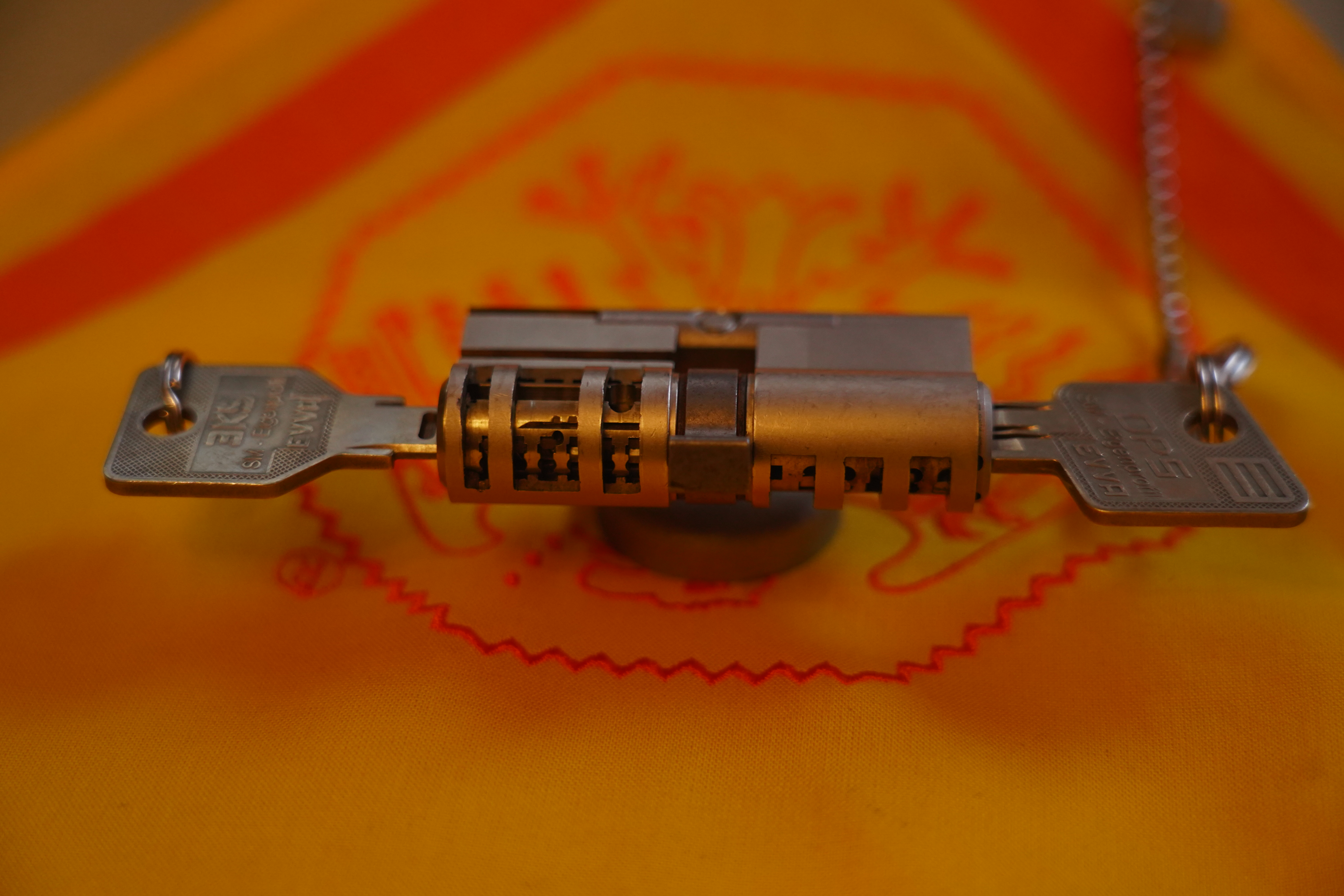 My Friend Harvey Mr. Smitz calls Arthurmeister in the Hasenstübchen, the Rabbit Hall und Bunny House. Yes Mr. Smitz, yes, yes really ? your Friend Harvey the Bunny want`s to komm in the Hasenstübchen ?! Ey Arkadasch, Noagerlzutzler, ey Heike II und Nachläufer, ey Strigoy du alter Aufsitzer, Mr. Smitz ist asking, if he can bring his Bunny Harvey with him into the Hasenstübchen ? All the Trinker call laut: Friend Harvey ? really, it is no Problem. Our Bunny House ist eh schon ein Irrenhaus, you know a Madhouse. We can pick your Friend Harvey. Yes, Yes ! Der Objektleiter Hannenberger läßt für Mr. Smitz die Glocke läuten ! In Arthurmeister s Jukebox by You Tube spielt Pointer Sisters: " SLOW HAND ". Mr. Smitz, it is time for your Medication now. The Rock Ola play Umberto Tozzi, yo Caminare. Yes, yes, Mr. Smitz, yes I know, yes, yes ! Oh, so amusing. Greetings to the Bunny in Beverly Hills from your Playboy, Yes, Yes, Mr. Smitz: Mrs. Friede Springer from the New`s Paper BILD et is happy. Maybe she will come with her Harvey to the Rabbit Hall, you know ! Hannenberger läutet die Glocke: Helbing und Rotkäppchen. Yes, yes Mr. Smitz, Driver Dieter takes you and your Bunny Harvey from Fuhlsbüttel. Tschüssing, i`ll greating the Detektiv`s. Yes Mr. Smitz, yes, the SEO for today is: Schwäbischer Hengst, Käppchen, you know Black Forrest and the Patsch Barracks, Stammtisch, American Lock, offen, Öffnung ohne Schlüssel. Parole Emil. 𝐕𝐞𝐫𝐬𝐜𝐡𝐥𝐚𝐠𝐰𝐨𝐫𝐭𝐞𝐭 𝐦𝐢𝐭: 𝐀𝐫𝐭𝐡𝐮𝐫 𝐁ü𝐡𝐥, 𝐭𝐡𝐞 𝐃𝐮𝐭𝐬𝐜𝐡 𝐨𝐩𝐞𝐧 𝐋𝐨𝐜𝐤𝐩𝐢𝐜𝐤𝐢𝐧𝐠 𝐂𝐡𝐚𝐦𝐩𝐢𝐨𝐧 ! 𝐅𝐫𝐨𝐦 𝐖𝐈𝐑𝐄𝐃. Ö𝐅𝐅𝐍𝐔𝐍𝐆 𝐎𝐇𝐍𝐄 𝐒𝐂𝐇𝐋Ü𝐒𝐒𝐄𝐋, 𝐋𝐢𝐧𝐤𝐞𝐝𝐢𝐧, 𝐓𝐰𝐢𝐭𝐭𝐞𝐫 𝐗. 𝐋𝐞𝐠𝐨 𝐁𝐢𝐥𝐥𝐮𝐧𝐝 𝐋𝐞𝐠𝐨𝐥𝐚𝐧𝐝