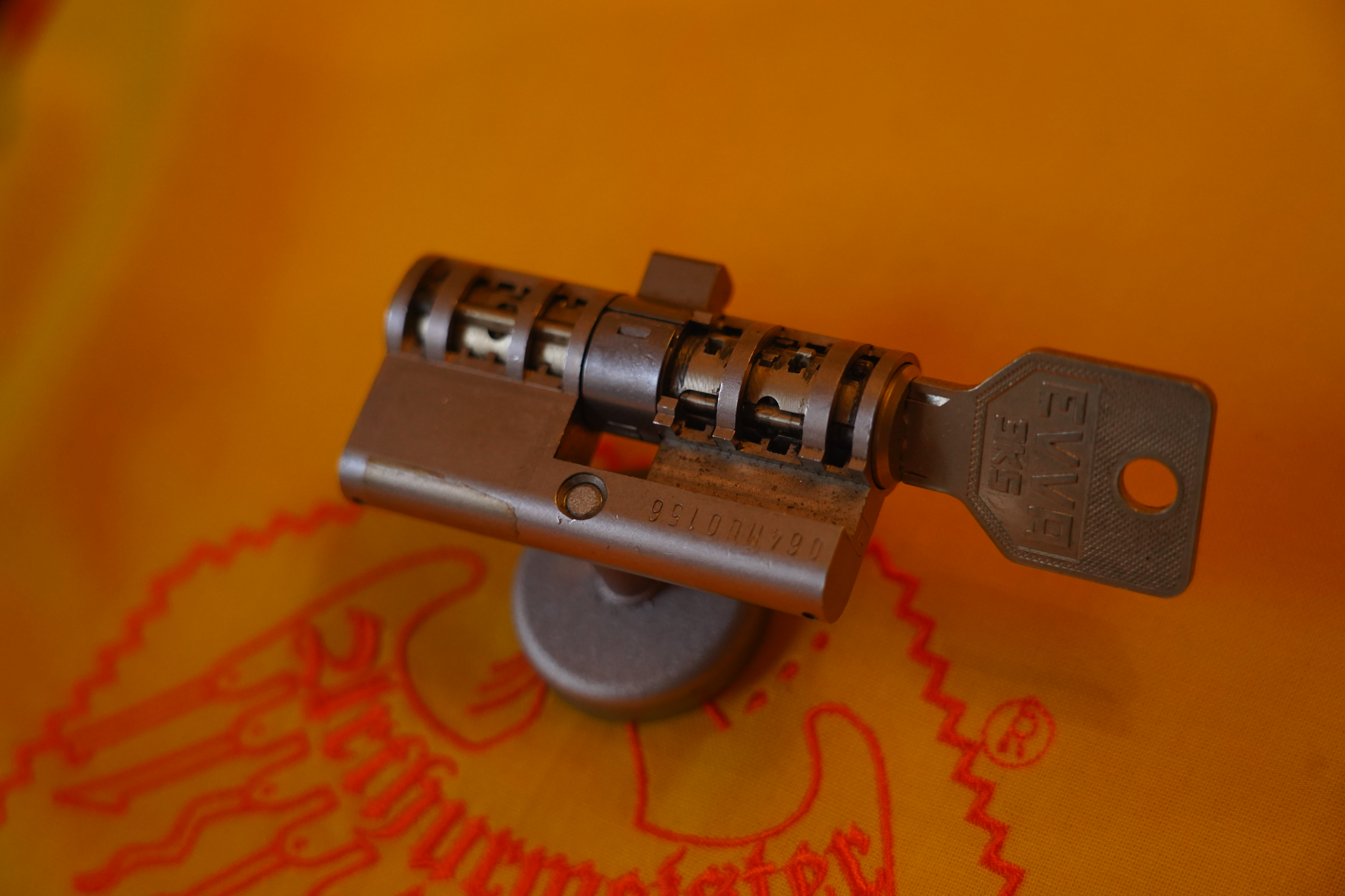 Arthurmeister007@gmail.com 𝔄𝔯𝔱𝔥𝔲𝔯 𝔅ü𝔥𝔩, 𝔄𝔯𝔱𝔥𝔲𝔯𝔪𝔢𝔦𝔰𝔱𝔢𝔯 ® Stück Davon schwarze Katze, Zwei Katzenkopf Schlösser Zunft, Schlosser, Zunftabzeichen, Wappen, Geselle, Anstecknadel, Verbandsabzeichen, Stück Davon. Die nicht alltägliche Form eines Truhenschlossen führte dazu, das man die Schlosser im Zunftleben scherzhaft ironisierend Katzenköpfe nannte. Der Spitzname erhielt sich durch die Jahrhunderte. Und der Katzenkopf wurde damit zu einem Symbol. Er erscheint auf der Anstecknadel, die heute der Schlosser als Verbandabzeichen tragen kann. Die auf der Nadel angebrachte Inschrift " Stück Davon " erklärt sich wie folgt: Der wandernde Schlossergeselle sprach bei einem Meister um Arbeit vor. Befragt, ob er das Handwerk verstünde, antwortete er: Stück Davon ! Die zwei Worte wiesen ihn in aller Bescheidenheit als Angehörigen der Zunft aus, der bereit sei noch weiter zu lernen. DoubleBrain ® SEO für heute: Barockschlüssel, Schmiedeeisen, Halme gedreht, Bärte geschnitten, Reiden aufgesetzt, Stahlschnitttechnik, Kapelleneingerichte, Schmiedeeisen, Hohldorn, Gesenk, Pflanzenmotiv, Wappentierschmuck, geschmiedet, gepunzt, Schlüsselgriff beidseitig, halbrelief, Bekrönung auf der einen Seite als männlicher auf der anderen als weiblicher Kopf, Löwenwappen, Delphine, Schwanzflosse, Stilelemente der Reaissance, profilierter Steckhalm, Gesenke und Reide ziseliert, Griffrand, Zwei Schlangen blau angelassen, Eisenblech, Schließblech, Türrahmen, Schlosskasten, Eisenkern, französisch, Zierdecke ausgehauen, eingehauen und getrieben, Rosette, Ringgriff, Rokoko und Schlüssel, eisernes Wiener Barock Hangschloss mit Spreitzfedernverschluss, gefeilt, geschnitten und ziseliert, flacher Steckschlüssel, Eisengrundplatte und zwei Engel mit Trompete, Posaune und Blumengeranke verziert. Figuren, Schmuck, Jagdszene, Empire, Möbelschlösser, Messingzierdecken, Witwerschlüssel, Schlüsselgewalt, Symbol, Sargschlüssel, Silberschlüssel, Hohldorn, Nachbildung, Kammerherrnschlüssel, Bronce, feuervergoldet, Emblem mit Initialien der weltlichen oder kirchlichen Fürsten versehen, die sie verliehen haben. Doppeladler, Reichsapfel, Zepter und Krone, Übergabeschlüssel, magische Stilelemente, östrerreichischer Kammerherrenschlüssel mit Doppeladler, Kordeln und Quasten, Wien, Hoflieferant, Mayestät, päbstlich, ungarisch, bayerisch, in Silber gegossen, Sinsheim, Hohldornschlösser mit Eisenriegeln, Gelenkschlüssel, einfacher Schieberiegel aus Holz, klappbare Doppelschlüssel aus Tirol, Rohrhülse, Bart, Tirol, Kreuz, Herz, Schlüsselgehänge, süddeutsch, Leder, gotisch, Bügel, Tabakspfeifenschlüssel, Schlossergeselle nach bestandener Prüfung, Schlüsselgeschenketui für die Braut: Bund mit fünf Zimmer, Möbel und Kassettenschlüsseln, in der Mitte Haustorschlüssel aus einem Stück geschmiedet, geschnitten und mit Stahlstangen handpoliert auf dem vierseitigen Gesenk in Schreibschrift " Deutsches Empire ", Dreipass, Jugendstil, Doppelrohr, Hauptportal der Jesuitenkirchen Sankt Michael, Der Hammerschlüssel für Weinkeller: der ziselierte aufgesetzte Hammer diente dem Küfner zum abklopfen der Fässer und zum öffnen der Spunde, Enstehungszeit, Hoftheater, bayrisches Nationaltheater in München, Zerstörung, Kunstschlosser, Fritz Nüssel, Heinrich Pankofer, Germany, wissenschaftlich, systematisch, Schlüsselexperte, Sammler, Privatsammlung, Schlüsselzentrale München, Fachmann für Sicherheitsfragen, sachkundig, Experte, versierter Restaurator, historischer Wert, handwerkliches Geschick und seine langjährige Berufserfahrung, Anerkennung, international, Fachmann nicht nur für die Technick von Schlüsseln und Schloss, auch für künstlerische und historische Fragen. Standardwerk Europa, Übersee, offizielle Stellen, Landeskriminalamt, Bundesanwaltschaft, Keltenschlüssel, Vorchristus, Witwenschlüssel, John F. Kennedy, Weisses Haus, Schlossmuseum Velbert, gut verpackt, Pullach, Erfinder und Auror, Leidenschaft, aufschlußreiches Werrk, Memoiren, Töchter, Emmi Seifert, Marlene Nüssel, Frau Anni, Kaminkehrer, Schwanthal, Freund und Helfer der Polizei, mein Leben, Gedichte, Kaffeveranstaltung, Nachbarschaftshilfe, Essen auf Rädern, Schlüsselfigur, tausend Stücke, Keltenzeit, Christus, Kelheim, Exemplare, Ausländische Lehrlinge, Brocken, wiegt fünf Kilo, Schmucksafe, Ludwig XV 1430, Brillianten, Verona, Eisenzeit, Ägypten, Hallstadtzeit, Salzkammergut, Hallstadt Gräberfeld, Epoche, Eisenverhüttung, Salzbergbau, Gerätschaften zu exportieren, geographischer Ort am Nordende des Neuenburger Sees in der Schweiz, Pfalbauten, auf festem Land angelegte Siedlung, europäische Eisenzeit, Kelten Indogermanischen Völkergruppe, Germanen, Rhein, kämperisch, expansionsbereit, Rom, Homer, Dichter, Jugendzeit, halbdunkel, erahnbar, zivisilatorische Dokumente, Dichtung, märchenhaft schöne Gestalt, Götter treten vor uns hin, denen die mittelmerisch kleinasiatische Menschheit Wirkungen und Tätigkeiten zugedacht hat, die diesen Fabelwesen für immer Kontur verliehen haben. So tritt der Schmiedegott Hephaistos lateinisch Vulkanos vor uns hin: Rußig und edel zugleich, genial erfinderisch, ein kunstreicher Handwerkegott. Der zu den 12 Hauptgöttern der griechisch römischen Antike erzählt wird. Jupiter, Himmel, hinabgstürtzt, Entfernung der Erde von den Sternen, Insel Lemlos, Hinkefuss, Gerechtigkeit, alte Fabeln, schöne und liebenswürdige, Eheweib, Museeum of fine Arts in Boston USA, Parmenides Lehrgedicht Balanos, Hammer, Amboss, Feuer, Wasser, glühend, Metall, Hammerschlag, Gußverfahren, gewünschte Form, Holz oder Kohle, warmgeschmiedet, grobkristallin, feinkörnig, Streck und Bruchgrenze, Plinius, samische Künstler, Erzguß, Keltenschlüssel, hochkant durch einen Schlitz in der Tür gesteckt, gedreht, bis er - nun waagrecht - in die Angriffe der im Riegel gelagerten Sperrklötze eingerastet: die Sperrklötze werden angehoben, der Riegel ist entsperrt und lässt sich mit einem ledernen Zugriemen von außen auf und zu ziehen. Griechenland, lakonisch, neues Prinzip, Schlüsselträger, Kaiserzeit, Würde, Statussymbol, Römer, die punische Kriegen das Metallhandelsmonopol an sich gebracht hatten verfügten in reichem Maße über Kupfer, Zink und Zinn. Verschlußriegel, Feder, Lochkanäle, Sperrstifte, entsichert, auf oder zugeschoben, Drehschlüssel, Hangschloss, Spreitzfeder, Kulturlandschaft, Kassetten, Truhen, Türen, Tiermaskendeckel, Pferdegstalt, arabisch, Vexier, indisch, Kugel, Grundform, Volldorn, Technische Feinheit, Eleganz, Zweckgebilde in den Händen von Menschen, die bemüht sind, mit einem rauhen, kriegerischen Leben fertig zu werden, Verteidigung, bedachte Architektur, spürbar, verschlossen, Zierlichkeit, Zeitläufe, Kultur, Willen und Werkstätten in Pompji und Herkulaneum, Wachsmodell Tonmantel gebrannt, schmilzt das Wachs glühend, Nachteil, römisches Imperium, desto länger, primitive Form, Spätantik, Karolingische Kunst, Fräkisches Adelsgeschlecht, Karl der Große, Triebfeder, Höfische und Kirchliche Kreise, Monumental Kunst, Klerikale Kreise, Kulturträger, Elfenbein, Goldschmied, Goldschmiedekunst, geistig - kulturelle Erhellung, Abendland, profunde Bedeutung, Ehefrau, häusliche Gewalt, Vertrauen, Brauch, Kirchweihtag, Steiermark, geweiht, Gnadenschlüssel, Petrus - Schlüssel, Apostel, Pilger, Schenkung, Pabst Pälagius, Gregor, König Alfons von Kastilien, König Alfred, romanischer Stil, schöpferische Kraft, Kunstgewerbe, Klöster, Kostbarkeiten, kunsthandwerklich, Verfeinerung, Raffiniertheit, Formenwelt, Alltag, Kleidung, Ritterrüstung, kraftvoll, primitiv, gotische Epoche, Jan van Eick, Grammatik, Lebensstil, geläutert, gültig, Opulenz der Kleidung, Materialwert, Charme, Sakral, Phantasie, Formensprache, feinsinnig, Steinmetz, Bescheidenheit, Portal, Notre - Dame, Paris, köstlich, kostbar, Mechanismus, Entsperrungsvorgang, Fischblasen, Kreuze, Drei - und Vierpass, grotesk, meisterlich, Handwerkszeug primitiv, Gewirre, Besatzung, Tropfen Öl, rein von Hand, Prochnov, Kunstschreiner, gesunde Männer, Michael Mann, Michael Mann Kästchen, Nürnberg, Augsburg, Fürth, Wörth, Riegelwerk, sauber geätzte und vergoltdete Büchsen und Pistolen aus Eisen. Doppelmeyer, Markgraf, erlassene Strafe, Spinnenschlösser, Deckelunterseite, figürlich, kunstfertigkeit, Schlüsselloch, größere Summen harten Geldes, raffiniert, Spielerei, Kuriusität, Zeugnis, Möbel, Bombast, Schwulst, Liebe, Zäsur, Dreißigjähriger Krieg, Mutter Courage, Armut, Schichten in Deutschland, Reformation, patetisch, Phänomen, Ornament, Pierre Frommerie, Sedan, Berlin, Ebenholz, Emaill, monumental, Signatur, Barock, Formenreichtum, gediegen, summarisch, mittelmäßig, Epochen, Werkleute, Halskette, Mayestät, Spanien, Revolution, Mittelalter, feierlich, Feind, Öffnung der Tore, Kapitulation, Schlüsselsoldat, Mitglied der päbstlichen Schweizer Garde, Pabstwappen, abfällige Bedeutung, Stadtwappen Tabackspfeife, Vierkant, Dolch, Pistolenschlüssel, geheime Nachrichten, Siegel, Hammerschlüssel für einen Weinkeller, Liebende, Angebetete, Ritter, Kreuzzug, Heiliges Land, Kreuzritter, Ehefrau, Märchen, arges oder schönes, es will scheinen, das eine Welt ohne Schlüssel nicht denkbar ist, Paris, Turenschloss, Schlossfalle, Konstruktion, Luxus, Verschwendungssucht, Kleinod, Brilliant, Maillard, König Stanislas, Ballkongitter, Pastellportrait, Museeum der Stadt Nancy, spirituell Sonnenkönig, Prinz Eugen von Savojen, den sublimen Geist seiner Epoche, General Feldmarschall Prinz Freund der Musen, Besieger der Türken, Zunftbuch, Balthasar, Gitter, Porzellan, hochkultiviert, Degengriff, Münchener Hof, Wittelsbach, Gesamtkunstwerk, Johann Joachim Winckelmann, Kleidermode, Reifrock, Schnürrleibchen, Wohnkultur, Neoklassizismus, Möbel, Chubb, Bramah, Inselstaat, Engländer, Ungarn, Italiener, Tossi, Yale, Hobbs, Aber die Bemühungen um immer neue vergrößerte Sicherheit im Bereich des Schlosses gingen weiter. Man glaubte vorübergehend das non plus ultra Sicherheitsschloss konstruiert zu haben und zwar kühn genug, Geldpreise für denjenigen auszusetzen, dem es gelingen würde, diese neuartigen Schlösser aufzusperren. Überraschend geschah das dank der Fertigkeit des Amerikaners Hobbs 1853. Seine Medtode des Aufsperrens ist in der Fachwelt als Hobbsches Öffnungsverfahren bekannt. Es wurde mit Erfolg publiziert, das Kriminelle Hinweise zum Öffnen der Sicherheitsschlösser erhielten. Linus Yale, Fallstiftriegelschlösser, der Ägypter, Assyrer, Babyloner, Yale Zylinder, C.E. Schulte in Velbert, Kromer Protector Schloss 1871, Hahn AG, Karl Zeiss, BKS, Boge und Kasten Solingen, Koloss von Roddos, Byzanz, Konstantinopel, Moschee, Kirche, Schlüsseltyp, Kaufmann, Herkunft, Herzblatt, Kurfürst, Alltagsgebrauch. Die Schönheit der Welt. Die Kraft, die menschlichen Schöpfergeist gewahr werden lässt. Die beiden Schlüssel in der Hand des heiligen Petrus geben diesem die Macht, die Pforten des Himmels zu öffnen. Der Schlüssel ist ein christliches Symbol, er ist aber auch das Inbild menschlichen Schöpfergeistes und als solches steht er in unmittelbarer Beziehung zu der Arbeitswelt des Sammlers Heinrich Pankofer. Doblebrain ® gibt vor: Mehr SEO ! ! ! 𝔄𝔯𝔱𝔥𝔲𝔯 𝔅ü𝔥𝔩, 𝔄𝔯𝔱𝔥𝔲𝔯𝔪𝔢𝔦𝔰𝔱𝔢𝔯 ® JOE ASBERRY Hey Joe " Asberry ", ruft F 1 Rudi vom Tresen, Prost und Stößchen ruft Heike III zum Stammtisch. Die Jukebox spielt in voller Lautstärke Mr. Bojangles. Arthurmeister, der Sympathieträger hat bay the way mit einem ABUS Padlock Joe`s Michael Air Jordan`s Basketball bag gesichert ! Auch der Michael Jordan mußte hier im Hasenstübchen das Basketball bouncing Verbot akzeptieren. Formel 1 Rudi schreit: Bouncing darf und kann hier nur ein Michael Schumacher. Die Cartomanze meint, ein Ralf Schumacher auch ! Prost Weizen, Stößchen, Käppchen, ASBERRY !!! Die Jukebox by Youtube spielt " Slow Hand ". Joe, du rascal belehre uns nicht schon wieder. Wir sind hier in der Rabbit Hall and smoking is good for your drunken head. Prosit, Cheer`s, Salute, Gin Gin, altüst, sante` und Viva ! Hoch die Tassen ! Am Tresen läutet die Glocke. Der Rotamint der blinkt. Drei Tage war der JOE krank, jetzt trinkt und raucht er wieder. Gott sei Dank ! Verschlagwortet mit: Arthur Bühl, Detektiv, the dutch open Lockpicking Champion ! From WIRED. ÖFFNUNG OHNE SCHLÜSSEL, Linkedin Joe Asberry, NBA, Twitter X. Basket Ball Bouncing Verbot, Arthurmeister, Raucher, Roth - Händle, Stadt Lahr - Bühl, Schwarzwald, Black Forest, Rötkäppchen you know Mr. Smitz, Sorte Schwäbischerhengst de is großfruchtig und süss wie UHU. Buhl er Zwetschge. No, only woman has Pflaumen ♥ Wappen Arthur Andreas Bühl, Flagge ! Wilhelm Busch ♥ 𝔄𝔯𝔱𝔥𝔲𝔯 𝔅ü𝔥𝔩, 𝔄𝔯𝔱𝔥𝔲𝔯𝔪𝔢𝔦𝔰𝔱𝔢𝔯 ® High Noon, elevener Clock, Hasenstübchen, HAM. In der Jukebox spielt: Pointer Sisters - Slow Hand, und der Tresen grölt, Arthurmeister with the Mastertouch. A Lover whit the Easy Touch ! Nochmals " Asberry " ! Hier herrscht Basketball Bouncing Verbot ! Wir sind hier nicht bei der NBA und du wirfst keinen Korb ! Du triffst den Korb ja nicht einmal. Am Tresen läutet die Glocke: Helbing und Stößchen ! Hey Pony ! Heike V drückt in Arthurmeister`s Jukebox: Die Affen rasen durch den Wald. Arthurmeister ruft: Parole Emil. Formula One Rudi grölt: Bouncing Verbot ! Asberry hat Bouncing Verbot ! Weizen ! Joe fragt Arthurmeister: Arthur my Friend, i need for my Basketball Friens from the NBA a instruction of Lockpicking. Arthur lacht: only wenn Michael Air Jordan und Michael Schuhmacher mitmachen. Pelle schreit vom Tresen: Schuhmacher ist ein Kannister Kopf. Pino kann ihn gerade noch daran hindern Marmor Stein und Eisen bricht zu drücken. Joe wünscht sich: Teddy Pendergrass - Turn Off the Lights… Ja Joe, es ist möglich eine solche Schulung auszurichten. Hierzu muß ich bei der Firma Amazon Lockpicking Set`s und Lockpicking Zubehör wie weitere Hook`s, Snakes, Rake`s und Tension Wrenches besorgen. Vorführmaterialien wie cut away Zylinder und Übungsschlösser habe ich parat. Ich zeige den E - Pick, und führe dir die Pick - Gun vor. 1 Schuss. Du verstehst. Prost ! Weizen, Stößchen`s, und Helbing für alle. Asberry und Bühl umarmen sich ! Sympathieträger halt ! In der Jukebox spielt: Element of Crime - Mittelpunkt der Welt… See You tomorrow, wir besprechen alles weitere wie: How to pick a Car. Verschlagwortet mit: Arthur Bühl, Arthurmeister® Arthur ♥ Schwäbischer Hengst, Buhl, Zwetschgen Heini, Arthur Bühl Wappen, Fahne, Buehl er Zwetschge, Made in Germany, Born 1961, Sympathieträger, Google Earth, Mittelpunkt der Welt, Pflaumen, Arkadasch, Datschi, ♥ Martinameisterin, Cartomanze, Scholischek, " HIGH NOON ! ", ♥ Vokuhila ♥ Parole Emil ! 𝔄𝔯𝔱𝔥𝔲𝔯 𝔅ü𝔥𝔩, 𝔄𝔯𝔱𝔥𝔲𝔯𝔪𝔢𝔦𝔰𝔱𝔢𝔯 ® Next Day: High Noon at 11 fer Clock: Joe Asberry der alte NBA Bouncer betritt das Hasenstübchen, ( HAM ) his Rabbit Hall ! In Arthurmeister`s Jukebox spielt: Nein nicht Hey Joe, sondern Aloe Blacc - I Need a Dollar ! Arthur Bühl spricht: gerade habe ich mit Mr. Smitz telefoniert. Joe: Smith ist ein Sammelbegriff wie Meier. Mr. Smitz you know, he is the CEO of the Magazin Playboy - Beverly Hills. Ja und der ist mein Freund. Den kenne ich über die BILD et. We have a Telefon call. Der Mr. Smitz hat dann den Mr. Jeff Bezon, ja du weißt schon, den vom Amazon Lieferservice angerufen. Er hat ihm erklärt daß ich mit dem NBA Bouncer Joe Asberry in Sachen Lockpicking einen Workshop machen möchte. Die Glocke läutet: Weizen, Helbing und Pony`s ! F 1 Rudi schreit am Tresen: Joe, laß dir lieber erklären wie du Scott Speed das laufen beibringst. Am Tresen wird es lauter: Minardi, Minardi, wir gewinnen nie ! Scott Speed, der Name geht im Gelächter unter. Pelle schreit: der Schuhmacher ist ein Kanister Kopf. Arthurmeister meint: let Michael pass for the Champions Chip ! Arthurmeister`s Jukebox spielt exclusive für Joe: Sammy Davis jr. - Mr. Bojangles ! Also Joe, der Smitz hat beim Bezos von Amazon angerufen, wir wollen einen Lockpicking Practical Kurs meistern. Der Bezos ist dann ins Amazon Head Quarter gefahren. Nein, nicht im Uber. F 1 Rudi schreit: Der Bezos fährt Ferrari. Scholischek meint: Maybach ! Also Joe, der schaut jetzt im Amazon Lager wie viele Lockpicking Tools und Jigglers er hat. Auch Pickset`s. Er sieht auch nach wie viele HPC, 2000 er Hook`s er hat. Lockpicker Beginner Sets von Majestic und Starter Sets von Mr. Peterson sagt er, hat er Massenweise auf Lager. Arkadasch sagt, sein Schwippschwager vom Neff Cousin und dessen Freund in Berlin - Kreuzberg könnten auch solche Pick Werkzeuge und Spanner herstellen. Die haben genug Schwarz Arbeiter. Die Sympathieträger Bühl und Asberry prosten sich genüsslich zu. Weizen ! Die Cartomanze die alte Kartenlegerin meint sie könne auch spooxe anrufen. Der Noagerlzutzler meint: Ihr Deppen, auf Berlin mußt du jahrelang warten. Heike IV ruft Stößchen ! Der Pino Frank lallt: Die Rautenfotzen bleiben für immer in der zweiten Liga. Joe ich bin mir sicher der hat auch Master bzw. Meister Lock`s. Die sind für eine Testrunde gut. Ja, die Dinger heißen Master Padlock ! OPEN ! Beer ! Nicht zu verwechseln mit Medeco ! Arthur läßt in der Jukebox im Bunny Hall TSOP spielen. The top Sound of Philladelphia ! Prost, Stößchen ! Pelle läutet auch die Glocke: Prost, Stößchen`s, Pony`s ! Dafür darf er auch für einen Heiermann: Heino - Caramba, Caracho ein Whisky drücken. Ja, Joe, aber kein Bouncing ! Der läßt die Sachen via Airforce Seattle to HAM liefern. Du weißt wie schnell Amazon liefert ! Sir Washi meint: Amazon sei so schnell wie Scott Speed. Alle lachen: Wenn er nicht wieder in die Mauer fährt ! Verschlagwortet mit: Arthur Bühl, Arthurmeister® Arthur ♥ Schwäbischer Hengst, Buhl, Zwetschgen Heini, Arthur Bühl, Wappen, FLagger, Buehl er Zwetschge, Made in Germany, Born 1961, Sympathieträger, Google Earth, Mittelpunkt der Welt, Pflaumen, Arkadasch, Datschi, ♥ Martinameisterin, Cartomanze, Scholischek, " HIGH NOON ! ", ♥ Vokuhila ♥ Parole Emil ! ! 𝔄𝔯𝔱𝔥𝔲𝔯 𝔅ü𝔥𝔩, 𝔄𝔯𝔱𝔥𝔲𝔯𝔪𝔢𝔦𝔰𝔱𝔢𝔯 ® 11.30 High Noon im Hasenstübchen. Der Hannenberger hat die Frikadellen fertig. Senf kommt aus dem Glas. In Arthurmeister`s Jukebox spielt: Santana - Fleur da Luna. Am Stammtisch diskutieren Bühl und Asberry über Lockpicking und Präsentationen: Arthurmeister erhält einen Anruf über die 007. OH, Mr. Smitz, nice to hear you from Beverly Hill`s. OH, What ! The Airplane from Jeff Bezos, Amazon is on HAM landed ! YES, Mr. Smitz, nice to hear this Song. Slowly Arthurmeister: There is a little Problem with the Custom. Mr. Smitz ! this is not really a Problem. HAM is four Minutes from the Hasenstübchen away. I will send Taxi - Dieter. He knows there a Hintereingang, a Backdoor, you know ! I call you back. Yes, yes, Außer Regen nicht viel gewesen. Greetings to Mr. Bezos. Tell him thank you for the Support. From Stammtisch too. Arthurmeister`s Jukebox spielt: Rucki - Zucki ! Die Frikadellen vom Hannenberger schmecken jetzt auch ohne Senf. Prost, Stößchen, Weizen, Helbing und für den Noagerlzutzler ein frisches vom Faß. Die Jukebox spielt: Die Five Tops - Warte auf das Glück ! 2 Stößchen später kommt Taxi Dieter zurück in den Bunny Hall ! Oh, OH, der Zoll, eH ! Als die mich gesehen haben war der Fisch geschuppt. Die haben mir beim Einladen geholfen. 5 Pakete a`50 Kilo ! Eine viertel Tonne. Ich durfte auch den Zoll zum Lockpicking Event einladen. Tragen helfen !! Stößchen, Pony, nö, heute Käppchen ! Die Jukebox spielt: Element of Crime - Am Ende denk ich immer nur an dich ! Mr. Smitz ! you are the best ! Greetings to all Smith in the USA. Yes, Yes, Mr. Smitz, Yes. I make greetings to Friede Springer from the BILD et; Ronzheimer too. Yes, Yes, und greetings for Mrs. Quandt. If Bezos will, i can show him on the Lockpicking Demonstration how easy he can pick a BMW whit a Key Blank. Yes, Yes, Mr. Smitz ! 3 Seconds ! OFFEN, OPEN, APERTO ! schreit Giovanni und will Chianti. Bei Fiat und Ferrari Modellen ist es so ähnlich. Bei manchen brauchst du aber ein polito, ja, Nagelfeile. Prost Chianti. Yes Mr. Smitz, die Ring bell`s, Hells Bells, die Glocke klingelt, you know ! We call in time. F 1 Rudi schreit: Hülkenberg ! Giovanni schreit: Giacomo Agostini ! Joe schreit: Scott Speed ! Arthurmeister`s Jukebox spielt: The Pointer Sisters - SLOW HAND, Arthurmeister the lover with the Mastertouch ! Arkadasch bekommt von Bühl Raki ericli Plum, Sorte Schwäbischer Hengst ! Prost Zwetschgenkönigin ! In der Vitrine von Arthur Andreas Bühl, Arthurmeister sind Schlösser, Padlocks, von ABUS, Master, BKS, CES, DOM, EVVA, Assa Abloy, Z Ikon, Kaba, Keso, ASSA, Winkhaus, Wilka, Trelock, Schmelting, Bode Panzer, Ancor Las, Drumm Geminy, Xylock, SEA, Medeco, Mul-T-Lock, Cut away, ABUS Granit, Pfaffenhain, E*S, ESS, Nemef, BAB, Babelsberg, Stasi, Diskus, WMF, Tesa, Vachette, Cisa, Wally, Rielda, Mottura, Viro, FAI, GeGe, Fichet, Bode Panzer, Tresor, Bramah, Protector, Braun`s Patent, Walomatus, Arolds, Combination Lock, Yale, Master, American Lock, Tubular, China, Indien, Aligarh, Nepal, Thailand, Zahlenschlösser, Himmelsschlüssel und noch vieles mehr, vorhanden. Alle Schliesszylinder sind Übungsmaterial für das Lockpicking. Schlagschlüssel sind auch dabei. Das Trabbi Tool, Stasi, natürlich auch. Das Wappen Arthur Andreas Bühl ist angebracht ! Die Flagge weht im Hasenstübchen. KI Satz zum Einfügen: Notiz: Alle SEO Texte wurden mittels einer ♥ KI ( Künstliche Intelligenz ) der Firma Doublebrain ®, ( ges. gesch. DPMA, Berlin, Reg.-Nr. 302022224017 ) ( Die E - Mail lautet: Doppelhirn@Doublebrain.de ) und doppeltem Helbing aus dem Leporello: " Arthurmeister Bühl und Bouncing Joe Asberry im Hasenstübchen ", generiert. Die Jukebox spielt: Loredana Bertè - E la luna bussò. Der Reggae Auftakt ! ♥