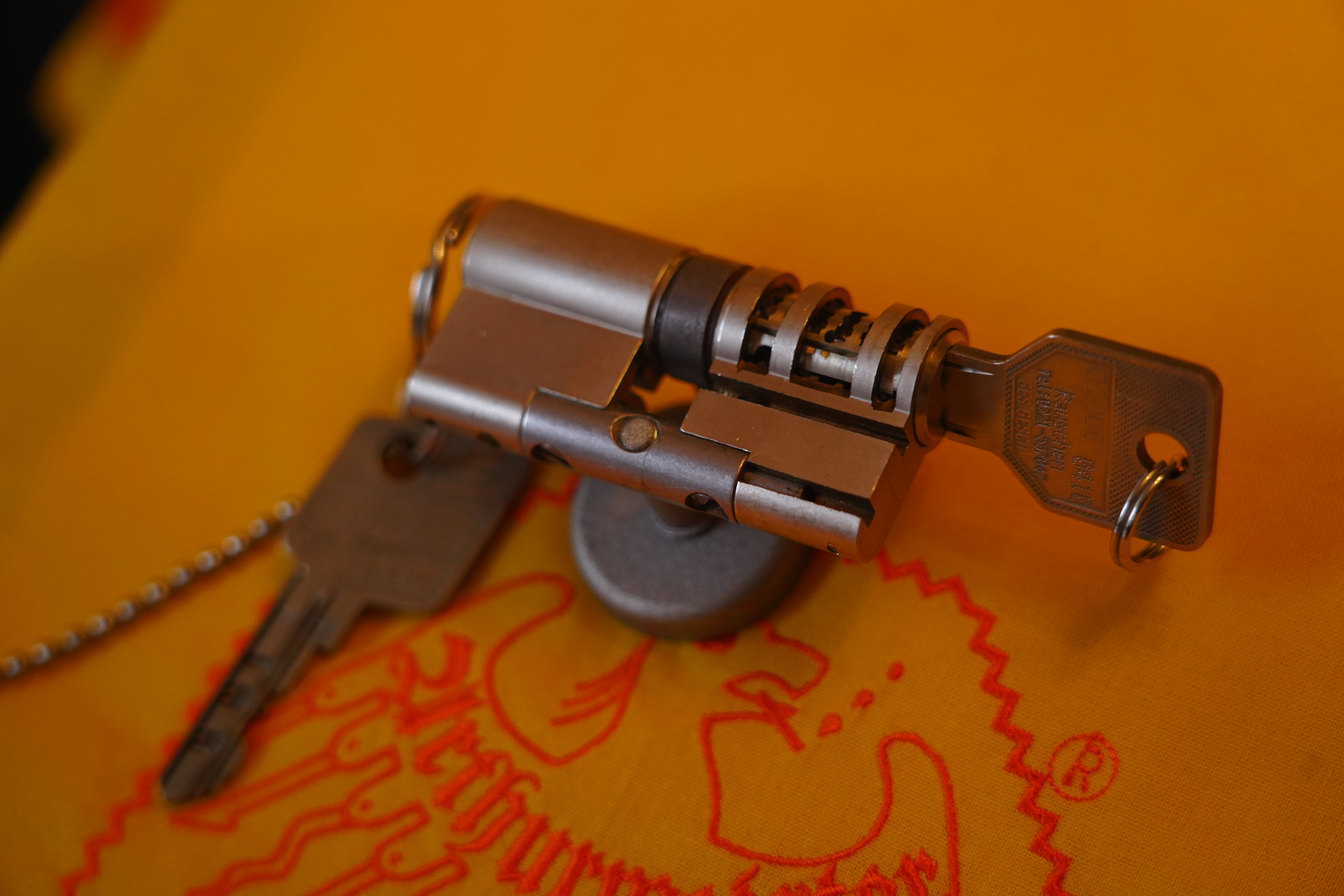 Mr. Smitz Hilfe für Leporello.us 𝔄𝔯𝔱𝔥𝔲𝔯 𝔅ü𝔥𝔩, 𝔄𝔯𝔱𝔥𝔲𝔯𝔪𝔢𝔦𝔰𝔱𝔢𝔯® HELLO Mr. Smitz, yes i am fine and the Stammtisch and the Counter is also fine too ! Der Nachläufer schreit vom Tresen: wieder der Ami oder watt ? WHAT Mr. Smitz you are not in good condition`s. Oh, Mr. Smith i`am sorry about this. What, your Leporello.us System is not running ? Yes, yes, OH, yes, Good, yes, yes the Spaghetticodler. Yes, i know. Computer, yes i know. Our Spaghetticodler, der amiga pc sit on the Counter and drink Helbing. Arthurmeister`Jukebox by You Tube im Hasenstübchen plays: Let`get it on, do you know Marvin Gay ? Oh, Arkadasch drinking today no Helbing ? No, he drinks GabiKo. Arthurmeister ? what ist GabiKo, i never hear from this. This is ganz billiger Korn, you Know. Like you Whisky ! No, Zwetschgenwater is more, more, better ! Heike IV cries from the counter: Alimente, not Alimentari, Giovanni. You know. The Scholischek is dancing. Yes, Yes, Mr. Smitz. Why Scholischek and Arkadasch dancing ? They hear from the old Rock-Ola Cem Karaca & die Kanaken. Mein " Deutscher Freund ", you know Mr. Smitz. Yes i will give them some Helbing. No, no, Mr. Smitz, for your Problem with the Spaghetti Codler you take my E - Mail Binärbomber@Binärbomber.de. The Jukebox play now Joy Flemming. Half-Breed. No, no Mr. Smitz, you are dumm. The Seo for this week is: Arthur Bühl, Made in Germany, born 1961, Detektiv aus Leidenschaft, die Leiden schaft. You get it ? Know i mußt helping on the Stammtisch for Lockpicking, a fucking ABUS Padlock. Tschüssing ! I say Ende for Telefon speaking und touch nothing that you can not pay ! Verzwetschget mit: ♥ Vokuhila, Friseur ♥ Schwäbischer Hengst, Zwetschgen Heini, Bühl er, Zwetschge, Google Earth, Mittelpunkt der Welt, Martinameisterin, Cartomanze, Scholischek, " HIGH NOON ! ". ♥ Parole Emil ! Verschlagwortet mit: Arthur Bühl, Arthurmeister®. Die SEO - Geister.de rufen: Buhl er Zwetschge, International Lockpicking, Google Earth, Earth Song, Schwäbischer Hengst und Sympathietraeger ! Verzwetschget mit: Arthur A. Bühl, Lockpicking, Deutscher Meister, Made in Germany, born 1961, in Stuttgart, Baden - Württemberg, is picking ABUS - Padlock, am Stammtisch ♥. Arthur Buehl, Arthurmeister raucht Roth - Händle Cigaretten aus der Stadt Lahr - Bühl, Schwarzwald, Black Forest. Die Damen trinken Rotkäppchen. Stößchen ! Mr. Smitz from Beverly Hills is calling. Arthurmeister speek to Mr. Smitz from the Playboy: Sorte Schwäbischer - Hengst.de is großfruchtig und süss ♥. No, only woman has Pflaumen. Yes, I will send greetings to your friend Friede Springer from the BILD et News, Hamburg. SEO für heute: Hasenstübchen, S - Bahn, Ohlsdorf, Am Hasenberge, Stanta Fu, Friedhof ! Vokuhila ♥ Zwetschgen - Heini, Parole Emil ! Arthur ♥ Schwäbischer Hengst, Buhl, Zwetschgen Heini, Artur, Buehl er, Zwetschge, Made in Germany, Born 1961, Sympathieträger, Google Earth, Mittelpunkt der Welt, Pflaumen, Arkadasch, Datschi, ♥ Martinameisterin, Cartomanze, Scholischek, " HIGH NOON ! ", ♥ ♥ Vokuhila ♥ Parole Emil ! Mr. Smitz und Jukebox, Grafik Banner erstes Sign, ist dann bei allen anderen auch so. Änderungen können gemacht werden. ♥ 𝔄𝔯𝔱𝔥𝔲𝔯 𝔅ü𝔥𝔩, 𝔄𝔯𝔱𝔥𝔲𝔯𝔪𝔢𝔦𝔰𝔱𝔢𝔯® Arthur Andreas Bühl, Made in Germany, born 1961, ist mehrfacher Deutscher Meister im Lockpicking. In dem Magazin WIRED wird er als " Master of the Universe " betitelt. Im Hasenstübchen stellt er seinen Leporello " Der Aufmacher ", vor und telefoniert mit Mr. Smitz, Beverly Hills from the News Paper PLAYBOY, USA. No, Mr. Smitz, the E - Mail is not Parole Emil, the E - Mail is called: PAROLE E-Mail.com. Mr. Smitz is laughing ! Take the romantic move. Yes, Mr. Smitz, with every beat of your heart. You know Engelbert ? Mr. Humperdinck ! This is the favorite song from Friede Springer from the BILD et, You know ? Arthurmeister`s Jukebox, YouTube, spielt Pointer Sisters: Slow Hand. Der Noagerlzutzler, der Scholischek und Raucher am Stammtisch können keine Padlocks öffnen. Deshalb müssen diese Spitzbuben an den Tresen. Die Glocke wird geläutet. Arthurmeister brüllt " OFFEN " ! Die Jukebox spielt jetzt Ina Müller - Dörp Reggae. Arthurmeister und Joe Asberry, der alte Basketballer von der NBA, stoßen miteinander an. Stößchen ! Stößchen schreit Martinameisterin. Santa Maria ! Tante Martina ! Mittlerweile spielt in der Jukebox Engelbert: A man without love. Die Stimmung steigt. Die KI in der Jukebox, der Rock - Ola, spielt nacheinander: Joy Flemming, Ata Canani, Deutsche Freunde, natürlich auch Cem Karaca und die Kanaken, Mein deutscher Freund, Alle Menschen dieser Erde. Nina Hagen spielt African Reggae, UB 40 - spielt Kingston Town. Jan Delay ist mit Irgendwie, Irgendwo, Irgendwann, Live und die BeeGees mit How deep is your love, dabei. Eddy Holman, Hey there lonely girl, bei Pink Floyd und bei den The Doors, Riders on the Storm tanzen die Gäste. Heike I drückt Harold Melvin & the Blue Notes This love I lost. T.S.O.P. The Sound Of Philadelphia und Hildegard Knef mit - Der alte Wolf, bringen die Menge zum kochen. Pelle dröhnt: Marmor Stein und Eisen bricht. Die Affen rasen durch den Wald. Die Five Tops: Warte auf das Glück, Kenny Rogers - You decorated my life, Reinhard Fendrich - Strada del sole, Sammy Davis jr. mit Mr. Bojangles live in Germany und Teddy Pendergrass - Turn off the lights sowie Julio Iglesias mit Diana Ross - All of you, bringt die Meute weiter zum toben. Die Polizei drückt Empire of the Sun - We are the people. Helen Ready singt Angie Baby. Bei Element of Crime steigert sich die Ekstase vom Mittelpunkt der Welt über die Straßenbahn des Todes zu Am Ende denk ich immer nur an Dich. Die Love Story - Andy Williams, ABBA mit Hasta Manana, runden die Sache ab. Hannenberger schmeißt bei Roger Whittaker - Abschied ist ein scharfes Schwert, alle RAUS ! Morgen ist 11 Uhr High NOON ! Dänen lügen nicht. ♥ Verschlagwortet mit: Arthur Bühl, Arthurmeister® Arthur ♥ Schwäbischer Hengst, Buhl, Zwetschgen Heini, Artur, Buehl er, Zwetschge, Made in Germany, Born 1961, Sympathieträger, Google Earth, Mittelpunkt der Welt, Pflaumen, Arkadasch, Datschi, ♥ Martinameisterin, Cartomanze, Scholischek, " HIGH NOON ! ", ♥ ♥ Vokuhila ♥ Parole Emil ! Zwetschge Mr. Smitz III ♥ 𝔄𝔯𝔱𝔥𝔲𝔯 𝔅ü𝔥𝔩, 𝔄𝔯𝔱𝔥𝔲𝔯𝔪𝔢𝔦𝔰𝔱𝔢𝔯® Mr. Smitz from Beverly Hills, USA, from the Playboy ring`s Arthur Bühl, Arthurmeister. Arthur is in the Hasenstübchen. Arthurmeister`s Jukebox play`s: You decoratet my Life. Mr. Smitz, I am not a Zwetschgenheini. You are a Maneater, an old Pflaumenfresser and a Pflaumenkernbeisser ! No, I am auch not Mr. Pflaumen Bühl ! Drink your Whisky slowly. In Germany is 11 a.m. " High Noon " and not Bunter Nachmittag. Yes, I am the Platzhirsch in our Rabbit, Bunny House. The Rock - Ola play`s: I can´t tell you why. Pinofrank trinkt Vino. Scholischek ruft: Sag dem alten Ami die Zeit von Andretti ist abgelaufen. Und eine von Scott Speed gibt es nicht. F1 Rudi ruft: Hockenheim is better than Indianapolis ! Radio-Eriwan.de von Mr. Arthur-Buehl@Radio-Eriwan.de, ges.gesch. dröhnt " Im Prinzip ja ", die Bühl er Zwetschgen sind sehr gut und süss. Arkadasch sagt die Erikli pasta von der Oma seiner Grandma ist perfekt. Giovanni palare prugna torta from the Grand Nonna is molto molto bene. No, No, Mr. Smitz, listen: The Mamsell from the Patsch Barracks buy the Zwetschgen from the Oma by the Vaihinger Wochenmarkt. She do the Zwetschgen without your plum Rock on one hundred pices of five Meter long Cake tray. All the GI`s from the Patsch and the Kelly eat this and say: Das schmeckt gut ! Der Scholischek ruft: Bühl, du alter Zwetschgenlutscher, ich fress nur Apfelkuchen. Mr. Smitz, you know Apple Cake ? My Geheimtipp for the Datschi is the Heslacher Waldheim. And i`ll give you another Tipp where i am going: to the " Schellenhof " , you know. This Stübchen work`s " Im Dienste der Gastlichkeit ". Yes, Yes, first Schnitzel und than Obacht; care: Zwetschgenpastete ! You know ! No Mr. Smitz, i am " Im Dienste der Wahrheitsfindung " unterwegs and i drink Kaffee. Mr. Smitz, you are besoffen. Yes, the UHU is also from the Stadt Bühl, Hermannstreet. No, No, you can`t with UHU stick a Pflaume. Du Depp. Uhu is für cheeky Amerikaner`s ! And don`t forget: The Zwetschgen Rock is: Pointer Sisters " Slow Hand ". No Mr. Smitz, this Whisky is not Pflaumenschnaps - this is Zwetschgenwater ! you know ! No, No, not like Helbing. Yes i know Amazon. No, they have no fresch Zwetschen for make Whisky. NO, No, bei Bühl is ab 21 Pflicht duty, You know ! Arthurmeister s Jukebox by You Tube play: The End of the World ! No, Giovanni, this Song ist not from Michael Jackson. It is from Skeeter Davis. Mr. Smitz, now is genug with the Gelaber. Yes I send you via Air Force from the Patsch Zwetschgen. They are called like a Spitz Name, you know Nickname of me: Schwäbischer Hengst ! No, only Woman has Pflaumen. The Rock - Ola play: Julio und Diana. " All of you !" So Mr. Smitz, now is Fofftein. Yes i make greetings for Friede Springer from the BILD et. Yes, Yes ! Arthurmeister`s Jukebox plays Pendergrass: Turn Off the Lights ! Asberry say: Tschüssing ! Vinofrank trinkt jetzt Helbing ! Die Glocke läutet ! Parole Emil, Sorte Schwäbischer Hengst !! Arthur-Buehl@Radio-Erwian.de, www.Radio-Eriwan.de is performed by the Performancekünstler Arthurmeister@Arthurmeister.de for the www.leporello.us, Mr.Smitz@Leporello.us SEO für heute: Arthur Bühl, Arthurmeister® Arthur ♥ Schwäbischer Hengst, Heini, Zwetschgen Hengst, Buhl, Artur, Buehl er, Zwetschge, Made in Germany, Born 1961, Sympathieträger, Google Earth, Mittelpunkt der Welt, Pflaumen, Arkadasch, Datschi, ♥ Martinameisterin, Cartomanze, Scholischek, " HIGH NOON ! ", ♥ ♥ Vokuhila, Friseur ♥ Parole Emil ! Mr. Smitz NEU My Friend Harvey Mr. Smitz calls Arthurmeister in the Hasenstübchen, the Rabbit Hall und Bunny House. Yes Mr. Smitz, yes, yes really ? your Friend Harvey the Bunny want`s to komm in the Hasenstübchen ?! Ey Arkadasch, Noagerlzutzler, ey Heike II und Nachläufer, ey Strigoy du alter Aufsitzer, Mr. Smitz ist asking, if he can bring his Bunny Harvey with him into the Hasenstübchen ? All the Trinker call laut: Friend Harvey ? really, it is no Problem. Our Bunny House ist eh schon ein Irrenhaus, you know a Madhouse. We can pick your Friend Harvey. Yes, Yes ! Der Objektleiter Hannenberger läßt für Mr. Smitz die Glocke läuten ! In Arthurmeister s Jukebox by You Tube spielt Pointer Sisters: " SLOW HAND ". Mr. Smitz, it is time for your Medication now. The Rock Ola play Umberto Tozzi, yo Caminare. Yes, yes, Mr. Smitz, yes I know, yes, yes ! Oh, so amusing. Greetings to the Bunny in Beverly Hills from your Playboy, Yes, Yes, Mr. Smitz: Mrs. Friede Springer from the New`s Paper BILD et is happy. Maybe she will come with her Harvey to the Rabbit Hall, you know ! Hannenberger läutet die Glocke: Helbing und Rotkäppchen. Yes, yes Mr. Smitz, Driver Dieter takes you and your Bunny Harvey from Fuhlsbüttel. Tschüssing, i`ll greating the Detektiv`s. Yes Mr. Smitz, yes, the SEO for today is: Schwäbischer Hengst, Käppchen, you know Black Forrest and the Patsch Barracks, Stammtisch, American Lock, offen, Öffnung ohne Schlüssel. 𝐕𝐞𝐫𝐬𝐜𝐡𝐥𝐚𝐠𝐰𝐨𝐫𝐭𝐞𝐭 𝐦𝐢𝐭: 𝐀𝐫𝐭𝐡𝐮𝐫 𝐁ü𝐡𝐥, 𝐭𝐡𝐞 𝐃𝐮𝐭𝐬𝐜𝐡 𝐨𝐩𝐞𝐧 𝐋𝐨𝐜𝐤𝐩𝐢𝐜𝐤𝐢𝐧𝐠 𝐂𝐡𝐚𝐦𝐩𝐢𝐨𝐧 ! 𝐅𝐫𝐨𝐦 𝐖𝐈𝐑𝐄𝐃. Ö𝐅𝐅𝐍𝐔𝐍𝐆 𝐎𝐇𝐍𝐄 𝐒𝐂𝐇𝐋Ü𝐒𝐒𝐄𝐋, 𝐋𝐢𝐧𝐤𝐞𝐝𝐢𝐧, 𝐓𝐰𝐢𝐭𝐭𝐞𝐫 𝐗. 𝐋𝐞𝐠𝐨 𝐁𝐢𝐥𝐥𝐮𝐧𝐝 𝐋𝐞𝐠𝐨𝐥𝐚𝐧𝐝