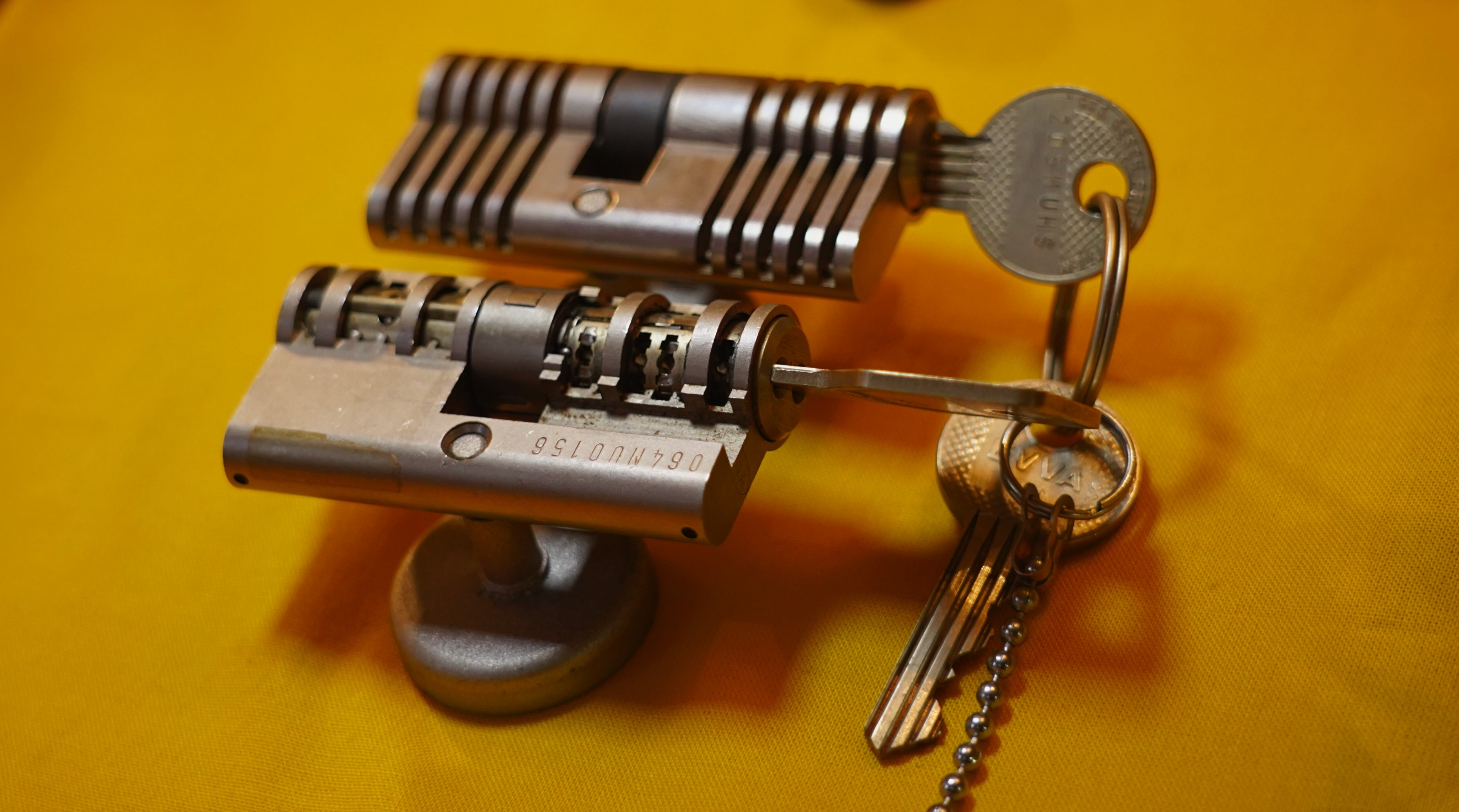 LOTTO 𝔄𝔯𝔱𝔥𝔲𝔯 𝔅ü𝔥𝔩, 𝔄𝔯𝔱𝔥𝔲𝔯𝔪𝔢𝔦𝔰𝔱𝔢𝔯® Samstag 11 Uhr, a.m, " HIGH NOON ". Arthurmeister und die Cartomanze sitzen am Stammtisch im Hasenstübchen, Fuhlsbüttel. Aus der Jukebox by You Tube, der alten Rock-Ola schallt von Element of Crime: Das Hasenstübchern ist der " Mittekpunkt der Welt ". Die zwanzig Mittrinker am Counter schallen mit: Im Lotto spielst du immer nur; die Zahlen zwischen fünf und zehn; und als Zusatzzahl dein Lebensalter; denn als Lottospieler sagst du; darf man höchstens 49 Jahre alt sein; später wäre es schade um das Geld ! Wo DEINE Füße stehen ist der " MITTELPUNKT DER WELT ". Driver Dieter fährt mit Scholischek und Arkadasch zur Annahmestelle ! Verschlagwortet mit: Arthur Bühl, Arthurmeister® Arthur ♥ Schwäbischer Hengst, Buhl, Zwetschgen Heini, Artur, Buehl er, Zwetschge, Made in Germany, Born 1961, Sympathieträger, Google Earth, Mittelpunkt der Welt, Pflaumen, Arkadasch, Datschi, ♥ Martinameisterin, Cartomanze, Scholischek, " HIGH NOON ! ", ♥ ♥ Vokuhila ♥ Parole Emil ! LOTTO II 𝔄𝔯𝔱𝔥𝔲𝔯 𝔅ü𝔥𝔩, 𝔄𝔯𝔱𝔥𝔲𝔯𝔪𝔢𝔦𝔰𝔱𝔢𝔯® Samstag 11 Uhr, a.m. " HIGH NOON ". Arthurmeister und die Cartomanze sitzen am Stammtisch im Hasenstübchen, Hamburg - Fuhlsbüttel. Aus Arthurmeister`s Jukebox by You Tube, der alten Rock -Ola schallt von Element of Crime: Das Hasenstübchen ist der " Mittelpunkt der Welt ". Die zwanzig Trinker am Counter schallen mit: " Im Lotto spielst du immer nur die Zahlen zwischen fünf und zehn, und als Zusatzzahl dein Lebensalter, denn als Lottospieler darf man höchstens 49 Jahre alt sein, später wäre es schade um das Geld ! Wo unsere Füße stehen, ist der Mittelpunkt der Welt ! Arkadasch und Scholischek fahren mit Driver Dieter zum Lottogeschäft ! Verschlagwortet mit: Arthur Bühl, Arthurmeister®. Die SEO - Geister.de rufen: Buhl er Zwetschge, International Lockpicking, Google Earth, Earth Song, Schwäbischer Hengst und Sympathietraeger ! Verzwetschget mit: Arthur A. Bühl, Lockpicking, Deutscher Meister, Made in Germany, born 1961, in Stuttgart, Baden - Württemberg, is picking ABUS - Padlock, am Stammtisch ♥. Arthur Buehl, Arthurmeister raucht Roth - Händle Cigaretten aus der Stadt Lahr - Bühl, Schwarzwald, Black Forest. Die Damen trinken Rotkäppchen. Stößchen ! Mr. Smitz from Beverly Hills is calling. Arthurmeister, powerd by KI-Worldwide.de, speek to Mr. Smitz from the Playboy: Sorte Schwäbischer - Hengst.de is großfruchtig und süss ♥. No, only woman has Pflaumen. Yes, I will send greetings to your friend Friede Springer from the BILD et News, Hamburg. SEO für heute: Hasenstübchen, S - Bahn, Ohlsdorf, Am Hasenberge, Stanta Fu, Friedhof ! Vokuhila ♥ Zwetschgen - Heini, Parole Emil ! Arthur ♥ Schwäbischer Hengst, Buhl, Zwetschgen Heini, Artur, Buehl er, Zwetschge, Made in Germany, Born 1961, Sympathieträger, Google Earth, Mittelpunkt der Welt, Pflaumen, Arkadasch, Datschi, ♥ Martinameisterin, Cartomanze, Scholischek, " HIGH NOON ! ", ♥ ♥ Vokuhila ♥ Parole Emil !