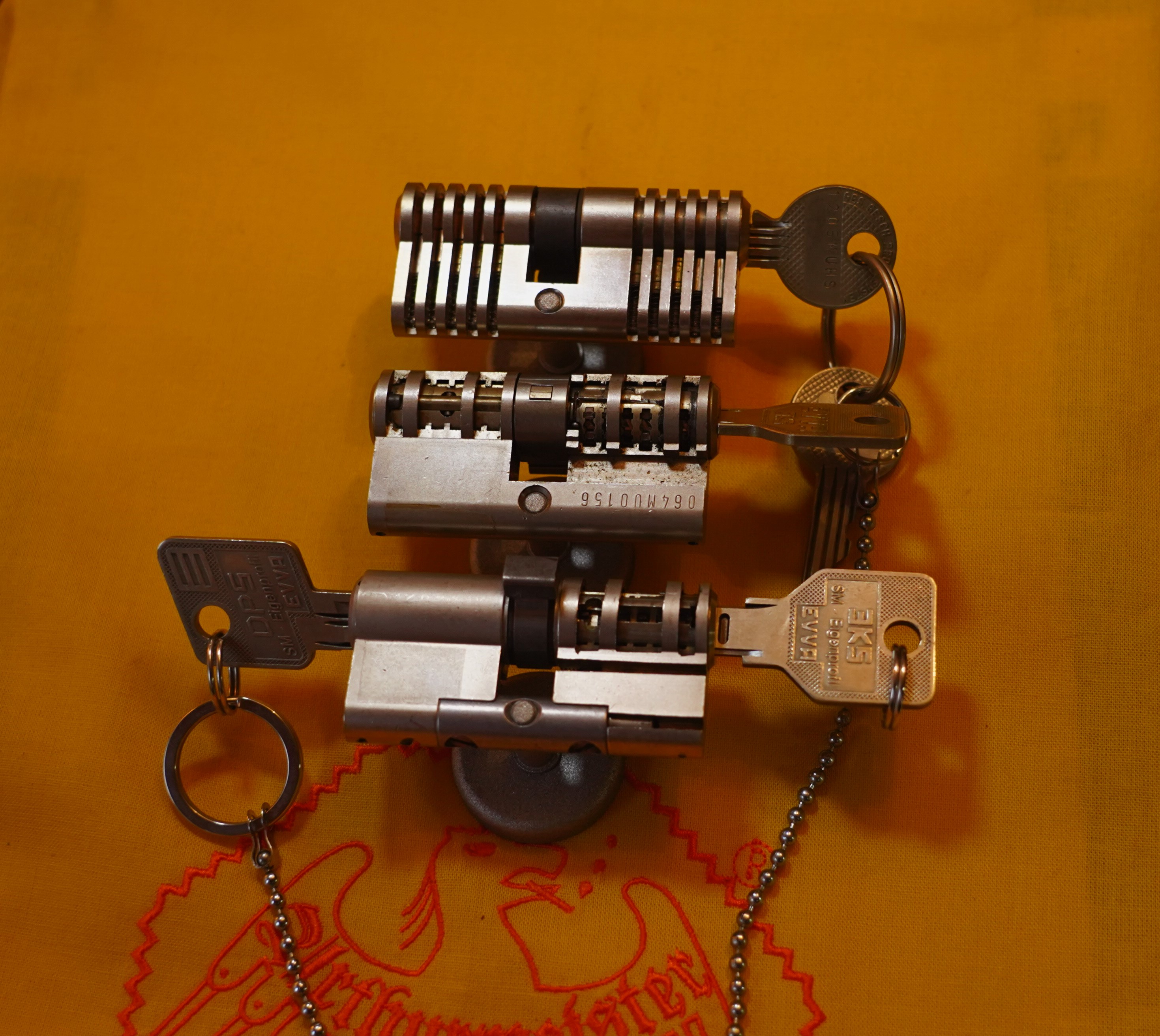 Julius Adolf Petersen (* 7. Oktober 1882 in Hamburg als Julius Adolph Petersen[1]; † 21. November 1933 ebenda[2]) war ein Berufsverbrecher und Kneipenwirt in Hamburg-Barmbek, genannt „Lord von Barmbeck“ (Barmbek wurde damals noch mit „ck“ geschrieben). Leben Im Keller dieses Hauses betrieb Petersen seine Kneipe Petersen stammte aus Hamm-Süd. Er wuchs in ärmlichen Verhältnissen auf und zog 1896 mit seinen Eltern in die Heitmannstraße im südlichen Barmbek. Ab 1904 betrieb er eine Kneipe an der Ecke Beim Alten Schützenhof und Bartholomäusstraße, in der Kohlearbeiter und Einbrecher verkehrten. Er wurde der Kopf einer Verbrecherbande, die bis zu 200 Mitglieder gehabt haben soll und die erst „Barmbecker Einbrechergesellschaft“, später „Petersen-Konzern“ genannt wurde. Einige seiner Mitganoven wurden „Lockenfietsche“, „Rabenmax“ oder „Schlachterkarl“ genannt. Seine Kneipe nannte Adolf gerne „Kaschemme“ und sein Werkzeug zum Aufbrechen der Geldschränke „Knabbergeschirr“. Sich selbst nannte er in seinen Lebenserinnerungen (1927 im Gefängnis Fuhlsbüttel geschrieben) einen „bockbeinigen Mephistojünger, dem Fluch der bösen Tat erlegen“. Die Hamburger Polizei legte im Laufe der Zeit 20 Meter Akten über ihn an, 200 Delikte wurden im Laufe der Jahre gegen ihn verhandelt, 400 Personen mussten dabei aussagen, 3000 Haftbefehle wurden nach seinen umfänglichen Geständnissen ausgestellt. Den Beinamen „Lord von Barmbeck“ erhielt er wegen seiner stets korrekten Kleidung und seiner Ganovenehre, nach der geschnappte Bandenmitglieder mit guten Verteidigern und ihre Familien mit Unterstützung versorgt wurden. Aus seiner Ehe mit Helmi Petersen (gleichnamig, aber nicht verwandt) ging sein Sohn Hatzel hervor. Nach seiner Scheidung lebte er mit Frieda Goedje zusammen. 1920 wurde er durch den Überfall auf das Postamt in der Susannenstraße, bei dem er und ein Komplize 221.000 Mark erbeuteten, stadtbekannt. Nach Verbüßung mehrerer mehrjähriger Haftstrafen wegen Einbruch, Diebstahl und Raub erhängte er sich 1933 im Untersuchungsgefängnis. Petersens Lebensgeschichte wurde 1973 von Ottokar Runze unter dem Titel Der Lord von Barmbeck verfilmt. Martin Lüttge spielte die Hauptrolle. Im Jahre 2005 wurde im Hamburger St. Pauli Theater das biographische Stück Der Lord von Barmbeck von Frank Göhre, Ulrich Tukur und Ulrich Waller aufgeführt. In den Jahren 2011 bis 2013 gab es Planungen, das Haus der ehemaligen Kneipe abzureißen. Nach Protesten aus der Anwohnerschaft wurde das Haus unter Denkmalschutz gestellt und ab dem Herbst 2013 aufwendig saniert. Die dabei entstehenden Eigentumswohnungen wurden unter „Lord-von-Barmbeck“ hochpreisig angeboten. Ein Café an der Kreuzung Beim Alten Schützenhof und Bartholomäusstraße ist in Anlehnung an Petersens Spitznamen benannt. Literatur • Petersen, Julius Adolf. In: Franklin Kopitzsch, Dirk Brietzke (Hrsg.): Hamburgische Biografie. Band 2. Christians, Hamburg 2003, ISBN 3-7672-1366-4, S. 319–320. • Julius Adolf Petersen und Helmut Ebeling (Hrsg.): Der Lord von Barmbeck : Das Leben des berüchtigten Ein- und Ausbrechers Julius Adolf Petersen, von ihm selbst erzählt, Rowohlt Verlag, Reinbek bei Hamburg 1973. Weblinks • Literatur von und über Julius Adolf Petersen im Katalog der Deutschen Nationalbibliothek • Marko Rösseler: Im Dezember 1927 - Der Einbrecher Adolf Petersen schreibt im Gefängnis seine Memoiren WDR ZeitZeichen vom 22. Dezember 2022. (Podcast)