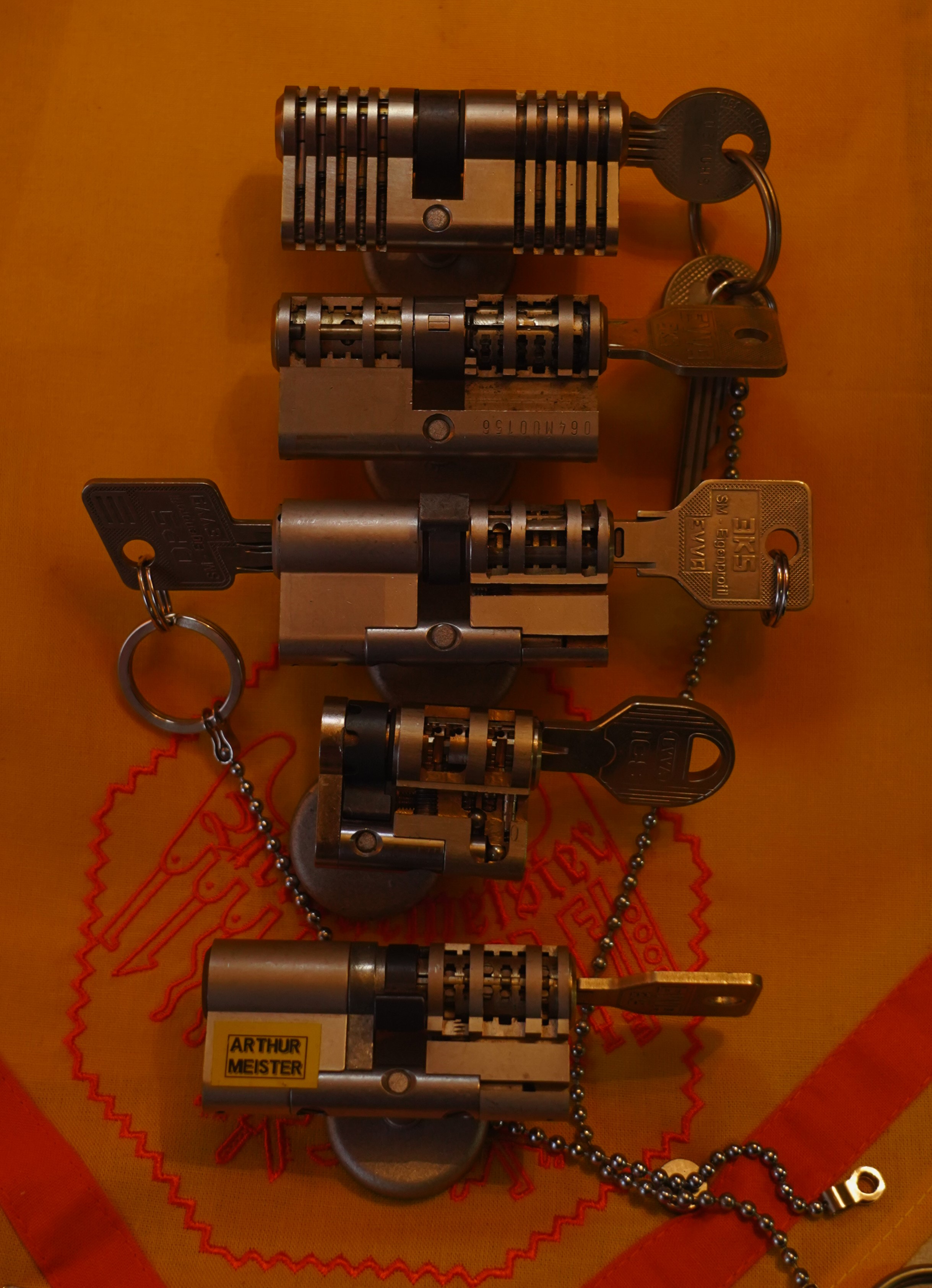 Karussel OFFEN und ZU: 𝔄𝔯𝔱𝔥𝔲𝔯 𝔅ü𝔥𝔩, 𝔄𝔯𝔱𝔥𝔲𝔯𝔪𝔢𝔦𝔰𝔱𝔢𝔯® Arthur Bühl, Jahrgang 1961, Detektiv aus Hamburg, Im Dienste der Wahrheitsfindung unterwegs, betreibt in seiner Freizeit Lockpicking aus Leidenschaft. Der mehrfache Deutsche Meister wird in der WIRED als " Master of Universe " betitelt. In der BILD et ist der Artikel " Herr der Schlösser " abgedruckt. Im Hasenstübchen - Fuhlsbüttel, am Hasenberge, Santa Fu, wird gefeiert. Arthurmeister® stellt seinen Leporello " Der Aufmacher " vor. Der Stammtisch grölt " OFFEN ". Scholischek, Rudi, Heike I, Noagerlzutzler und Arthur prosten sich zu. Die Jukebox auf YouTube spielt Slow Hand ! ♥ Beim Tanzen ruft die Cartomanze " Ey du Sympthieträger, komm mal her " ! Verschlagwortet mit: ♥ Vokuhila, Friseur ♥ Schwäbischer Hengst, Zwetschgen Heini, Bühl er, Zwetschge, Google Earth, Mittelpunkt der Welt, Martinameisterin, Cartomanze, Scholischek, " HIGH NOON ! ". ♥ Parole Emil !