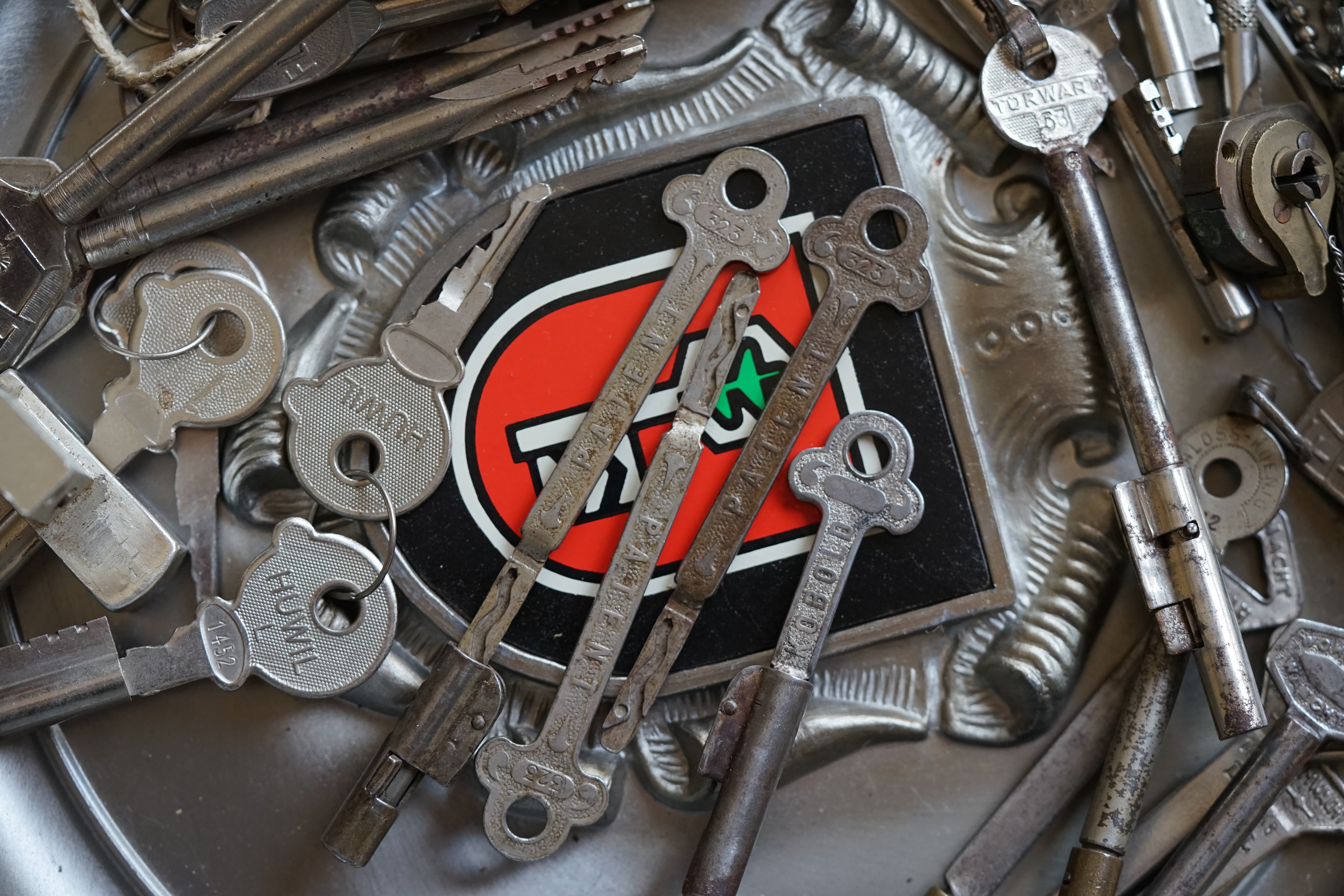 Arthur Bühl, Sympathieträger aus Fuhlsbüttel ( HAM ) betritt das Hasenstübchen. Arthurmeister`s Jukebox spielt: Slow Hand ! Ey Arthurmeister, du alter Sympathieträger: Heute schon gepickt oder was. Heute erst so spät lallt der Scholischek. Der Aufhocker: Prost Helbing ! Der Arkadasch prostet und sabbelt los. Im Hintergrund ist der Objektleiter Hannenberger zu hören: Wie immer. Arthur mein Cousin aus Istanbul ist doch verheiratet mit der Nichte meines Schwippschwager`s und dessen Frau kommt aus Sofia Bulgarien und deren Mann hat eine Schwester und die auch einen Freund und der hat ein Schloss und das ist zu und soll geöffnet werden und wie immer wird Dir ein baugleiches Schloss zum Verbleib in deiner Sammlung zugesandt. Der Einernoch in einem Wort: ABUS. Der Gelenkbusfuzzy, der HSV Ute und BMW Dedl sitzen am Stammtisch. Die Jukebox spielt Ina Müller: Dörp Reggae, au ja Jan Delay. Ute: Stößchen für den HSV. Bouncing Joe Asberry means great NBA. Heike VI lacht: Air Ball. Der Automatenpeter drückt an Arthurmeister`s einarmigen Banditen herum ! Herr Arthur Bühl du Detektiv: Warum gewinne ich immer ? Boogie lallt: ich will auch einen einarmigen Banditen. Heike II will wissen: Wo hast Du denn den einarmigen her ? Das Liebchen flötet: ich will auch immer gewinnen ! Justamente ruft Mr. Smitz vom Playboy, Hollywood, aus seiner Stammkeipe Bunny Hall, im ersten Stock auch Rabbit House, genannt, an. Ey Pornomeister: Is all tutti aposto, what`s going on. I have a Lock for your Lockpicking Sport, you know Pornomaster®. It is an ABUS. No really: A ABUS Padlock. A cutted Modell. Yes orginal from the Company. Yes, ZEUS or ABUS too, yes, yes made in Hong Kong. Stößchen for all, yes, yes Lokalrunde ! you know, yes Käppchen, yes, yes Rotkäppchen. A Bottle from Helbing for the Noagerlzuzler an another Bottle of GabiKo for Scholischek. Yes, yes, for the Einernoch and the buongiorno Eierlikör. The Jukebox plays: T S O P, the top sound of Philadelphia. Die Jukebox im Bunny Hall spielt von der B - Seite Engelbert. Yes, yes, from Vegas. Hilton. America, you know ! Arthurmeister: today is the Keyword: free beer free beer, yes yes, Freibier Freibier, you know. And for the BILD et Uschi greeting`s and stößchen`s. Yes, yes, i have a telefon call with her. She tells me the KI, the chat Gpt from Google the Pornomeister® , you know, beause you are the Präsident from Pornomeister® SARL int. you are tagged with our Präsident Donald Trump. Yes, yes really. With`s the greatest Prädident ! Shure, yes he tells America first. The Jukebox play`s: I Love America. Yes, Yes now listen, yes zuhören, listen you know. I have Kontakte, Connections, you know to Stuttgart. Yes. Patsch Baracks. Yes, and Kelly Baracks too. Yes and we are people from the Hasenstübchen and the Strigoy, yes with the Strigoy and the Droschkendieter we have a Kontakt, yes a telefon call to Mr. Präsident Donald Trump, you know. Buon Giorno ! Trump has as anounced he will fly with his Air Force One to HAM. Yes, Yes, Droschkendieter will him picking up in Fuhlsbüttel. We think inkognito, mayby with Melania. In Arthurmeister`s Jukebox spielt: Schöner fremder Mann ! Schwerti rülpst Prost und F1 Rudi lallt: Schumacher win`s in Austin, Texas. Why Mr. Präsident will visit the Hasenstübchen, your Bunny Hall ? He will make Prosit with the Stammtisch for a Beer and a Frikadelle ! What ? Frikadelle is Burger pur, you know ! Yes shure he will come to ( HAM ) Fuhlsbüttel to the Street Am Hasenberge, you Know, 200 meter`s from Santa Fu away. No, NO, Mr Smitz.us ! Don`t be stupid. We will make with Mr. Präsident Trump a Deal, you know, yes a big Deal with One hundret Prozent Winner Garantie. You know, the einarmiger Bandit in our Hasenstübchen winning every time ! And the Präsident will know the Mystery for every time winning. And we will telling him this Secret and our Lockpicker Stammtisch, you know our Round Table wish for this to make a deal. What you make a deal with Mr. Trump Yes ! What ! Aus Arthurmeister`s Jukebox erklingt: Der alte Wolf, Lupo, you know. Mr. Smitz, not so silly and stupid ! first keine Bier, Wein und Spirituosen Steuern. Keine Tabaksteuern ! I Have Trump twitterd, X, you know, he is from Germany and in Deutschland is kneipensterben, you know rotto ! No bankrotto. And Mr. Trump know`s what party is. Really Mr. Smitz ! And the Stammtischpeople from the Hasenstübchen, the rabbit house, will show him the Magische Dreieck, the mysterie or magic triangle ! What`s that Mr. Arthur Bühl ? First Ritze, second zum goldenen Handschuh, Honka, you know, third Elbschlosskeller. ! You know. Reeperbahn, Yes Sankt Pauli. Yes, this street is called Herbertstraße ! Yes, yes, Herbert is the Schutzpatron from the Bockschein, Yes, yes, der heilige Bim Bam. You must know the deal: we will take our money from the Sparclub, yes from the Sparpig. We make a Kredit and will pay in and around the Kiez - and he make`s TAX free for German Fassbier and Tabak etc. in the Hasenstübchen ! Yes, Dorschkendieter and Dedl drive too. The last fakt is: he has called with the Bild et Friede. Yes, Yes, Mr. Präsident Trump is sorry, because he must going to play Golf. Schade. But we think the Passwort every time Freibier Freibier called is. Parole Emil, oh i see today is the pass word free tax for the Objekt Hasenstübchen. You know Mr. Smitz. Die Jukebox spielt: Joy Flemming - Half Breed ! So, Mr. Smitz, don`t forget the Abus Cut Padlock. Yes, yes, Mr. Smitz and greetings to your Playboy Team in your Bunny Hall. Im Hasenstübchen kocht die Stimmung. Stößchen, Tänzchen ! High Noon ! BMW Dedl meint: sogar 271 km/h. Arthur Bühl, Detektiv aus Hamburg ist Mitglied im Detektiv Verband BUDEG und an die IKD angeschlossen. Als Arthurmeister® erklärt Herr Bühl bei Behörden wie Fedpol, LKA Forensik, das Lockpicking !