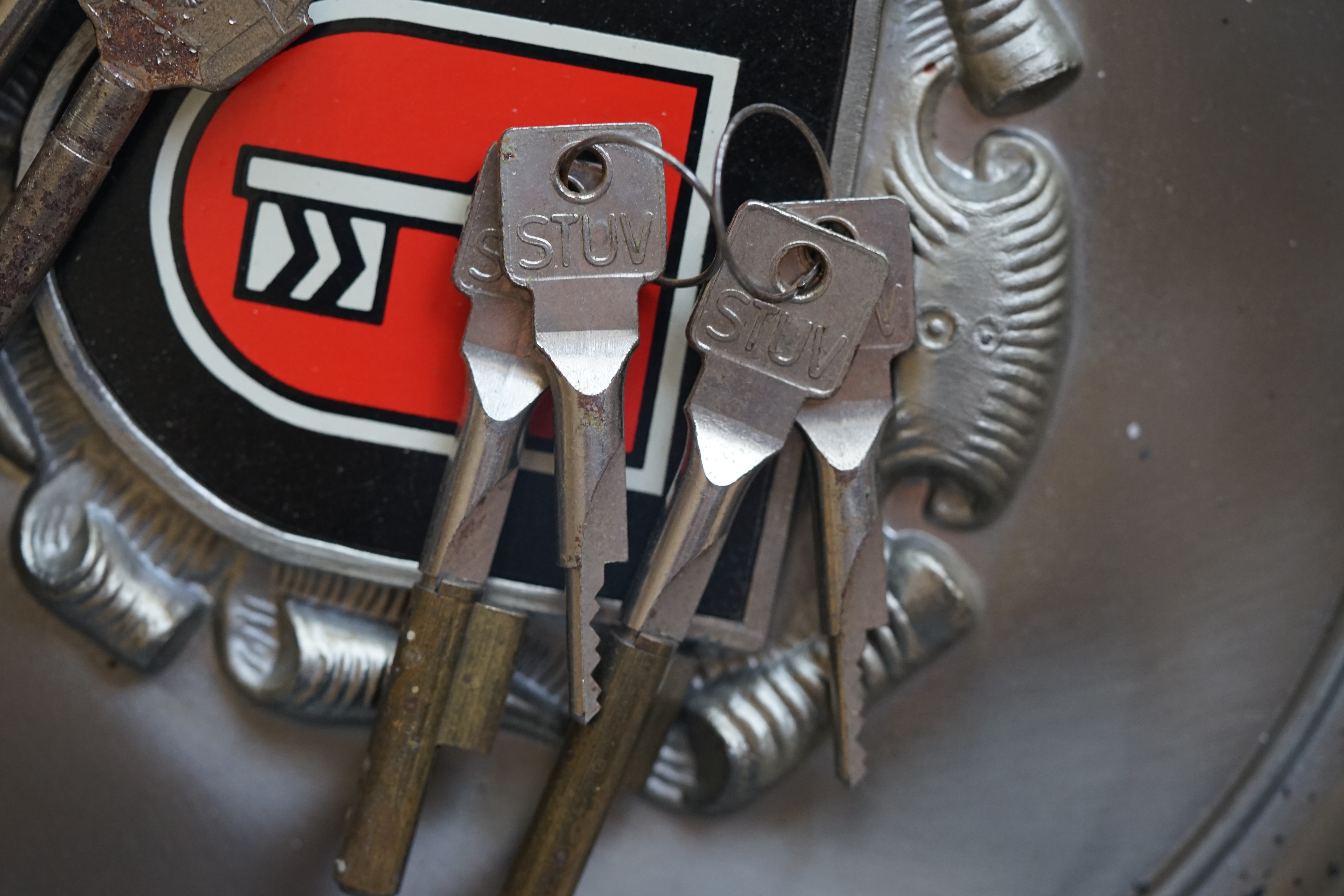 10.30 Uhr, High Noon im Hasenstübchen. Herr Arthur A. Bühl betritt das Hasenstübchen. Alle sind da. Martina, Heike II, Bouncing Joe Asberry und Schwerti sitzen am Stammtisch. Moin Arthurmeister, du alter einarmiger ®. Am Tresen sitzen Brilli - Ralf, Behördenmanni, Roswitha von Freitag, noch, Schneiderheinze und Schlosserklaus mit Heike I, Formel 1 Rudi, Boogie, Sir Waschi und der Gelenkbusfuzzy. Ganz hinten im Eck sitzen noch der HSV Ute, BMW Dedl und der Malermeister " Och ". Am Nebentisch stehen der Nachläufer, der Noagerlzuzzler, der Scholischek, der Stasi Meier mit seinem Freund Strigoy. Aus dem Hinterzimmer sind der Zigeunerschorsch, Giovanni, Lupo der alte Schmierlappen, Pino Frank, Maxam, auch ein deutscher Meister im Lockpicking, Ingo der Wirt von der Oberalster und Sammy der Wirt aus dem Dithmarscher, Schlüsselmichi und der Tschi, lautstark zu hören. In Arthurmeister`s Jukebox spielt " Slow Hand " von den Pointer Sisters. Hannenberger fragt: wie immer ! Arkadasch kommt vom Pissoir und schreit: Arthurmeister, du alter Sympathieträger und Aufmacher, mein alter Freund: wo hast Du denn den einarmigen ® her ? Sag es mir schnell ! Der Automatenpeter gibt eine Lokalrunde nach der anderen ! Er hat am einarmigen Banditen ® gewonnen und jetzt eine Glückssträhne ! Ich will auch solch ein Glück haben. Der ist vom Automaten nicht weg zu kriegen. Aber er solange einen ausgibt ! Den hatte ich noch vom Kujau stehen. Den zweiten einarmigen Banditen ® habe ich zu Mr. Smitz nach Beverly Hill`s, Hollywood, U.S.A. via Luftfracht in deren Bunny Hall liefern lassen. Das hat der Droschkendieter mit seinem Taxi bewerkstelligt. Prost, Stößchen, Salute ! Automatenpeter schreit lallend: Helbing für alle ! Das Hasenstübchen bebt. Sektchen, Stößchen, Prosit und Trallala ! Arthurmeister`s Jukebox spielt Dance Monkey. Der Hannenberger hat sich Heike I in Sachen Logistik Getränke nachlegen, hinter den Tresen geholt. Automatenpeter sitzt immer noch vor dem einarmigen Banditen ® und schreit: Glückssträhne ! Helbing für alle. Hannenberger läßt die Sektkorken knallen. Käppchen ! Die Jukebox spielt sheila B. Devotion, Spacer. Giovanni will aber Gianna Nannini hören. Mittlerweile sind Silkie, Marion und Ingrid hereinspatziert. Damengedeck und Ponyrunde ! Automatenpeter schreit: Helbing für alle ! Plötzlich tut es einen Schlag: Automatenpeter ist mitsamt seiner Helbingflasche vom Hocker auf den Hinterkopf geflogen. Hannenberger, der Objektleiter versucht zu helfen. Sofort geht ein Gerangel los: Der Strigoy, der Noagerlzuzzler und der Nachläufer schubsen sich gegenseitig weg. Automatenpeter stöhnt " Helbing ", versucht auf zu stehen. Alle drei wollen an den einarmigen ®. Da kommt Pelle Pelz von hinten und schreit: Bielefeld, Bier bestellt, Bielefeld, Bier bestellt, schnappt sich den Hocker und schafft es mit einer schlanken Drehung an den Banditen ®. Bielefeld, Bier bestellt. Ich will auch mal gewinnen. Arthurmeister`s Jukebox spielt lautstark sexy von French Affair. Be my lover, be my inspiration. You are so sexy, sex sex sexy, physical und logical temtation. No, no, no higher, higher, Bayby higher. Der Hannenberger und Heike I kommen mit dem nachschenken kaum nach. Jetzt hilft Niekole beim Abwasch. Angela hilft auch. Sammy vom Dithmarscher leert die Aschenbecher. Ingo kotzt in den Schirmständer. Das Hasenstübchen bebt. Schwerti der alte Versicherungsmathematiker aus der City Nord schreit: HMI, wir bezahlen nie ! ERGO heißen wir heute und bescheißen weiter die Leute. Sein Hocker wackelt bedenklich. Formel 1 Rudi krallt sich am Tresen fest. Der einarmige ® blinkt und Pelle gewinnt. HMI, wir bezahlen nie ! ERGO heißen wir heute und bekotzen die Leute ! Pelle schreit: Bielefeld, Bier bestellt. Der Rotamint, der blinkt. Rudi lallt: Scott Speed ! Die Ponyrunde macht Stößchen und Käppchen ! Arkadasch drückt sich an den Stammtisch und fängt ungefragt zu labern an: Arthurmeister, mein Schwippschwager hat eine Schwester und deren Freunds Cousin 2 ten Grades hat mir diesen Profilzylinder von Kale Kilit aus Istanbul mitgebracht. Kannst Du den zerstörungsfrei öffnen ? Der hat nämlich einen Wendeschlüssel wie Keso oder Kaba ! Arthurmeister spricht: Wie immer ! wenn der Schließzylinder von mir geöffnet wird, bleibt er hier am Stammtischaschenbecher ! Arkadasch murmelt. Arthurmeister entnimmt seinem Pick Set seinen deutschen Meister Taster und einen Spanner. Ruck Zuck ist das wehrlose Schloss geöffnet und liegt jetzt zerstörungsfrei auf dem Stammtisch. Arfthurmeister jells: OPEN ! Giovanni meint: aperto. Tschi schreit Ouzo. Bielefeld schreit: Helbing. Pelles Hocker beginnt bedenklich zu wackeln. Schwerti fängt wieder an zu pöbeln: HMI, wir bezahlen nie ! ERGO heißen wir heute und machen weiter fette Beute. Helbing für alle. Stößchen und Prosit. Joe, hier herscht auch heute Bouncing Verbot. Wir sind hier nicht in der NBA. Airball wirfst du zu Hause ! Giovanni hat sich durchgesetzt. Gianna Nannini dröhnt aus der Jukebox und zeigt ihre Titten. Tja, im Hasenstübchen achtet der Hannenberger auf 3 D. Justamente ruft Mr. Smitz aus dem Bunny Hall, Beverly Hills, Hollywood im Hasenstübchen am Hasenberge, an. Hannenberger ruft: Arthurmeister ! Mr. Smitz für dich am Telefon. High Noon Mr. Smitz, are you on party ? Yes, Yes, Arthurmeister. The einarmiger Bandit ®, the Slotmachine is arrived in our Rabbit House. All the Peoble will play the one armed ! What a fun. They are winning sempre. Fun, Fun ! What`s about with the Helbing Brother`s ? Oh, Mr. Smitz, there are a little drunk. What`s about the BILD et Uschi ? Uschi is on Reporter Tour on the Reeperbahn, the Kiez, you know ! I think Droschkendieter bring`s her later in the Hasenstübchen. He has tell, he will play the einarmiger ®. Uschi will have a Glücksträhne. What is Glücksträhne ? If you are winning sempre. The Jukebox is playing: Fading. Yes Mr. Smitz, i have the einarmiger Bandit ® patented by the Gouverment DPMA registerd ! Yes, Yes, for Arthur Bühl, President Pornomeister S.A.R.L. Im Hintergrund ist ein umkippender Barhocker und ein schreiender Pelle zu hören. Helbing, Freibier, Freibier ! Das Gerangel wer am einarmigen ® spielen darf geht von vorne los. Jetzt läßt Schneiderheinze die Glocken läuten. Käppchen, Stößchen, Prösterchen ! Im Hasenstübchen wird getanzt: Dance Monkey ertönt erneut. Pronto ! So Mr. Smitz: Good luck with the einarmiger ® and have a great winning time. And take greating to Harvey and to your President. No Mr. Smitz, I haven`t time, hier is party. Ende des Telefonats ! Das Hasenstübchen feiert. In der Jukebox erklingt: Haindling, Du Depp ! Fortsetzung folgt. Fandom Wiki Arthur A. Bühl, Detektiv aus Hamburg, Profilbild, Lockpicking, Danke Dr. Ulrich Morgenrot, Velbert, Schlüsselregion, Schlüsselfest in Velbert, Forum Niederberg, Schlossmuseum, Schlüsselfest, Schlossherz, Hans Schell Collection, Martina Pall, Graz, Austria, Park Hotel, Brauhaus, BKS, Heiligenhaus, Wilka Schließtechnik, Silca, IHK, KFV, Errebi, Beschlag, Hersteller, ABUS, Arthur Bühl, Arthurmeister ®, Schlosssammler, Bühl Wappen, Bühl Flagge, Bühl Urkunde Patent, BKS, Arthur Meister, Porno Meister, Wernèry, Profilzylinder, Juke Box Arthurmeister You Tube, Buehl Logo, Cutaway Cilinder, Pfaffenhain, Demonstration Lockpicking, Schliesszylinder, Holland, Toool, Rohlinge zur Impression, zerstörungsfrei ohne Schlüssel, Schlüsseldienst, Soultrain, Philysound, TSOP, Es fährt ein Zug nach nirgendwo ! Arthur Bühl.de, Sicherheit, Performance Künstler. TILT, Flipper, einarmiger Bandit, Bally Wulff, Rotamint, Mad Monkey - Slot Machine, Spielautomat Merkur, Casino, Monte Carlo, Jackpot, Merkur Sonne, Jubilee, ROL-A-TOP, Old slot machine, Love Meter, Jet play, Looping the Loop Fürst, Münzschleuder, Astoria, Orakel Automat, Multi, Super Multi, Booster, Toool Lockpicking, Australia, E - Bay, Mein E - Bay, Uliton, Profilzylinder, ABUS, Bremicker und Söhne, Vorhängeschloss, Vorhängeschlösser, Vorhangschloss, Einbausicherung Korf, Raucher, Jesusmaster, Hasenstübchen, bunter Nachmittag, SEO Geister, Web Tüv, Jägermeister, Bild et Uschi, Doublebrain, Präsident, KI Tüv, Stasi, DDR, Himmelsschlüssel, Urkunde, Katalog Stasi, Signatur Bühl, Token, Amerikaner, fälschungssicher, Sicherheitstechnik, DOM, Muster, Kneipe, Eckkneipe, Gastwirtschaft, Wirtschaft, Portacenere, Musterspuren, Tresor, Jord Knaap, Tresoröffnung zerstörungsfrei, KJS, Schlossherz, Lockpickerherz, Pornomeister, Lockpicking Herz, Notöffnung beim Bunten Nachmittag, Arthur Bühl und die Jukebox im Hasenstübchen, einarmiger Bandit, Merkur, Sonne, Nachtjäger, 08 15, Der Goldene Schuss, Ali Baba und die Wunderschlösser, Wunderino, Padlock Collector, Rotalok, Protector junior, Bühl, Art, Kunst, Künstler, Kataloge, BÜHL, Kunstwerke Deutschland, Kunstprojekt Artothek, Arte, Meisterarte, Artworks, Conny Veit, Zwetschgenstadt Bühl, Tipico Games, Casino, online, Spielothek, Slotmagie, Susi Live, Gutscheincode, Erwin, Freispiele, Novolino, FSK ab 18, Gewinnerlos, 0800 ruf nicht an, Spielautomatenwelt, Rock Ola, Wurlitzer, Seeburg, Bluray, Stingray.