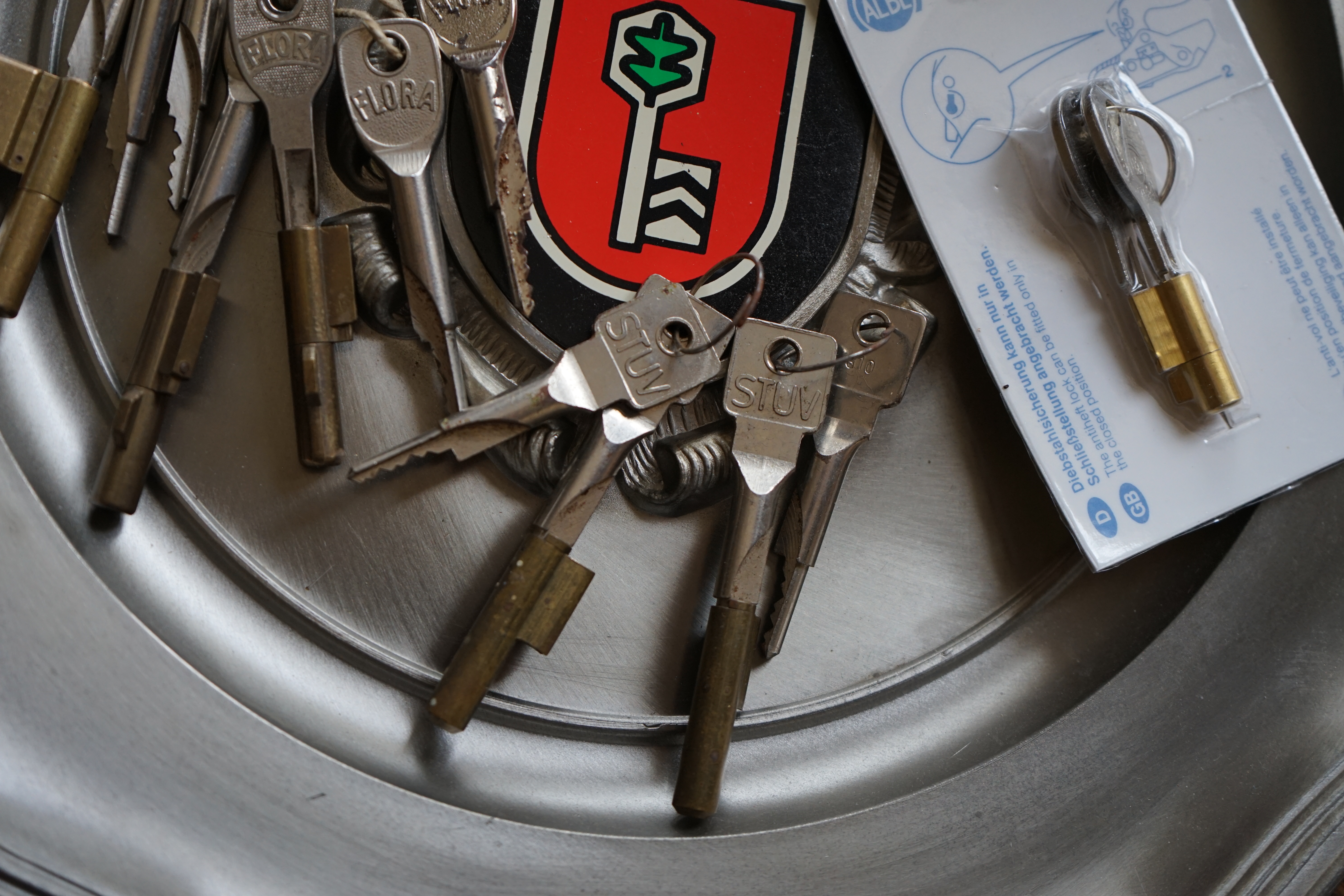 Bühl. Arthur Andreas Bühl. Hier ist die rasende Uschi von der Bild et und schreibt mit der neuen KI Arthurmeister den neuen SEO Text für 2026, denn die SEO GEISTER werden von Google gerufen. Der Sympathieträger ist in Stuttgart, Baden - Württemberg geboren. Der Detektiv lebt in Fuhlsbüttel, HAM, und ist im Dienste der Wahrheitsfindung unterwegs, BUDEG. H1 Text der SEO schreibt: Hamburger knackte 1000 ( tausend ) Schlösser, Bild Zeitung, Performancekünstler, Xing, Arthurmeister `s Jukebox im Hasenstuebchen, You Tube, Slow Hand - Pointer Sisters, Joy Flemming. 𝔄𝔯𝔱𝔥𝔲𝔯 𝔅ü𝔥𝔩, 𝔄𝔯𝔱𝔥𝔲𝔯𝔪𝔢𝔦𝔰𝔱𝔢𝔯® VereinsWiki / Fandom, Arthur Bühl. Bühl, Arthur, Jahrgang 1961, Made in Germany, Detektiv or Private Investigator, Performancekünstler und Lockpicker aus Hamburg erzählt in seinem Leporello wahre Geschichten aus dem Hasenstuebchen, Bunny Hall, Stammtisch, Fuhlsbüttel. Kaba Days Im Europa Park Rust: Unternehmensschutz im Fokus, dorma kaba, Deutschland, praktische Vorführung von Arthur Buehl, Sportsfreunde. Koksa Vereinsauflösung taz Ein bisschen Ruhe bitte ! Arthur Bühl, der Weltbeste aus Stuttgart mit Wohnsitz im Lockpickermekka Hamburg ist auch Deutscher Meister. slideplayer: but Jesus is the only Masterwho can unlock the human soul. But there is another obvious difference between Arthurmeister and the " Jesusmeister " that connects today´s story to our lives. The tools that Arthur Bühl collected are mostly from the Stasi. Schlossherz, Lockpickererz, Pornomeister, Bühl Fahne, Bühl Wappen, UHU Linkedin Arthur Bühl, Arthurmeister, Präsident, Performance, Bundesverband für Detektive und Ermittler, Budeg. Arthur Andreas Bühl, EverybodyWiki Bios&Wiki, 27.03.61,Stuttgart, auch unter dem Pseudonym Arthurmeister bekannt, ist mehrfacher Deutscher Meister im Lockpicking. Koksa.Org Vereinsauflösung, Arthur Bühl, Arthurmeister, Tagesordnung, Mitgliederversammlung Arthurmeister`s Jukebox im Hasenstübchen by You Tube arthurmeister007, Schloßöffnung. Arthurbuehl@Arthurbuehl, X, Erfreulich ! Schlossindustrie und Elite rücken zusammen ! Verein, Sportsfreunde, Arthur Bühl, Erfahrung. FAZ.net Freizeit: Lockpickern bleibt nichts verschlossen - Doch der Beste der Besten hat alle schon besiegt: Der 42 jährige Kaufmann sitzt in Trachtenkleidung vor einer verrosteten alten Kiste. Preview Jesusmeister Homileticsonline, At the Dutsch open Lock Picking Championship, Arthur Bühl emerged as the champion. No one picks locks as well as he does. Arthurmeister Phila-Locksmith Arthur Bühl Lock Picking Legend, Mr. Bühl, tool, nl, Sneek. Unter Knackern, jungle.world. Welt.de Die Kunst Sclösser ohne Schlüssel zu öffnen, Vereins-Mitbegründer und Vize Präsident trägt seine Leidenschaft schon auf der Krawatte: Sie ist blau mit gelben Schlüsseln drauf. The Master Touch: Lockpicker in the world Arthur Bühl. He`s this six-seven German private Investigator. He has this. The international Competition Whre Master Lock-Pickers… Arthur Bühl, the Dutsch Open Lock-picking champion. Charles Graeber … Arthurmeister standing above them all, with a beer stein in one hand and a cigarette in …. Wired.com Securitylaboratories.org, Arthur Bühl. Phila-locksmith.com - Arthur Bühl Lock Picking Legend, can see intimidating man. Toool, LockCon. Arthurmeister. Hailing from Hamburg, he is among a legion of German lock picker who have estabished their country as one of the top producers of master lock pickers. Slate.com Lock Picking: a arte de arrombar cadeados - Nascido em Hamburgo, o alemao Arthur Bühl é provavelmente um dos nomes mais conhecidos do submundo do lock picking. Conhecido nesse Círculo… Sportsfreunde Slik hacka vi i Norge pa 90-tallet Arthur Bühl PlusPedia, Arthur Andreas Bühl, Legend taz.de Ein bisschen Ruhe bitte Arthur Bühl, der Weltbeste aus Stuttgart mit Wohnsitz im Lockpickermekka Hamburg .. Telefonbuch, Meisterschaften. Jungle.World - Da hat auch Arthur Bühl, genannt " Arthurmeister ", durchaus Chancen auf weitere Titel für seine große Sammlung. " Scheiße ", brüllt der aus … The Lock Busters, Charles Graeber, Schließzylinder, Lock Picking, metallpinnen. Spiegel, Lockpicker: Die schnellsten Schlossknacker Deutschlands. Arthur Meister Bühl, Arthurmeister, ist amtierender Deutscher Meister der Lockpicker. Sein Hobby: Schlösser öffnen - ohne Schlüssel natürlich. media.ccc.de Schlossöffnung bei der Staatssicherheit der DDR ArthurMeister erläutert das operative Vorgehen und die speziellen Werkzeuge zur Schlossöffnung, die von der Staatssicherheit der DDR ……. Flickr Arthurmeister / Oberalster VfW Meisterschaft, Ina Müller, Lockpicking Meister Arthur Picktools.de FoeBud.org Schloß-Öffnen ArthurMeister aus Hamburg, erläutert, wie die Staatssicherheit…. Vortrag Bielefeld. Schlösser knacken: So einfach geht es!!! Gemäß Arthur Meister legt der Verein großen Wert auf den selbstauferlegten Kodex, der sich so… ZDF Lockpicking Reportage Boston Magazine.com The joy Lock Club The Arthurmeister was one of the top lock pickers in the world, and Towne was just a kid,but to everyone`s surprise - most especially to… Lock Picking 101 toool.us live I did vote arthurmeister when i first saw the site bevor the discussion on it startet but only……. Zieh-Fix, E-Pick. Public Domain 147 Schloß-Öffnen ArthurMeister Bühl aus Hamburg, Gründungsmitglied…. Impressioning games Jos and Arthurmeister KOKSA Vereinsauflösung, Elite rückt zusammen. Aufsperrstunde ArthurMeister, ein Riesenkerl mit süddeutschem Akzent…. blogs.com Jesus, the Lock-Picker! - HOMILETICS - That might be a bit much, but nonetheless they call him the Arthurmeister! and then ther`s the JesusMaster, or Meister, if you will. if you….. Citywide RFID Master Arthurmeister Dezember / 2012 / SSDev Arthurmeister, Workshop, Barry Wels Herr Bühl sagt Danke ! xn-Arthur-bhl-heb.de Arthur Bühl, Detektiv aus Hamburg, Buehl, Siegel. Lockpickerherz.de Pornomeister.de Schlossherz.de Arthurmeister.de Linkedin Arthur Andreas Bühl ( Arthurmeister ) - Präsident - Von rechts nach links, Glück bringt`s. X. Linkedin, Detektiv aus Hamburg Acclaimed Lock Picker Explain the Art of Competive Locksport, Schyler Towne, Youtube, Arthurmeister, Gadget Hack. Key Cutting. Master Lock. Datenschleuder. Boston. Jägermeister. Demonstration not for Sale, Muster ohne Wert. Joe Asberry, Bouncing Joe. Angezettelt vom Fanclub. Radio-Eriwan.de Bildbeschreibung, Modula, SEO. Sympathietraeger. Im Prinzip ja, aber…. der Detektiv sei der Gärtner. Bunny Hall, B - Seite Jukebox. Schwarz, rot, gold. Bild Zeitung: Herr der tausend Schlösser. Zeiträuber. Streng vertraulich ! Fandom ! Boston. ABUS, Lock, security. Schlösser und Tresore von Ed Willis, The National Locksmith® - Guide to Modern Safe Locks by Mark Bates Tobias Locks, Safes and Security Markenanmeldung-Pornomeister-®-Praesident-Arthur-Buehl.jpeg Arthur-Buehl-Germany-Wappen-Arthurmeister007@gmail.com-Detektiv-Babyboomer-Sympathietraeger.png 𝔄𝔯𝔱𝔥𝔲𝔯-𝔅ue𝔥𝔩-Wappen-𝔄𝔯𝔱𝔥𝔲𝔯𝔪𝔢𝔦𝔰𝔱𝔢𝔯-®-Von-rechts-nach-links-Glueck-bringts-♥.gif 𝔄𝔯𝔱𝔥𝔲𝔯-𝔅ue𝔥𝔩-𝔄𝔯𝔱𝔥𝔲𝔯𝔪𝔢𝔦𝔰𝔱𝔢𝔯®-Arthur-Buehl-WebTuev®-ges.-gesch.-Die-E-Mail-lautet-Webtuev@WebTuev.de.png Arthur-A.-Buehl-Detektiv-aus-Hamburg-Arthurmeister®-Vitrine-Cut-Lock-veroeffentlicht-Xing-verifiziertes Linkedin PROFIL ARTHUR BÜHL Detektiv aus Hamburg-Facebook-Twitter-X.jpg Carsten Jasner, MUT PROBEN ! Das Leben ist tödlich. Aber es muß nicht sterbenslangweilig sein. In diesem Buch werde ich ab Seite 139 in dem Kapitel: Mut zur Lücke, Loch im Tresor. Todsichere Systeme und wie man sie knackt wie folgt beschrieben: Ein Mann mit Pferdeschwanz sitzt hoch konzentriert am Werktisch. Sein Blick ist ins Nichts gerichtet. Für das was er tut, braucht er seine Augen nicht, er sieht mit dem kleinen Stahlhaken zwischen seinen großen Fingern, mit denen er sich einen Weg in das Schicherheitsschloss bahnt. Er gleitet in die ölige Innenwelt, ertastet Wände, Widerstände, Ausbuchtungen. Er fühlt schließlich die genaue Position der Stifte, rastet einen nach dem anderen ein. Diese Momente, sagt der Zweimeter mann, seien " Vorboten zum Orgasmus " ! Arthur Bühl, von seinen zahlreichen Bewunderern " ARTHURMEISTER " genannt, ist einer der Besten bei den Sportsfreunden der Sperrtechnik, einem Verein in dem sich bundesweit rund fünfzehnhundert Mitglieder in sechzehn Ortsgruppen treffen, um in ihrer Freizeit Schlösser zu knacken. Ins Leben gerufen hat den Verein Arthur Bühl und sein Freund Steffen Wernèry, ein Mitbegründer des Caos Computer Club. Digital hacken oder analog knacken - für Wernèry gibt es da keinen Unterschied. Hier wie da treibt ihn der rebellische Reiz, Lücken im System zu finden, die Verkäufer als todsicher preisen. " Doch sicher ist nur, daß alles aufgeht " ! Dafür sort die Lust, die jeder kennt: Schatzkammern zu betreten, Geheimnisse zu entschlüsseln, Widerstände zu überwinden, Verbotenes zu tun, sich Zugang zu veerbogenen Ecken und Winkeln zu verschaffen. Die " Sportsfreunde " treibt diese Lust seit ihrer Kindheit um. Wernèry bog mit zwölf Jahren seinen ersten Dietrich aus einem Kleiderbügel und sperrte seine Lehrer ein. Der kleine Arthur bekam eine Ahnung von seinem Talent, als es ihm gelang, die Spardose schlüssel - und zerstörungsfrei zu entriegeln. Heute triumphiert er als mehrfacher Deutscher Meister im sogenannten Lockpicking, dem Öffnen von Schlössern unter Wettkampfbedingungen. Immerhin siebenundsechzig Jahre lang war das erste Sicherheitschloss der Welt tatsächlich ein Sicherheitsschloss. Der englische Tüftler Joseph Bramah, der so nützliche Dinge erfand wie eine Banknoten - Nummeriermaschine und eine Zapfanlage, die heute noch in britischen Pubs Bier in Gläser sprotzt, ersann 1784 ein Zylinderschloss, daß als unbezwigbar galt - bis 1851 ein professioneller Knacker nach sechzehn Tagen engagierten Stocherns das Ding öffnete. Dieser Akt war ein Schlüsselerlebnis in der Beziehung zwischen Mensch und Mechanik. Ein Sieg der lebendigen Sinne über ein sprödes System - zu einer Zeit, da die Gesellschaft sich dem stampfenden Rhythmus der Industrialisierung unterwarf und der Glaube an das Heil der Technik verdrängte. Lockpicking wurde zu einem populären Sport, der Helden schuf. In den dreißiger Jahren des 20. Jahrhunderts etwa gelangte ein Prister zu Weltruhm, weil er reihenweise sowohl als einbruchsicher gepriesene Tresore als auch " ausbruchsichere " Gefängnisschlösser entriegelte. " Der schwerste Schrank hat seine Schwächen, er läßt sich ohne Müh erbrechen " ! - diese alte Panzerknacker Weisheit hat nach wie vor Gültigkeit; sie hängt über den Köpfen der Hamburger Lockpicker. Arthurmeister braucht für handelsübliche Stiftschlösser, die fast jede Wohnungstür zieren, zwischen zehn Sekunden und fünf Minuten, je nach Hersteller. Bohrmuldenschlösser, die bei der Deutschen Post, auf Flughäfen und in Atomkraftwerken verwendet werden, sind vor ihm ebenso wenig sicher. Er nutzt dabei mechanische Ungenauigkeiten, winzige Spielräume, die sich bei der Herstellung nicht vermeiden lassen und zehnmal dünner sind als ein Haar. Ein paar Mal klickt es, der Meister dreht den Zylinder, streicht seine Haare zurück, steckt sich eine Zigarette an. " Tja " sagt er, " und wenn man dann das Schloss aufkriegt - das ist ein geiles Gefühl ! " Ich habe dann später den Jasner in Berlin angerufen. Bei dem Telefonat kam lediglich heraus er wüßte von dem Interview nichts mehr und wolle auch nichts mehr wissen. Da habe ich noch bemerkt, er hätte auf dem Lockpicking " Bunten Nachmittag " nicht so nerven brauchen, wenn er dann doch so einiges durch den " Tüddel " kriegt. Taged mit: Spiel nicht mit den Schmuddelkindern ! Verzwetschget mit: Bühl Arthur, Bühl Wappen, Bühl Fahne, Bühl Urkunde, Bühl Patent, Bühl achteck, Zwetschgenhengst, Zwetschgenfest, Meister Arthur, Bühler Zwetschge Arthur Andreas Bühl, Detektiv, Privatdetektiv, Hamburg,Germany, Siegel Ring. Legoland Billund SEO neu: Lockpicker im Einsatz, ASSA ABLOY. Lockpicker Herz patented by Arthur Bühl, Detektiv aus Hamburg öffnet zerstörungsfrei Assa Abloy. Kanaken, sägen, Künstlerin knackt Liebesschlösser, Jesus Master, Jesusmeister.