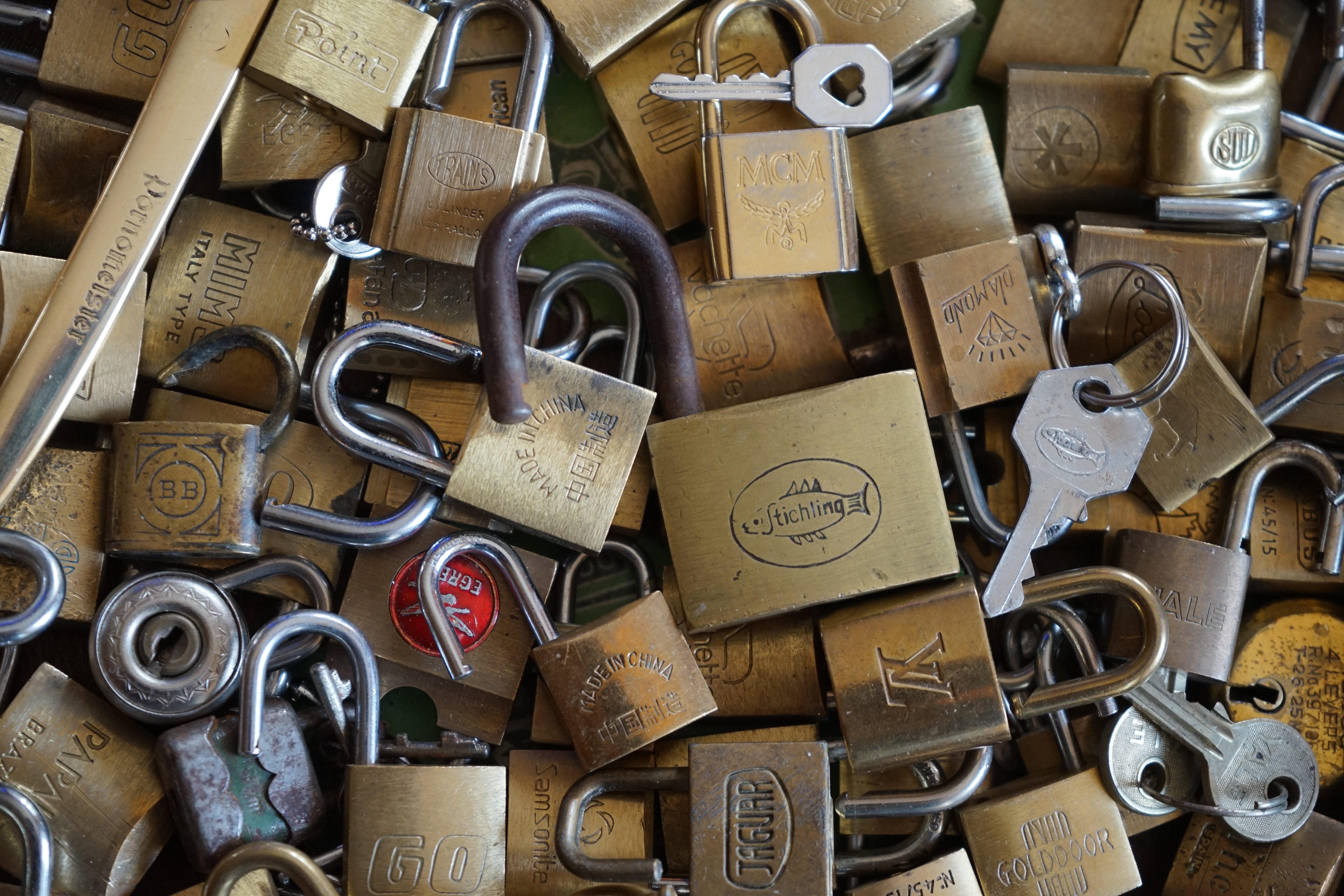 DER AUFMACHER 𝔄𝔯𝔱𝔥𝔲𝔯 𝔅ü𝔥𝔩, 𝔄𝔯𝔱𝔥𝔲𝔯𝔪𝔢𝔦𝔰𝔱𝔢𝔯® Bühl, Arthur, Jahrgang 1961, Made in Germany, Detektiv or Private Investigator how Mr. Smitz from the PLAYBOY, Beverly Hills, say`s. Yes Mr. Smitz i will send you the Photo Arthurmeister`s F 1, Jacket for your LeporelloUS. to your E - Mail Mr.Smitz@Mr.Smitz.us. Ok, Mr. Smitz. Mr. Smitz do you know what Google Earth is ? Take BÜHL Arthur, only by Google Earth, you know ? have done it ? Yes Google will show you my Panel superfast. Cool, Arthurmeister, cool. Yes Mr. Smitz, this can i do for you too ! Yes with SEO. Yes, yes, i have Arkadasch erklärt, sein Erikli pasta is not so genial. Der beste Zwetschgenkuchen, you know plum tart, is from the Stadt Bühl. Not laughing in the USA. Bühl is a City like my Name. And the People in this City called it: Zwetschgendatschi ! you know. This is the world best plumcake. Yes Datschi. Yes, Stadt Bühl is near Baden - Baden, the Casino, you know ! Yes. Baden-Württemberg. You must know there is since 1927 the traditionell Zwetschgenfest. And there ist the Zwetschgenkönigin ! Mr. Smitz, my Ur Ur Ur Ur Grandfather is born in Bühl. My Great Grand Grand Mother where also born in the town Bühl. Their profession was Zwetschgenpicker. Not Lockpicker, Zwetschgen / Plum Picker. And Rüttler. Oh, really ! Yes, Yes. And since this time the name of the family Bühl from the Stadt Bühl is: Yes you know - Buehl. Yes i will give Greetings from you to Mrs. Friede Springer from the Newspaper BILD et. Yes, the Elbphilharmonie is in Betrieb. OH, Mr. Smitz, greeting´s to you from Joe Asbbery, NBA, you know. Tomorrow we will meet us in the Hasenstübchen, our Rabbit Hall. For Lockpicking und Beer. Call you. Parole Emil ! 𝗗𝗶𝗲 𝗘 - 𝗠𝗮𝗶𝗹 𝗹𝗮𝘂𝘁𝗲𝘁: 𝗔𝗿𝘁𝗵𝘂𝗿𝗺𝗲𝗶𝘀𝘁𝗲𝗿@𝗔𝗿𝘁𝗵𝘂𝗿𝗺𝗲𝗶𝘀𝘁𝗲𝗿.𝗱𝗲 𝗗𝗶𝗲 𝗘 - 𝗠𝗮𝗶𝗹 𝗹𝗮𝘂𝘁𝗲𝘁: 𝗔𝗿𝘁𝗵𝘂𝗿𝗔𝗻𝗱𝗿𝗲𝗮𝘀𝗕𝘂𝗲𝗵𝗹@𝗔𝗿𝘁𝗵𝘂𝗿𝗔𝗻𝗱𝗿𝗲𝗮𝘀𝗕𝘂𝗲𝗵𝗹.𝗱𝗲 Verschlagwortet mit Bühl er Zwetschge, Zwetschgenhengst, Pflaume, plum, Erikli, prugna torta, Datschi, süss. ♥ Zwetschgen Heini verschlagwortet mit: ♥ Vokuhila, Friseur ♥ Schwäbischer Hengst, Zwetschgen Heini, Bühl Art, Zwetschge, Google Earth, Mittelpunkt der Welt, Martinameisterin, Cartomanze, Scholischek, " HIGH NOON ! ". ♥ Parole Emil !