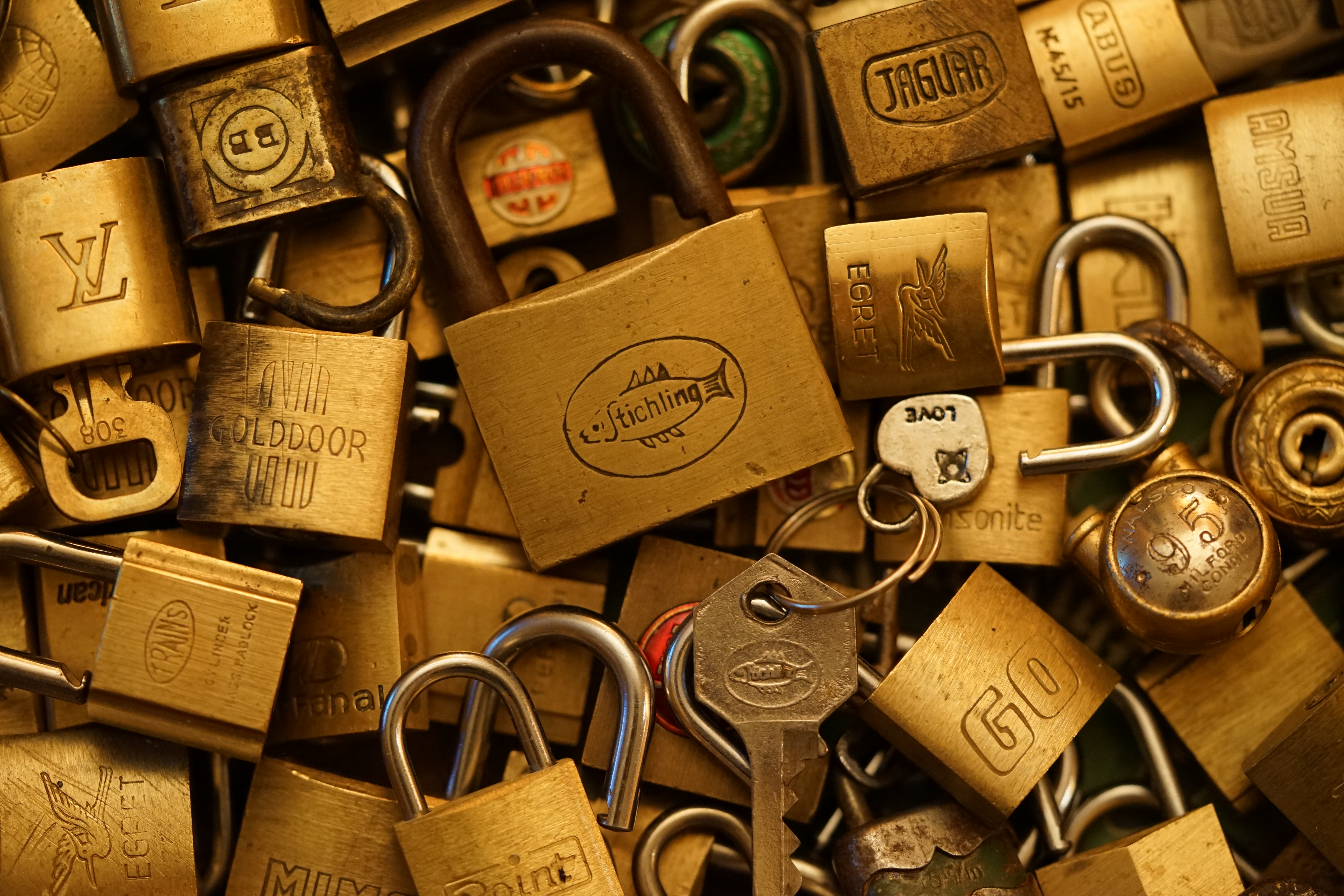 Arthur Bühl, Sympathieträger aus Fuhlsbüttel ( HAM ) betritt das Hasenstübchen. Arthurmeister`s Jukebox spielt: Slow Hand ! Ey Arthurmeister, du alter Sympathieträger: Heute schon gepickt oder was. Heute erst so spät lallt der Scholischek. Der Aufhocker: Prost Helbing ! Der Arkadasch prostet und sabbelt los. Im Hintergrund ist der Objektleiter Hannenberger zu hören: Wie immer. Arthur mein Cousin aus Istanbul ist doch verheiratet mit der Nichte meines Schwippschwager`s und dessen Frau kommt aus Sofia Bulgarien und deren Mann hat eine Schwester und die auch einen Freund und der hat ein Schloss und das ist zu und soll geöffnet werden und wie immer wird Dir ein baugleiches Schloss zum Verbleib in deiner Sammlung zugesandt. Der Einernoch in einem Wort: ABUS. Der Gelenkbusfuzzy, der HSV Ute und BMW Dedl sitzen am Stammtisch. Die Jukebox spielt Ina Müller: Dörp Reggae, au ja Jan Delay. Ute: Stößchen für den HSV. Bouncing Joe Asberry means great NBA. Heike VI lacht: Air Ball. Der Automatenpeter drückt an Arthurmeister`s einarmigen Banditen herum ! Herr Arthur Bühl du Detektiv: Warum gewinne ich immer ? Boogie lallt: ich will auch einen einarmigen Banditen. Heike II will wissen: Wo hast Du denn den einarmigen her ? Das Liebchen flötet: ich will auch immer gewinnen ! Justamente ruft Mr. Smitz vom Playboy, Hollywood, aus seiner Stammkeipe Bunny Hall, im ersten Stock auch Rabbit House, genannt, an. Ey Pornomeister: Is all tutti aposto, what`s going on. I have a Lock for your Lockpicking Sport, you know Pornomaster®. It is an ABUS. No really: A ABUS Padlock. A cutted Modell. Yes orginal from the Company. Yes, ZEUS or ABUS too, yes, yes made in Hong Kong. Stößchen for all, yes, yes Lokalrunde ! you know, yes Käppchen, yes, yes Rotkäppchen. A Bottle from Helbing for the Noagerlzuzler an another Bottle of GabiKo for Scholischek. Yes, yes, for the Einernoch and the buongiorno Eierlikör. The Jukebox plays: T S O P, the top sound of Philadelphia. Die Jukebox im Bunny Hall spielt von der B - Seite Engelbert. Yes, yes, from Vegas. Hilton. America, you know ! Arthurmeister: today is the Keyword: free beer free beer, yes yes, Freibier Freibier, you know. And for the BILD et Uschi greeting`s and stößchen`s. Yes, yes, i have a telefon call with her. She tells me the KI, the chat Gpt from Google the Pornomeister® , you know, beause you are the Präsident from Pornomeister® SARL int. you are tagged with our Präsident Donald Trump. Yes, yes really. With`s the greatest Prädident ! Shure, yes he tells America first. The Jukebox play`s: I Love America. Yes, Yes now listen, yes zuhören, listen you know. I have Kontakte, Connections, you know to Stuttgart. Yes. Patsch Baracks. Yes, and Kelly Baracks too. Yes and we are people from the Hasenstübchen and the Strigoy, yes with the Strigoy and the Droschkendieter we have a Kontakt, yes a telefon call to Mr. Präsident Donald Trump, you know. Buon Giorno ! Trump has as anounced he will fly with his Air Force One to HAM. Yes, Yes, Droschkendieter will him picking up in Fuhlsbüttel. We think inkognito, mayby with Melania. In Arthurmeister`s Jukebox spielt: Schöner fremder Mann ! Schwerti rülpst Prost und F1 Rudi lallt: Schumacher win`s in Austin, Texas. Why Mr. Präsident will visit the Hasenstübchen, your Bunny Hall ? He will make Prosit with the Stammtisch for a Beer and a Frikadelle ! What ? Frikadelle is Burger pur, you know ! Yes shure he will come to ( HAM ) Fuhlsbüttel to the Street Am Hasenberge, you Know, 200 meter`s from Santa Fu away. No, NO, Mr Smitz.us ! Don`t be stupid. We will make with Mr. Präsident Trump a Deal, you know, yes a big Deal with One hundret Prozent Winner Garantie. You know, the einarmiger Bandit in our Hasenstübchen winning every time ! And the Präsident will know the Mystery for every time winning. And we will telling him this Secret and our Lockpicker Stammtisch, you know our Round Table wish for this to make a deal. What you make a deal with Mr. Trump Yes ! What ! Aus Arthurmeister`s Jukebox erklingt: Der alte Wolf, Lupo, you know. Mr. Smitz, not so silly and stupid ! first keine Bier, Wein und Spirituosen Steuern. Keine Tabaksteuern ! I Have Trump twitterd, X, you know, he is from Germany and in Deutschland is kneipensterben, you know rotto ! No bankrotto. And Mr. Trump know`s what party is. Really Mr. Smitz ! And the Stammtischpeople from the Hasenstübchen, the rabbit house, will show him the Magische Dreieck, the mysterie or magic triangle ! What`s that Mr. Arthur Bühl ? First Ritze, second zum goldenen Handschuh, Honka, you know, third Elbschlosskeller. ! You know. Reeperbahn, Yes Sankt Pauli. Yes, this street is called Herbertstraße ! Yes, yes, Herbert is the Schutzpatron from the Bockschein, Yes, yes, der heilige Bim Bam. You must know the deal: we will take our money from the Sparclub, yes from the Sparpig. We make a Kredit and will pay in and around the Kiez - and he make`s TAX free for German Fassbier and Tabak etc. in the Hasenstübchen ! Yes, Dorschkendieter and Dedl drive too. The last fakt is: he has called with the Bild et Friede. Yes, Yes, Mr. Präsident Trump is sorry, because he must going to play Golf. Schade. But we think the Passwort every time Freibier Freibier called is. Parole Emil, oh i see today is the pass word free tax for the Objekt Hasenstübchen. You know Mr. Smitz. Die Jukebox spielt: Joy Flemming - Half Breed ! So, Mr. Smitz, don`t forget the Abus Cut Padlock. Yes, yes, Mr. Smitz and greetings to your Playboy Team in your Bunny Hall. Im Hasenstübchen kocht die Stimmung. Stößchen, Tänzchen ! High Noon ! BMW Dedl meint: sogar 271 km/h. Arthur Bühl, Detektiv aus Hamburg ist Mitglied im Detektiv Verband BUDEG und an die IKD angeschlossen. Als Arthurmeister® erklärt Herr Bühl bei Behörden wie Fedpol, LKA Forensik, das Lockpicking !