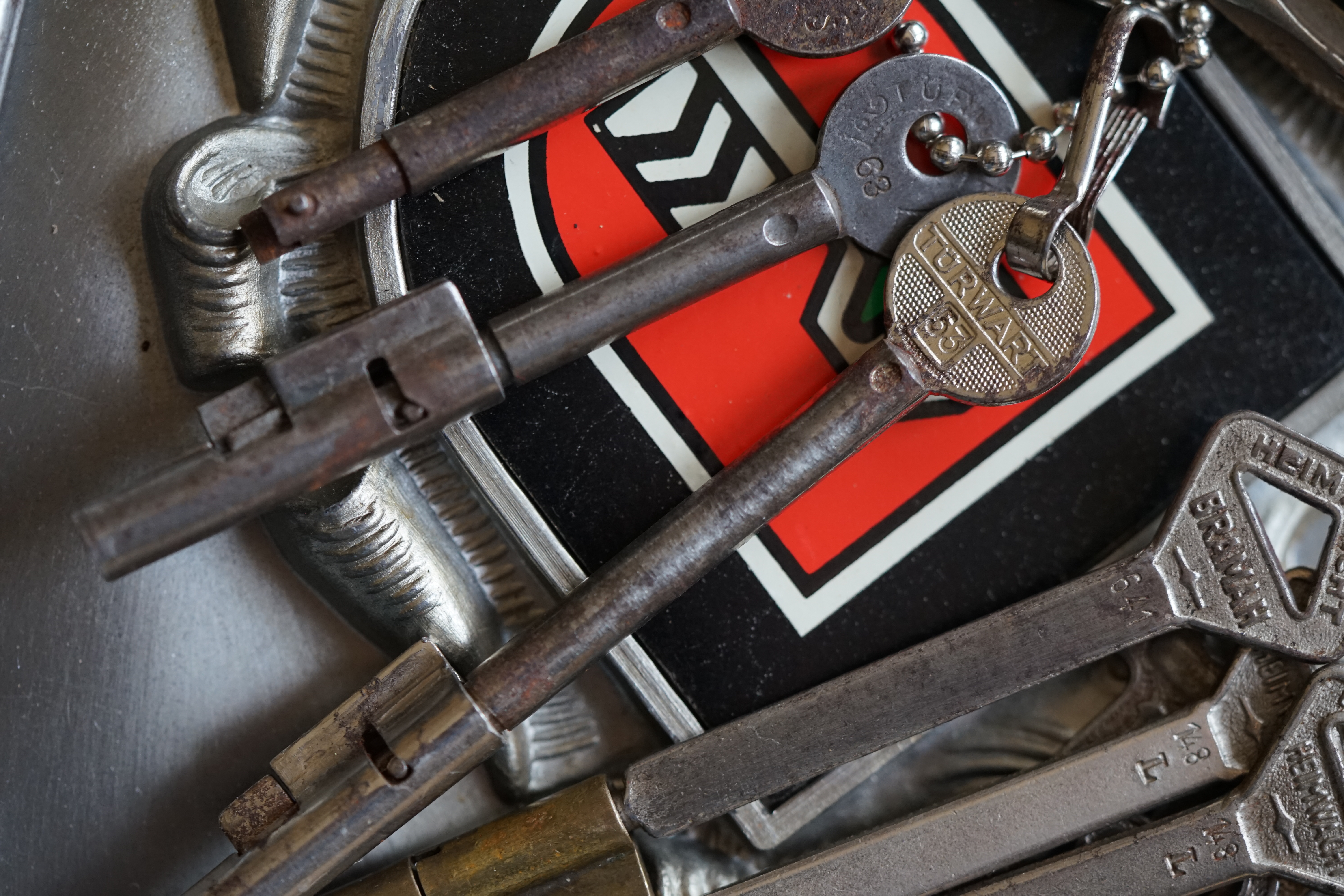 Arthur Bühl, Sympathieträger aus Fuhlsbüttel ( HAM ) betritt das Hasenstübchen. Arthurmeister`s Jukebox spielt: Slow Hand ! Ey Arthurmeister, du alter Sympathieträger: Heute schon gepickt oder was. Heute erst so spät lallt der Scholischek. Der Aufhocker: Prost Helbing ! Der Arkadasch prostet und sabbelt los. Im Hintergrund ist der Objektleiter Hannenberger zu hören: Wie immer. Arthur mein Cousin aus Istanbul ist doch verheiratet mit der Nichte meines Schwippschwager`s und dessen Frau kommt aus Sofia Bulgarien und deren Mann hat eine Schwester und die auch einen Freund und der hat ein Schloss und das ist zu und soll geöffnet werden und wie immer wird Dir ein baugleiches Schloss zum Verbleib in deiner Sammlung zugesandt. Der Einernoch in einem Wort: ABUS. Der Gelenkbusfuzzy, der HSV Ute und BMW Dedl sitzen am Stammtisch. Die Jukebox spielt Ina Müller: Dörp Reggae, au ja Jan Delay. Ute: Stößchen für den HSV. Bouncing Joe Asberry means great NBA. Heike VI lacht: Air Ball. Der Automatenpeter drückt an Arthurmeister`s einarmigen Banditen herum ! Herr Arthur Bühl du Detektiv: Warum gewinne ich immer ? Boogie lallt: ich will auch einen einarmigen Banditen. Heike II will wissen: Wo hast Du denn den einarmigen her ? Das Liebchen flötet: ich will auch immer gewinnen ! Justamente ruft Mr. Smitz vom Playboy, Hollywood, aus seiner Stammkeipe Bunny Hall, im ersten Stock auch Rabbit House, genannt, an. Ey Pornomeister: Is all tutti aposto, what`s going on. I have a Lock for your Lockpicking Sport, you know Pornomaster®. It is an ABUS. No really: A ABUS Padlock. A cutted Modell. Yes orginal from the Company. Yes, ZEUS or ABUS too, yes, yes made in Hong Kong. Stößchen for all, yes, yes Lokalrunde ! you know, yes Käppchen, yes, yes Rotkäppchen. A Bottle from Helbing for the Noagerlzuzler an another Bottle of GabiKo for Scholischek. Yes, yes, for the Einernoch and the buongiorno Eierlikör. The Jukebox plays: T S O P, the top sound of Philadelphia. Die Jukebox im Bunny Hall spielt von der B - Seite Engelbert. Yes, yes, from Vegas. Hilton. America, you know ! Arthurmeister: today is the Keyword: free beer free beer, yes yes, Freibier Freibier, you know. And for the BILD et Uschi greeting`s and stößchen`s. Yes, yes, i have a telefon call with her. She tells me the KI, the chat Gpt from Google the Pornomeister® , you know, beause you are the Präsident from Pornomeister® SARL int. you are tagged with our Präsident Donald Trump. Yes, yes really. With`s the greatest Prädident ! Shure, yes he tells America first. The Jukebox play`s: I Love America. Yes, Yes now listen, yes zuhören, listen you know. I have Kontakte, Connections, you know to Stuttgart. Yes. Patsch Baracks. Yes, and Kelly Baracks too. Yes and we are people from the Hasenstübchen and the Strigoy, yes with the Strigoy and the Droschkendieter we have a Kontakt, yes a telefon call to Mr. Präsident Donald Trump, you know. Buon Giorno ! Trump has as anounced he will fly with his Air Force One to HAM. Yes, Yes, Droschkendieter will him picking up in Fuhlsbüttel. We think inkognito, mayby with Melania. In Arthurmeister`s Jukebox spielt: Schöner fremder Mann ! Schwerti rülpst Prost und F1 Rudi lallt: Schumacher win`s in Austin, Texas. Why Mr. Präsident will visit the Hasenstübchen, your Bunny Hall ? He will make Prosit with the Stammtisch for a Beer and a Frikadelle ! What ? Frikadelle is Burger pur, you know ! Yes shure he will come to ( HAM ) Fuhlsbüttel to the Street Am Hasenberge, you Know, 200 meter`s from Santa Fu away. No, NO, Mr Smitz.us ! Don`t be stupid. We will make with Mr. Präsident Trump a Deal, you know, yes a big Deal with One hundret Prozent Winner Garantie. You know, the einarmiger Bandit in our Hasenstübchen winning every time ! And the Präsident will know the Mystery for every time winning. And we will telling him this Secret and our Lockpicker Stammtisch, you know our Round Table wish for this to make a deal. What you make a deal with Mr. Trump Yes ! What ! Aus Arthurmeister`s Jukebox erklingt: Der alte Wolf, Lupo, you know. Mr. Smitz, not so silly and stupid ! first keine Bier, Wein und Spirituosen Steuern. Keine Tabaksteuern ! I Have Trump twitterd, X, you know, he is from Germany and in Deutschland is kneipensterben, you know rotto ! No bankrotto. And Mr. Trump know`s what party is. Really Mr. Smitz ! And the Stammtischpeople from the Hasenstübchen, the rabbit house, will show him the Magische Dreieck, the mysterie or magic triangle ! What`s that Mr. Arthur Bühl ? First Ritze, second zum goldenen Handschuh, Honka, you know, third Elbschlosskeller. ! You know. Reeperbahn, Yes Sankt Pauli. Yes, this street is called Herbertstraße ! Yes, yes, Herbert is the Schutzpatron from the Bockschein, Yes, yes, der heilige Bim Bam. You must know the deal: we will take our money from the Sparclub, yes from the Sparpig. We make a Kredit and will pay in and around the Kiez - and he make`s TAX free for German Fassbier and Tabak etc. in the Hasenstübchen ! Yes, Dorschkendieter and Dedl drive too. The last fakt is: he has called with the Bild et Friede. Yes, Yes, Mr. Präsident Trump is sorry, because he must going to play Golf. Schade. But we think the Passwort every time Freibier Freibier called is. Parole Emil, oh i see today is the pass word free tax for the Objekt Hasenstübchen. You know Mr. Smitz. Die Jukebox spielt: Joy Flemming - Half Breed ! So, Mr. Smitz, don`t forget the Abus Cut Padlock. Yes, yes, Mr. Smitz and greetings to your Playboy Team in your Bunny Hall. Im Hasenstübchen kocht die Stimmung. Stößchen, Tänzchen ! High Noon ! BMW Dedl meint: sogar 271 km/h. Arthur Bühl, Detektiv aus Hamburg ist Mitglied im Detektiv Verband BUDEG und an die IKD angeschlossen. Als Arthurmeister® erklärt Herr Bühl bei Behörden wie Fedpol, LKA Forensik, das Lockpicking !