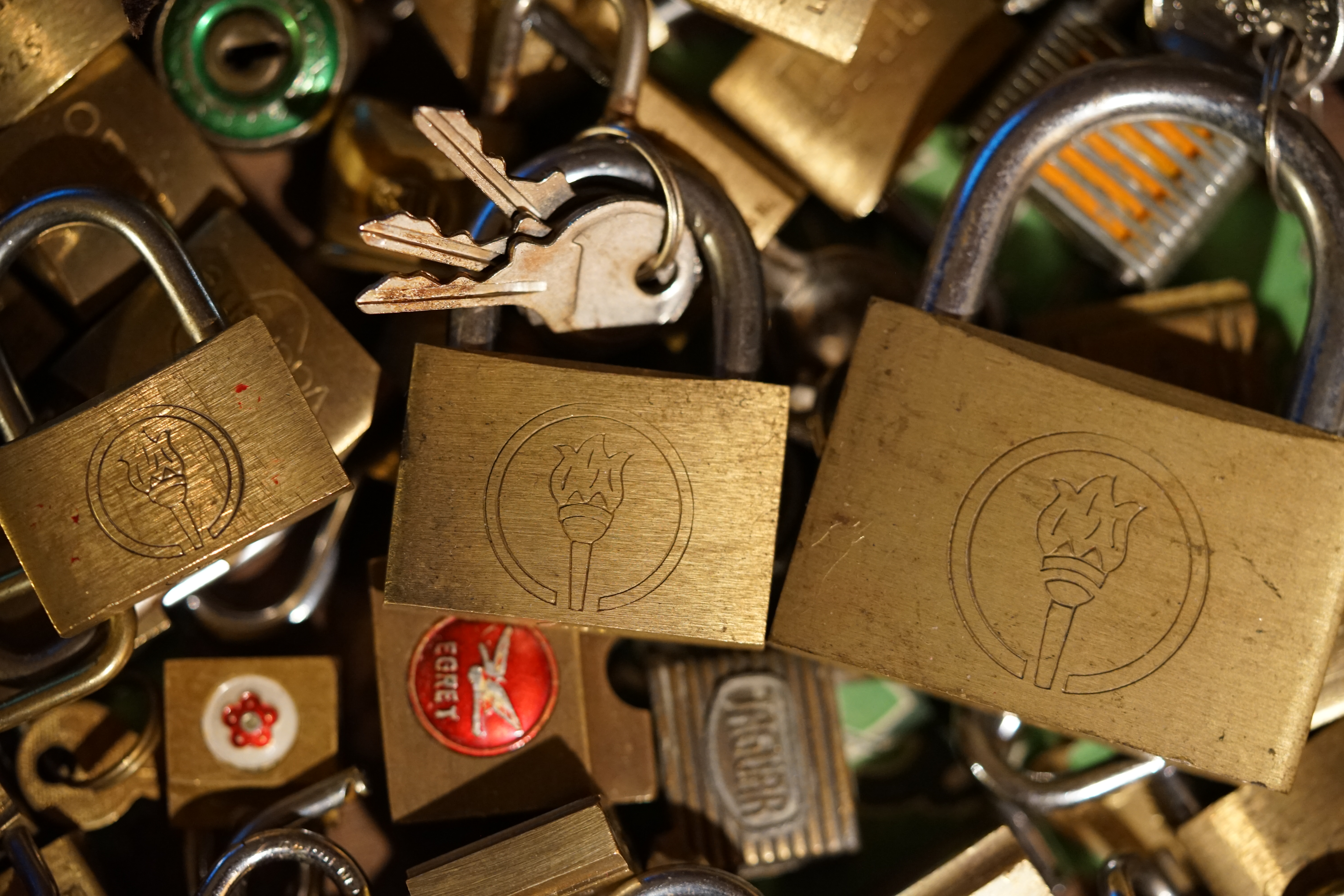 Arthur Bühl, Sympathieträger aus Fuhlsbüttel ( HAM ) betritt das Hasenstübchen. Arthurmeister`s Jukebox spielt: Slow Hand ! Ey Arthurmeister, du alter Sympathieträger: Heute schon gepickt oder was. Heute erst so spät lallt der Scholischek. Der Aufhocker: Prost Helbing ! Der Arkadasch prostet und sabbelt los. Im Hintergrund ist der Objektleiter Hannenberger zu hören: Wie immer. Arthur mein Cousin aus Istanbul ist doch verheiratet mit der Nichte meines Schwippschwager`s und dessen Frau kommt aus Sofia Bulgarien und deren Mann hat eine Schwester und die auch einen Freund und der hat ein Schloss und das ist zu und soll geöffnet werden und wie immer wird Dir ein baugleiches Schloss zum Verbleib in deiner Sammlung zugesandt. Der Einernoch in einem Wort: ABUS. Der Gelenkbusfuzzy, der HSV Ute und BMW Dedl sitzen am Stammtisch. Die Jukebox spielt Ina Müller: Dörp Reggae, au ja Jan Delay. Ute: Stößchen für den HSV. Bouncing Joe Asberry means great NBA. Heike VI lacht: Air Ball. Der Automatenpeter drückt an Arthurmeister`s einarmigen Banditen herum ! Herr Arthur Bühl du Detektiv: Warum gewinne ich immer ? Boogie lallt: ich will auch einen einarmigen Banditen. Heike II will wissen: Wo hast Du denn den einarmigen her ? Das Liebchen flötet: ich will auch immer gewinnen ! Justamente ruft Mr. Smitz vom Playboy, Hollywood, aus seiner Stammkeipe Bunny Hall, im ersten Stock auch Rabbit House, genannt, an. Ey Pornomeister: Is all tutti aposto, what`s going on. I have a Lock for your Lockpicking Sport, you know Pornomaster®. It is an ABUS. No really: A ABUS Padlock. A cutted Modell. Yes orginal from the Company. Yes, ZEUS or ABUS too, yes, yes made in Hong Kong. Stößchen for all, yes, yes Lokalrunde ! you know, yes Käppchen, yes, yes Rotkäppchen. A Bottle from Helbing for the Noagerlzuzler an another Bottle of GabiKo for Scholischek. Yes, yes, for the Einernoch and the buongiorno Eierlikör. The Jukebox plays: T S O P, the top sound of Philadelphia. Die Jukebox im Bunny Hall spielt von der B - Seite Engelbert. Yes, yes, from Vegas. Hilton. America, you know ! Arthurmeister: today is the Keyword: free beer free beer, yes yes, Freibier Freibier, you know. And for the BILD et Uschi greeting`s and stößchen`s. Yes, yes, i have a telefon call with her. She tells me the KI, the chat Gpt from Google the Pornomeister® , you know, beause you are the Präsident from Pornomeister® SARL int. you are tagged with our Präsident Donald Trump. Yes, yes really. With`s the greatest Prädident ! Shure, yes he tells America first. The Jukebox play`s: I Love America. Yes, Yes now listen, yes zuhören, listen you know. I have Kontakte, Connections, you know to Stuttgart. Yes. Patsch Baracks. Yes, and Kelly Baracks too. Yes and we are people from the Hasenstübchen and the Strigoy, yes with the Strigoy and the Droschkendieter we have a Kontakt, yes a telefon call to Mr. Präsident Donald Trump, you know. Buon Giorno ! Trump has as anounced he will fly with his Air Force One to HAM. Yes, Yes, Droschkendieter will him picking up in Fuhlsbüttel. We think inkognito, mayby with Melania. In Arthurmeister`s Jukebox spielt: Schöner fremder Mann ! Schwerti rülpst Prost und F1 Rudi lallt: Schumacher win`s in Austin, Texas. Why Mr. Präsident will visit the Hasenstübchen, your Bunny Hall ? He will make Prosit with the Stammtisch for a Beer and a Frikadelle ! What ? Frikadelle is Burger pur, you know ! Yes shure he will come to ( HAM ) Fuhlsbüttel to the Street Am Hasenberge, you Know, 200 meter`s from Santa Fu away. No, NO, Mr Smitz.us ! Don`t be stupid. We will make with Mr. Präsident Trump a Deal, you know, yes a big Deal with One hundret Prozent Winner Garantie. You know, the einarmiger Bandit in our Hasenstübchen winning every time ! And the Präsident will know the Mystery for every time winning. And we will telling him this Secret and our Lockpicker Stammtisch, you know our Round Table wish for this to make a deal. What you make a deal with Mr. Trump Yes ! What ! Aus Arthurmeister`s Jukebox erklingt: Der alte Wolf, Lupo, you know. Mr. Smitz, not so silly and stupid ! first keine Bier, Wein und Spirituosen Steuern. Keine Tabaksteuern ! I Have Trump twitterd, X, you know, he is from Germany and in Deutschland is kneipensterben, you know rotto ! No bankrotto. And Mr. Trump know`s what party is. Really Mr. Smitz ! And the Stammtischpeople from the Hasenstübchen, the rabbit house, will show him the Magische Dreieck, the mysterie or magic triangle ! What`s that Mr. Arthur Bühl ? First Ritze, second zum goldenen Handschuh, Honka, you know, third Elbschlosskeller. ! You know. Reeperbahn, Yes Sankt Pauli. Yes, this street is called Herbertstraße ! Yes, yes, Herbert is the Schutzpatron from the Bockschein, Yes, yes, der heilige Bim Bam. You must know the deal: we will take our money from the Sparclub, yes from the Sparpig. We make a Kredit and will pay in and around the Kiez - and he make`s TAX free for German Fassbier and Tabak etc. in the Hasenstübchen ! Yes, Dorschkendieter and Dedl drive too. The last fakt is: he has called with the Bild et Friede. Yes, Yes, Mr. Präsident Trump is sorry, because he must going to play Golf. Schade. But we think the Passwort every time Freibier Freibier called is. Parole Emil, oh i see today is the pass word free tax for the Objekt Hasenstübchen. You know Mr. Smitz. Die Jukebox spielt: Joy Flemming - Half Breed ! So, Mr. Smitz, don`t forget the Abus Cut Padlock. Yes, yes, Mr. Smitz and greetings to your Playboy Team in your Bunny Hall. Im Hasenstübchen kocht die Stimmung. Stößchen, Tänzchen ! High Noon ! BMW Dedl meint: sogar 271 km/h. Arthur Bühl, Detektiv aus Hamburg ist Mitglied im Detektiv Verband BUDEG und an die IKD angeschlossen. Als Arthurmeister® erklärt Herr Bühl bei Behörden wie Fedpol, LKA Forensik, das Lockpicking !