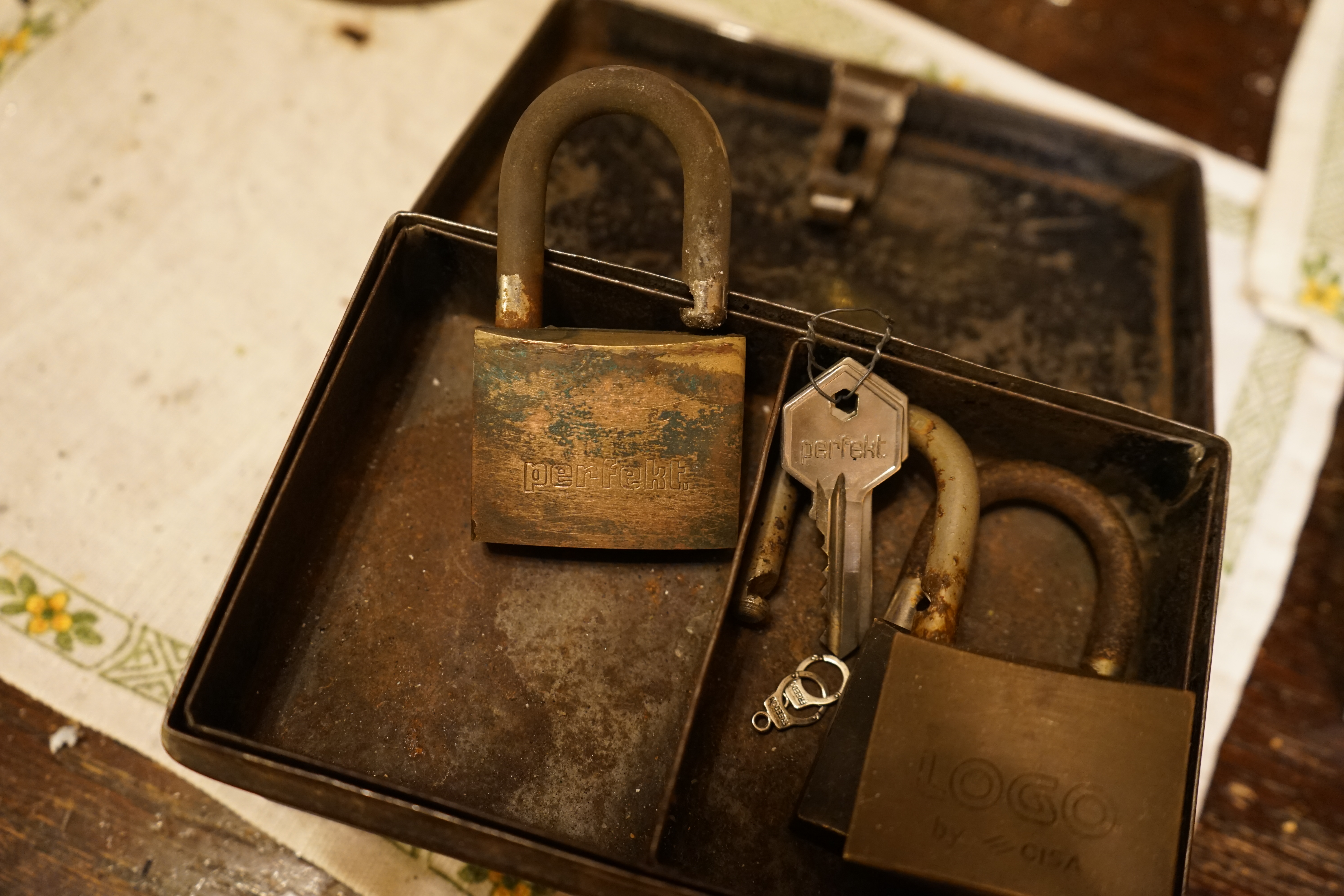 10.30 Uhr, High Noon im Hasenstübchen. Herr Arthur A. Bühl betritt das Hasenstübchen. Alle sind da. Martina, Heike II, Bouncing Joe Asberry und Schwerti sitzen am Stammtisch. Moin Arthurmeister, du alter einarmiger ®. Am Tresen sitzen Brilli - Ralf, Behördenmanni, Roswitha von Freitag, noch, Schneiderheinze und Schlosserklaus mit Heike I, Formel 1 Rudi, Boogie, Sir Waschi und der Gelenkbusfuzzy. Ganz hinten im Eck sitzen noch der HSV Ute, BMW Dedl und der Malermeister " Och ". Am Nebentisch stehen der Nachläufer, der Noagerlzuzzler, der Scholischek, der Stasi Meier mit seinem Freund Strigoy. Aus dem Hinterzimmer sind der Zigeunerschorsch, Giovanni, Lupo der alte Schmierlappen, Pino Frank, Maxam, auch ein deutscher Meister im Lockpicking, Ingo der Wirt von der Oberalster und Sammy der Wirt aus dem Dithmarscher, Schlüsselmichi und der Tschi, lautstark zu hören. In Arthurmeister`s Jukebox spielt " Slow Hand " von den Pointer Sisters. Hannenberger fragt: wie immer ! Arkadasch kommt vom Pissoir und schreit: Arthurmeister, du alter Sympathieträger und Aufmacher, mein alter Freund: wo hast Du denn den einarmigen ® her ? Sag es mir schnell ! Der Automatenpeter gibt eine Lokalrunde nach der anderen ! Er hat am einarmigen Banditen ® gewonnen und jetzt eine Glückssträhne ! Ich will auch solch ein Glück haben. Der ist vom Automaten nicht weg zu kriegen. Aber er solange einen ausgibt ! Den hatte ich noch vom Kujau stehen. Den zweiten einarmigen Banditen ® habe ich zu Mr. Smitz nach Beverly Hill`s, Hollywood, U.S.A. via Luftfracht in deren Bunny Hall liefern lassen. Das hat der Droschkendieter mit seinem Taxi bewerkstelligt. Prost, Stößchen, Salute ! Automatenpeter schreit lallend: Helbing für alle ! Das Hasenstübchen bebt. Sektchen, Stößchen, Prosit und Trallala ! Arthurmeister`s Jukebox spielt Dance Monkey. Der Hannenberger hat sich Heike I in Sachen Logistik Getränke nachlegen, hinter den Tresen geholt. Automatenpeter sitzt immer noch vor dem einarmigen Banditen ® und schreit: Glückssträhne ! Helbing für alle. Hannenberger läßt die Sektkorken knallen. Käppchen ! Die Jukebox spielt sheila B. Devotion, Spacer. Giovanni will aber Gianna Nannini hören. Mittlerweile sind Silkie, Marion und Ingrid hereinspatziert. Damengedeck und Ponyrunde ! Automatenpeter schreit: Helbing für alle ! Plötzlich tut es einen Schlag: Automatenpeter ist mitsamt seiner Helbingflasche vom Hocker auf den Hinterkopf geflogen. Hannenberger, der Objektleiter versucht zu helfen. Sofort geht ein Gerangel los: Der Strigoy, der Noagerlzuzzler und der Nachläufer schubsen sich gegenseitig weg. Automatenpeter stöhnt " Helbing ", versucht auf zu stehen. Alle drei wollen an den einarmigen ®. Da kommt Pelle Pelz von hinten und schreit: Bielefeld, Bier bestellt, Bielefeld, Bier bestellt, schnappt sich den Hocker und schafft es mit einer schlanken Drehung an den Banditen ®. Bielefeld, Bier bestellt. Ich will auch mal gewinnen. Arthurmeister`s Jukebox spielt lautstark sexy von French Affair. Be my lover, be my inspiration. You are so sexy, sex sex sexy, physical und logical temtation. No, no, no higher, higher, Bayby higher. Der Hannenberger und Heike I kommen mit dem nachschenken kaum nach. Jetzt hilft Niekole beim Abwasch. Angela hilft auch. Sammy vom Dithmarscher leert die Aschenbecher. Ingo kotzt in den Schirmständer. Das Hasenstübchen bebt. Schwerti der alte Versicherungsmathematiker aus der City Nord schreit: HMI, wir bezahlen nie ! ERGO heißen wir heute und bescheißen weiter die Leute. Sein Hocker wackelt bedenklich. Formel 1 Rudi krallt sich am Tresen fest. Der einarmige ® blinkt und Pelle gewinnt. HMI, wir bezahlen nie ! ERGO heißen wir heute und bekotzen die Leute ! Pelle schreit: Bielefeld, Bier bestellt. Der Rotamint, der blinkt. Rudi lallt: Scott Speed ! Die Ponyrunde macht Stößchen und Käppchen ! Arkadasch drückt sich an den Stammtisch und fängt ungefragt zu labern an: Arthurmeister, mein Schwippschwager hat eine Schwester und deren Freunds Cousin 2 ten Grades hat mir diesen Profilzylinder von Kale Kilit aus Istanbul mitgebracht. Kannst Du den zerstörungsfrei öffnen ? Der hat nämlich einen Wendeschlüssel wie Keso oder Kaba ! Arthurmeister spricht: Wie immer ! wenn der Schließzylinder von mir geöffnet wird, bleibt er hier am Stammtischaschenbecher ! Arkadasch murmelt. Arthurmeister entnimmt seinem Pick Set seinen deutschen Meister Taster und einen Spanner. Ruck Zuck ist das wehrlose Schloss geöffnet und liegt jetzt zerstörungsfrei auf dem Stammtisch. Arfthurmeister jells: OPEN ! Giovanni meint: aperto. Tschi schreit Ouzo. Bielefeld schreit: Helbing. Pelles Hocker beginnt bedenklich zu wackeln. Schwerti fängt wieder an zu pöbeln: HMI, wir bezahlen nie ! ERGO heißen wir heute und machen weiter fette Beute. Helbing für alle. Stößchen und Prosit. Joe, hier herscht auch heute Bouncing Verbot. Wir sind hier nicht in der NBA. Airball wirfst du zu Hause ! Giovanni hat sich durchgesetzt. Gianna Nannini dröhnt aus der Jukebox und zeigt ihre Titten. Tja, im Hasenstübchen achtet der Hannenberger auf 3 D. Justamente ruft Mr. Smitz aus dem Bunny Hall, Beverly Hills, Hollywood im Hasenstübchen am Hasenberge, an. Hannenberger ruft: Arthurmeister ! Mr. Smitz für dich am Telefon. High Noon Mr. Smitz, are you on party ? Yes, Yes, Arthurmeister. The einarmiger Bandit ®, the Slotmachine is arrived in our Rabbit House. All the Peoble will play the one armed ! What a fun. They are winning sempre. Fun, Fun ! What`s about with the Helbing Brother`s ? Oh, Mr. Smitz, there are a little drunk. What`s about the BILD et Uschi ? Uschi is on Reporter Tour on the Reeperbahn, the Kiez, you know ! I think Droschkendieter bring`s her later in the Hasenstübchen. He has tell, he will play the einarmiger ®. Uschi will have a Glücksträhne. What is Glücksträhne ? If you are winning sempre. The Jukebox is playing: Fading. Yes Mr. Smitz, i have the einarmiger Bandit ® patented by the Gouverment DPMA registerd ! Yes, Yes, for Arthur Bühl, President Pornomeister S.A.R.L. Im Hintergrund ist ein umkippender Barhocker und ein schreiender Pelle zu hören. Helbing, Freibier, Freibier ! Das Gerangel wer am einarmigen ® spielen darf geht von vorne los. Jetzt läßt Schneiderheinze die Glocken läuten. Käppchen, Stößchen, Prösterchen ! Im Hasenstübchen wird getanzt: Dance Monkey ertönt erneut. Pronto ! So Mr. Smitz: Good luck with the einarmiger ® and have a great winning time. And take greating to Harvey and to your President. No Mr. Smitz, I haven`t time, hier is party. Ende des Telefonats ! Das Hasenstübchen feiert. In der Jukebox erklingt: Haindling, Du Depp ! Fortsetzung folgt. Fandom Wiki Arthur A. Bühl, Detektiv aus Hamburg, Profilbild, Lockpicking, Danke Dr. Ulrich Morgenrot, Velbert, Schlüsselregion, Schlüsselfest in Velbert, Forum Niederberg, Schlossmuseum, Schlüsselfest, Schlossherz, Hans Schell Collection, Martina Pall, Graz, Austria, Park Hotel, Brauhaus, BKS, Heiligenhaus, Wilka Schließtechnik, Silca, IHK, KFV, Errebi, Beschlag, Hersteller, ABUS, Arthur Bühl, Arthurmeister ®, Schlosssammler, Bühl Wappen, Bühl Flagge, Bühl Urkunde Patent, BKS, Arthur Meister, Porno Meister, Wernèry, Profilzylinder, Juke Box Arthurmeister You Tube, Buehl Logo, Cutaway Cilinder, Pfaffenhain, Demonstration Lockpicking, Schliesszylinder, Holland, Toool, Rohlinge zur Impression, zerstörungsfrei ohne Schlüssel, Schlüsseldienst, Soultrain, Philysound, TSOP, Es fährt ein Zug nach nirgendwo ! Arthur Bühl.de, Sicherheit, Performance Künstler. TILT, Flipper, einarmiger Bandit, Bally Wulff, Rotamint, Mad Monkey - Slot Machine, Spielautomat Merkur, Casino, Monte Carlo, Jackpot, Merkur Sonne, Jubilee, ROL-A-TOP, Old slot machine, Love Meter, Jet play, Looping the Loop Fürst, Münzschleuder, Astoria, Orakel Automat, Multi, Super Multi, Booster, Toool Lockpicking, Australia, E - Bay, Mein E - Bay, Uliton, Profilzylinder, ABUS, Bremicker und Söhne, Vorhängeschloss, Vorhängeschlösser, Vorhangschloss, Einbausicherung Korf, Raucher, Jesusmaster, Hasenstübchen, bunter Nachmittag, SEO Geister, Web Tüv, Jägermeister, Bild et Uschi, Doublebrain, Präsident, KI Tüv, Stasi, DDR, Himmelsschlüssel, Urkunde, Katalog Stasi, Signatur Bühl, Token, Amerikaner, fälschungssicher, Sicherheitstechnik, DOM, Muster, Kneipe, Eckkneipe, Gastwirtschaft, Wirtschaft, Portacenere, Musterspuren, Tresor, Jord Knaap, Tresoröffnung zerstörungsfrei, KJS, Schlossherz, Lockpickerherz, Pornomeister, Lockpicking Herz, Notöffnung beim Bunten Nachmittag, Arthur Bühl und die Jukebox im Hasenstübchen, einarmiger Bandit, Merkur, Sonne, Nachtjäger, 08 15, Der Goldene Schuss, Ali Baba und die Wunderschlösser, Wunderino, Padlock Collector, Rotalok, Protector junior, Bühl, Art, Kunst, Künstler, Kataloge, BÜHL, Kunstwerke Deutschland, Kunstprojekt Artothek, Arte, Meisterarte, Artworks, Conny Veit, Zwetschgenstadt Bühl, Tipico Games, Casino, online, Spielothek, Slotmagie, Susi Live, Gutscheincode, Erwin, Freispiele, Novolino, FSK ab 18, Gewinnerlos, 0800 ruf nicht an, Spielautomatenwelt, Rock Ola, Wurlitzer, Seeburg, Bluray, Stingray.