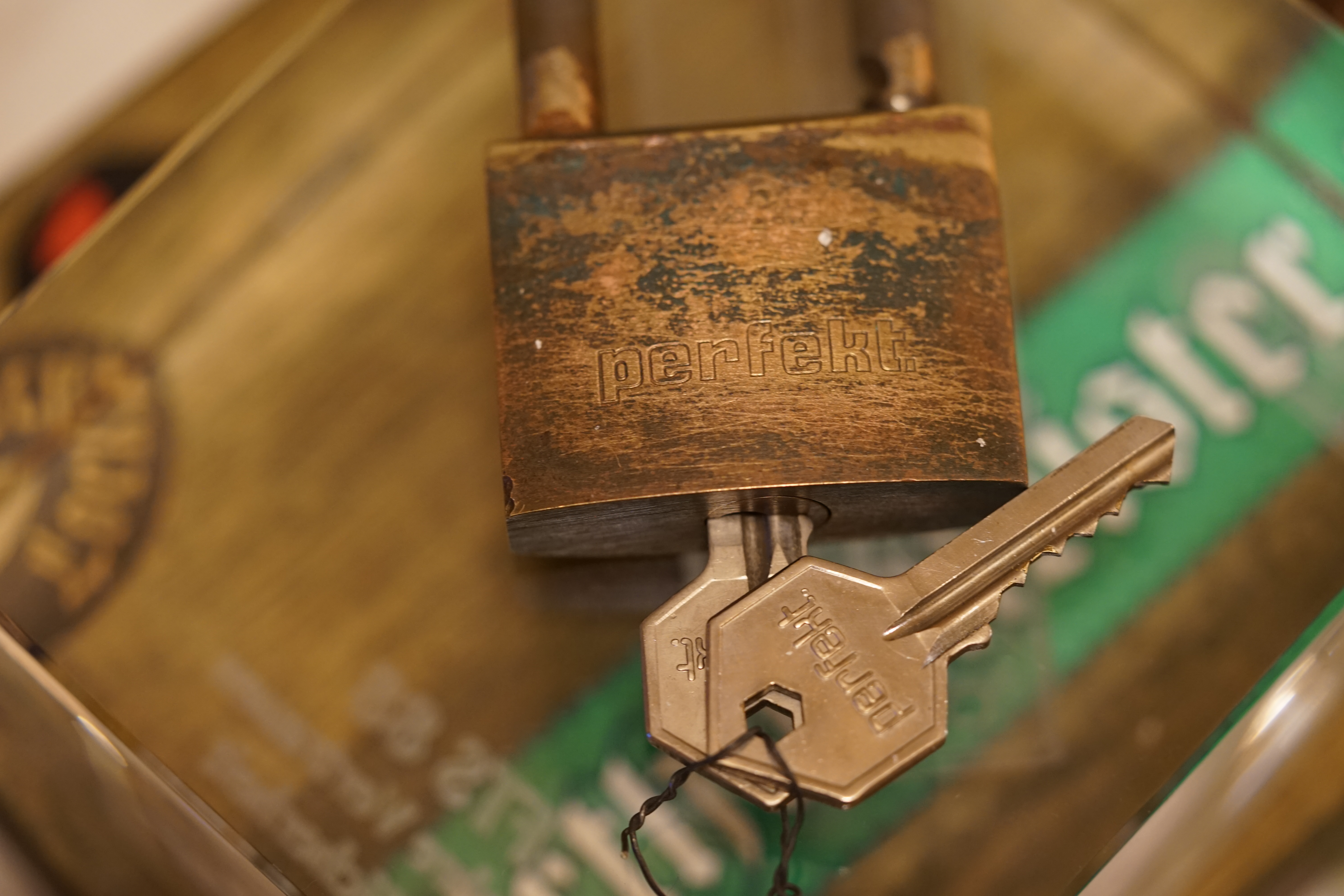 Bühl. Arthur Andreas Bühl. Hier ist die rasende Uschi von der Bild et und schreibt mit der neuen KI Arthurmeister den neuen SEO Text für 2026, denn die SEO GEISTER werden von Google gerufen. Der Sympathieträger ist in Stuttgart, Baden - Württemberg geboren. Der Detektiv lebt in HAM, ist im Dienste der Wahrheitsfindung unterwegs, BUDEG. H1 Text der SEO schreibt: Hamburger knackte 1000 ( tausend ) Schlösser, Bild Zeitung, Performancekünstler, Xing, Arthurmeister `s Jukebox im Hasenstuebchen, You Tube, Slow Hand - Pointer Sisters, Joy Flemming. 𝔄𝔯𝔱𝔥𝔲𝔯 𝔅ü𝔥𝔩, 𝔄𝔯𝔱𝔥𝔲𝔯𝔪𝔢𝔦𝔰𝔱𝔢𝔯® VereinsWiki / Fandom, Arthur Bühl. Bühl, Arthur, Jahrgang 1961, Made in Germany, Detektiv or Private Investigator, Performancekünstler und Lockpicker aus Hamburg erzählt in seinem Leporello wahre Geschichten aus dem Hasenstuebchen, Bunny Hall, Stammtisch, Fuhlsbüttel. Kaba Days Im Europa Park Rust: Unternehmensschutz im Fokus, dorma kaba, Deutschland, praktische Vorführung von Arthur Buehl, Sportsfreunde. Koksa Vereinsauflösung taz Ein bisschen Ruhe bitte ! Arthur Bühl, der Weltbeste aus Stuttgart mit Wohnsitz im Lockpickermekka Hamburg ist auch Deutscher Meister. slideplayer: but Jesus is the only Masterwho can unlock the human soul. But there is another obvious difference between Arthurmeister and the " Jesusmeister " that connects today´s story to our lives. The tools that Arthur Bühl collected are mostly from the Stasi. Schlossherz, Lockpickererz, Pornomeister, Bühl Fahne, Bühl Wappen, UHU Linkedin Arthur Bühl, Arthurmeister, Präsident, Performance, Bundesverband für Detektive und Ermittler, Budeg. Arthur Andreas Bühl, EverybodyWiki Bios&Wiki, 27.03.61,Stuttgart, auch unter dem Pseudonym Arthurmeister bekannt, ist mehrfacher Deutscher Meister im Lockpicking. Koksa.Org Vereinsauflösung, Arthur Bühl, Arthurmeister, Tagesordnung, Mitgliederversammlung Arthurmeister`s Jukebox im Hasenstübchen by You Tube arthurmeister007, Schloßöffnung. Arthurbuehl@Arthurbuehl, X, Erfreulich ! Schlossindustrie und Elite rücken zusammen ! Verein, Sportsfreunde, Arthur Bühl, Erfahrung. FAZ.net Freizeit: Lockpickern bleibt nichts verschlossen - Doch der Beste der Besten hat alle schon besiegt: Der 42 jährige Kaufmann sitzt in Trachtenkleidung vor einer verrosteten alten Kiste. Preview Jesusmeister Homileticsonline, At the Dutsch open Lock Picking Championship, Arthur Bühl emerged as the champion. No one picks locks as well as he does. Arthurmeister Phila-Locksmith Arthur Bühl Lock Picking Legend, Mr. Bühl, tool, nl, Sneek. Unter Knackern, jungle.world. Welt.de Die Kunst Sclösser ohne Schlüssel zu öffnen, Vereins-Mitbegründer und Vize Präsident trägt seine Leidenschaft schon auf der Krawatte: Sie ist blau mit gelben Schlüsseln drauf. The Master Touch: Lockpicker in the world Arthur Bühl. He`s this six-seven German private Investigator. He has this. The international Competition Whre Master Lock-Pickers… Arthur Bühl, the Dutsch Open Lock-picking champion. Charles Graeber … Arthurmeister standing above them all, with a beer stein in one hand and a cigarette in …. Wired.com Securitylaboratories.org, Arthur Bühl. Phila-locksmith.com - Arthur Bühl Lock Picking Legend, can see intimidating man. Toool, LockCon. Arthurmeister. Hailing from Hamburg, he is among a legion of German lock picker who have estabished their country as one of the top producers of master lock pickers. Slate.com Lock Picking: a arte de arrombar cadeados - Nascido em Hamburgo, o alemao Arthur Bühl é provavelmente um dos nomes mais conhecidos do submundo do lock picking. Conhecido nesse Círculo… Sportsfreunde Slik hacka vi i Norge pa 90-tallet Arthur Bühl PlusPedia, Arthur Andreas Bühl, Legend taz.de Ein bisschen Ruhe bitte Arthur Bühl, der Weltbeste aus Stuttgart mit Wohnsitz im Lockpickermekka Hamburg .. Telefonbuch, Meisterschaften. Jungle.World - Da hat auch Arthur Bühl, genannt " Arthurmeister ", durchaus Chancen auf weitere Titel für seine große Sammlung. " Scheiße ", brüllt der aus … The Lock Busters, Charles Graeber, Schließzylinder, Lock Picking, metallpinnen. Spiegel, Lockpicker: Die schnellsten Schlossknacker Deutschlands. Arthur Meister Bühl, Arthurmeister, ist amtierender Deutscher Meister der Lockpicker. Sein Hobby: Schlösser öffnen - ohne Schlüssel natürlich. media.ccc.de Schlossöffnung bei der Staatssicherheit der DDR ArthurMeister erläutert das operative Vorgehen und die speziellen Werkzeuge zur Schlossöffnung, die von der Staatssicherheit der DDR ……. Flickr Arthurmeister / Oberalster VfW Meisterschaft, Ina Müller, Lockpicking Meister Arthur Picktools.de FoeBud.org Schloß-Öffnen ArthurMeister aus Hamburg, erläutert, wie die Staatssicherheit…. Vortrag Bielefeld. Schlösser knacken: So einfach geht es!!! Gemäß Arthur Meister legt der Verein großen Wert auf den selbstauferlegten Kodex, der sich so… ZDF Lockpicking Reportage Boston Magazine.com The joy Lock Club The Arthurmeister was one of the top lock pickers in the world, and Towne was just a kid,but to everyone`s surprise - most especially to… Lock Picking 101 toool.us live I did vote arthurmeister when i first saw the site bevor the discussion on it startet but only……. Zieh-Fix, E-Pick. Public Domain 147 Schloß-Öffnen ArthurMeister Bühl aus Hamburg, Gründungsmitglied…. Impressioning games Jos and Arthurmeister KOKSA Vereinsauflösung, Elite rückt zusammen. Aufsperrstunde ArthurMeister, ein Riesenkerl mit süddeutschem Akzent…. blogs.com Jesus, the Lock-Picker! - HOMILETICS - That might be a bit much, but nonetheless they call him the Arthurmeister! and then ther`s the JesusMaster, or Meister, if you will. if you….. Citywide RFID Master Arthurmeister Dezember / 2012 / SSDev Arthurmeister, Workshop, Barry Wels Herr Bühl sagt Danke ! xn-Arthur-bhl-heb.de Arthur Bühl, Detektiv aus Hamburg, Buehl, Siegel. Lockpickerherz.de Pornomeister.de Schlossherz.de Arthurmeister.de Linkedin Arthur Andreas Bühl ( Arthurmeister ) - Präsident - Von rechts nach links, Glück bringt`s. X. Linkedin, Detektiv aus Hamburg Acclaimed Lock Picker Explain the Art of Competive Locksport, Schyler Towne, Youtube, Arthurmeister, Gadget Hack. Key Cutting. Master Lock. Datenschleuder. Boston. Jägermeister. Demonstration not for Sale, Muster ohne Wert. Joe Asberry, Bouncing Joe. Angezettelt vom Fanclub. Radio-Eriwan.de Bildbeschreibung, Modula, SEO. Sympathietraeger. Im Prinzip ja, aber…. der Detektiv sei der Gärtner. Bunny Hall, B - Seite Jukebox. Schwarz, rot, gold. Bild Zeitung: Herr der tausend Schlösser. Zeiträuber. Streng vertraulich ! Fandom ! Boston. ABUS, Lock, security. Schlösser und Tresore von Ed Willis, The National Locksmith® - Guide to Modern Safe Locks by Mark Bates Tobias Locks, Safes and Security Markenanmeldung-Pornomeister-®-Praesident-Arthur-Buehl.jpeg Arthur-Buehl-Germany-Wappen-Arthurmeister007@gmail.com-Detektiv-Babyboomer-Sympathietraeger.png 𝔄𝔯𝔱𝔥𝔲𝔯-𝔅ue𝔥𝔩-Wappen-𝔄𝔯𝔱𝔥𝔲𝔯𝔪𝔢𝔦𝔰𝔱𝔢𝔯-®-Von-rechts-nach-links-Glueck-bringts-♥.gif 𝔄𝔯𝔱𝔥𝔲𝔯-𝔅ue𝔥𝔩-𝔄𝔯𝔱𝔥𝔲𝔯𝔪𝔢𝔦𝔰𝔱𝔢𝔯®-Arthur-Buehl-WebTuev®-ges.-gesch.-Die-E-Mail-lautet-Webtuev@WebTuev.de.png Arthur-A.-Buehl-Detektiv-aus-Hamburg-Arthurmeister®-Vitrine-Cut-Lock-veroeffentlicht-Xing-Linkedin-Facebook-Twitter-X.jpg Carsten Jasner, MUT PROBEN ! Das Leben ist tödlich. Aber es muß nicht sterbenslangweilig sein. In diesem Buch werde ich ab Seite 139 in dem Kapitel: Mut zur Lücke, Loch im Tresor. Todsichere Systeme und wie man sie knackt wie folgt beschrieben: Ein Mann mit Pferdeschwanz sitzt hoch konzentriert am Werktisch. Sein Blick ist ins Nichts gerichtet. Für das was er tut, braucht er seine Augen nicht, er sieht mit dem kleinen Stahlhaken zwischen seinen großen Fingern, mit denen er sich einen Weg in das Schicherheitsschloss bahnt. Er gleitet in die ölige Innenwelt, ertastet Wände, Widerstände, Ausbuchtungen. Er fühlt schließlich die genaue Position der Stifte, rastet einen nach dem anderen ein. Diese Momente, sagt der Zweimeter mann, seien " Vorboten zum Orgasmus " ! Arthur Bühl, von seinen zahlreichen Bewunderern " ARTHURMEISTER " genannt, ist einer der Besten bei den Sportsfreunden der Sperrtechnik, einem Verein in dem sich bundesweit rund fünfzehnhundert Mitglieder in sechzehn Ortsgruppen treffen, um in ihrer Freizeit Schlösser zu knacken. Ins Leben gerufen hat den Verein Arthur Bühl und sein Freund Steffen Wernèry, ein Mitbegründer des Caos Computer Club. Digital hacken oder analog knacken - für Wernèry gibt es da keinen Unterschied. Hier wie da treibt ihn der rebellische Reiz, Lücken im System zu finden, die Verkäufer als todsicher preisen. " Doch sicher ist nur, daß alles aufgeht " ! Dafür sort die Lust, die jeder kennt: Schatzkammern zu betreten, Geheimnisse zu entschlüsseln, Widerstände zu überwinden, Verbotenes zu tun, sich Zugang zu veerbogenen Ecken und Winkeln zu verschaffen. Die " Sportsfreunde " treibt diese Lust seit ihrer Kindheit um. Wernèry bog mit zwölf Jahren seinen ersten Dietrich aus einem Kleiderbügel und sperrte seine Lehrer ein. Der kleine Arthur bekam eine Ahnung von seinem Talent, als es ihm gelang, die Spardose schlüssel - und zerstörungsfrei zu entriegeln. Heute triumphiert er als mehrfacher Deutscher Meister im sogenannten Lockpicking, dem Öffnen von Schlössern unter Wettkampfbedingungen. Immerhin siebenundsechzig Jahre lang war das erste Sicherheitschloss der Welt tatsächlich ein Sicherheitsschloss. Der englische Tüftler Joseph Bramah, der so nützliche Dinge erfand wie eine Banknoten - Nummeriermaschine und eine Zapfanlage, die heute noch in britischen Pubs Bier in Gläser sprotzt, ersann 1784 ein Zylinderschloss, daß als unbezwigbar galt - bis 1851 ein professioneller Knacker nach sechzehn Tagen engagierten Stocherns das Ding öffnete. Dieser Akt war ein Schlüsselerlebnis in der Beziehung zwischen Mensch und Mechanik. Ein Sieg der lebendigen Sinne über ein sprödes System - zu einer Zeit, da die Gesellschaft sich dem stampfenden Rhythmus der Industrialisierung unterwarf und der Glaube an das Heil der Technik verdrängte. Lockpicking wurde zu einem populären Sport, der Helden schuf. In den dreißiger Jahren des 20. Jahrhunderts etwa gelangte ein Prister zu Weltruhm, weil er reihenweise sowohl als einbruchsicher gepriesene Tresore als auch " ausbruchsichere " Gefängnisschlösser entriegelte. " Der schwerste Schrank hat seine Schwächen, er läßt sich ohne Müh erbrechen " ! - diese alte Panzerknacker Weisheit hat nach wie vor Gültigkeit; sie hängt über den Köpfen der Hamburger Lockpicker. Arthurmeister braucht für handelsübliche Stiftschlösser, die fast jede Wohnungstür zieren, zwischen zehn Sekunden und fünf Minuten, je nach Hersteller. Bohrmuldenschlösser, die bei der Deutschen Post, auf Flughäfen und in Atomkraftwerken verwendet werden, sind vor ihm ebenso wenig sicher. Er nutzt dabei mechanische Ungenauigkeiten, winzige Spielräume, die sich bei der Herstellung nicht vermeiden lassen und zehnmal dünner sind als ein Haar. Ein paar Mal klickt es, der Meister dreht den Zylinder, streicht seine Haare zurück, steckt sich eine Zigarette an. " Tja " sagt er, " und wenn man dann das Schloss aufkriegt - das ist ein geiles Gefühl ! " Ich habe dann später den Jasner in Berlin angerufen. Bei dem Telefonat kam lediglich heraus er wüßte von dem Interview nichts mehr und wolle auch nichts mehr wissen. Da habe ich noch bemerkt, er hätte auf dem Lockpicking " Bunten Nachmittag " nicht so nerven brauchen, wenn er dann doch so einiges durch den " Tüddel " kriegt. Taged mit: Spiel nicht mit den Schmuddelkindern ! Verzwetschget mit: Bühl Arthur, Bühl Wappen, Bühl Fahne, Bühl Urkunde, Bühl Patent, Bühl achteck, Zwetschgenhengst, Zwetschgenfest, Meister Arthur, Bühler Zwetschge Arthur Andreas Bühl, Detektiv, Privatdetektiv, Hamburg,Germany, Siegel Ring. Legoland Billund SEO neu: Lockpicker im Einsatz, ASSA ABLOY. Lockpicker Herz patented by Arthur Bühl, Detektiv aus Hamburg öffnet zerstörungsfrei Assa Abloy. Kanaken, sägen, Künstlerin knackt Liebesschlösser, Jesus Master, Jesusmeister. Arthurmeister007@gmail.com Arthurmeister-Mastertouch@Arthurmeister-Mastertouch.de Arthurmeister-Slowhand@Arthurmeister-Slowhand.de ArthurBuehl@ArthurBuehl.de Arthurmeister@Arthurmeister.de Pornomeister@Pornomeister.de Schlossherz@Schlossherz.de Lockpickerherz@Lockpickerherz.de Mr.Smitz@Mr.Smitz.us Sympathietraeger@Sympathietraeger.com Arthur-Buehl@Arthur-Buehl.de Unzenziert@Unzenziert.de Hasenstuebchen@Hasenstuebchen.de Cartomanze@Cartomanze.de Martinameisterin@Martinameisterin.de Seogeister@Seogeister.de Seo-Geister@Seo-Geister.de Scholischek@Scholischek.de Web-Tuev@Web-Tuev.de Webseitentuev@Webseitentuev.de Zwetschgenhengst@Zwetschgenhengst.de Tresorherz@Tresorherz.de Legal1001@Legal1001.de Meisterkatze@Meisterkatze.de Endlich-Raucher@Endlich-Raucher.de EndlichRaucher@EndlichRaucher.de DoubleBrain@DoubleBrain.de Rappermeister@Rappermeister.de meisterArte@meisterArte.de Der-Aufmacher@Der-Aufmacher.de The-Opener@The-Opener.de Geiler-Schwanz@Geiler-Schwanz.de GeileVotze@GeileVotze.de ArthurAndreasBuehl@ArthurAndreasBuehl.de Arthur-Andreas-Buehl@Arthur-Andreas-Buehl.de Katzenveit@Katzenveit.de Schlosstaster@Schlosstaster.de Schnellauf@Schnellauf.de Securator@Securator.org Raucherherz@Raucherherz.de Leporello@Leporello.us Frauenwirt@Frauenwirt.de